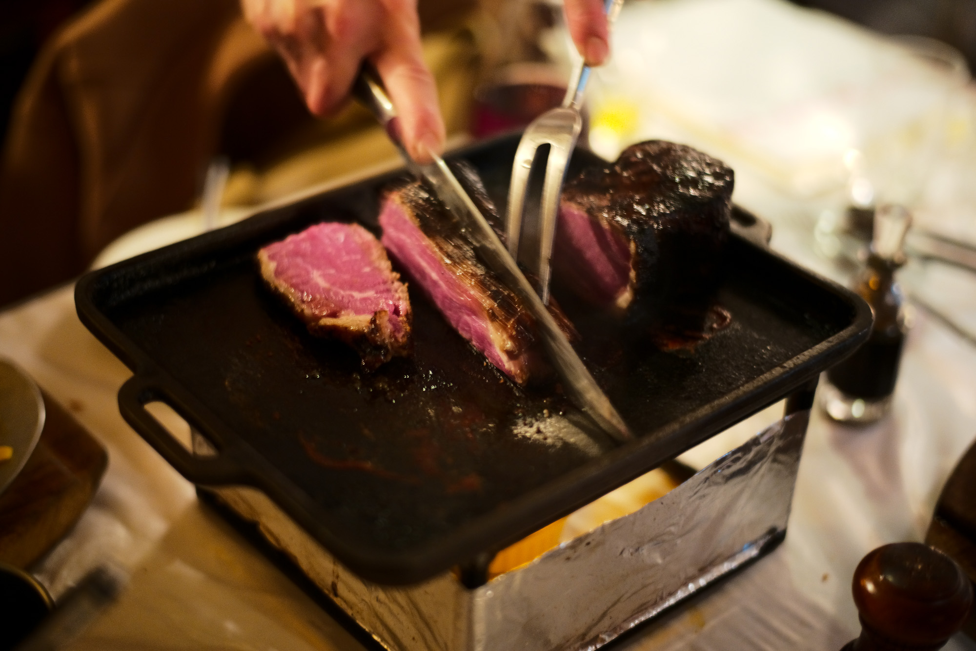 CHACOあまみや　千駄ヶ谷の有名なステーキ屋「CHACOあまみや」 炭焼きステーキ 〒151-0051 東京都渋谷区千駄ケ谷１丁目７−１２ 03-3402-6066 http://chacoamemiya.com/sp/ １９７９年（昭和５４年）に開店してから当時のままの姿の店内は重みを感じる。　（お客様からは「昭和の香りがする・・」と言われます）真っ白だった壁も年月を感じさせる趣がある。店内に入るとまず目に入るのが、大きな炭焼きの竈。営業当時からの肉の旨みを沢山吸い込んでいるかも・・・。１９７９年（昭和５４年）に開店してから当時のままの姿の店内は重みを感じる。　（お客様からは「昭和の香りがする・・」と言われます）真っ白だった壁も年月を感じさせる趣がある。店内に入るとまず目に入るのが、大きな炭焼きの竈。営業当時からの肉の旨みを沢山吸い込んでいるかも・・・。炭で焼かれたステーキのお皿は鉄板ではなく鋳物です。牛肉は融点が高いため冷めやすい鉄板ではすぐに肉が固くなってしまいます。チャコのお皿は長い時間温かいので柔らかい牛肉をゆっくりご賞味いただけます。ワイン片手に語らいながら心安らぐ美味しい時間をお過ごしください。LA BISBOCCIA　ラ・ビスボッチャ/LA BISBOCCIA (広尾/イタリアン) RISTORANTE LA BISBOCCIA 〒150-0013 東京都渋谷区恵比寿2-36-13 広尾MTRビル1F "イタリア政府公認レストラン"として選ばれた本格的イタリアン。スタッフもイタリア人が中心で、イタリアにいる気分になれそうな空間。 https://labisboccia.tokyo/ 愛知 名古屋 Vineria Cassini ヴィネリア カッシーニ 東別院 イタリアン 愛知県名古屋市中区伊勢山1-9-13 伊勢山ハイツ1F #1F Iseyamahaitsu, 1-9-13 Iseyama Naka-ku, Nagoya-shi, Aichi-ken 460-0026, Japan イタリアを旅するような気分で楽しむ郷土料理と様々なワイン "Vineria(ヴィネリア)とは、イタリア語でVino(ワイン)＋Osteria(食堂)を足した造語です。 イタリアの郷土料理とその土地で造られた様々なワインをイタリアを旅するような気分でお楽しみいただけます。 「イタリア現地の味」を目指した素材を生かすストレートかつ伝統的なイタリア料理をアラカルトもしくはコースでお楽しみください。 約200種類のイタリアワインの中から、ソムリエがベストなワインを選びます。お料理やお好みに合わせたグラスワインやワインコースもご用意しております。"2021年10月15日 煖 MEI メイ イタリアン 国際センター 名古屋市西区那古野1-23-2 四間道糸重3 mei-nagoya.com shikemichi サンタキアラ Santa Chiara コース 18時一斉スタート きのこ キノコ 森内敬子　モーゼ十戒　ナナツモリピノノワール 2016 pinot noir ドメーヌタカヒコ 曽我貴彦 北海道余市郡余市町登町1395  ワイン名古屋市東区徳川町　天然キノコ MEI 那古野 ネコ 猫　にゃんこ 愛知 名古屋 Alto e Diritto altoediritto アルトエデリット カウンター7席 えごま　味噌カツ ミソカツ みそかつ とんかつ 東別院 〒460-0021 愛知県名古屋市中区平和2丁目16-15 052-323-0963  鶴舞線のガード下にあるトンカツの美味しいお店 みそかつ えごま　和食 美奈登 ミナト 老舗焼肉店 神宮前/焼肉 レトロ モクモク 味噌ダレ とんちゃん 熱田 ホルモン ヤキニク とんねるず ペレ きたなシュラン 懐かし 名鉄堀田駅から徒歩20分 瑞穂区 〒467-0879 愛知県名古屋市瑞穂区平郷町2-6-2 LA VAGABONDE ラ・ヴァガボンド フレンチ フランス料理 鶴舞 ラヴァカボンド chef ryousuke iwamoto 岩本龍介 予約のとれないフレンチ 名店 美食家 放浪者 旅人 愛知県名古屋市中区千代田2丁目14-24 キャノンピア鶴舞 1F 愛知 名古屋 Alto e Diritto altoediritto アルトエデリット 超絶フレンチ ドレスコード ディナー STEAK HOUSE Beef Okuma ステーキハウス ビーフオークマ 名古屋店 霜降り黒毛和牛 サーロイン フィレ シャトーブリアン 仙台牛 宮城牛 近江牛 150g 200g ハンバーグ 松坂屋 名古屋店 愛知　名古屋 Alto e Diritto altoediritto  GW休暇 Alto e Diritto アルトエデリット altoediritto 愛知 名古屋 ゴールデンウィーク 休暇 炭火焼肉 煖  だん ダン 愛知 名古屋 焼き肉  名駅店 瑞穂本店 Alto e Diritto altoediritto アルトエデリット 夢 希望 Dream FREEMASONRY フリーメーソン AUDEMARS PIGUET オーデマピゲ SEX PISTOLS セックスピストルズ JOY DIVISION ジョイディヴィジョン DAVID BOWIE デヴィットボーウィ THE VELVET UNDERGROUND ザベルベットアンダーグラウンド THE ROLLING STONES ザローリングストーンズ QUEEN クイーン LED ZEPPELIN レッドツェッペリン Alto e Diritto アルトエデリット 愛知 名古屋 Italy MOORER ムーレー / BELVEST ベルベスト / ISAIA イザイア / LUCA GRASSIA ルカグラシア / Alfredo Rifugio アルフレードリフージオ / LARDINI ラルディーニ / De Petrillo デ・ペトリロ / TAGLIATORE タリアトーレ / Sealup シーラップ / EMMETI エンメティ / CINQUANTA チンクアンタ / SILENCE サイレンス / MOLEC モレック / Finamore フィナモレ / ORIAN オリアン / AVINO Laboratorio Napoletano アヴィーノ / INCOTEX インコテックス / INCOTEX SLACKS インコテックススラックス / PT TORINO ピーティートリノ / BERWICH ベルウィッチ / VIGANO ヴィガーノ / RICHARD J.BROWN リチャードJブラウン / FEDELI フェデーリ / MANRICO CASHMERE マンリコカシミヤ / ZANONE ザノーネ / Cruciani クルチアーニ / GRAN SASSO グランサッソ / Settefili Cashmere セッテフィーリカシミア / Girelli Bruni ジレリブルーニ / ENZO BONAFE エンツォボナフェ / FERRANTE フェランテ / GHOUD ゴード / ACATE アカーテ / Cisei シセイ / STEFANO RICCI ステファノリッチ / ALPO アル France Georges de Patricia ジョルジュドパトリシア / SAINT LAURENTサンローラン / CELINE セリーヌ / AUBERCY オーベルシー / lucien pellat-finet ルシアンペラフィネ / NATIONAL STANDARD ナショナルスタンダー U.S.A. South Paradiso Leather サウスパラディソ / JACQUESMARIEMAGE ジャックマリーマージュ / MARC MARMEL マークマーメル / WHITE'S BOOTS ホワイツブーツ / JUTTA NEUMANN ユッタニューマン England GRENFELL グレンフェル / J&M DAVIDSON ジェイアンドエムディヴィッドソン / JAMES GROSE ジェームスグロース / JOHN SMEDLEY ジョンスメドレー / Johnstons ジョンストンズ Other FIXER フィクサー / cuervo bopoha クエルボ ヴァローナ / BACKLASH The Line バックラッシュ ザライン / RIVORA リヴォラ / C.QP / Order Suit オーダースーツ 愛知 名古屋 Alto e Diritto altoediritto アルトエデリット