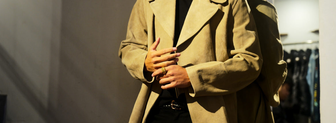 ISAMU KATAYAMA BACKLASH (イサムカタヤマ バックラッシュ) JAPAN CALF SUEDE LEATHER COAT No.1974-03 (ジャパン カーフ スウェードレザー　コート) ジャパンカーフスウェード白鞣しシルキー加工 スウェード レザーコート BEIGE (ベージュ) MADE IN JAPAN (日本製) 2022春夏 【ご予約開始】愛知 名古屋 Alto e Diritto altoediritto アルトエデリット コート