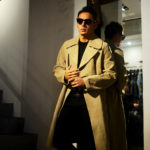 ISAMU KATAYAMA BACKLASH (イサムカタヤマ バックラッシュ) JAPAN CALF SUEDE LEATHER COAT No.1974-03 (ジャパン カーフ スウェードレザー　コート) ジャパンカーフスウェード白鞣しシルキー加工 スウェード レザーコート BEIGE (ベージュ) MADE IN JAPAN (日本製) 2022春夏 【ご予約受付中】のイメージ