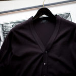 cuervo bopoha (クエルボ ヴァローナ) Sartoria Collection (サルトリア コレクション) Logan (ローガン) GIZA87 56/3 ギザコットン Vネック ニット カーディガン BLACK (ブラック) MADE IN JAPAN (日本製) 2022 春夏新作 【Special Model】【入荷しました】【フリー分発売開始】のイメージ