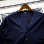 cuervo bopoha (クエルボ ヴァローナ) Sartoria Collection (サルトリア コレクション) Logan (ローガン) GIZA87 56/3 ギザコットン Vネック ニット カーディガン NAVY (ネイビー) MADE IN JAPAN (日本製) 2022 春夏新作 【Special Model】【入荷しました】【フリー分発売開始】のイメージ