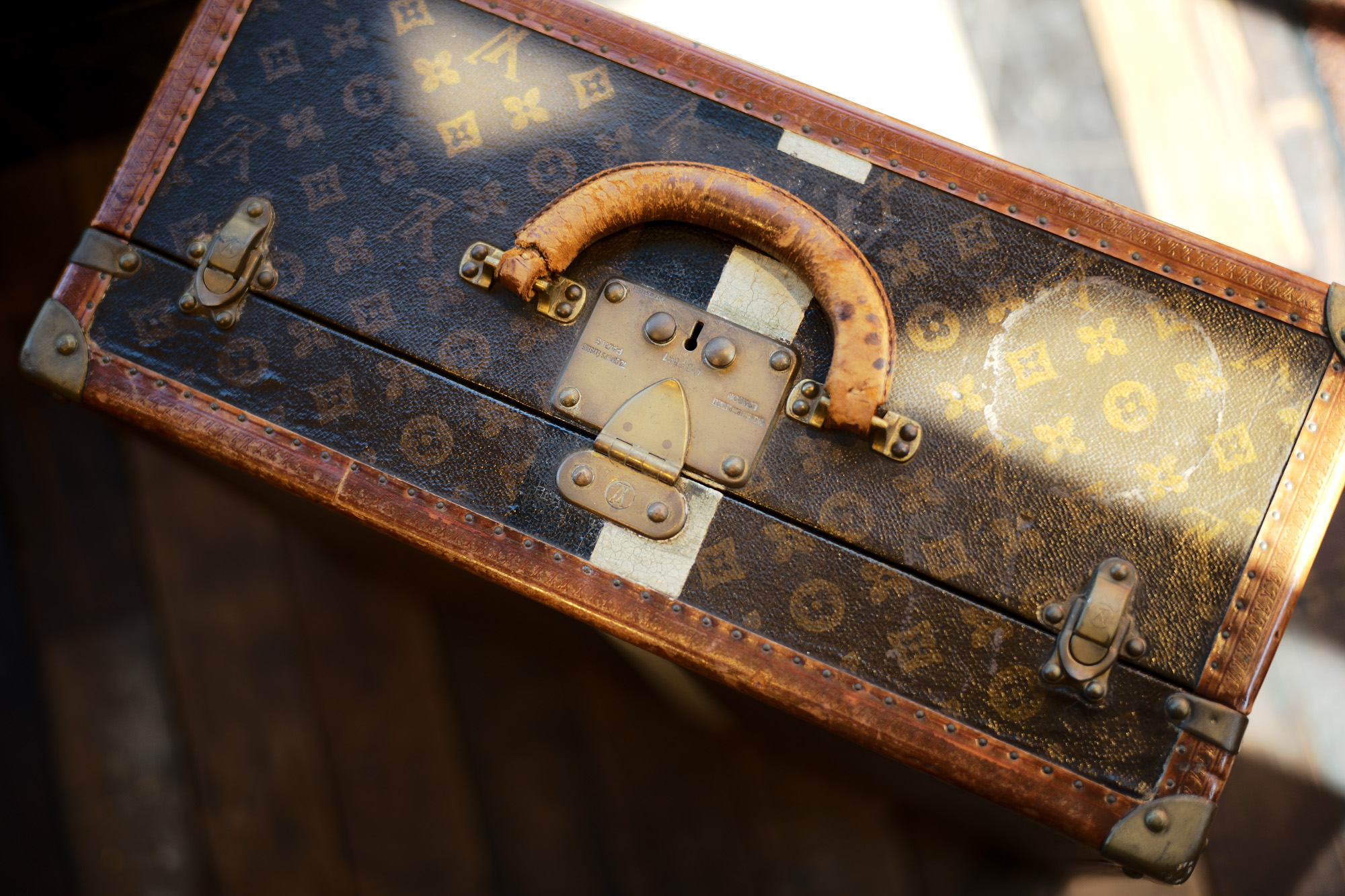 LOUIS VUITTON Hand painting monogram TRUNK 【1920～1930'S】ルイヴィトン ハンドペインティグ モノグラム トランク 愛知 名古屋 Alto e Diritto altoediritto アルトエデリット VINTAGE ヴィンテージ ビンテージ CHE / Dolk 2006 Dolk CHE ドルク チェ・ゲバラ 2006年「1.25(tue)」,「1.26(wed)」 お休みとなります  Mickey / MR.BRAINWASH 2010 ミッキー ミッキーマウス ミスターブレインウォッシュ Banksy Thrower / MR.BRAINWASH バンクシー Flower Thrower Banksy ミスターブレインウォッシュ 愛知 名古屋 Alto e Diritto altoediritto アルトエデリット ART アート BANKSY ミスターブレインウォッシュの名を広く世に知らしめたのは、ストリートアーティスト・バンクシーの初監督作品にしてアカデミー賞にノミネートされたドキュメンタリー映画「イグジットスルーザギフトショップ」（2010年公開）でした。 この映画が、アートの本質や意義を問うと共に、監督であるバンクシーや奇しくも”アーティスト”となったミスターブレインウォッシュの存在を広め、そして昨今に及ぶストリートアートのムーブメントに繋がる大きな役割を担ったことは、言うまでもありません。ＭR．BRAINWASH（ミスターブレインウォッシュ）ストリートアーティスト/映像作家。本名ティエリー・グウェッタ。フランス生まれ、1980年代にLAへ移住。2007年から映像作家としてキャリアをスタート。出演したバンクシー映画「イグジット・スルー・ザ・ギフトショップ」をきっかけに本格的にストリートアーティストとして活動をはじめる。2022start 1/1,2,3,4  多度 多度峡 12/31 12/27,12/28 LEICA M10 2021 My favorite photo×6 2021.12.25 年末年始 休み Tout La Joie Ism トゥ・ラ・ジョア イズム 460-0024 愛知県名古屋市中区正木1丁目14−2 名古屋 レストラン最高峰「トゥ・ラ・ジョア」 須本シェフ プロデュース イノベーティブ・フュージョン トゥ・ラ・ジョア(Tout la Joie) 須本一信 スモトイッシン  Ｍのサラダ 四季の移ろいとともに料理が紡ぐ一期一会の物語――よろこびと笑顔にあふれたサロン・レストラン煉瓦とグリーンのコントラストが美しいファサードの、まるで芸術家のアトリエのような空間。ここで須本シェフが皿の上に紡ぐ物語は、人生のように一期一会。和やフレンチといった要素を織り交ぜ、食材の香りや食感、温度など五感を刺激する“須本料理”を楽しむことができます。唯一定番の「Ｍのサラダ」以外は、二度と出会えない料理ばかり。そのストーリーが披露される度に、このアトリエは新鮮な感動とよろこびに溢れるのです。ミシュラン ヴァガボンド 2021年12月14日 LA VAGABONDE ラ・ヴァガボンド フレンチ フランス料理 鶴舞 ラヴァカボンド chef ryousuke iwamoto 岩本龍介 予約のとれないフレンチ 名店 美食家 放浪者 旅人 愛知県名古屋市中区千代田2丁目14-24 キャノンピア鶴舞 1F 愛知 名古屋 Alto e Diritto altoediritto アルトエデリット 超絶フレンチ ドレスコード ディナー 中華風家庭料理 ふーみん (表参道/中華料理)　〒107-0062 東京都港区南青山５丁目７−１７ 03-3498-4466　表参道・青山エリアの南青山の中華料理店、中華風家庭料理 ふーみんのオフィシャルページです　CHACOあまみや　千駄ヶ谷の有名なステーキ屋「CHACOあめみや」 炭焼きステーキ 〒151-0051 東京都渋谷区千駄ケ谷１丁目７−１２ 03-3402-6066 http://chacoamemiya.com/sp/ １９７９年（昭和５４年）に開店してから当時のままの姿の店内は重みを感じる。　（お客様からは「昭和の香りがする・・」と言われます）真っ白だった壁も年月を感じさせる趣がある。店内に入るとまず目に入るのが、大きな炭焼きの竈。営業当時からの肉の旨みを沢山吸い込んでいるかも・・・。１９７９年（昭和５４年）に開店してから当時のままの姿の店内は重みを感じる。　（お客様からは「昭和の香りがする・・」と言われます）真っ白だった壁も年月を感じさせる趣がある。店内に入るとまず目に入るのが、大きな炭焼きの竈。営業当時からの肉の旨みを沢山吸い込んでいるかも・・・。炭で焼かれたステーキのお皿は鉄板ではなく鋳物です。牛肉は融点が高いため冷めやすい鉄板ではすぐに肉が固くなってしまいます。チャコのお皿は長い時間温かいので柔らかい牛肉をゆっくりご賞味いただけます。ワイン片手に語らいながら心安らぐ美味しい時間をお過ごしください。LA BISBOCCIA　ラ・ビスボッチャ/LA BISBOCCIA (広尾/イタリアン) RISTORANTE LA BISBOCCIA 〒150-0013 東京都渋谷区恵比寿2-36-13 広尾MTRビル1F "イタリア政府公認レストラン"として選ばれた本格的イタリアン。スタッフもイタリア人が中心で、イタリアにいる気分になれそうな空間。 https://labisboccia.tokyo/ 愛知 名古屋 Vineria Cassini ヴィネリア カッシーニ 東別院 イタリアン 愛知県名古屋市中区伊勢山1-9-13 伊勢山ハイツ1F #1F Iseyamahaitsu, 1-9-13 Iseyama Naka-ku, Nagoya-shi, Aichi-ken 460-0026, Japan イタリアを旅するような気分で楽しむ郷土料理と様々なワイン "Vineria(ヴィネリア)とは、イタリア語でVino(ワイン)＋Osteria(食堂)を足した造語です。 イタリアの郷土料理とその土地で造られた様々なワインをイタリアを旅するような気分でお楽しみいただけます。 「イタリア現地の味」を目指した素材を生かすストレートかつ伝統的なイタリア料理をアラカルトもしくはコースでお楽しみください。 約200種類のイタリアワインの中から、ソムリエがベストなワインを選びます。お料理やお好みに合わせたグラスワインやワインコースもご用意しております。"2021年10月15日 煖 MEI メイ イタリアン 国際センター 名古屋市西区那古野1-23-2 四間道糸重3 mei-nagoya.com shikemichi サンタキアラ Santa Chiara コース 18時一斉スタート きのこ キノコ 森内敬子　モーゼ十戒　ナナツモリピノノワール 2016 pinot noir ドメーヌタカヒコ 曽我貴彦 北海道余市郡余市町登町1395  ワイン名古屋市東区徳川町　天然キノコ MEI 那古野 ネコ 猫　にゃんこ 愛知 名古屋 Alto e Diritto altoediritto アルトエデリット カウンター7席 えごま　味噌カツ ミソカツ みそかつ とんかつ 東別院 〒460-0021 愛知県名古屋市中区平和2丁目16-15 052-323-0963  鶴舞線のガード下にあるトンカツの美味しいお店 みそかつ えごま　和食 美奈登 ミナト 老舗焼肉店 神宮前/焼肉 レトロ モクモク 味噌ダレ とんちゃん 熱田 ホルモン ヤキニク とんねるず ペレ きたなシュラン 懐かし 名鉄堀田駅から徒歩20分 瑞穂区 〒467-0879 愛知県名古屋市瑞穂区平郷町2-6-2 LA VAGABONDE ラ・ヴァガボンド フレンチ フランス料理 鶴舞 ラヴァカボンド chef ryousuke iwamoto 岩本龍介 予約のとれないフレンチ 名店 美食家 放浪者 旅人 愛知県名古屋市中区千代田2丁目14-24 キャノンピア鶴舞 1F 愛知 名古屋 Alto e Diritto altoediritto アルトエデリット 超絶フレンチ ドレスコード ディナー STEAK HOUSE Beef Okuma ステーキハウス ビーフオークマ 名古屋店 霜降り黒毛和牛 サーロイン フィレ シャトーブリアン 仙台牛 宮城牛 近江牛 150g 200g ハンバーグ 松坂屋 名古屋店 愛知　名古屋 Alto e Diritto altoediritto  GW休暇 Alto e Diritto アルトエデリット altoediritto 愛知 名古屋 ゴールデンウィーク 休暇 炭火焼肉 煖  だん ダン 愛知 名古屋 焼き肉  名駅店 瑞穂本店 Alto e Diritto altoediritto アルトエデリット 夢 希望 Dream FREEMASONRY フリーメーソン AUDEMARS PIGUET オーデマピゲ SEX PISTOLS セックスピストルズ JOY DIVISION ジョイディヴィジョン DAVID BOWIE デヴィットボーウィ THE VELVET UNDERGROUND ザベルベットアンダーグラウンド THE ROLLING STONES ザローリングストーンズ QUEEN クイーン LED ZEPPELIN レッドツェッペリン Alto e Diritto アルトエデリット 愛知 名古屋 Italy MOORER ムーレー / BELVEST ベルベスト / ISAIA イザイア / LUCA GRASSIA ルカグラシア / Alfredo Rifugio アルフレードリフージオ / LARDINI ラルディーニ / De Petrillo デ・ペトリロ / TAGLIATORE タリアトーレ / Sealup シーラップ / EMMETI エンメティ / CINQUANTA チンクアンタ / SILENCE サイレンス / MOLEC モレック / Finamore フィナモレ / ORIAN オリアン / AVINO Laboratorio Napoletano アヴィーノ / INCOTEX インコテックス / INCOTEX SLACKS インコテックススラックス / PT TORINO ピーティートリノ / BERWICH ベルウィッチ / VIGANO ヴィガーノ / RICHARD J.BROWN リチャードJブラウン / FEDELI フェデーリ / MANRICO CASHMERE マンリコカシミヤ / ZANONE ザノーネ / Cruciani クルチアーニ / GRAN SASSO グランサッソ / Settefili Cashmere セッテフィーリカシミア / Girelli Bruni ジレリブルーニ / ENZO BONAFE エンツォボナフェ / FERRANTE フェランテ / GHOUD ゴード / ACATE アカーテ / Cisei シセイ / STEFANO RICCI ステファノリッチ / ALPO アル France Georges de Patricia ジョルジュドパトリシア / SAINT LAURENTサンローラン / CELINE セリーヌ / AUBERCY オーベルシー / lucien pellat-finet ルシアンペラフィネ / NATIONAL STANDARD ナショナルスタンダー U.S.A. South Paradiso Leather サウスパラディソ / JACQUESMARIEMAGE ジャックマリーマージュ / MARC MARMEL マークマーメル / WHITE'S BOOTS ホワイツブーツ / JUTTA NEUMANN ユッタニューマン England GRENFELL グレンフェル / J&M DAVIDSON ジェイアンドエムディヴィッドソン / JAMES GROSE ジェームスグロース / JOHN SMEDLEY ジョンスメドレー / Johnstons ジョンストンズ Other FIXER フィクサー / cuervo bopoha クエルボ ヴァローナ / BACKLASH The Line バックラッシュ ザライン / RIVORA リヴォラ / C.QP / Order Suit オーダースーツ 愛知 名古屋 Alto e Diritto altoediritto アルトエデリット