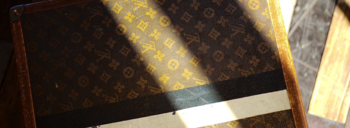 LOUIS VUITTON Hand painting monogram TRUNK 【1920～1930'S】ルイヴィトン ハンドペインティグ モノグラム トランク 愛知 名古屋 Alto e Diritto altoediritto アルトエデリット VINTAGE ヴィンテージ ビンテージ CHE / Dolk 2006 Dolk CHE ドルク チェ・ゲバラ 2006年「1.25(tue)」,「1.26(wed)」 お休みとなります Mickey / MR.BRAINWASH 2010 ミッキー ミッキーマウス ミスターブレインウォッシュ Banksy Thrower / MR.BRAINWASH バンクシー Flower Thrower Banksy ミスターブレインウォッシュ 愛知 名古屋 Alto e Diritto altoediritto アルトエデリット ART アート BANKSY ミスターブレインウォッシュの名を広く世に知らしめたのは、ストリートアーティスト・バンクシーの初監督作品にしてアカデミー賞にノミネートされたドキュメンタリー映画「イグジットスルーザギフトショップ」（2010年公開）でした。 この映画が、アートの本質や意義を問うと共に、監督であるバンクシーや奇しくも”アーティスト”となったミスターブレインウォッシュの存在を広め、そして昨今に及ぶストリートアートのムーブメントに繋がる大きな役割を担ったことは、言うまでもありません。ＭR．BRAINWASH（ミスターブレインウォッシュ）ストリートアーティスト/映像作家。本名ティエリー・グウェッタ。フランス生まれ、1980年代にLAへ移住。2007年から映像作家としてキャリアをスタート。出演したバンクシー映画「イグジット・スルー・ザ・ギフトショップ」をきっかけに本格的にストリートアーティストとして活動をはじめる。2022start 1/1,2,3,4 多度 多度峡 12/31 12/27,12/28 LEICA M10 2021 My favorite photo×6 2021.12.25 年末年始 休み Tout La Joie Ism トゥ・ラ・ジョア イズム 460-0024 愛知県名古屋市中区正木1丁目14−2 名古屋 レストラン最高峰「トゥ・ラ・ジョア」 須本シェフ プロデュース イノベーティブ・フュージョン トゥ・ラ・ジョア(Tout la Joie) 須本一信 スモトイッシン Ｍのサラダ 四季の移ろいとともに料理が紡ぐ一期一会の物語――よろこびと笑顔にあふれたサロン・レストラン煉瓦とグリーンのコントラストが美しいファサードの、まるで芸術家のアトリエのような空間。ここで須本シェフが皿の上に紡ぐ物語は、人生のように一期一会。和やフレンチといった要素を織り交ぜ、食材の香りや食感、温度など五感を刺激する“須本料理”を楽しむことができます。唯一定番の「Ｍのサラダ」以外は、二度と出会えない料理ばかり。そのストーリーが披露される度に、このアトリエは新鮮な感動とよろこびに溢れるのです。ミシュラン ヴァガボンド 2021年12月14日 LA VAGABONDE ラ・ヴァガボンド フレンチ フランス料理 鶴舞 ラヴァカボンド chef ryousuke iwamoto 岩本龍介 予約のとれないフレンチ 名店 美食家 放浪者 旅人 愛知県名古屋市中区千代田2丁目14-24 キャノンピア鶴舞 1F 愛知 名古屋 Alto e Diritto altoediritto アルトエデリット 超絶フレンチ ドレスコード ディナー 中華風家庭料理 ふーみん (表参道/中華料理)　〒107-0062 東京都港区南青山５丁目７−１７ 03-3498-4466　表参道・青山エリアの南青山の中華料理店、中華風家庭料理 ふーみんのオフィシャルページです　CHACOあまみや　千駄ヶ谷の有名なステーキ屋「CHACOあめみや」 炭焼きステーキ 〒151-0051 東京都渋谷区千駄ケ谷１丁目７−１２ 03-3402-6066 http://chacoamemiya.com/sp/ １９７９年（昭和５４年）に開店してから当時のままの姿の店内は重みを感じる。　（お客様からは「昭和の香りがする・・」と言われます）真っ白だった壁も年月を感じさせる趣がある。店内に入るとまず目に入るのが、大きな炭焼きの竈。営業当時からの肉の旨みを沢山吸い込んでいるかも・・・。１９７９年（昭和５４年）に開店してから当時のままの姿の店内は重みを感じる。　（お客様からは「昭和の香りがする・・」と言われます）真っ白だった壁も年月を感じさせる趣がある。店内に入るとまず目に入るのが、大きな炭焼きの竈。営業当時からの肉の旨みを沢山吸い込んでいるかも・・・。炭で焼かれたステーキのお皿は鉄板ではなく鋳物です。牛肉は融点が高いため冷めやすい鉄板ではすぐに肉が固くなってしまいます。チャコのお皿は長い時間温かいので柔らかい牛肉をゆっくりご賞味いただけます。ワイン片手に語らいながら心安らぐ美味しい時間をお過ごしください。LA BISBOCCIA　ラ・ビスボッチャ/LA BISBOCCIA (広尾/イタリアン) RISTORANTE LA BISBOCCIA 〒150-0013 東京都渋谷区恵比寿2-36-13 広尾MTRビル1F "イタリア政府公認レストラン"として選ばれた本格的イタリアン。スタッフもイタリア人が中心で、イタリアにいる気分になれそうな空間。 https://labisboccia.tokyo/ 愛知 名古屋 Vineria Cassini ヴィネリア カッシーニ 東別院 イタリアン 愛知県名古屋市中区伊勢山1-9-13 伊勢山ハイツ1F #1F Iseyamahaitsu, 1-9-13 Iseyama Naka-ku, Nagoya-shi, Aichi-ken 460-0026, Japan イタリアを旅するような気分で楽しむ郷土料理と様々なワイン "Vineria(ヴィネリア)とは、イタリア語でVino(ワイン)＋Osteria(食堂)を足した造語です。 イタリアの郷土料理とその土地で造られた様々なワインをイタリアを旅するような気分でお楽しみいただけます。 「イタリア現地の味」を目指した素材を生かすストレートかつ伝統的なイタリア料理をアラカルトもしくはコースでお楽しみください。 約200種類のイタリアワインの中から、ソムリエがベストなワインを選びます。お料理やお好みに合わせたグラスワインやワインコースもご用意しております。"2021年10月15日 煖 MEI メイ イタリアン 国際センター 名古屋市西区那古野1-23-2 四間道糸重3 mei-nagoya.com shikemichi サンタキアラ Santa Chiara コース 18時一斉スタート きのこ キノコ 森内敬子　モーゼ十戒　ナナツモリピノノワール 2016 pinot noir ドメーヌタカヒコ 曽我貴彦 北海道余市郡余市町登町1395 ワイン名古屋市東区徳川町　天然キノコ MEI 那古野 ネコ 猫　にゃんこ 愛知 名古屋 Alto e Diritto altoediritto アルトエデリット カウンター7席 えごま　味噌カツ ミソカツ みそかつ とんかつ 東別院 〒460-0021 愛知県名古屋市中区平和2丁目16-15 052-323-0963 鶴舞線のガード下にあるトンカツの美味しいお店 みそかつ えごま　和食 美奈登 ミナト 老舗焼肉店 神宮前/焼肉 レトロ モクモク 味噌ダレ とんちゃん 熱田 ホルモン ヤキニク とんねるず ペレ きたなシュラン 懐かし 名鉄堀田駅から徒歩20分 瑞穂区 〒467-0879 愛知県名古屋市瑞穂区平郷町2-6-2 LA VAGABONDE ラ・ヴァガボンド フレンチ フランス料理 鶴舞 ラヴァカボンド chef ryousuke iwamoto 岩本龍介 予約のとれないフレンチ 名店 美食家 放浪者 旅人 愛知県名古屋市中区千代田2丁目14-24 キャノンピア鶴舞 1F 愛知 名古屋 Alto e Diritto altoediritto アルトエデリット 超絶フレンチ ドレスコード ディナー STEAK HOUSE Beef Okuma ステーキハウス ビーフオークマ 名古屋店 霜降り黒毛和牛 サーロイン フィレ シャトーブリアン 仙台牛 宮城牛 近江牛 150g 200g ハンバーグ 松坂屋 名古屋店 愛知　名古屋 Alto e Diritto altoediritto GW休暇 Alto e Diritto アルトエデリット altoediritto 愛知 名古屋 ゴールデンウィーク 休暇 炭火焼肉 煖 だん ダン 愛知 名古屋 焼き肉 名駅店 瑞穂本店 Alto e Diritto altoediritto アルトエデリット 夢 希望 Dream FREEMASONRY フリーメーソン AUDEMARS PIGUET オーデマピゲ SEX PISTOLS セックスピストルズ JOY DIVISION ジョイディヴィジョン DAVID BOWIE デヴィットボーウィ THE VELVET UNDERGROUND ザベルベットアンダーグラウンド THE ROLLING STONES ザローリングストーンズ QUEEN クイーン LED ZEPPELIN レッドツェッペリン Alto e Diritto アルトエデリット 愛知 名古屋 Italy MOORER ムーレー / BELVEST ベルベスト / ISAIA イザイア / LUCA GRASSIA ルカグラシア / Alfredo Rifugio アルフレードリフージオ / LARDINI ラルディーニ / De Petrillo デ・ペトリロ / TAGLIATORE タリアトーレ / Sealup シーラップ / EMMETI エンメティ / CINQUANTA チンクアンタ / SILENCE サイレンス / MOLEC モレック / Finamore フィナモレ / ORIAN オリアン / AVINO Laboratorio Napoletano アヴィーノ / INCOTEX インコテックス / INCOTEX SLACKS インコテックススラックス / PT TORINO ピーティートリノ / BERWICH ベルウィッチ / VIGANO ヴィガーノ / RICHARD J.BROWN リチャードJブラウン / FEDELI フェデーリ / MANRICO CASHMERE マンリコカシミヤ / ZANONE ザノーネ / Cruciani クルチアーニ / GRAN SASSO グランサッソ / Settefili Cashmere セッテフィーリカシミア / Girelli Bruni ジレリブルーニ / ENZO BONAFE エンツォボナフェ / FERRANTE フェランテ / GHOUD ゴード / ACATE アカーテ / Cisei シセイ / STEFANO RICCI ステファノリッチ / ALPO アル France Georges de Patricia ジョルジュドパトリシア / SAINT LAURENTサンローラン / CELINE セリーヌ / AUBERCY オーベルシー / lucien pellat-finet ルシアンペラフィネ / NATIONAL STANDARD ナショナルスタンダー U.S.A. South Paradiso Leather サウスパラディソ / JACQUESMARIEMAGE ジャックマリーマージュ / MARC MARMEL マークマーメル / WHITE'S BOOTS ホワイツブーツ / JUTTA NEUMANN ユッタニューマン England GRENFELL グレンフェル / J&M DAVIDSON ジェイアンドエムディヴィッドソン / JAMES GROSE ジェームスグロース / JOHN SMEDLEY ジョンスメドレー / Johnstons ジョンストンズ Other FIXER フィクサー / cuervo bopoha クエルボ ヴァローナ / BACKLASH The Line バックラッシュ ザライン / RIVORA リヴォラ / C.QP / Order Suit オーダースーツ 愛知 名古屋 Alto e Diritto altoediritto アルトエデリット