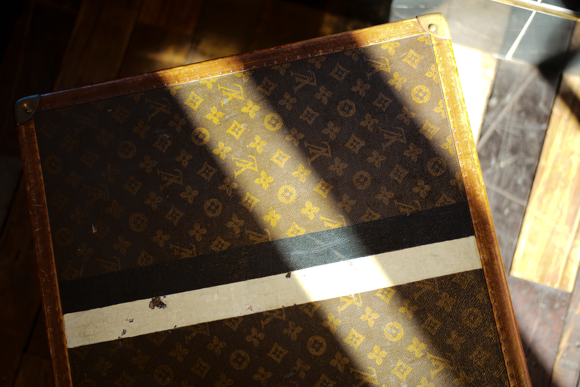 LOUIS VUITTON Hand painting monogram TRUNK 【1920～1930'S】ルイヴィトン ハンドペインティグ モノグラム トランク 愛知 名古屋 Alto e Diritto altoediritto アルトエデリット VINTAGE ヴィンテージ ビンテージ CHE / Dolk 2006 Dolk CHE ドルク チェ・ゲバラ 2006年「1.25(tue)」,「1.26(wed)」 お休みとなります  Mickey / MR.BRAINWASH 2010 ミッキー ミッキーマウス ミスターブレインウォッシュ Banksy Thrower / MR.BRAINWASH バンクシー Flower Thrower Banksy ミスターブレインウォッシュ 愛知 名古屋 Alto e Diritto altoediritto アルトエデリット ART アート BANKSY ミスターブレインウォッシュの名を広く世に知らしめたのは、ストリートアーティスト・バンクシーの初監督作品にしてアカデミー賞にノミネートされたドキュメンタリー映画「イグジットスルーザギフトショップ」（2010年公開）でした。 この映画が、アートの本質や意義を問うと共に、監督であるバンクシーや奇しくも”アーティスト”となったミスターブレインウォッシュの存在を広め、そして昨今に及ぶストリートアートのムーブメントに繋がる大きな役割を担ったことは、言うまでもありません。ＭR．BRAINWASH（ミスターブレインウォッシュ）ストリートアーティスト/映像作家。本名ティエリー・グウェッタ。フランス生まれ、1980年代にLAへ移住。2007年から映像作家としてキャリアをスタート。出演したバンクシー映画「イグジット・スルー・ザ・ギフトショップ」をきっかけに本格的にストリートアーティストとして活動をはじめる。2022start 1/1,2,3,4  多度 多度峡 12/31 12/27,12/28 LEICA M10 2021 My favorite photo×6 2021.12.25 年末年始 休み Tout La Joie Ism トゥ・ラ・ジョア イズム 460-0024 愛知県名古屋市中区正木1丁目14−2 名古屋 レストラン最高峰「トゥ・ラ・ジョア」 須本シェフ プロデュース イノベーティブ・フュージョン トゥ・ラ・ジョア(Tout la Joie) 須本一信 スモトイッシン  Ｍのサラダ 四季の移ろいとともに料理が紡ぐ一期一会の物語――よろこびと笑顔にあふれたサロン・レストラン煉瓦とグリーンのコントラストが美しいファサードの、まるで芸術家のアトリエのような空間。ここで須本シェフが皿の上に紡ぐ物語は、人生のように一期一会。和やフレンチといった要素を織り交ぜ、食材の香りや食感、温度など五感を刺激する“須本料理”を楽しむことができます。唯一定番の「Ｍのサラダ」以外は、二度と出会えない料理ばかり。そのストーリーが披露される度に、このアトリエは新鮮な感動とよろこびに溢れるのです。ミシュラン ヴァガボンド 2021年12月14日 LA VAGABONDE ラ・ヴァガボンド フレンチ フランス料理 鶴舞 ラヴァカボンド chef ryousuke iwamoto 岩本龍介 予約のとれないフレンチ 名店 美食家 放浪者 旅人 愛知県名古屋市中区千代田2丁目14-24 キャノンピア鶴舞 1F 愛知 名古屋 Alto e Diritto altoediritto アルトエデリット 超絶フレンチ ドレスコード ディナー 中華風家庭料理 ふーみん (表参道/中華料理)　〒107-0062 東京都港区南青山５丁目７−１７ 03-3498-4466　表参道・青山エリアの南青山の中華料理店、中華風家庭料理 ふーみんのオフィシャルページです　CHACOあまみや　千駄ヶ谷の有名なステーキ屋「CHACOあめみや」 炭焼きステーキ 〒151-0051 東京都渋谷区千駄ケ谷１丁目７−１２ 03-3402-6066 http://chacoamemiya.com/sp/ １９７９年（昭和５４年）に開店してから当時のままの姿の店内は重みを感じる。　（お客様からは「昭和の香りがする・・」と言われます）真っ白だった壁も年月を感じさせる趣がある。店内に入るとまず目に入るのが、大きな炭焼きの竈。営業当時からの肉の旨みを沢山吸い込んでいるかも・・・。１９７９年（昭和５４年）に開店してから当時のままの姿の店内は重みを感じる。　（お客様からは「昭和の香りがする・・」と言われます）真っ白だった壁も年月を感じさせる趣がある。店内に入るとまず目に入るのが、大きな炭焼きの竈。営業当時からの肉の旨みを沢山吸い込んでいるかも・・・。炭で焼かれたステーキのお皿は鉄板ではなく鋳物です。牛肉は融点が高いため冷めやすい鉄板ではすぐに肉が固くなってしまいます。チャコのお皿は長い時間温かいので柔らかい牛肉をゆっくりご賞味いただけます。ワイン片手に語らいながら心安らぐ美味しい時間をお過ごしください。LA BISBOCCIA　ラ・ビスボッチャ/LA BISBOCCIA (広尾/イタリアン) RISTORANTE LA BISBOCCIA 〒150-0013 東京都渋谷区恵比寿2-36-13 広尾MTRビル1F "イタリア政府公認レストラン"として選ばれた本格的イタリアン。スタッフもイタリア人が中心で、イタリアにいる気分になれそうな空間。 https://labisboccia.tokyo/ 愛知 名古屋 Vineria Cassini ヴィネリア カッシーニ 東別院 イタリアン 愛知県名古屋市中区伊勢山1-9-13 伊勢山ハイツ1F #1F Iseyamahaitsu, 1-9-13 Iseyama Naka-ku, Nagoya-shi, Aichi-ken 460-0026, Japan イタリアを旅するような気分で楽しむ郷土料理と様々なワイン "Vineria(ヴィネリア)とは、イタリア語でVino(ワイン)＋Osteria(食堂)を足した造語です。 イタリアの郷土料理とその土地で造られた様々なワインをイタリアを旅するような気分でお楽しみいただけます。 「イタリア現地の味」を目指した素材を生かすストレートかつ伝統的なイタリア料理をアラカルトもしくはコースでお楽しみください。 約200種類のイタリアワインの中から、ソムリエがベストなワインを選びます。お料理やお好みに合わせたグラスワインやワインコースもご用意しております。"2021年10月15日 煖 MEI メイ イタリアン 国際センター 名古屋市西区那古野1-23-2 四間道糸重3 mei-nagoya.com shikemichi サンタキアラ Santa Chiara コース 18時一斉スタート きのこ キノコ 森内敬子　モーゼ十戒　ナナツモリピノノワール 2016 pinot noir ドメーヌタカヒコ 曽我貴彦 北海道余市郡余市町登町1395  ワイン名古屋市東区徳川町　天然キノコ MEI 那古野 ネコ 猫　にゃんこ 愛知 名古屋 Alto e Diritto altoediritto アルトエデリット カウンター7席 えごま　味噌カツ ミソカツ みそかつ とんかつ 東別院 〒460-0021 愛知県名古屋市中区平和2丁目16-15 052-323-0963  鶴舞線のガード下にあるトンカツの美味しいお店 みそかつ えごま　和食 美奈登 ミナト 老舗焼肉店 神宮前/焼肉 レトロ モクモク 味噌ダレ とんちゃん 熱田 ホルモン ヤキニク とんねるず ペレ きたなシュラン 懐かし 名鉄堀田駅から徒歩20分 瑞穂区 〒467-0879 愛知県名古屋市瑞穂区平郷町2-6-2 LA VAGABONDE ラ・ヴァガボンド フレンチ フランス料理 鶴舞 ラヴァカボンド chef ryousuke iwamoto 岩本龍介 予約のとれないフレンチ 名店 美食家 放浪者 旅人 愛知県名古屋市中区千代田2丁目14-24 キャノンピア鶴舞 1F 愛知 名古屋 Alto e Diritto altoediritto アルトエデリット 超絶フレンチ ドレスコード ディナー STEAK HOUSE Beef Okuma ステーキハウス ビーフオークマ 名古屋店 霜降り黒毛和牛 サーロイン フィレ シャトーブリアン 仙台牛 宮城牛 近江牛 150g 200g ハンバーグ 松坂屋 名古屋店 愛知　名古屋 Alto e Diritto altoediritto  GW休暇 Alto e Diritto アルトエデリット altoediritto 愛知 名古屋 ゴールデンウィーク 休暇 炭火焼肉 煖  だん ダン 愛知 名古屋 焼き肉  名駅店 瑞穂本店 Alto e Diritto altoediritto アルトエデリット 夢 希望 Dream FREEMASONRY フリーメーソン AUDEMARS PIGUET オーデマピゲ SEX PISTOLS セックスピストルズ JOY DIVISION ジョイディヴィジョン DAVID BOWIE デヴィットボーウィ THE VELVET UNDERGROUND ザベルベットアンダーグラウンド THE ROLLING STONES ザローリングストーンズ QUEEN クイーン LED ZEPPELIN レッドツェッペリン Alto e Diritto アルトエデリット 愛知 名古屋 Italy MOORER ムーレー / BELVEST ベルベスト / ISAIA イザイア / LUCA GRASSIA ルカグラシア / Alfredo Rifugio アルフレードリフージオ / LARDINI ラルディーニ / De Petrillo デ・ペトリロ / TAGLIATORE タリアトーレ / Sealup シーラップ / EMMETI エンメティ / CINQUANTA チンクアンタ / SILENCE サイレンス / MOLEC モレック / Finamore フィナモレ / ORIAN オリアン / AVINO Laboratorio Napoletano アヴィーノ / INCOTEX インコテックス / INCOTEX SLACKS インコテックススラックス / PT TORINO ピーティートリノ / BERWICH ベルウィッチ / VIGANO ヴィガーノ / RICHARD J.BROWN リチャードJブラウン / FEDELI フェデーリ / MANRICO CASHMERE マンリコカシミヤ / ZANONE ザノーネ / Cruciani クルチアーニ / GRAN SASSO グランサッソ / Settefili Cashmere セッテフィーリカシミア / Girelli Bruni ジレリブルーニ / ENZO BONAFE エンツォボナフェ / FERRANTE フェランテ / GHOUD ゴード / ACATE アカーテ / Cisei シセイ / STEFANO RICCI ステファノリッチ / ALPO アル France Georges de Patricia ジョルジュドパトリシア / SAINT LAURENTサンローラン / CELINE セリーヌ / AUBERCY オーベルシー / lucien pellat-finet ルシアンペラフィネ / NATIONAL STANDARD ナショナルスタンダー U.S.A. South Paradiso Leather サウスパラディソ / JACQUESMARIEMAGE ジャックマリーマージュ / MARC MARMEL マークマーメル / WHITE'S BOOTS ホワイツブーツ / JUTTA NEUMANN ユッタニューマン England GRENFELL グレンフェル / J&M DAVIDSON ジェイアンドエムディヴィッドソン / JAMES GROSE ジェームスグロース / JOHN SMEDLEY ジョンスメドレー / Johnstons ジョンストンズ Other FIXER フィクサー / cuervo bopoha クエルボ ヴァローナ / BACKLASH The Line バックラッシュ ザライン / RIVORA リヴォラ / C.QP / Order Suit オーダースーツ 愛知 名古屋 Alto e Diritto altoediritto アルトエデリット