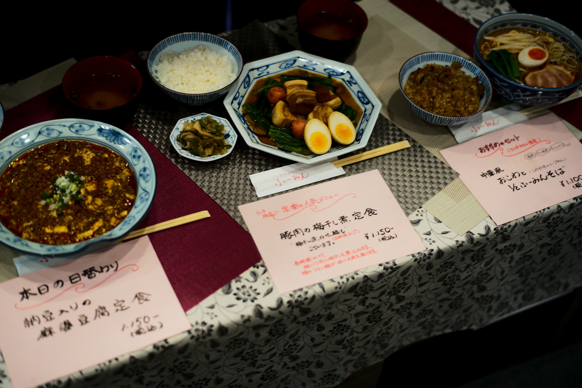 中華風家庭料理 ふーみん (表参道/中華料理)　〒107-0062 東京都港区南青山５丁目７−１７ 03-3498-4466　表参道・青山エリアの南青山の中華料理店、中華風家庭料理 ふーみんのオフィシャルページです　CHACOあまみや　千駄ヶ谷の有名なステーキ屋「CHACOあめみや」 炭焼きステーキ 〒151-0051 東京都渋谷区千駄ケ谷１丁目７−１２ 03-3402-6066 http://chacoamemiya.com/sp/ １９７９年（昭和５４年）に開店してから当時のままの姿の店内は重みを感じる。　（お客様からは「昭和の香りがする・・」と言われます）真っ白だった壁も年月を感じさせる趣がある。店内に入るとまず目に入るのが、大きな炭焼きの竈。営業当時からの肉の旨みを沢山吸い込んでいるかも・・・。１９７９年（昭和５４年）に開店してから当時のままの姿の店内は重みを感じる。　（お客様からは「昭和の香りがする・・」と言われます）真っ白だった壁も年月を感じさせる趣がある。店内に入るとまず目に入るのが、大きな炭焼きの竈。営業当時からの肉の旨みを沢山吸い込んでいるかも・・・。炭で焼かれたステーキのお皿は鉄板ではなく鋳物です。牛肉は融点が高いため冷めやすい鉄板ではすぐに肉が固くなってしまいます。チャコのお皿は長い時間温かいので柔らかい牛肉をゆっくりご賞味いただけます。ワイン片手に語らいながら心安らぐ美味しい時間をお過ごしください。LA BISBOCCIA　ラ・ビスボッチャ/LA BISBOCCIA (広尾/イタリアン) RISTORANTE LA BISBOCCIA 〒150-0013 東京都渋谷区恵比寿2-36-13 広尾MTRビル1F "イタリア政府公認レストラン"として選ばれた本格的イタリアン。スタッフもイタリア人が中心で、イタリアにいる気分になれそうな空間。 https://labisboccia.tokyo/ 愛知 名古屋 Vineria Cassini ヴィネリア カッシーニ 東別院 イタリアン 愛知県名古屋市中区伊勢山1-9-13 伊勢山ハイツ1F #1F Iseyamahaitsu, 1-9-13 Iseyama Naka-ku, Nagoya-shi, Aichi-ken 460-0026, Japan イタリアを旅するような気分で楽しむ郷土料理と様々なワイン "Vineria(ヴィネリア)とは、イタリア語でVino(ワイン)＋Osteria(食堂)を足した造語です。 イタリアの郷土料理とその土地で造られた様々なワインをイタリアを旅するような気分でお楽しみいただけます。 「イタリア現地の味」を目指した素材を生かすストレートかつ伝統的なイタリア料理をアラカルトもしくはコースでお楽しみください。 約200種類のイタリアワインの中から、ソムリエがベストなワインを選びます。お料理やお好みに合わせたグラスワインやワインコースもご用意しております。"2021年10月15日 煖 MEI メイ イタリアン 国際センター 名古屋市西区那古野1-23-2 四間道糸重3 mei-nagoya.com shikemichi サンタキアラ Santa Chiara コース 18時一斉スタート きのこ キノコ 森内敬子　モーゼ十戒　ナナツモリピノノワール 2016 pinot noir ドメーヌタカヒコ 曽我貴彦 北海道余市郡余市町登町1395  ワイン名古屋市東区徳川町　天然キノコ MEI 那古野 ネコ 猫　にゃんこ 愛知 名古屋 Alto e Diritto altoediritto アルトエデリット カウンター7席 えごま　味噌カツ ミソカツ みそかつ とんかつ 東別院 〒460-0021 愛知県名古屋市中区平和2丁目16-15 052-323-0963  鶴舞線のガード下にあるトンカツの美味しいお店 みそかつ えごま　和食 美奈登 ミナト 老舗焼肉店 神宮前/焼肉 レトロ モクモク 味噌ダレ とんちゃん 熱田 ホルモン ヤキニク とんねるず ペレ きたなシュラン 懐かし 名鉄堀田駅から徒歩20分 瑞穂区 〒467-0879 愛知県名古屋市瑞穂区平郷町2-6-2 LA VAGABONDE ラ・ヴァガボンド フレンチ フランス料理 鶴舞 ラヴァカボンド chef ryousuke iwamoto 岩本龍介 予約のとれないフレンチ 名店 美食家 放浪者 旅人 愛知県名古屋市中区千代田2丁目14-24 キャノンピア鶴舞 1F 愛知 名古屋 Alto e Diritto altoediritto アルトエデリット 超絶フレンチ ドレスコード ディナー STEAK HOUSE Beef Okuma ステーキハウス ビーフオークマ 名古屋店 霜降り黒毛和牛 サーロイン フィレ シャトーブリアン 仙台牛 宮城牛 近江牛 150g 200g ハンバーグ 松坂屋 名古屋店 愛知　名古屋 Alto e Diritto altoediritto  GW休暇 Alto e Diritto アルトエデリット altoediritto 愛知 名古屋 ゴールデンウィーク 休暇 炭火焼肉 煖  だん ダン 愛知 名古屋 焼き肉  名駅店 瑞穂本店 Alto e Diritto altoediritto アルトエデリット 夢 希望 Dream FREEMASONRY フリーメーソン AUDEMARS PIGUET オーデマピゲ SEX PISTOLS セックスピストルズ JOY DIVISION ジョイディヴィジョン DAVID BOWIE デヴィットボーウィ THE VELVET UNDERGROUND ザベルベットアンダーグラウンド THE ROLLING STONES ザローリングストーンズ QUEEN クイーン LED ZEPPELIN レッドツェッペリン Alto e Diritto アルトエデリット 愛知 名古屋 Italy MOORER ムーレー / BELVEST ベルベスト / ISAIA イザイア / LUCA GRASSIA ルカグラシア / Alfredo Rifugio アルフレードリフージオ / LARDINI ラルディーニ / De Petrillo デ・ペトリロ / TAGLIATORE タリアトーレ / Sealup シーラップ / EMMETI エンメティ / CINQUANTA チンクアンタ / SILENCE サイレンス / MOLEC モレック / Finamore フィナモレ / ORIAN オリアン / AVINO Laboratorio Napoletano アヴィーノ / INCOTEX インコテックス / INCOTEX SLACKS インコテックススラックス / PT TORINO ピーティートリノ / BERWICH ベルウィッチ / VIGANO ヴィガーノ / RICHARD J.BROWN リチャードJブラウン / FEDELI フェデーリ / MANRICO CASHMERE マンリコカシミヤ / ZANONE ザノーネ / Cruciani クルチアーニ / GRAN SASSO グランサッソ / Settefili Cashmere セッテフィーリカシミア / Girelli Bruni ジレリブルーニ / ENZO BONAFE エンツォボナフェ / FERRANTE フェランテ / GHOUD ゴード / ACATE アカーテ / Cisei シセイ / STEFANO RICCI ステファノリッチ / ALPO アル France Georges de Patricia ジョルジュドパトリシア / SAINT LAURENTサンローラン / CELINE セリーヌ / AUBERCY オーベルシー / lucien pellat-finet ルシアンペラフィネ / NATIONAL STANDARD ナショナルスタンダー U.S.A. South Paradiso Leather サウスパラディソ / JACQUESMARIEMAGE ジャックマリーマージュ / MARC MARMEL マークマーメル / WHITE'S BOOTS ホワイツブーツ / JUTTA NEUMANN ユッタニューマン England GRENFELL グレンフェル / J&M DAVIDSON ジェイアンドエムディヴィッドソン / JAMES GROSE ジェームスグロース / JOHN SMEDLEY ジョンスメドレー / Johnstons ジョンストンズ Other FIXER フィクサー / cuervo bopoha クエルボ ヴァローナ / BACKLASH The Line バックラッシュ ザライン / RIVORA リヴォラ / C.QP / Order Suit オーダースーツ 愛知 名古屋 Alto e Diritto altoediritto アルトエデリット