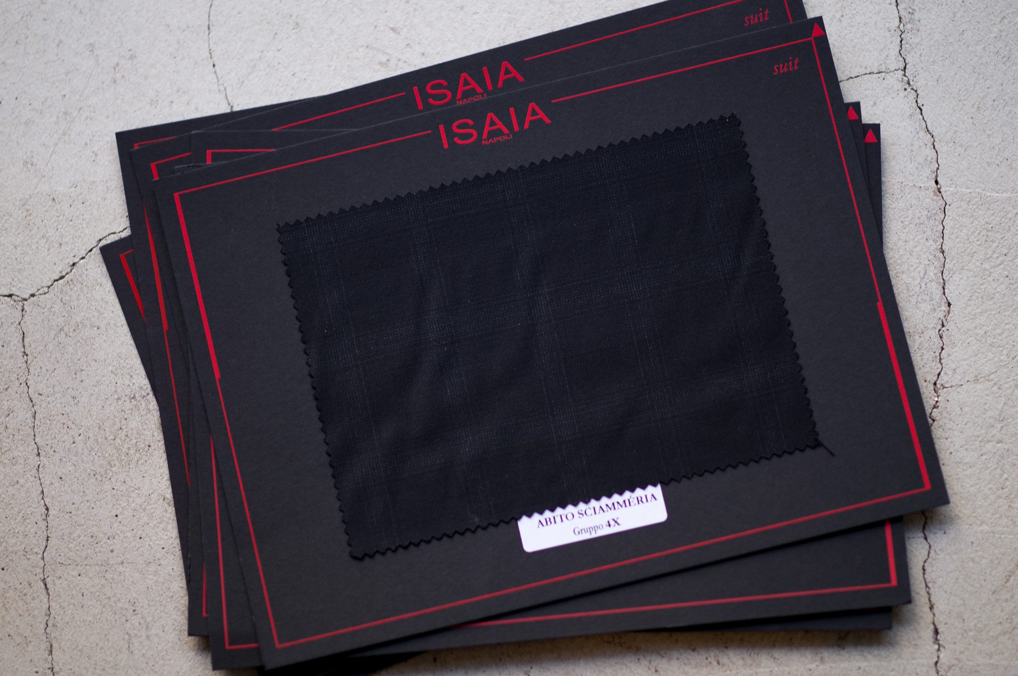 ISAIA / イザイア  【MADE TO MEASURE】【2022春夏 オーダー会 2022.3.19(sat)～2022.3.20(sun)】【ヘッドテーラー 片桐氏 3/19,3/20 ご来店】 愛知 名古屋 Alto e Diritto altoediritto アルトエデリット 職人的な仕立てを持つイタリアのスーツブランドの多くとイザイアとの決定的な違いは生地づかいの華やかさにあります。それはイザイアが、ナポリで生地商としてスタートしたことに大きな理由があるのではないでしょうか。1920年代、創立者エンリコ・イザイア氏はナポリの有名な紳士服店にイタリアや英国から集めた良質な織物を卸す生地商を営んでいました。やがて仕立て職人が多く住むナポリ近郊のカサルヌオーヴォに店を移し、隣に小さな工房をつくり、職人の細やかさと巧みな製造技術に裏打ちされたスーツの生産を開始します。これがイザイアの始まりです。  今でもイザイアは「まず極めて珍しいデザインの布のみを選ぶことが重要」と謳います。多くの生地をオリジナルでつくり、しかもその生地は煌びやかさを宿し、多彩な色が使われます。それでも見事なハーモニーを醸し出すのは、イザイアがトータルブランドだからこそ。スーツ・ジャケット・コートなどの重衣料はもとより、ドレスシャツまで自社工場で生産します。だからトータルでのカラーコーディネーションが図抜けているのです。毎シーズン提案される着こなしも、柄と柄を重ね合わせた「足し算」のスタイルが多いのですが、いずれも高い感性と絶妙なバランス感を醸し出しています。3代目となる社長のジャンルカ・イザイア氏は「服を着ることは個性を伝えること」だと断言します。そんな彼らの伝統と矜持がこの色に、この生地に込められているのです。  イザイアのスーツやジャケットのもうひとつの特徴が生地のことを熟知したやわらかな仕立てです。アルトエデリットでは同ブランドの最も軽い仕立てのモデル"POMPEI"というジャケットを扱っています。ラペル部分にのみ薄い芯を入れたイザイア流のアンコンストラクテッドジャケットです。  今回は初めてオーダーイベント「MADE TO MEASURE」を行います。ナポリで研修を受けアジアエリアのヘッドテーラーを務める片桐氏が来店し、本場同様のスタイルでオーダーを堪能いただけます。スーツは"グレゴリー"、ジャケットはイベントでのみオーダーを承るモデル"コルティナ"、"セイラ―" そしてコートモデルもご用意、約300種類を超える生地の中からお選びいただけるだけでなく、アルトエデリット用に特別なラグジュアリー生地もご用意。ナポリ伝統の技とクオリティ、そしてセンスをぜひ間近でお楽しみください。