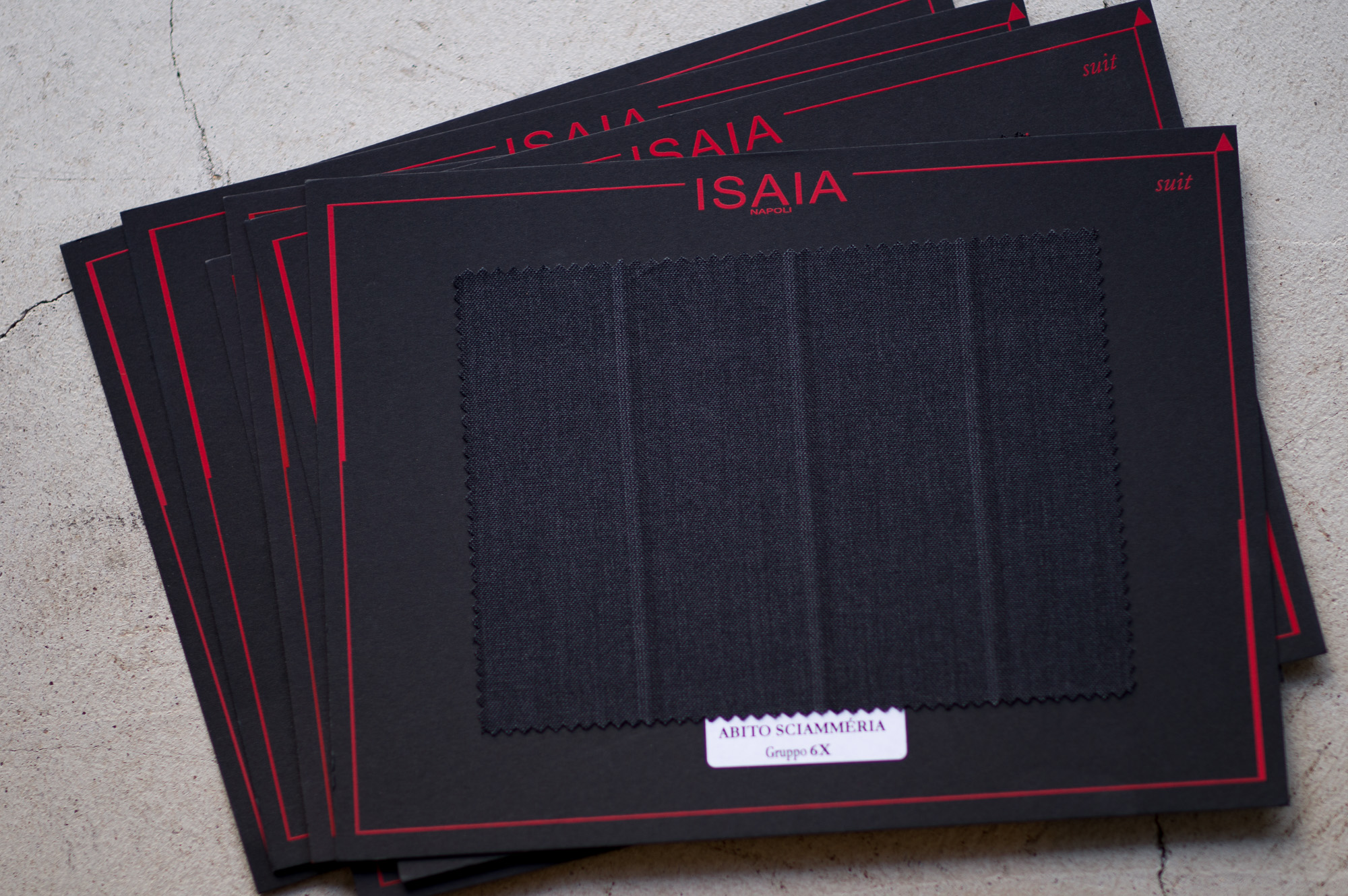 ISAIA / イザイア  【MADE TO MEASURE】【2022春夏 オーダー会 2022.3.19(sat)～2022.3.20(sun)】【ヘッドテーラー 片桐氏 3/19,3/20 ご来店】 愛知 名古屋 Alto e Diritto altoediritto アルトエデリット 職人的な仕立てを持つイタリアのスーツブランドの多くとイザイアとの決定的な違いは生地づかいの華やかさにあります。それはイザイアが、ナポリで生地商としてスタートしたことに大きな理由があるのではないでしょうか。1920年代、創立者エンリコ・イザイア氏はナポリの有名な紳士服店にイタリアや英国から集めた良質な織物を卸す生地商を営んでいました。やがて仕立て職人が多く住むナポリ近郊のカサルヌオーヴォに店を移し、隣に小さな工房をつくり、職人の細やかさと巧みな製造技術に裏打ちされたスーツの生産を開始します。これがイザイアの始まりです。  今でもイザイアは「まず極めて珍しいデザインの布のみを選ぶことが重要」と謳います。多くの生地をオリジナルでつくり、しかもその生地は煌びやかさを宿し、多彩な色が使われます。それでも見事なハーモニーを醸し出すのは、イザイアがトータルブランドだからこそ。スーツ・ジャケット・コートなどの重衣料はもとより、ドレスシャツまで自社工場で生産します。だからトータルでのカラーコーディネーションが図抜けているのです。毎シーズン提案される着こなしも、柄と柄を重ね合わせた「足し算」のスタイルが多いのですが、いずれも高い感性と絶妙なバランス感を醸し出しています。3代目となる社長のジャンルカ・イザイア氏は「服を着ることは個性を伝えること」だと断言します。そんな彼らの伝統と矜持がこの色に、この生地に込められているのです。  イザイアのスーツやジャケットのもうひとつの特徴が生地のことを熟知したやわらかな仕立てです。アルトエデリットでは同ブランドの最も軽い仕立てのモデル"POMPEI"というジャケットを扱っています。ラペル部分にのみ薄い芯を入れたイザイア流のアンコンストラクテッドジャケットです。  今回は初めてオーダーイベント「MADE TO MEASURE」を行います。ナポリで研修を受けアジアエリアのヘッドテーラーを務める片桐氏が来店し、本場同様のスタイルでオーダーを堪能いただけます。スーツは"グレゴリー"、ジャケットはイベントでのみオーダーを承るモデル"コルティナ"、"セイラ―" そしてコートモデルもご用意、約300種類を超える生地の中からお選びいただけるだけでなく、アルトエデリット用に特別なラグジュアリー生地もご用意。ナポリ伝統の技とクオリティ、そしてセンスをぜひ間近でお楽しみください。