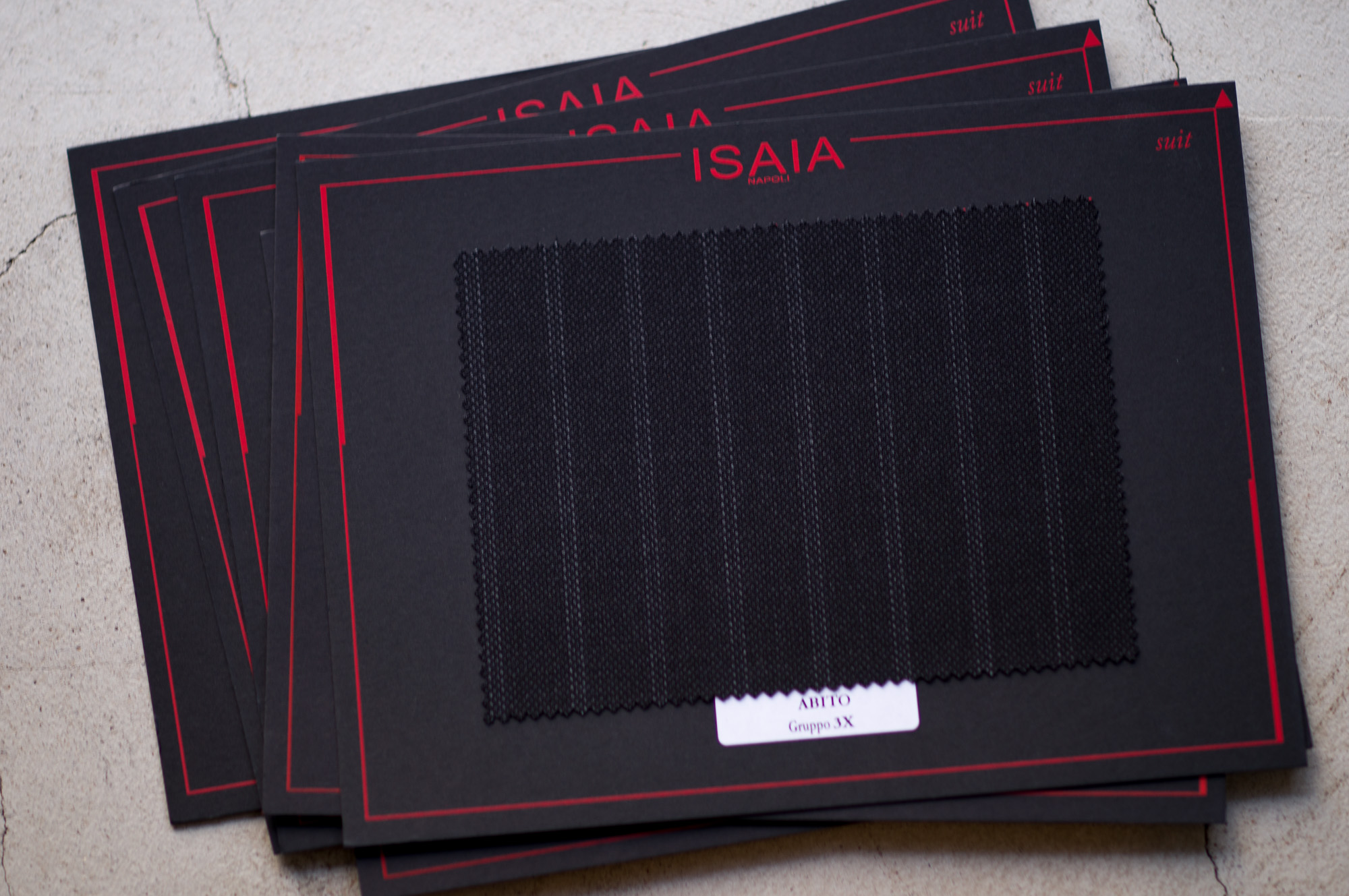 ISAIA / イザイア  【MADE TO MEASURE】【2022春夏 オーダー会 2022.3.19(sat)～2022.3.20(sun)】【ヘッドテーラー 片桐氏 3/19,3/20 ご来店】 愛知 名古屋 Alto e Diritto altoediritto アルトエデリット 職人的な仕立てを持つイタリアのスーツブランドの多くとイザイアとの決定的な違いは生地づかいの華やかさにあります。それはイザイアが、ナポリで生地商としてスタートしたことに大きな理由があるのではないでしょうか。1920年代、創立者エンリコ・イザイア氏はナポリの有名な紳士服店にイタリアや英国から集めた良質な織物を卸す生地商を営んでいました。やがて仕立て職人が多く住むナポリ近郊のカサルヌオーヴォに店を移し、隣に小さな工房をつくり、職人の細やかさと巧みな製造技術に裏打ちされたスーツの生産を開始します。これがイザイアの始まりです。  今でもイザイアは「まず極めて珍しいデザインの布のみを選ぶことが重要」と謳います。多くの生地をオリジナルでつくり、しかもその生地は煌びやかさを宿し、多彩な色が使われます。それでも見事なハーモニーを醸し出すのは、イザイアがトータルブランドだからこそ。スーツ・ジャケット・コートなどの重衣料はもとより、ドレスシャツまで自社工場で生産します。だからトータルでのカラーコーディネーションが図抜けているのです。毎シーズン提案される着こなしも、柄と柄を重ね合わせた「足し算」のスタイルが多いのですが、いずれも高い感性と絶妙なバランス感を醸し出しています。3代目となる社長のジャンルカ・イザイア氏は「服を着ることは個性を伝えること」だと断言します。そんな彼らの伝統と矜持がこの色に、この生地に込められているのです。  イザイアのスーツやジャケットのもうひとつの特徴が生地のことを熟知したやわらかな仕立てです。アルトエデリットでは同ブランドの最も軽い仕立てのモデル"POMPEI"というジャケットを扱っています。ラペル部分にのみ薄い芯を入れたイザイア流のアンコンストラクテッドジャケットです。  今回は初めてオーダーイベント「MADE TO MEASURE」を行います。ナポリで研修を受けアジアエリアのヘッドテーラーを務める片桐氏が来店し、本場同様のスタイルでオーダーを堪能いただけます。スーツは"グレゴリー"、ジャケットはイベントでのみオーダーを承るモデル"コルティナ"、"セイラ―" そしてコートモデルもご用意、約300種類を超える生地の中からお選びいただけるだけでなく、アルトエデリット用に特別なラグジュアリー生地もご用意。ナポリ伝統の技とクオリティ、そしてセンスをぜひ間近でお楽しみください。