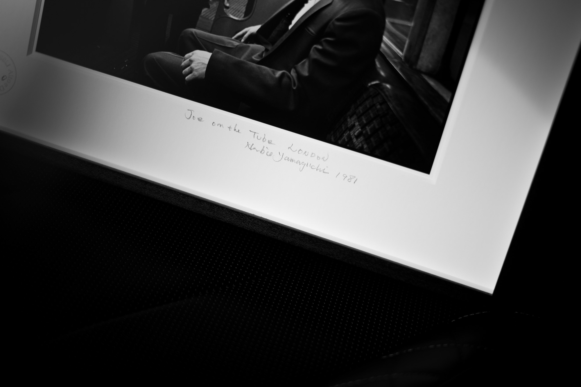 Joe on the Tube LONDON / HERBIE YAMAGUCHI 1981 Early Autumn LONDON / HERBIE YAMAGUCHI 1986 1986年 ハービー山口 女の子 農屋 庭 ロンドン North England / HERBIE YAMAGUCHI 2006 2006年 ノーザン・イングランド 北イングランド、または単に北としても知られている北イングランドは、イングランドの最も北の地域です。これは、北東、北西、ヨークシャーアンドザハンバーの3つの統計地域に分割されています。 Jimmy Pursey Sham69 LONDON / HERBIE YAMAGUCHI 1983 ジミーパーシー 愛知 名古屋 Alto e  James Timothy Purseyはイギリスのロックミュージシャンです。彼はパンクロックバンド、シャム69の創設者兼フロントマンであり、1976年以来、ソロアーティストとしての楽曲のリリースに携わってきました。Yesterday LONDON / HERBIE YAMAGUCHI 1975 Thames London / HERBIE YAMAGUCHI 1984 テムズ川 ロンドン After the rain LONDON / HERBIE YAMAGUCHI 1975 ハービー山口 Eye of Johnny TOKYO / HERBIE YAMAGUCHI 1983 Johnny in the spot light LONDON / HERBIE YAMAGUCHI 1983 ジョニーロットン スポットライト ロンドン 1983年 撮影 ハービー山口 写真家 Johnny Rotten　ジョニー・ロットン John Lydon ジョン・ライドン パンク・ロックバンド、セックス・ピストルズのリード・ボーカルを務め、解散後はパブリック・イメージ・リミテッド（PiL）を結成した。 ジョニー・ロットンという名前は彼がセックス・ピストルズに加入したとき、ギタリストのスティーヴ・ジョーンズが彼の歯の汚い状態を見て「腐ってる！お前の歯、腐ってるぞ！(You're rotten! Look at you, your teeth are rotten!)」と発言したことがきっかけで彼のニックネームとなった[1]。 セックス・ピストルズセックス・ピストルズ時代 (1977年) 小学生時代とは打って変わり、中学生からのライドンは退学処分を受けるほどの不良となり、10代後半はマルコム・マクラーレン（デザイナーのヴィヴィアン・ウエストウッドが共同経営者）のブティック「Sex」に頻繁に出入りするようになる[3]。この店を溜まり場としていたライドンをリーダー格とする不良グループ“ジョンズ”は、メンバー全員の名がjohnであることから名づけられた。1975年にマクラーレンがアメリカのバンド、ニューヨーク・ドールズとの小ツアーから帰り、スティーヴ・ジョーンズやポール・クックと共に新たなバンドの結成を模索していたとき、ライドンが現れた。ライドンは「I Hate」とサインペンでなぐり書きされたピンク・フロイドのTシャツを着ており、店内でのオーディションでアリス・クーパーの「エイティーン」を歌った[3]。そしてバンドへ加入、バンド名はセックス・ピストルズに決まる。ピストルズは「アナーキー・イン・ザ・UK」や「ゴッド・セイヴ・ザ・クイーン」などの歴史的な曲を発表し、パンクの有名バンドとなった。曲は主に、メンバーのグレン・マトロックが書いていた。ピストルズの後期、ライドンは、ヘロイン中毒である親友のシド・ヴィシャスの薬物治療の手助けをするが、結局シド・ヴィシャスはヘロインをやめられずまともに演奏できる状態ではなくなった。メンバー間の不仲も頂点に達し、バンドは最悪の状態になり、1978年1月14日、アメリカツアーのサンフランシスコ最終公演を最後にライドンは脱退を表明。ラストライブの最後に「騙された気分はどうだい」と言い放っている[7][8]。脱退表明時には「ロックは死んだ」と宣言した[9]。後に、シド・ヴィシャスと恋人のナンシーは死亡している。Brian Setzer Stray Cats LONDON / HERBIE YAMAGUCHI 1981 ブライアン セッツァー ストレイキャッツ ロンドン 1981年 愛知 名古屋 Alto e Diritto altoediritto アルトエデリット ハービー山口 HERBIE YAMAGUCHI 写真家 Thames LONDON / HERBIE YAMAGUCHI 1983 テムズ川 ロンドン ハービー山口 1983年 イギリス England イングランド 写真家 写真 http://www.herbie-yamaguchi.com/ オリジナルプリント Portrait Joe 地下鉄のジョー パンク Punk 愛知 名古屋 Alto e Diritto altoediritto アルトエデリット 革ジャン レザージャケット ライダースジャケット モヒカン 鋲ジャン 1983年イギリス総選挙 イギリス名誉革命史 United Kingdom General Election, 1983 ハービー・山口は写真家、エッセイスト。 東京都大田区出身。 作家名の由来は、自身が傾倒していたジャズ・フルート奏者のハービー・マンから。山口 芳則 「LONDON AFTER THE DREAM」（流行通信社　1985）「LEICA LIVE LIFE」福山雅治写真集　（ソニーマガジンズ　1994）「代官山17番地」（アップリンク　1998）「尾崎豊」（光栄　1998）「DISTANCE」福山雅治写真集　（アミューズブックス　1999「TIMELESS IN LUXEMBOURG」　（ルクセンブルク大公国大使館　1999）「bridge22 LP」山崎まさよし×ハービー・山口（ソニーマガジンズ　2001）「LONDON CHASING THE DREAM 」（カラーフィールド　2003）「peace」（アップリンク　2003）フジテレビドラマ「優しい時間―富良野にて」（フジテレビ出版　2005）「HOPE　空、青くなる」（講談社　2003）代官山17番地