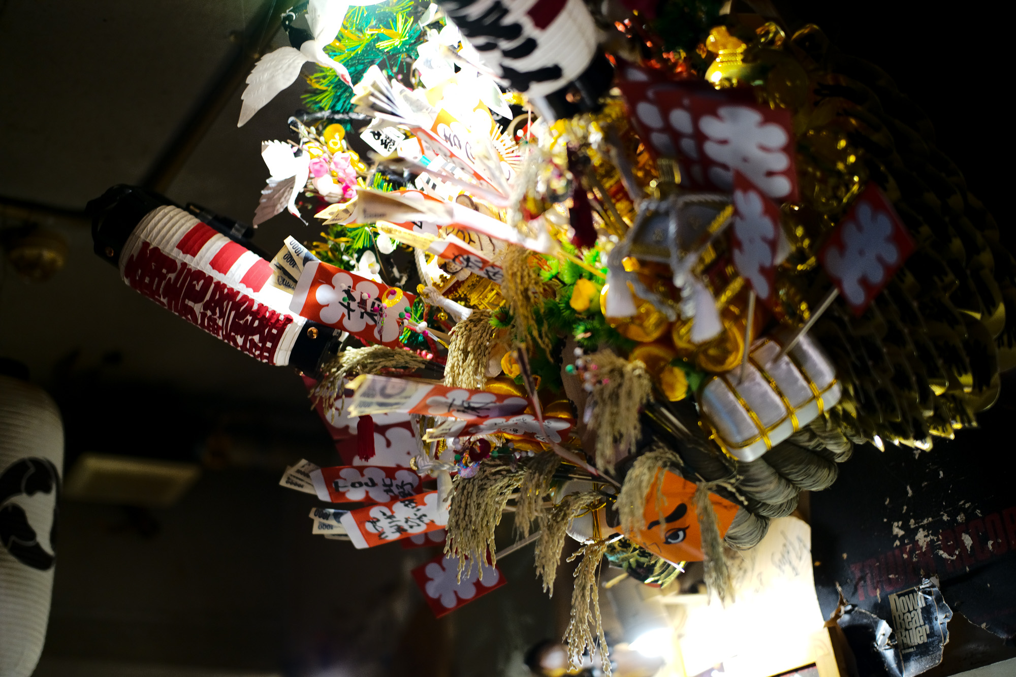 なるきよ 東京 渋谷 青山 国籍を問わないアーティストや業界人たちが夜な夜な集い舌鼓を打つ。なぜ’なるきよ’なのか。吉田成清 東京都渋谷区渋谷2-7-14 中村ビル　Ｂ１Ｆ 03-5485-2223 店内のカウンター前にはおいしそうな食材がたくさん並んでいた。客が来ないのに、過剰なくらい並んでいた。良い店だと思った。食材は新鮮で料理はうまい。サービスもいい。大将をはじめ、店員さんたちの心遣いもいい。それから数年後、「なるきよ」は繁盛店となった。青山通りから裏通りに入った隠れ家的な居酒屋として、業界人を始め、いろんな有名人も訪れるようになった。その後、大将はパリコレでケータリングを担当するほどの人になった。
