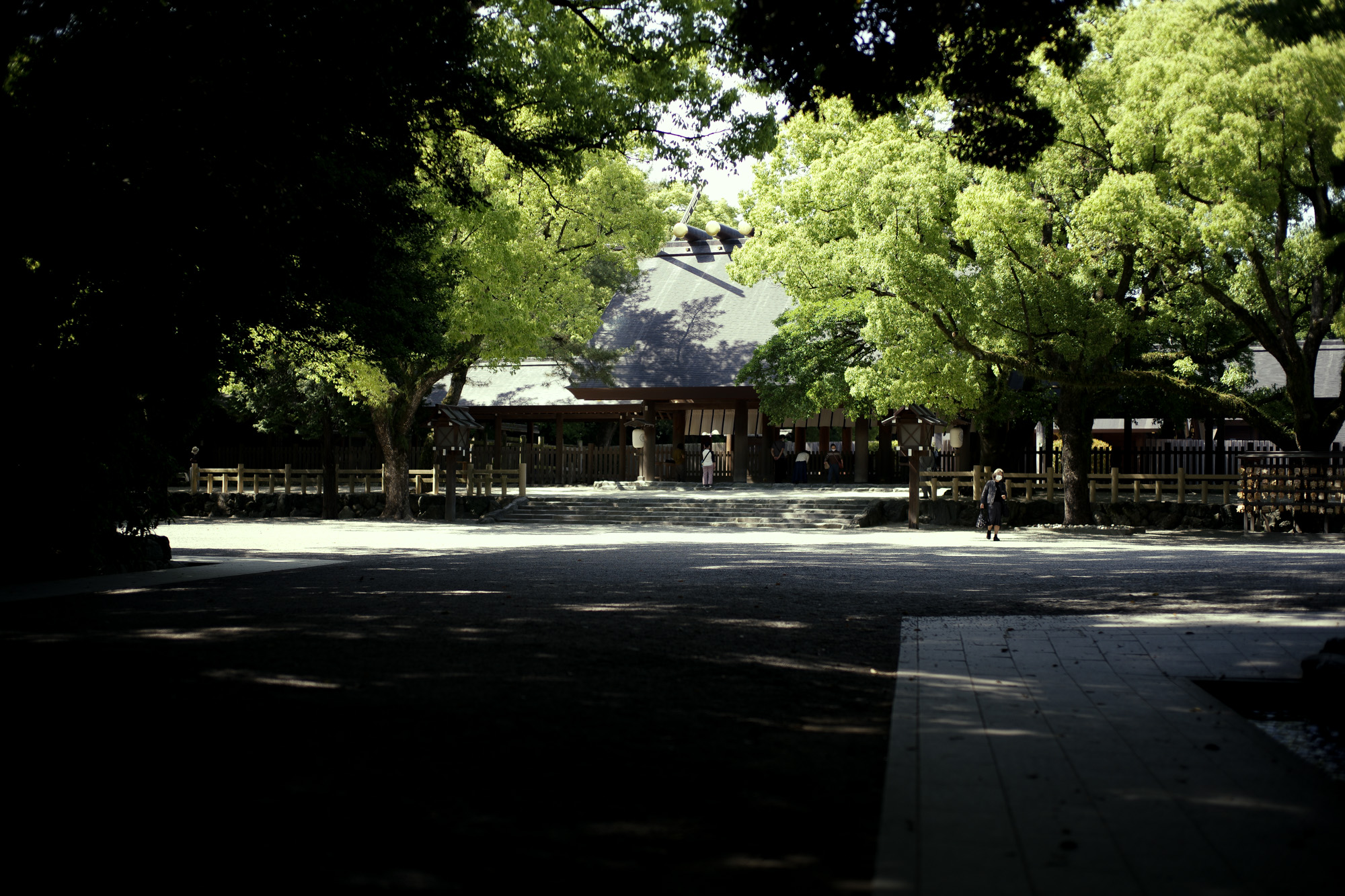 ATSUTA JINGU ///【LEICA M10-P ASC 100 Edition + SUMMILUX-M F1.4/50mm ASPH】2022年5月11日 火曜 熱田神宮 Wolfgang's Steakhouse Signature Aoyama WOLFGANS'S STEAKHOUSE ウルフギャング ステーキハウス Tボーンステーキ  東京都 港区 北青山 2-5-8　青山OM-SQUARE1F 03-5843-0822 100席 (ダイニング58席、個室A：10席、個室B：8席、バー＆ウイスキーラウンジ24席) THE RITZ-CARLTON TOKYO "CLUB LEVEL" // 2022.5.06-5.08 ザ・リッツ・カールトン クラブ®レベル ザ・リッツ・カールトンの最高峰のおもてなしを、最上級の空間と設備でご体験いただける「ザ・リッツ・カールトン クラブレベル」。そのおもてなしの中心となるクラブラウンジは、レジデンスをテーマにしたラウンジの概念を超えた空間です。 レセプション、ガーデンテラス、ダイニングルーム、ライブラリーラウンジの4つの エリアに分かれた「クラブラウンジ」では、時間帯によって多彩な趣きでお客様をお迎えいたしております。お客様のクラブレベルのステイをより快適なものにするクラブコンシェルジュは、お客様一人ひとりをお名前でお呼びし、それぞれのお好みに合わせたパーソナルなサービスをお届けいたします。お誕生日や記念日、プロポーズなど特別な日のご滞在には、ご要望に合わせて心に残るひとときを演出するプランをご提案します。 ザ・ロビーラウンジ ラウンジ ホテルの45階、お客様をお迎えするメインロビーに位置する「ザ・ロビーラウンジ」は、お待ち合わせや語らいの時間を特別なものにします。毎週金～日曜日の15時～16時20分の間、「ハープ＆アフタヌーンティー」を提供しております。確かな技術を有するハープ奏者が奏でる美しい音色を聴きながらペストリーシェフによるアフタヌーンティーをお召し上がり頂けます。夕暮れへと移ろいゆく美しい東京の景色と共に、ゆったりとした午後のひとときをお楽しみ下さい45階の開放的な空間で楽しむ伝統的なアフタヌーンティー ザ・リッツ・カールトン東京の45階、お客様をお迎えするメインロビーに位置する「ザ・ロビーラウンジ」は、お待ち合わせや語らいの時間を特別なものにします。 心地よいピアノの生演奏が流れるラグジュアリーな空間で、モダンなアフタヌーンティーセットや厳選された世界各地の茶葉によるティーセレクションと共に、優雅なひと時をお楽しみ下さい。東京の中心に位置する六本木というロケーションに相応しい、西洋と東洋のモダンな融合を表現したインテリアには、オリエンタルな紫、赤、モノトーンを基調とした配色や、和をモチーフとしたファブリックなどを用い、全体として和洋の調和を感じさせる空間となっており、時間の移ろいに合わせた生演奏が彩りを添えます。ISAIA Napoli TOKYO MIDTOWN イザイア ナポリ 東京ミッドタウン スーツ、ジャケット、シャツ、パンツ、シューズ、ネクタイ、チーフ、カバン 愛知 名古屋 Alto e Diritto altoediritto アルトエデリット 20224月19日 ミシュラン ヴァガボンド 2021年12月14日 LA VAGABONDE ラ・ヴァガボンド フレンチ フランス料理 鶴舞 ラヴァカボンド chef ryousuke iwamoto 岩本龍介 予約のとれないフレンチ 名店 美食家 放浪者 旅人 愛知県名古屋市中区千代田2丁目14-24 キャノンピア鶴舞 1F 愛知 名古屋 Alto e Diritto altoediritto アルトエデリット 超絶フレンチ ドレスコード ディナー 中華風家庭料理 ふーみん (表参道/中華料理)　〒107-0062 東京都港区南青山５丁目７−１７ 03-3498-4466　表参道・青山エリアの南青山の中華料理店、中華風家庭料理 ふーみんのオフィシャルページです　CHACOあまみや　千駄ヶ谷の有名なステーキ屋「CHACOあめみや」 炭焼きステーキ 〒151-0051 東京都渋谷区千駄ケ谷１丁目７−１２ 03-3402-6066 http://chacoamemiya.com/sp/ １９７９年（昭和５４年）に開店してから当時のままの姿の店内は重みを感じる。　（お客様からは「昭和の香りがする・・」と言われます）真っ白だった壁も年月を感じさせる趣がある。店内に入るとまず目に入るのが、大きな炭焼きの竈。営業当時からの肉の旨みを沢山吸い込んでいるかも・・・。１９７９年（昭和５４年）に開店してから当時のままの姿の店内は重みを感じる。　（お客様からは「昭和の香りがする・・」と言われます）真っ白だった壁も年月を感じさせる趣がある。店内に入るとまず目に入るのが、大きな炭焼きの竈。営業当時からの肉の旨みを沢山吸い込んでいるかも・・・。炭で焼かれたステーキのお皿は鉄板ではなく鋳物です。牛肉は融点が高いため冷めやすい鉄板ではすぐに肉が固くなってしまいます。チャコのお皿は長い時間温かいので柔らかい牛肉をゆっくりご賞味いただけます。ワイン片手に語らいながら心安らぐ美味しい時間をお過ごしください。LA BISBOCCIA　ラ・ビスボッチャ/LA BISBOCCIA (広尾/イタリアン) RISTORANTE LA BISBOCCIA 〒150-0013 東京都渋谷区恵比寿2-36-13 広尾MTRビル1F "イタリア政府公認レストラン"として選ばれた本格的イタリアン。スタッフもイタリア人が中心で、イタリアにいる気分になれそうな空間。 https://labisboccia.tokyo/ 愛知 名古屋 Vineria Cassini ヴィネリア カッシーニ 東別院 イタリアン 愛知県名古屋市中区伊勢山1-9-13 伊勢山ハイツ1F #1F Iseyamahaitsu, 1-9-13 Iseyama Naka-ku, Nagoya-shi, Aichi-ken 460-0026, Japan イタリアを旅するような気分で楽しむ郷土料理と様々なワイン "Vineria(ヴィネリア)とは、イタリア語でVino(ワイン)＋Osteria(食堂)を足した造語です。 イタリアの郷土料理とその土地で造られた様々なワインをイタリアを旅するような気分でお楽しみいただけます。 「イタリア現地の味」を目指した素材を生かすストレートかつ伝統的なイタリア料理をアラカルトもしくはコースでお楽しみください。 約200種類のイタリアワインの中から、ソムリエがベストなワインを選びます。お料理やお好みに合わせたグラスワインやワインコースもご用意しております。"2021年10月15日 煖 MEI メイ イタリアン 国際センター 名古屋市西区那古野1-23-2 四間道糸重3 mei-nagoya.com shikemichi サンタキアラ Santa Chiara コース 18時一斉スタート きのこ キノコ 森内敬子　モーゼ十戒　ナナツモリピノノワール 2016 pinot noir ドメーヌタカヒコ 曽我貴彦 北海道余市郡余市町登町1395  ワイン名古屋市東区徳川町　天然キノコ MEI 那古野 ネコ 猫　にゃんこ 愛知 名古屋 Alto e Diritto altoediritto アルトエデリット カウンター7席 えごま　味噌カツ ミソカツ みそかつ とんかつ 東別院 〒460-0021 愛知県名古屋市中区平和2丁目16-15 052-323-0963  鶴舞線のガード下にあるトンカツの美味しいお店 みそかつ えごま　和食 美奈登 ミナト 老舗焼肉店 神宮前/焼肉 レトロ モクモク 味噌ダレ とんちゃん 熱田 ホルモン ヤキニク とんねるず ペレ きたなシュラン 懐かし 名鉄堀田駅から徒歩20分 瑞穂区 〒467-0879 愛知県名古屋市瑞穂区平郷町2-6-2 LA VAGABONDE ラ・ヴァガボンド フレンチ フランス料理 鶴舞 ラヴァカボンド chef ryousuke iwamoto 岩本龍介 予約のとれないフレンチ 名店 美食家 放浪者 旅人 愛知県名古屋市中区千代田2丁目14-24 キャノンピア鶴舞 1F 愛知 名古屋 Alto e Diritto altoediritto アルトエデリット 超絶フレンチ ドレスコード ディナー STEAK HOUSE Beef Okuma ステーキハウス ビーフオークマ 名古屋店 霜降り黒毛和牛 サーロイン フィレ シャトーブリアン 仙台牛 宮城牛 近江牛 150g 200g ハンバーグ 松坂屋 名古屋店 愛知　名古屋 Alto e Diritto altoediritto  GW休暇 Alto e Diritto アルトエデリット altoediritto 愛知 名古屋 ゴールデンウィーク 休暇 炭火焼肉 煖  だん ダン 愛知 名古屋 焼き肉  名駅店 瑞穂本店 Alto e Diritto altoediritto アルトエデリット 夢 希望 Dream FREEMASONRY フリーメーソン AUDEMARS PIGUET オーデマピゲ SEX PISTOLS セックスピストルズ JOY DIVISION ジョイディヴィジョン DAVID BOWIE デヴィットボーウィ THE VELVET UNDERGROUND ザベルベットアンダーグラウンド THE ROLLING STONES ザローリングストーンズ QUEEN クイーン LED ZEPPELIN レッドツェッペリン Alto e Diritto アルトエデリット 愛知 名古屋 Italy MOORER ムーレー / BELVEST ベルベスト / ISAIA イザイア / LUCA GRASSIA ルカグラシア / Alfredo Rifugio アルフレードリフージオ / LARDINI ラルディーニ / De Petrillo デ・ペトリロ / TAGLIATORE タリアトーレ / Sealup シーラップ / EMMETI エンメティ / CINQUANTA チンクアンタ / SILENCE サイレンス / MOLEC モレック / Finamore フィナモレ / ORIAN オリアン / AVINO Laboratorio Napoletano アヴィーノ / INCOTEX インコテックス / INCOTEX SLACKS インコテックススラックス / PT TORINO ピーティートリノ / BERWICH ベルウィッチ / VIGANO ヴィガーノ / RICHARD J.BROWN リチャードJブラウン / FEDELI フェデーリ / MANRICO CASHMERE マンリコカシミヤ / ZANONE ザノーネ / Cruciani クルチアーニ / GRAN SASSO グランサッソ / Settefili Cashmere セッテフィーリカシミア / Girelli Bruni ジレリブルーニ / ENZO BONAFE エンツォボナフェ / FERRANTE フェランテ / GHOUD ゴード / ACATE アカーテ / Cisei シセイ / STEFANO RICCI ステファノリッチ / ALPO アル France Georges de Patricia ジョルジュドパトリシア / SAINT LAURENTサンローラン / CELINE セリーヌ / AUBERCY オーベルシー / lucien pellat-finet ルシアンペラフィネ / NATIONAL STANDARD ナショナルスタンダー U.S.A. South Paradiso Leather サウスパラディソ / JACQUESMARIEMAGE ジャックマリーマージュ / MARC MARMEL マークマーメル / WHITE'S BOOTS ホワイツブーツ / JUTTA NEUMANN ユッタニューマン England GRENFELL グレンフェル / J&M DAVIDSON ジェイアンドエムディヴィッドソン / JAMES GROSE ジェームスグロース / JOHN SMEDLEY ジョンスメドレー / Johnstons ジョンストンズ Other FIXER フィクサー / cuervo bopoha クエルボ ヴァローナ / BACKLASH The Line バックラッシュ ザライン / RIVORA リヴォラ / C.QP / Order Suit オーダースーツ 愛知 名古屋 Alto e Diritto altoediritto アルトエデリッライカM10 アポズミクロン 2021 October.27 21年目スタート 21年目からは楽しくゆっくりすごしてゆけたらなと思ってます ジョーストラマー 「10.26(tue)」,「10.27(wed)」 お休みとなります Thames LONDON / HERBIE YAMAGUCHI 1983 テムズ川 ロンドン ハービー山口 1983年 イギリス England イングランド 写真家 写真 Not Banksy ノットバンクシー BANKSY バンクシー 我々の敵はあなたの敵じゃない   共に生きよう LEICA // APO-SUMMICRON-M f2/35mm ASPH. ライカ アポ・ズミクロンM f2/35mm ASPH. 愛知 名古屋 Alto e Diritto altoediritto アルトエデリット 世界最高峰のレンズと称賛され続けているライカMレンズにおいて、アポ・ズミクロンM f2/35mm ASPH.もそのMレンズの名にふさわしい優れた性能を誇ります。さらに、アポ・ズミクロンMシリーズのレンズとしてはもちろんのこと、これまでにない新しいタイプのMレンズとして目をひく存在でもあります。その特長は、Mレンズの中で最短で唯一ともいえる最短撮影距離と、きわめてシャープな描写力、美しいボケ味、そして開放F値F2という明るさにあります。ドイツならではの高度な製造技術が生み出したこのレンズを活用すれば、M型カメラはもとより、「ライカSL2」や「ライカSL2-S」でも、優れた描写力を活用してあらゆるシーンでの撮影が楽しめます。 光学系の設計に全撮影距離で高画質が得られるフローティングシステムを採用しているため、近距離撮影でも高い描写力を発揮しながら、Mレンズでは唯一となるわずか30cmという最短撮影距離を実現しています。フォーカスリングの回転角は300°ときわめて大きく、最短撮影距離が短くなっているにも関わらず緻密なピント合わせが可能です。開放値はF2.0という明るさで、クリエイティブな作品づくりも多彩に楽しめます。その時々の貴重な瞬間を、ライカらしい高品位な写真として記録することができます。イギリスの写真家ヒュー・ジョン氏は、ポートレート撮影でもアポ・ズミクロンM f2/35mm ASPH.が威力を発揮することを実感しました。「被写界深度がこれほど浅くなるとは驚きました。まつげの部分が驚くほどシャープに描写され、そこから徐々にボケていく。これは元のサイズのまま一部をトリミングしたものですが、85mm、いや、105mmのレンズで撮影したかのような仕上がりです！」「アポ・ズミクロンM f2/35mm ASPH.は、美しいボケ味でポートレート写真に新たな可能性をもたらすレンズですね。それに接写もこなせるので、まさにオールラウンドな1本だと言えます。色の再現性も絶妙で、シャープな解像感も素晴らしい。これさえあれば他のレンズはいらないと言ってもいいかもしれません！」2021年8月18日 Leica Nagoya ライカ松坂屋名古屋店 ライカ名古屋 460-8430 愛知県中区栄3-16-1 松坂屋名古屋店 北館3Ｆ 052-264-2840 入鹿池　いるかいけ 名古屋近郊のボート釣りのメッカ 愛知県犬山市の入鹿、飛騨木曽川国定公園内にある人工の農業用ため池 わかさぎ釣り・ブラックバス釣りなら入鹿池にある見晴茶屋へ https://inuyama.gr.jp/miharashi.html 犬山観光情報  ワカサギやブラックバス釣りのメッカとして知られる入鹿池 ブラックバス釣果 犬山名物 でんがく 五平餅 見晴茶屋 愛知県犬山市堤下60 蓬ぜん 犬山 犬山口 愛知 名古屋名物 ひつまぶし http://houzen.s-d.jp/index.html 犬山城 ミシュランガイド愛知2019 あつた蓬莱軒 22年間修行 店主 うなぎ ウナギ 鰻 愛知県犬山市上坂町4-168 0568-39-5077 犬山市観光協会 ミシュラン 博多串焼き 八乃助  焼き鳥 焼鳥 愛知 名古屋 とみやBLOG 富屋酒店 とみやBLOG ライカ LEICA LEICA M10-p ASC100 EDITION ライカM10-P ズミルックス 2021年7月27日 煖 MEI メイ イタリアン 国際センター 名古屋市西区那古野1-23-2 四間道糸重3 mei-nagoya.com shikemichi サンタキアラ Santa Chiara コース 18時一斉スタート きのこ キノコ 森内敬子　モーゼ十戒　ナナツモリピノノワール 2016 pinot noir ドメーヌタカヒコ 曽我貴彦 北海道余市郡余市町登町1395  ワイン名古屋市東区徳川町　天然キノコ MEI 那古野 ネコ 猫　にゃんこ 愛知 名古屋 Alto e Diritto altoediritto アルトエデリット カウンター7席 えごま　味噌カツ ミソカツ みそかつ とんかつ 東別院 〒460-0021 愛知県名古屋市中区平和2丁目16-15 052-323-0963  鶴舞線のガード下にあるトンカツの美味しいお店 みそかつ えごま　和食 美奈登 ミナト 老舗焼肉店 神宮前/焼肉 レトロ モクモク 味噌ダレ とんちゃん 熱田 ホルモン ヤキニク とんねるず ペレ きたなシュラン 懐かし 名鉄堀田駅から徒歩20分 瑞穂区 〒467-0879 愛知県名古屋市瑞穂区平郷町2-6-2 LA VAGABONDE ラ・ヴァガボンド フレンチ フランス料理 鶴舞 ラヴァカボンド chef ryousuke iwamoto 岩本龍介 予約のとれないフレンチ 名店 美食家 放浪者 旅人 愛知県名古屋市中区千代田2丁目14-24 キャノンピア鶴舞 1F 愛知 名古屋 Alto e Diritto altoediritto アルトエデリット 超絶フレンチ ドレスコード ディナー STEAK HOUSE Beef Okuma ステーキハウス ビーフオークマ 名古屋店 霜降り黒毛和牛 サーロイン フィレ シャトーブリアン 仙台牛 宮城牛 近江牛 150g 200g ハンバーグ 松坂屋 名古屋店 愛知　名古屋 Alto e Diritto altoediritto  GW休暇 Alto e Diritto アルトエデリット altoediritto 愛知 名古屋 ゴールデンウィーク 休暇 炭火焼肉 煖  だん ダン 愛知 名古屋 焼き肉  名駅店 瑞穂本店 Alto e Diritto altoediritto アルトエデリット 夢 希望 Dream FREEMASONRY フリーメーソン AUDEMARS PIGUET オーデマピゲ SEX PISTOLS セックスピストルズ JOY DIVISION ジョイディヴィジョン DAVID BOWIE デヴィットボーウィ THE VELVET UNDERGROUND ザベルベットアンダーグラウンド THE ROLLING STONES ザローリングストーンズ QUEEN クイーン LED ZEPPELIN レッドツェッペリン Alto e Diritto アルトエデリット 愛知 名古屋 Italy MOORER ムーレー / BELVEST ベルベスト / ISAIA イザイア / LUCA GRASSIA ルカグラシア / Alfredo Rifugio アルフレードリフージオ / LARDINI ラルディーニ / De Petrillo デ・ペトリロ / TAGLIATORE タリアトーレ / Sealup シーラップ / EMMETI エンメティ / CINQUANTA チンクアンタ / SILENCE サイレンス / MOLEC モレック / Finamore フィナモレ / ORIAN オリアン / AVINO Laboratorio Napoletano アヴィーノ / INCOTEX インコテックス / INCOTEX SLACKS インコテックススラックス / PT TORINO ピーティートリノ / BERWICH ベルウィッチ / VIGANO ヴィガーノ / RICHARD J.BROWN リチャードJブラウン / FEDELI フェデーリ / MANRICO CASHMERE マンリコカシミヤ / ZANONE ザノーネ / Cruciani クルチアーニ / GRAN SASSO グランサッソ / Settefili Cashmere セッテフィーリカシミア / Girelli Bruni ジレリブルーニ / ENZO BONAFE エンツォボナフェ / FERRANTE フェランテ / GHOUD ゴード / ACATE アカーテ / Cisei シセイ / STEFANO RICCI ステファノリッチ / ALPO アル France Georges de Patricia ジョルジュドパトリシア / SAINT LAURENTサンローラン / CELINE セリーヌ / AUBERCY オーベルシー / lucien pellat-finet ルシアンペラフィネ / NATIONAL STANDARD ナショナルスタンダー U.S.A. South Paradiso Leather サウスパラディソ / JACQUESMARIEMAGE ジャックマリーマージュ / MARC MARMEL マークマーメル / WHITE'S BOOTS ホワイツブーツ / JUTTA NEUMANN ユッタニューマン England GRENFELL グレンフェル / J&M DAVIDSON ジェイアンドエムディヴィッドソン / JAMES GROSE ジェームスグロース / JOHN SMEDLEY ジョンスメドレー / Johnstons ジョンストンズ Other FIXER フィクサー / cuervo bopoha クエルボ ヴァローナ / BACKLASH The Line バックラッシュ ザライン / RIVORA リヴォラ / C.QP / Order Suit オーダースーツ 愛知 名古屋 Alto e Diritto altoediritto アルトエデリット