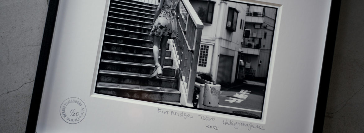 Foot Bridge TOKYO / HERBIE YAMAGUCHI 2013 【Alto e Diritto // exclusive】【SMALL 1/20】The BLITZ KIDS LONDON / HERBIE YAMAGUCHI 1980-1981 【Alto e Diritto // exclusive】【LARGE 1/20】After the rain LONDON / HERBIE YAMAGUCHI 1975 【Alto e Diritto // exclusive】【SMALL 1/20】 Michelle LONDON / HERBIE YAMAGUCHI 1988 【Alto e Diritto // exclusive】【SMALL 2/20】ミッシェル ミシェル Diana Spencer LONDON / HERBIE YAMAGUCHI 1980 【Alto e Diritto // exclusive】【SMALL 1/20】ダイアナ妃 ダイアナ妃 ウェールズ公妃ダイアナ Diana, Princess of Wales、全名: ダイアナ・フランセス Joe on the Tube LONDON / HERBIE YAMAGUCHI 1981 【Alto e Diritto // exclusive】【SMALL 1/20】 Joe with a roll up LONDON / HERBIE YAMAGUCHI 1980 ジョーストラマー ロンドン 愛知 名古屋 Alto e Diritto altoediritto アルトエデリット ハービー山口 HERBIE YAMAGUCHI 写真家 Thames LONDON / HERBIE YAMAGUCHI 1983 テムズ川 ロンドン ハービー山口 1983年 イギリス England イングランド 写真家 写真 http://www.herbie-yamaguchi.com/ オリジナルプリント Portrait Joe 地下鉄のジョー パンク Punk 愛知 名古屋 Alto e Diritto altoediritto アルトエデリット 革ジャン レザージャケット ライダースジャケット モヒカン 鋲ジャン 1983年イギリス総選挙 イギリス名誉革命史 United Kingdom General Election, 1983 ハービー・山口は写真家、エッセイスト。 東京都大田区出身。 作家名の由来は、自身が傾倒していたジャズ・フルート奏者のハービー・マンから。山口 芳則 「LONDON AFTER THE DREAM」（流行通信社　1985）「LEICA LIVE LIFE」福山雅治写真集　（ソニーマガジンズ　1994）「代官山17番地」（アップリンク　1998）「尾崎豊」（光栄　1998）「DISTANCE」福山雅治写真集　（アミューズブックス　1999「TIMELESS IN LUXEMBOURG」　（ルクセンブルク大公国大使館　1999）「bridge22 LP」山崎まさよし×ハービー・山口（ソニーマガジンズ　2001）「LONDON CHASING THE DREAM 」（カラーフィールド　2003）「peace」（アップリンク　2003）フジテレビドラマ「優しい時間―富良野にて」（フジテレビ出版　2005）「HOPE　空、青くなる」（講談社　2003）代官山17番地 Eye of Johnny TOKYO / HERBIE YAMAGUCHI 1983 【Alto e Diritto // exclusive】【MEDIUM 1/20】東京 ジョニー Joe on the Tube LONDON / HERBIE YAMAGUCHI 1981 Early Autumn LONDON / HERBIE YAMAGUCHI 1986 1986年 ハービー山口 女の子 農屋 庭 ロンドン North England / HERBIE YAMAGUCHI 2006 2006年 ノーザン・イングランド 北イングランド、または単に北としても知られている北イングランドは、イングランドの最も北の地域です。これは、北東、北西、ヨークシャーアンドザハンバーの3つの統計地域に分割されています。 Jimmy Pursey Sham69 LONDON / HERBIE YAMAGUCHI 1983 ジミーパーシー 愛知 名古屋 Alto e James Timothy Purseyはイギリスのロックミュージシャンです。彼はパンクロックバンド、シャム69の創設者兼フロントマンであり、1976年以来、ソロアーティストとしての楽曲のリリースに携わってきました。Yesterday LONDON / HERBIE YAMAGUCHI 1975 Thames London / HERBIE YAMAGUCHI 1984 テムズ川 ロンドン After the rain LONDON / HERBIE YAMAGUCHI 1975 ハービー山口 Eye of Johnny TOKYO / HERBIE YAMAGUCHI 1983 Johnny in the spot light LONDON / HERBIE YAMAGUCHI 1983 ジョニーロットン スポットライト ロンドン 1983年 撮影 ハービー山口 写真家 Johnny Rotten　ジョニー・ロットン John Lydon ジョン・ライドン パンク・ロックバンド、セックス・ピストルズのリード・ボーカルを務め、解散後はパブリック・イメージ・リミテッド（PiL）を結成した。 ジョニー・ロットンという名前は彼がセックス・ピストルズに加入したとき、ギタリストのスティーヴ・ジョーンズが彼の歯の汚い状態を見て「腐ってる！お前の歯、腐ってるぞ！(You're rotten! Look at you, your teeth are rotten!)」と発言したことがきっかけで彼のニックネームとなった[1]。 セックス・ピストルズセックス・ピストルズ時代 (1977年) 小学生時代とは打って変わり、中学生からのライドンは退学処分を受けるほどの不良となり、10代後半はマルコム・マクラーレン（デザイナーのヴィヴィアン・ウエストウッドが共同経営者）のブティック「Sex」に頻繁に出入りするようになる[3]。この店を溜まり場としていたライドンをリーダー格とする不良グループ“ジョンズ”は、メンバー全員の名がjohnであることから名づけられた。1975年にマクラーレンがアメリカのバンド、ニューヨーク・ドールズとの小ツアーから帰り、スティーヴ・ジョーンズやポール・クックと共に新たなバンドの結成を模索していたとき、ライドンが現れた。ライドンは「I Hate」とサインペンでなぐり書きされたピンク・フロイドのTシャツを着ており、店内でのオーディションでアリス・クーパーの「エイティーン」を歌った[3]。そしてバンドへ加入、バンド名はセックス・ピストルズに決まる。ピストルズは「アナーキー・イン・ザ・UK」や「ゴッド・セイヴ・ザ・クイーン」などの歴史的な曲を発表し、パンクの有名バンドとなった。曲は主に、メンバーのグレン・マトロックが書いていた。ピストルズの後期、ライドンは、ヘロイン中毒である親友のシド・ヴィシャスの薬物治療の手助けをするが、結局シド・ヴィシャスはヘロインをやめられずまともに演奏できる状態ではなくなった。メンバー間の不仲も頂点に達し、バンドは最悪の状態になり、1978年1月14日、アメリカツアーのサンフランシスコ最終公演を最後にライドンは脱退を表明。ラストライブの最後に「騙された気分はどうだい」と言い放っている[7][8]。脱退表明時には「ロックは死んだ」と宣言した[9]。後に、シド・ヴィシャスと恋人のナンシーは死亡している。Brian Setzer Stray Cats LONDON / HERBIE YAMAGUCHI 1981 ブライアン セッツァー ストレイキャッツ ロンドン 1981年 愛知 名古屋 Alto e Diritto altoediritto アルトエデリット ハービー山口 HERBIE YAMAGUCHI 写真家 Thames LONDON / HERBIE YAMAGUCHI 1983 テムズ川 ロンドン ハービー山口 1983年 イギリス England イングランド 写真家 写真 http://www.herbie-yamaguchi.com/ オリジナルプリント Portrait Joe 地下鉄のジョー パンク Punk 愛知 名古屋 Alto e Diritto altoediritto アルトエデリット 革ジャン レザージャケット ライダースジャケット モヒカン 鋲ジャン 1983年イギリス総選挙 イギリス名誉革命史 United Kingdom General Election, 1983 ハービー・山口は写真家、エッセイスト。 東京都大田区出身。 作家名の由来は、自身が傾倒していたジャズ・フルート奏者のハービー・マンから。山口 芳則 「LONDON AFTER THE DREAM」（流行通信社　1985）「LEICA LIVE LIFE」福山雅治写真集　（ソニーマガジンズ　1994）「代官山17番地」（アップリンク　1998）「尾崎豊」（光栄　1998）「DISTANCE」福山雅治写真集　（アミューズブックス　1999「TIMELESS IN LUXEMBOURG」　（ルクセンブルク大公国大使館　1999）「bridge22 LP」山崎まさよし×ハービー・山口（ソニーマガジンズ　2001）「LONDON CHASING THE DREAM 」（カラーフィールド　2003）「peace」（アップリンク　2003）フジテレビドラマ「優しい時間―富良野にて」（フジテレビ出版　2005）「HOPE　空、青くなる」（講談社　2003）代官山17番地 「1980年前後のロンドンだった。パンクロックが徐々に影をひそめ、とって代わるように現れたのがニューロマンティックスというムーブメントを掲げた若者たちだった。彼らはデビット・ボーイを敬愛し、衣装やメイクに可能な限りの工夫を凝らし、毎週木曜日の夜に、コベントガーデンにあったクラブ、ブリッツに集まって来た。その彼らをいつしかメディアはBLITZ KIDS(ブリッツキッズ）と呼ぶようになった。彼らの多くはアートスクールに通う学生や、将来ミュージシャンやデザイナーになることを夢見ていた若者たちだった。パンクロックが社会への反抗をアグレシブに表現する形態だとしたら、ブリッツキッズはパンクとは違うニュアンスで、自分の世界観や主張を表現する形態だった。それはアーティススティックでポップで洗練された感覚だった。ムーブメントの初期には彼らは広く世間に名乗り出ることはせず、全く秘密裏にこのブリッツに集まっていた。例えば真冬なのに一晩中入店の列に並んでも、彼らのリーダーであるスティーブ・ストレンジの知り合いでなければ入店は許されなかった。幸い私は、彼らと親しい何人かの友人の導きがあり入店を許されていた。そのことについては感謝の気持ちしかない。彼らの作った音楽はシンセザイザーを多用した未来志向のニュアンスに富み、80年代の中期までに一時代を築き上げた。私は普段モノクロームフィルムで撮影をしていたが、彼らの使う色の大切さを知りコダクロームというカラーフィルムを使用した。当時、私の生活はかなり困窮していて、何人もの友人の家を居候として転々と渡り歩るき、一日３食を規則正しく食べることはほぼ無理なことだった。コダクロームを買う出費は自分にとってかなりの痛手で、このブリッツに赴いても、一晩で20カット程を使うだけで、一枚一枚を大切に撮影していた。デジタル時代の現在なら何千カットと彼らを撮影しただろうが、実情はコダクロームを20~30本程消費したのが精一杯いだった。そんな理由で現在完璧な状態で残っているオリジナルのカラースライドは両手に乗るだけの分量しかない。彼らは陽気に踊って飲んで、ブリッツの夜を楽しんではいたが、中核にいた彼らの一部は将来アーティストに成長するべく、お互いに刺激し合い自分を磨いていたのではないかと思えた。1970年代の中期に始まったパンクのムーブメント、それに続くこのムーブメント。当時のイギリスの若者は多かれ少なかれ、この二つのムーブメントを通過し、洗礼を受けて成長したのではないだろうか。この時代のロンドンが、カルチャー的には一番面白かった時代だったと多くのイギリス人が認める所以だ。事実このブリッツに集まって来ていた若者の中から、数年後には世界的に目覚ましい活躍を始めたミュージシャンやアーティストが数多く排出された。この時代のロンドンの素顔を、写真家として目撃出来たことの幸運を今でも噛みしめるのである。同時代に撮影した風景を折々のページに挟んでみた。当時のロンドンの空気感が伝わればと願っている。」SUPER LABOによるハービー・山口の5冊目の写真集。 東京神保町「SUPER LABO STORE TOKYO」にて、2021年作品の展示。「1980年前後のロンドンだった。パンクロックが徐々に影をひそめ、とって代わるように現れたのがニューロマンティックスというムーブメントを掲げた若者たちだった。彼らはデビット・ボーイを敬愛し、衣装やメイクに可能な限りの工夫を凝らし、毎週木曜日の夜に、コベントガーデンにあったクラブ、ブリッツに集まって来た。その彼らをいつしかメディアはBLITZ KIDS(ブリッツキッズ）と呼ぶようになった。」It was London around 1980. Punk rock was on a slow decline, gradually being replaced by the emerging New Romantic movement and its young advocators. They adored David Bowie, exercised as much ingenuity as possible in costumes and makeup, and gathered at the Blitz club in Covent Garden every Thursday night. The press eventually came to call them the “Blitz Kids