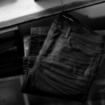 SAINT LAURENT (サンローラン) SKINNY-FIT JEANS COATED BLACK DENIM (スキニーフィット ジーンズ コーティング ブラックデニム) スキニー ストレッチ コーティング デニムパンツ COATED BLACK (コーテッドブラック) Made in italy (イタリア製) 2022 【入荷しました】【フリー分発売開始】のイメージ