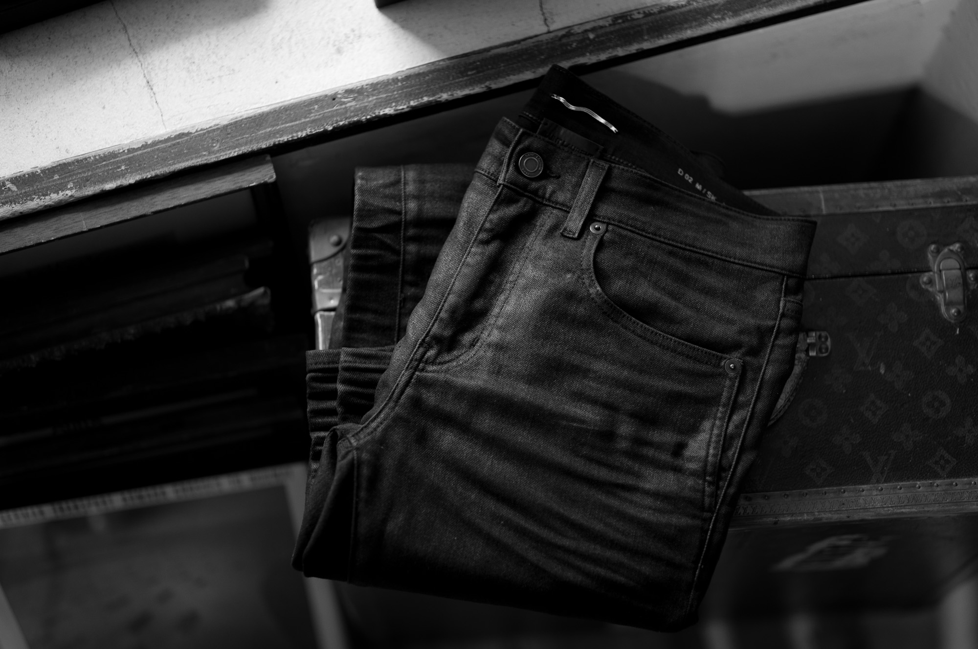 SAINT LAURENT (サンローラン) SKINNY-FIT JEANS COATED BLACK DENIM (スキニーフィット ジーンズ コーティング ブラックデニム) スキニー ストレッチ コーティング デニムパンツ COATED BLACK (コーテッドブラック) Made in italy (イタリア製) 2022春夏 【入荷しました】【フリー分発売開始】愛知 名古屋 Alto e Diritto altoediritto アルトエデリット ジーンズ