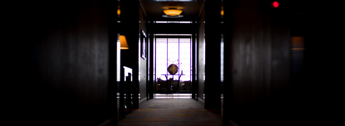 THE RITZ-CARLTON TOKYO "CLUB LEVEL" // 2022.5.06-5.08 ザ・リッツ・カールトン クラブ®レベル ザ・リッツ・カールトンの最高峰のおもてなしを、最上級の空間と設備でご体験いただける「ザ・リッツ・カールトン クラブレベル」。そのおもてなしの中心となるクラブラウンジは、レジデンスをテーマにしたラウンジの概念を超えた空間です。 レセプション、ガーデンテラス、ダイニングルーム、ライブラリーラウンジの4つの エリアに分かれた「クラブラウンジ」では、時間帯によって多彩な趣きでお客様をお迎えいたしております。お客様のクラブレベルのステイをより快適なものにするクラブコンシェルジュは、お客様一人ひとりをお名前でお呼びし、それぞれのお好みに合わせたパーソナルなサービスをお届けいたします。お誕生日や記念日、プロポーズなど特別な日のご滞在には、ご要望に合わせて心に残るひとときを演出するプランをご提案します。 ザ・ロビーラウンジ ラウンジ ホテルの45階、お客様をお迎えするメインロビーに位置する「ザ・ロビーラウンジ」は、お待ち合わせや語らいの時間を特別なものにします。毎週金～日曜日の15時～16時20分の間、「ハープ＆アフタヌーンティー」を提供しております。確かな技術を有するハープ奏者が奏でる美しい音色を聴きながらペストリーシェフによるアフタヌーンティーをお召し上がり頂けます。夕暮れへと移ろいゆく美しい東京の景色と共に、ゆったりとした午後のひとときをお楽しみ下さい45階の開放的な空間で楽しむ伝統的なアフタヌーンティー ザ・リッツ・カールトン東京の45階、お客様をお迎えするメインロビーに位置する「ザ・ロビーラウンジ」は、お待ち合わせや語らいの時間を特別なものにします。 心地よいピアノの生演奏が流れるラグジュアリーな空間で、モダンなアフタヌーンティーセットや厳選された世界各地の茶葉によるティーセレクションと共に、優雅なひと時をお楽しみ下さい。東京の中心に位置する六本木というロケーションに相応しい、西洋と東洋のモダンな融合を表現したインテリアには、オリエンタルな紫、赤、モノトーンを基調とした配色や、和をモチーフとしたファブリックなどを用い、全体として和洋の調和を感じさせる空間となっており、時間の移ろいに合わせた生演奏が彩りを添えます。ISAIA Napoli TOKYO MIDTOWN イザイア ナポリ 東京ミッドタウン スーツ、ジャケット、シャツ、パンツ、シューズ、ネクタイ、チーフ、カバン 愛知 名古屋 Alto e Diritto altoediritto アルトエデリット 20224月19日 ミシュラン ヴァガボンド 2021年12月14日 LA VAGABONDE ラ・ヴァガボンド フレンチ フランス料理 鶴舞 ラヴァカボンド chef ryousuke iwamoto 岩本龍介 予約のとれないフレンチ 名店 美食家 放浪者 旅人 愛知県名古屋市中区千代田2丁目14-24 キャノンピア鶴舞 1F 愛知 名古屋 Alto e Diritto altoediritto アルトエデリット 超絶フレンチ ドレスコード ディナー 中華風家庭料理 ふーみん (表参道/中華料理)　〒107-0062 東京都港区南青山５丁目７−１７ 03-3498-4466　表参道・青山エリアの南青山の中華料理店、中華風家庭料理 ふーみんのオフィシャルページです　CHACOあまみや　千駄ヶ谷の有名なステーキ屋「CHACOあめみや」 炭焼きステーキ 〒151-0051 東京都渋谷区千駄ケ谷１丁目７−１２ 03-3402-6066 http://chacoamemiya.com/sp/ １９７９年（昭和５４年）に開店してから当時のままの姿の店内は重みを感じる。　（お客様からは「昭和の香りがする・・」と言われます）真っ白だった壁も年月を感じさせる趣がある。店内に入るとまず目に入るのが、大きな炭焼きの竈。営業当時からの肉の旨みを沢山吸い込んでいるかも・・・。１９７９年（昭和５４年）に開店してから当時のままの姿の店内は重みを感じる。　（お客様からは「昭和の香りがする・・」と言われます）真っ白だった壁も年月を感じさせる趣がある。店内に入るとまず目に入るのが、大きな炭焼きの竈。営業当時からの肉の旨みを沢山吸い込んでいるかも・・・。炭で焼かれたステーキのお皿は鉄板ではなく鋳物です。牛肉は融点が高いため冷めやすい鉄板ではすぐに肉が固くなってしまいます。チャコのお皿は長い時間温かいので柔らかい牛肉をゆっくりご賞味いただけます。ワイン片手に語らいながら心安らぐ美味しい時間をお過ごしください。LA BISBOCCIA　ラ・ビスボッチャ/LA BISBOCCIA (広尾/イタリアン) RISTORANTE LA BISBOCCIA 〒150-0013 東京都渋谷区恵比寿2-36-13 広尾MTRビル1F "イタリア政府公認レストラン"として選ばれた本格的イタリアン。スタッフもイタリア人が中心で、イタリアにいる気分になれそうな空間。 https://labisboccia.tokyo/ 愛知 名古屋 Vineria Cassini ヴィネリア カッシーニ 東別院 イタリアン 愛知県名古屋市中区伊勢山1-9-13 伊勢山ハイツ1F #1F Iseyamahaitsu, 1-9-13 Iseyama Naka-ku, Nagoya-shi, Aichi-ken 460-0026, Japan イタリアを旅するような気分で楽しむ郷土料理と様々なワイン "Vineria(ヴィネリア)とは、イタリア語でVino(ワイン)＋Osteria(食堂)を足した造語です。 イタリアの郷土料理とその土地で造られた様々なワインをイタリアを旅するような気分でお楽しみいただけます。 「イタリア現地の味」を目指した素材を生かすストレートかつ伝統的なイタリア料理をアラカルトもしくはコースでお楽しみください。 約200種類のイタリアワインの中から、ソムリエがベストなワインを選びます。お料理やお好みに合わせたグラスワインやワインコースもご用意しております。"2021年10月15日 煖 MEI メイ イタリアン 国際センター 名古屋市西区那古野1-23-2 四間道糸重3 mei-nagoya.com shikemichi サンタキアラ Santa Chiara コース 18時一斉スタート きのこ キノコ 森内敬子　モーゼ十戒　ナナツモリピノノワール 2016 pinot noir ドメーヌタカヒコ 曽我貴彦 北海道余市郡余市町登町1395 ワイン名古屋市東区徳川町　天然キノコ MEI 那古野 ネコ 猫　にゃんこ 愛知 名古屋 Alto e Diritto altoediritto アルトエデリット カウンター7席 えごま　味噌カツ ミソカツ みそかつ とんかつ 東別院 〒460-0021 愛知県名古屋市中区平和2丁目16-15 052-323-0963 鶴舞線のガード下にあるトンカツの美味しいお店 みそかつ えごま　和食 美奈登 ミナト 老舗焼肉店 神宮前/焼肉 レトロ モクモク 味噌ダレ とんちゃん 熱田 ホルモン ヤキニク とんねるず ペレ きたなシュラン 懐かし 名鉄堀田駅から徒歩20分 瑞穂区 〒467-0879 愛知県名古屋市瑞穂区平郷町2-6-2 LA VAGABONDE ラ・ヴァガボンド フレンチ フランス料理 鶴舞 ラヴァカボンド chef ryousuke iwamoto 岩本龍介 予約のとれないフレンチ 名店 美食家 放浪者 旅人 愛知県名古屋市中区千代田2丁目14-24 キャノンピア鶴舞 1F 愛知 名古屋 Alto e Diritto altoediritto アルトエデリット 超絶フレンチ ドレスコード ディナー STEAK HOUSE Beef Okuma ステーキハウス ビーフオークマ 名古屋店 霜降り黒毛和牛 サーロイン フィレ シャトーブリアン 仙台牛 宮城牛 近江牛 150g 200g ハンバーグ 松坂屋 名古屋店 愛知　名古屋 Alto e Diritto altoediritto GW休暇 Alto e Diritto アルトエデリット altoediritto 愛知 名古屋 ゴールデンウィーク 休暇 炭火焼肉 煖 だん ダン 愛知 名古屋 焼き肉 名駅店 瑞穂本店 Alto e Diritto altoediritto アルトエデリット 夢 希望 Dream FREEMASONRY フリーメーソン AUDEMARS PIGUET オーデマピゲ SEX PISTOLS セックスピストルズ JOY DIVISION ジョイディヴィジョン DAVID BOWIE デヴィットボーウィ THE VELVET UNDERGROUND ザベルベットアンダーグラウンド THE ROLLING STONES ザローリングストーンズ QUEEN クイーン LED ZEPPELIN レッドツェッペリン Alto e Diritto アルトエデリット 愛知 名古屋 Italy MOORER ムーレー / BELVEST ベルベスト / ISAIA イザイア / LUCA GRASSIA ルカグラシア / Alfredo Rifugio アルフレードリフージオ / LARDINI ラルディーニ / De Petrillo デ・ペトリロ / TAGLIATORE タリアトーレ / Sealup シーラップ / EMMETI エンメティ / CINQUANTA チンクアンタ / SILENCE サイレンス / MOLEC モレック / Finamore フィナモレ / ORIAN オリアン / AVINO Laboratorio Napoletano アヴィーノ / INCOTEX インコテックス / INCOTEX SLACKS インコテックススラックス / PT TORINO ピーティートリノ / BERWICH ベルウィッチ / VIGANO ヴィガーノ / RICHARD J.BROWN リチャードJブラウン / FEDELI フェデーリ / MANRICO CASHMERE マンリコカシミヤ / ZANONE ザノーネ / Cruciani クルチアーニ / GRAN SASSO グランサッソ / Settefili Cashmere セッテフィーリカシミア / Girelli Bruni ジレリブルーニ / ENZO BONAFE エンツォボナフェ / FERRANTE フェランテ / GHOUD ゴード / ACATE アカーテ / Cisei シセイ / STEFANO RICCI ステファノリッチ / ALPO アル France Georges de Patricia ジョルジュドパトリシア / SAINT LAURENTサンローラン / CELINE セリーヌ / AUBERCY オーベルシー / lucien pellat-finet ルシアンペラフィネ / NATIONAL STANDARD ナショナルスタンダー U.S.A. South Paradiso Leather サウスパラディソ / JACQUESMARIEMAGE ジャックマリーマージュ / MARC MARMEL マークマーメル / WHITE'S BOOTS ホワイツブーツ / JUTTA NEUMANN ユッタニューマン England GRENFELL グレンフェル / J&M DAVIDSON ジェイアンドエムディヴィッドソン / JAMES GROSE ジェームスグロース / JOHN SMEDLEY ジョンスメドレー / Johnstons ジョンストンズ Other FIXER フィクサー / cuervo bopoha クエルボ ヴァローナ / BACKLASH The Line バックラッシュ ザライン / RIVORA リヴォラ / C.QP / Order Suit オーダースーツ 愛知 名古屋 Alto e Diritto altoediritto アルトエデリット