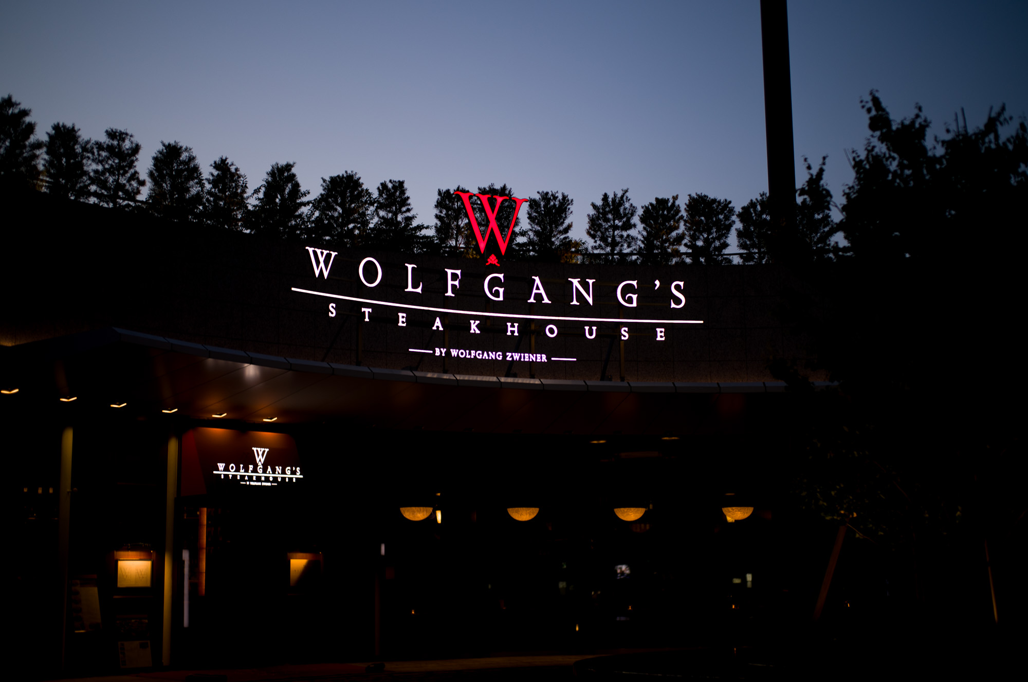 Wolfgang's Steakhouse Signature Aoyama WOLFGANS'S STEAKHOUSE ウルフギャング ステーキハウス Tボーンステーキ  東京都 港区 北青山 2-5-8　青山OM-SQUARE1F 03-5843-0822 100席 (ダイニング58席、個室A：10席、個室B：8席、バー＆ウイスキーラウンジ24席) BARONROUGE バロンルージュ 〒460-0008 愛知県名古屋市中区栄5丁目19番12 @nagoya_baronrouge 050-5872-9950 移転 renewal open 。大人がひっそりと訪れる酒と料理を嗜むお店 25年続くお店が少しだけ移転しリニューアルオープン。新築のビル2階に佇む大人のためのレストラン＆バー。大人の階段を上り重厚な扉を開けると1日の疲れをリセット。大人の日常にそっと手を差し伸べる程よい非日常空間。プロが作る美味い酒 と しっかり食べられる料理。酒だけでも 料理だけでも 会話だけでも お気軽に。初めてご来店の方も いつもの馴染みのお店にしてください。八乃助 ISAMUKATAYAMABACKLASH イサムカタヤマバックラッシュ 片山勇 バックラッシュ ATSUTA JINGU ///【LEICA M10-P ASC 100 Edition + SUMMILUX-M F1.4/50mm ASPH】2022年5月11日 火曜 熱田神宮 Wolfgang's Steakhouse Signature Aoyama WOLFGANS'S STEAKHOUSE ウルフギャング ステーキハウス Tボーンステーキ  東京都 港区 北青山 2-5-8　青山OM-SQUARE1F 03-5843-0822 100席 (ダイニング58席、個室A：10席、個室B：8席、バー＆ウイスキーラウンジ24席) THE RITZ-CARLTON TOKYO "CLUB LEVEL" // 2022.5.06-5.08 ザ・リッツ・カールトン クラブ®レベル ザ・リッツ・カールトンの最高峰のおもてなしを、最上級の空間と設備でご体験いただける「ザ・リッツ・カールトン クラブレベル」。そのおもてなしの中心となるクラブラウンジは、レジデンスをテーマにしたラウンジの概念を超えた空間です。 レセプション、ガーデンテラス、ダイニングルーム、ライブラリーラウンジの4つの エリアに分かれた「クラブラウンジ」では、時間帯によって多彩な趣きでお客様をお迎えいたしております。お客様のクラブレベルのステイをより快適なものにするクラブコンシェルジュは、お客様一人ひとりをお名前でお呼びし、それぞれのお好みに合わせたパーソナルなサービスをお届けいたします。お誕生日や記念日、プロポーズなど特別な日のご滞在には、ご要望に合わせて心に残るひとときを演出するプランをご提案します。 ザ・ロビーラウンジ ラウンジ ホテルの45階、お客様をお迎えするメインロビーに位置する「ザ・ロビーラウンジ」は、お待ち合わせや語らいの時間を特別なものにします。毎週金～日曜日の15時～16時20分の間、「ハープ＆アフタヌーンティー」を提供しております。確かな技術を有するハープ奏者が奏でる美しい音色を聴きながらペストリーシェフによるアフタヌーンティーをお召し上がり頂けます。夕暮れへと移ろいゆく美しい東京の景色と共に、ゆったりとした午後のひとときをお楽しみ下さい45階の開放的な空間で楽しむ伝統的なアフタヌーンティー ザ・リッツ・カールトン東京の45階、お客様をお迎えするメインロビーに位置する「ザ・ロビーラウンジ」は、お待ち合わせや語らいの時間を特別なものにします。 心地よいピアノの生演奏が流れるラグジュアリーな空間で、モダンなアフタヌーンティーセットや厳選された世界各地の茶葉によるティーセレクションと共に、優雅なひと時をお楽しみ下さい。東京の中心に位置する六本木というロケーションに相応しい、西洋と東洋のモダンな融合を表現したインテリアには、オリエンタルな紫、赤、モノトーンを基調とした配色や、和をモチーフとしたファブリックなどを用い、全体として和洋の調和を感じさせる空間となっており、時間の移ろいに合わせた生演奏が彩りを添えます。ISAIA Napoli TOKYO MIDTOWN イザイア ナポリ 東京ミッドタウン スーツ、ジャケット、シャツ、パンツ、シューズ、ネクタイ、チーフ、カバン 愛知 名古屋 Alto e Diritto altoediritto アルトエデリット 20224月19日 ミシュラン ヴァガボンド 2021年12月14日 LA VAGABONDE ラ・ヴァガボンド フレンチ フランス料理 鶴舞 ラヴァカボンド chef ryousuke iwamoto 岩本龍介 予約のとれないフレンチ 名店 美食家 放浪者 旅人 愛知県名古屋市中区千代田2丁目14-24 キャノンピア鶴舞 1F 愛知 名古屋 Alto e Diritto altoediritto アルトエデリット 超絶フレンチ ドレスコード ディナー 中華風家庭料理 ふーみん (表参道/中華料理)　〒107-0062 東京都港区南青山５丁目７−１７ 03-3498-4466　表参道・青山エリアの南青山の中華料理店、中華風家庭料理 ふーみんのオフィシャルページです　CHACOあまみや　千駄ヶ谷の有名なステーキ屋「CHACOあめみや」 炭焼きステーキ 〒151-0051 東京都渋谷区千駄ケ谷１丁目７−１２ 03-3402-6066 http://chacoamemiya.com/sp/ １９７９年（昭和５４年）に開店してから当時のままの姿の店内は重みを感じる。　（お客様からは「昭和の香りがする・・」と言われます）真っ白だった壁も年月を感じさせる趣がある。店内に入るとまず目に入るのが、大きな炭焼きの竈。営業当時からの肉の旨みを沢山吸い込んでいるかも・・・。１９７９年（昭和５４年）に開店してから当時のままの姿の店内は重みを感じる。　（お客様からは「昭和の香りがする・・」と言われます）真っ白だった壁も年月を感じさせる趣がある。店内に入るとまず目に入るのが、大きな炭焼きの竈。営業当時からの肉の旨みを沢山吸い込んでいるかも・・・。炭で焼かれたステーキのお皿は鉄板ではなく鋳物です。牛肉は融点が高いため冷めやすい鉄板ではすぐに肉が固くなってしまいます。チャコのお皿は長い時間温かいので柔らかい牛肉をゆっくりご賞味いただけます。ワイン片手に語らいながら心安らぐ美味しい時間をお過ごしください。LA BISBOCCIA　ラ・ビスボッチャ/LA BISBOCCIA (広尾/イタリアン) RISTORANTE LA BISBOCCIA 〒150-0013 東京都渋谷区恵比寿2-36-13 広尾MTRビル1F "イタリア政府公認レストラン"として選ばれた本格的イタリアン。スタッフもイタリア人が中心で、イタリアにいる気分になれそうな空間。 https://labisboccia.tokyo/ 愛知 名古屋 Vineria Cassini ヴィネリア カッシーニ 東別院 イタリアン 愛知県名古屋市中区伊勢山1-9-13 伊勢山ハイツ1F #1F Iseyamahaitsu, 1-9-13 Iseyama Naka-ku, Nagoya-shi, Aichi-ken 460-0026, Japan イタリアを旅するような気分で楽しむ郷土料理と様々なワイン "Vineria(ヴィネリア)とは、イタリア語でVino(ワイン)＋Osteria(食堂)を足した造語です。 イタリアの郷土料理とその土地で造られた様々なワインをイタリアを旅するような気分でお楽しみいただけます。 「イタリア現地の味」を目指した素材を生かすストレートかつ伝統的なイタリア料理をアラカルトもしくはコースでお楽しみください。 約200種類のイタリアワインの中から、ソムリエがベストなワインを選びます。お料理やお好みに合わせたグラスワインやワインコースもご用意しております。"2021年10月15日 煖 MEI メイ イタリアン 国際センター 名古屋市西区那古野1-23-2 四間道糸重3 mei-nagoya.com shikemichi サンタキアラ Santa Chiara コース 18時一斉スタート きのこ キノコ 森内敬子　モーゼ十戒　ナナツモリピノノワール 2016 pinot noir ドメーヌタカヒコ 曽我貴彦 北海道余市郡余市町登町1395  ワイン名古屋市東区徳川町　天然キノコ MEI 那古野 ネコ 猫　にゃんこ 愛知 名古屋 Alto e Diritto altoediritto アルトエデリット カウンター7席 えごま　味噌カツ ミソカツ みそかつ とんかつ 東別院 〒460-0021 愛知県名古屋市中区平和2丁目16-15 052-323-0963  鶴舞線のガード下にあるトンカツの美味しいお店 みそかつ えごま　和食 美奈登 ミナト 老舗焼肉店 神宮前/焼肉 レトロ モクモク 味噌ダレ とんちゃん 熱田 ホルモン ヤキニク とんねるず ペレ きたなシュラン 懐かし 名鉄堀田駅から徒歩20分 瑞穂区 〒467-0879 愛知県名古屋市瑞穂区平郷町2-6-2 LA VAGABONDE ラ・ヴァガボンド フレンチ フランス料理 鶴舞 ラヴァカボンド chef ryousuke iwamoto 岩本龍介 予約のとれないフレンチ 名店 美食家 放浪者 旅人 愛知県名古屋市中区千代田2丁目14-24 キャノンピア鶴舞 1F 愛知 名古屋 Alto e Diritto altoediritto アルトエデリット 超絶フレンチ ドレスコード ディナー STEAK HOUSE Beef Okuma ステーキハウス ビーフオークマ 名古屋店 霜降り黒毛和牛 サーロイン フィレ シャトーブリアン 仙台牛 宮城牛 近江牛 150g 200g ハンバーグ 松坂屋 名古屋店 愛知　名古屋 Alto e Diritto altoediritto  GW休暇 Alto e Diritto アルトエデリット altoediritto 愛知 名古屋 ゴールデンウィーク 休暇 炭火焼肉 煖  だん ダン 愛知 名古屋 焼き肉  名駅店 瑞穂本店 Alto e Diritto altoediritto アルトエデリット 夢 希望 Dream FREEMASONRY フリーメーソン AUDEMARS PIGUET オーデマピゲ SEX PISTOLS セックスピストルズ JOY DIVISION ジョイディヴィジョン DAVID BOWIE デヴィットボーウィ THE VELVET UNDERGROUND ザベルベットアンダーグラウンド THE ROLLING STONES ザローリングストーンズ QUEEN クイーン LED ZEPPELIN レッドツェッペリン Alto e Diritto アルトエデリット 愛知 名古屋 Italy MOORER ムーレー / BELVEST ベルベスト / ISAIA イザイア / LUCA GRASSIA ルカグラシア / Alfredo Rifugio アルフレードリフージオ / LARDINI ラルディーニ / De Petrillo デ・ペトリロ / TAGLIATORE タリアトーレ / Sealup シーラップ / EMMETI エンメティ / CINQUANTA チンクアンタ / SILENCE サイレンス / MOLEC モレック / Finamore フィナモレ / ORIAN オリアン / AVINO Laboratorio Napoletano アヴィーノ / INCOTEX インコテックス / INCOTEX SLACKS インコテックススラックス / PT TORINO ピーティートリノ / BERWICH ベルウィッチ / VIGANO ヴィガーノ / RICHARD J.BROWN リチャードJブラウン / FEDELI フェデーリ / MANRICO CASHMERE マンリコカシミヤ / ZANONE ザノーネ / Cruciani クルチアーニ / GRAN SASSO グランサッソ / Settefili Cashmere セッテフィーリカシミア / Girelli Bruni ジレリブルーニ / ENZO BONAFE エンツォボナフェ / FERRANTE フェランテ / GHOUD ゴード / ACATE アカーテ / Cisei シセイ / STEFANO RICCI ステファノリッチ / ALPO アル France Georges de Patricia ジョルジュドパトリシア / SAINT LAURENTサンローラン / CELINE セリーヌ / AUBERCY オーベルシー / lucien pellat-finet ルシアンペラフィネ / NATIONAL STANDARD ナショナルスタンダー U.S.A. South Paradiso Leather サウスパラディソ / JACQUESMARIEMAGE ジャックマリーマージュ / MARC MARMEL マークマーメル / WHITE'S BOOTS ホワイツブーツ / JUTTA NEUMANN ユッタニューマン England GRENFELL グレンフェル / J&M DAVIDSON ジェイアンドエムディヴィッドソン / JAMES GROSE ジェームスグロース / JOHN SMEDLEY ジョンスメドレー / Johnstons ジョンストンズ Other FIXER フィクサー / cuervo bopoha クエルボ ヴァローナ / BACKLASH The Line バックラッシュ ザライン / RIVORA リヴォラ / C.QP / Order Suit オーダースーツ 愛知 名古屋 Alto e Diritto altoediritto アルトエデリッライカM10 アポズミクロン 2021 October.27 21年目スタート 21年目からは楽しくゆっくりすごしてゆけたらなと思ってます ジョーストラマー 「10.26(tue)」,「10.27(wed)」 お休みとなります Thames LONDON / HERBIE YAMAGUCHI 1983 テムズ川 ロンドン ハービー山口 1983年 イギリス England イングランド 写真家 写真 Not Banksy ノットバンクシー BANKSY バンクシー 我々の敵はあなたの敵じゃない   共に生きよう LEICA // APO-SUMMICRON-M f2/35mm ASPH. ライカ アポ・ズミクロンM f2/35mm ASPH. 愛知 名古屋 Alto e Diritto altoediritto アルトエデリット 世界最高峰のレンズと称賛され続けているライカMレンズにおいて、アポ・ズミクロンM f2/35mm ASPH.もそのMレンズの名にふさわしい優れた性能を誇ります。さらに、アポ・ズミクロンMシリーズのレンズとしてはもちろんのこと、これまでにない新しいタイプのMレンズとして目をひく存在でもあります。その特長は、Mレンズの中で最短で唯一ともいえる最短撮影距離と、きわめてシャープな描写力、美しいボケ味、そして開放F値F2という明るさにあります。ドイツならではの高度な製造技術が生み出したこのレンズを活用すれば、M型カメラはもとより、「ライカSL2」や「ライカSL2-S」でも、優れた描写力を活用してあらゆるシーンでの撮影が楽しめます。 光学系の設計に全撮影距離で高画質が得られるフローティングシステムを採用しているため、近距離撮影でも高い描写力を発揮しながら、Mレンズでは唯一となるわずか30cmという最短撮影距離を実現しています。フォーカスリングの回転角は300°ときわめて大きく、最短撮影距離が短くなっているにも関わらず緻密なピント合わせが可能です。開放値はF2.0という明るさで、クリエイティブな作品づくりも多彩に楽しめます。その時々の貴重な瞬間を、ライカらしい高品位な写真として記録することができます。イギリスの写真家ヒュー・ジョン氏は、ポートレート撮影でもアポ・ズミクロンM f2/35mm ASPH.が威力を発揮することを実感しました。「被写界深度がこれほど浅くなるとは驚きました。まつげの部分が驚くほどシャープに描写され、そこから徐々にボケていく。これは元のサイズのまま一部をトリミングしたものですが、85mm、いや、105mmのレンズで撮影したかのような仕上がりです！」「アポ・ズミクロンM f2/35mm ASPH.は、美しいボケ味でポートレート写真に新たな可能性をもたらすレンズですね。それに接写もこなせるので、まさにオールラウンドな1本だと言えます。色の再現性も絶妙で、シャープな解像感も素晴らしい。これさえあれば他のレンズはいらないと言ってもいいかもしれません！」2021年8月18日 Leica Nagoya ライカ松坂屋名古屋店 ライカ名古屋 460-8430 愛知県中区栄3-16-1 松坂屋名古屋店 北館3Ｆ 052-264-2840 入鹿池　いるかいけ 名古屋近郊のボート釣りのメッカ 愛知県犬山市の入鹿、飛騨木曽川国定公園内にある人工の農業用ため池 わかさぎ釣り・ブラックバス釣りなら入鹿池にある見晴茶屋へ https://inuyama.gr.jp/miharashi.html 犬山観光情報  ワカサギやブラックバス釣りのメッカとして知られる入鹿池 ブラックバス釣果 犬山名物 でんがく 五平餅 見晴茶屋 愛知県犬山市堤下60 蓬ぜん 犬山 犬山口 愛知 名古屋名物 ひつまぶし http://houzen.s-d.jp/index.html 犬山城 ミシュランガイド愛知2019 あつた蓬莱軒 22年間修行 店主 うなぎ ウナギ 鰻 愛知県犬山市上坂町4-168 0568-39-5077 犬山市観光協会 ミシュラン 博多串焼き 八乃助  焼き鳥 焼鳥 愛知 名古屋 とみやBLOG 富屋酒店 とみやBLOG ライカ LEICA LEICA M10-p ASC100 EDITION ライカM10-P ズミルックス 2021年7月27日 煖 MEI メイ イタリアン 国際センター 名古屋市西区那古野1-23-2 四間道糸重3 mei-nagoya.com shikemichi サンタキアラ Santa Chiara コース 18時一斉スタート きのこ キノコ 森内敬子　モーゼ十戒　ナナツモリピノノワール 2016 pinot noir ドメーヌタカヒコ 曽我貴彦 北海道余市郡余市町登町1395  ワイン名古屋市東区徳川町　天然キノコ MEI 那古野 ネコ 猫　にゃんこ 愛知 名古屋 Alto e Diritto altoediritto アルトエデリット カウンター7席 えごま　味噌カツ ミソカツ みそかつ とんかつ 東別院 〒460-0021 愛知県名古屋市中区平和2丁目16-15 052-323-0963  鶴舞線のガード下にあるトンカツの美味しいお店 みそかつ えごま　和食 美奈登 ミナト 老舗焼肉店 神宮前/焼肉 レトロ モクモク 味噌ダレ とんちゃん 熱田 ホルモン ヤキニク とんねるず ペレ きたなシュラン 懐かし 名鉄堀田駅から徒歩20分 瑞穂区 〒467-0879 愛知県名古屋市瑞穂区平郷町2-6-2 LA VAGABONDE ラ・ヴァガボンド フレンチ フランス料理 鶴舞 ラヴァカボンド chef ryousuke iwamoto 岩本龍介 予約のとれないフレンチ 名店 美食家 放浪者 旅人 愛知県名古屋市中区千代田2丁目14-24 キャノンピア鶴舞 1F 愛知 名古屋 Alto e Diritto altoediritto アルトエデリット 超絶フレンチ ドレスコード ディナー STEAK HOUSE Beef Okuma ステーキハウス ビーフオークマ 名古屋店 霜降り黒毛和牛 サーロイン フィレ シャトーブリアン 仙台牛 宮城牛 近江牛 150g 200g ハンバーグ 松坂屋 名古屋店 愛知　名古屋 Alto e Diritto altoediritto  GW休暇 Alto e Diritto アルトエデリット altoediritto 愛知 名古屋 ゴールデンウィーク 休暇 炭火焼肉 煖  だん ダン 愛知 名古屋 焼き肉  名駅店 瑞穂本店 Alto e Diritto altoediritto アルトエデリット 夢 希望 Dream FREEMASONRY フリーメーソン AUDEMARS PIGUET オーデマピゲ SEX PISTOLS セックスピストルズ JOY DIVISION ジョイディヴィジョン DAVID BOWIE デヴィットボーウィ THE VELVET UNDERGROUND ザベルベットアンダーグラウンド THE ROLLING STONES ザローリングストーンズ QUEEN クイーン LED ZEPPELIN レッドツェッペリン Alto e Diritto アルトエデリット 愛知 名古屋 Italy MOORER ムーレー / BELVEST ベルベスト / ISAIA イザイア / LUCA GRASSIA ルカグラシア / Alfredo Rifugio アルフレードリフージオ / LARDINI ラルディーニ / De Petrillo デ・ペトリロ / TAGLIATORE タリアトーレ / Sealup シーラップ / EMMETI エンメティ / CINQUANTA チンクアンタ / SILENCE サイレンス / MOLEC モレック / Finamore フィナモレ / ORIAN オリアン / AVINO Laboratorio Napoletano アヴィーノ / INCOTEX インコテックス / INCOTEX SLACKS インコテックススラックス / PT TORINO ピーティートリノ / BERWICH ベルウィッチ / VIGANO ヴィガーノ / RICHARD J.BROWN リチャードJブラウン / FEDELI フェデーリ / MANRICO CASHMERE マンリコカシミヤ / ZANONE ザノーネ / Cruciani クルチアーニ / GRAN SASSO グランサッソ / Settefili Cashmere セッテフィーリカシミア / Girelli Bruni ジレリブルーニ / ENZO BONAFE エンツォボナフェ / FERRANTE フェランテ / GHOUD ゴード / ACATE アカーテ / Cisei シセイ / STEFANO RICCI ステファノリッチ / ALPO アル France Georges de Patricia ジョルジュドパトリシア / SAINT LAURENTサンローラン / CELINE セリーヌ / AUBERCY オーベルシー / lucien pellat-finet ルシアンペラフィネ / NATIONAL STANDARD ナショナルスタンダー U.S.A. South Paradiso Leather サウスパラディソ / JACQUESMARIEMAGE ジャックマリーマージュ / MARC MARMEL マークマーメル / WHITE'S BOOTS ホワイツブーツ / JUTTA NEUMANN ユッタニューマン England GRENFELL グレンフェル / J&M DAVIDSON ジェイアンドエムディヴィッドソン / JAMES GROSE ジェームスグロース / JOHN SMEDLEY ジョンスメドレー / Johnstons ジョンストンズ Other FIXER フィクサー / cuervo bopoha クエルボ ヴァローナ / BACKLASH The Line バックラッシュ ザライン / RIVORA リヴォラ / C.QP / Order Suit オーダースーツ 愛知 名古屋 Alto e Diritto altoediritto アルトエデリット