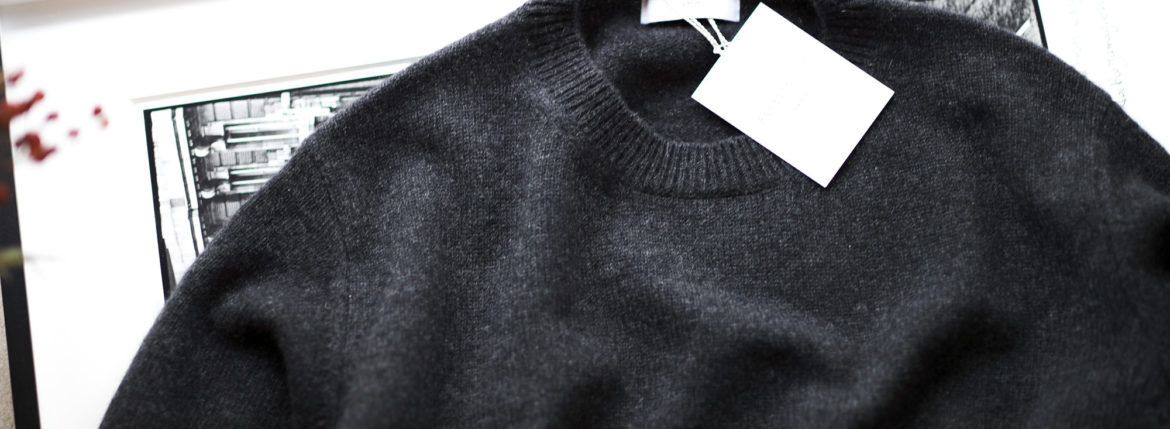 RENCONTRANT (レンコントラント) Cashmere Crew Neck Sweater (クルーネック セーター) Cashmere 100% ミドルゲージ カシミヤ ニット セーター CROW (チャコール) MADE IN JAPAN (日本製) 2022 秋冬新作 【入荷しました】【フリー分発売開始】愛知 名古屋 Alto e Diritto altoediritto アルトエデリット