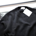 RENCONTRANT (レンコントラント) Cashmere Crew Neck Sweater (クルーネック セーター) Cashmere 100% ミドルゲージ カシミヤ ニット セーター CROW (チャコール) MADE IN JAPAN (日本製) 2022 秋冬新作 【入荷しました】【フリー分発売開始】のイメージ