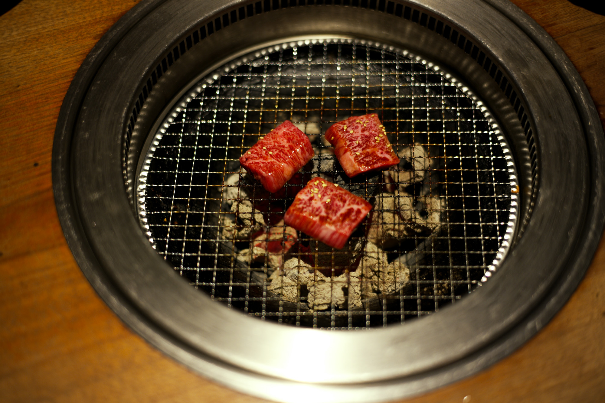 煖　だん 焼き肉 ヤキニク　2022811 MEI メイ イタリアン 国際センター 名古屋市西区那古野1-23-2 四間道糸重3 mei-nagoya.com shikemichi サンタキアラ Santa Chiara コース 18時一斉スタート きのこ キノコ 森内敬子　モーゼ十戒　「8.09(tue)」,「8.10(wed)」 お休みとなります Brian Setzer Stray Cats LONDON / HERBIE YAMAGUCHI 1981 【Alto e Diritto // exclusive】【SMALL 2/20】ブライアンセッツァー ストレイキャッツ ハービー山口　ISAMUKATAYAMA BACKLASH 片山勇 LEON レオン 雑誌 渡辺 編集 karaoke カラオケ BARONROUGE バロンルージュ 〒460-0008 愛知県名古屋市中区栄5丁目19番12 @nagoya_baronrouge 050-5872-9950 移転 renewal open 。大人がひっそりと訪れる酒と料理を嗜むお店 25年続くお店が少しだけ移転しリニューアルオープン。新築のビル2階に佇む大人のためのレストラン＆バー。大人の階段を上り重厚な扉を開けると1日の疲れをリセット。大人の日常にそっと手を差し伸べる程よい非日常空間。プロが作る美味い酒 と しっかり食べられる料理。酒だけでも 料理だけでも 会話だけでも お気軽に。初めてご来店の方も いつもの馴染みのお店にしてください。八乃助 ISAMUKATAYAMABACKLASH イサムカタヤマバックラッシュ 片山勇 バックラッシュ ATSUTA JINGU ///【LEICA M10-P ASC 100 Edition + SUMMILUX-M F1.4/50mm ASPH】2022年5月11日 火曜 熱田神宮 Wolfgang's Steakhouse Signature Aoyama WOLFGANS'S STEAKHOUSE ウルフギャング ステーキハウス Tボーンステーキ  東京都 港区 北青山 2-5-8　青山OM-SQUARE1F 03-5843-0822 100席 (ダイニング58席、個室A：10席、個室B：8席、バー＆ウイスキーラウンジ24席) THE RITZ-CARLTON TOKYO "CLUB LEVEL" // 2022.5.06-5.08 ザ・リッツ・カールトン クラブ®レベル ザ・リッツ・カールトンの最高峰のおもてなしを、最上級の空間と設備でご体験いただける「ザ・リッツ・カールトン クラブレベル」。そのおもてなしの中心となるクラブラウンジは、レジデンスをテーマにしたラウンジの概念を超えた空間です。 レセプション、ガーデンテラス、ダイニングルーム、ライブラリーラウンジの4つの エリアに分かれた「クラブラウンジ」では、時間帯によって多彩な趣きでお客様をお迎えいたしております。お客様のクラブレベルのステイをより快適なものにするクラブコンシェルジュは、お客様一人ひとりをお名前でお呼びし、それぞれのお好みに合わせたパーソナルなサービスをお届けいたします。お誕生日や記念日、プロポーズなど特別な日のご滞在には、ご要望に合わせて心に残るひとときを演出するプランをご提案します。 ザ・ロビーラウンジ ラウンジ ホテルの45階、お客様をお迎えするメインロビーに位置する「ザ・ロビーラウンジ」は、お待ち合わせや語らいの時間を特別なものにします。毎週金～日曜日の15時～16時20分の間、「ハープ＆アフタヌーンティー」を提供しております。確かな技術を有するハープ奏者が奏でる美しい音色を聴きながらペストリーシェフによるアフタヌーンティーをお召し上がり頂けます。夕暮れへと移ろいゆく美しい東京の景色と共に、ゆったりとした午後のひとときをお楽しみ下さい45階の開放的な空間で楽しむ伝統的なアフタヌーンティー ザ・リッツ・カールトン東京の45階、お客様をお迎えするメインロビーに位置する「ザ・ロビーラウンジ」は、お待ち合わせや語らいの時間を特別なものにします。 心地よいピアノの生演奏が流れるラグジュアリーな空間で、モダンなアフタヌーンティーセットや厳選された世界各地の茶葉によるティーセレクションと共に、優雅なひと時をお楽しみ下さい。東京の中心に位置する六本木というロケーションに相応しい、西洋と東洋のモダンな融合を表現したインテリアには、オリエンタルな紫、赤、モノトーンを基調とした配色や、和をモチーフとしたファブリックなどを用い、全体として和洋の調和を感じさせる空間となっており、時間の移ろいに合わせた生演奏が彩りを添えます。ISAIA Napoli TOKYO MIDTOWN イザイア ナポリ 東京ミッドタウン スーツ、ジャケット、シャツ、パンツ、シューズ、ネクタイ、チーフ、カバン 愛知 名古屋 Alto e Diritto altoediritto アルトエデリット 20224月19日 ミシュラン ヴァガボンド 2021年12月14日 LA VAGABONDE ラ・ヴァガボンド フレンチ フランス料理 鶴舞 ラヴァカボンド chef ryousuke iwamoto 岩本龍介 予約のとれないフレンチ 名店 美食家 放浪者 旅人 愛知県名古屋市中区千代田2丁目14-24 キャノンピア鶴舞 1F 愛知 名古屋 Alto e Diritto altoediritto アルトエデリット 超絶フレンチ ドレスコード ディナー 中華風家庭料理 ふーみん (表参道/中華料理)　〒107-0062 東京都港区南青山５丁目７−１７ 03-3498-4466　表参道・青山エリアの南青山の中華料理店、中華風家庭料理 ふーみんのオフィシャルページです　CHACOあまみや　千駄ヶ谷の有名なステーキ屋「CHACOあめみや」 炭焼きステーキ 〒151-0051 東京都渋谷区千駄ケ谷１丁目７−１２ 03-3402-6066 http://chacoamemiya.com/sp/ １９７９年（昭和５４年）に開店してから当時のままの姿の店内は重みを感じる。　（お客様からは「昭和の香りがする・・」と言われます）真っ白だった壁も年月を感じさせる趣がある。店内に入るとまず目に入るのが、大きな炭焼きの竈。営業当時からの肉の旨みを沢山吸い込んでいるかも・・・。１９７９年（昭和５４年）に開店してから当時のままの姿の店内は重みを感じる。　（お客様からは「昭和の香りがする・・」と言われます）真っ白だった壁も年月を感じさせる趣がある。店内に入るとまず目に入るのが、大きな炭焼きの竈。営業当時からの肉の旨みを沢山吸い込んでいるかも・・・。炭で焼かれたステーキのお皿は鉄板ではなく鋳物です。牛肉は融点が高いため冷めやすい鉄板ではすぐに肉が固くなってしまいます。チャコのお皿は長い時間温かいので柔らかい牛肉をゆっくりご賞味いただけます。ワイン片手に語らいながら心安らぐ美味しい時間をお過ごしください。LA BISBOCCIA　ラ・ビスボッチャ/LA BISBOCCIA (広尾/イタリアン) RISTORANTE LA BISBOCCIA 〒150-0013 東京都渋谷区恵比寿2-36-13 広尾MTRビル1F "イタリア政府公認レストラン"として選ばれた本格的イタリアン。スタッフもイタリア人が中心で、イタリアにいる気分になれそうな空間。 https://labisboccia.tokyo/ 愛知 名古屋 Vineria Cassini ヴィネリア カッシーニ 東別院 イタリアン 愛知県名古屋市中区伊勢山1-9-13 伊勢山ハイツ1F #1F Iseyamahaitsu, 1-9-13 Iseyama Naka-ku, Nagoya-shi, Aichi-ken 460-0026, Japan イタリアを旅するような気分で楽しむ郷土料理と様々なワイン "Vineria(ヴィネリア)とは、イタリア語でVino(ワイン)＋Osteria(食堂)を足した造語です。 イタリアの郷土料理とその土地で造られた様々なワインをイタリアを旅するような気分でお楽しみいただけます。 「イタリア現地の味」を目指した素材を生かすストレートかつ伝統的なイタリア料理をアラカルトもしくはコースでお楽しみください。 約200種類のイタリアワインの中から、ソムリエがベストなワインを選びます。お料理やお好みに合わせたグラスワインやワインコースもご用意しております。"2021年10月15日 煖 MEI メイ イタリアン 国際センター 名古屋市西区那古野1-23-2 四間道糸重3 mei-nagoya.com shikemichi サンタキアラ Santa Chiara コース 18時一斉スタート きのこ キノコ 森内敬子　モーゼ十戒　ナナツモリピノノワール 2016 pinot noir ドメーヌタカヒコ 曽我貴彦 北海道余市郡余市町登町1395  ワイン名古屋市東区徳川町　天然キノコ MEI 那古野 ネコ 猫　にゃんこ 愛知 名古屋 Alto e Diritto altoediritto アルトエデリット カウンター7席 えごま　味噌カツ ミソカツ みそかつ とんかつ 東別院 〒460-0021 愛知県名古屋市中区平和2丁目16-15 052-323-0963  鶴舞線のガード下にあるトンカツの美味しいお店 みそかつ えごま　和食 美奈登 ミナト 老舗焼肉店 神宮前/焼肉 レトロ モクモク 味噌ダレ とんちゃん 熱田 ホルモン ヤキニク とんねるず ペレ きたなシュラン 懐かし 名鉄堀田駅から徒歩20分 瑞穂区 〒467-0879 愛知県名古屋市瑞穂区平郷町2-6-2 LA VAGABONDE ラ・ヴァガボンド フレンチ フランス料理 鶴舞 ラヴァカボンド chef ryousuke iwamoto 岩本龍介 予約のとれないフレンチ 名店 美食家 放浪者 旅人 愛知県名古屋市中区千代田2丁目14-24 キャノンピア鶴舞 1F 愛知 名古屋 Alto e Diritto altoediritto アルトエデリット 超絶フレンチ ドレスコード ディナー STEAK HOUSE Beef Okuma ステーキハウス ビーフオークマ 名古屋店 霜降り黒毛和牛 サーロイン フィレ シャトーブリアン 仙台牛 宮城牛 近江牛 150g 200g ハンバーグ 松坂屋 名古屋店 愛知　名古屋 Alto e Diritto altoediritto  GW休暇 Alto e Diritto アルトエデリット altoediritto 愛知 名古屋 ゴールデンウィーク 休暇 炭火焼肉 煖  だん ダン 愛知 名古屋 焼き肉  名駅店 瑞穂本店 Alto e Diritto altoediritto アルトエデリット 夢 希望 Dream FREEMASONRY フリーメーソン AUDEMARS PIGUET オーデマピゲ SEX PISTOLS セックスピストルズ JOY DIVISION ジョイディヴィジョン DAVID BOWIE デヴィットボーウィ THE VELVET UNDERGROUND ザベルベットアンダーグラウンド THE ROLLING STONES ザローリングストーンズ QUEEN クイーン LED ZEPPELIN レッドツェッペリン Alto e Diritto アルトエデリット 愛知 名古屋 Italy MOORER ムーレー / BELVEST ベルベスト / ISAIA イザイア / LUCA GRASSIA ルカグラシア / Alfredo Rifugio アルフレードリフージオ / LARDINI ラルディーニ / De Petrillo デ・ペトリロ / TAGLIATORE タリアトーレ / Sealup シーラップ / EMMETI エンメティ / CINQUANTA チンクアンタ / SILENCE サイレンス / MOLEC モレック / Finamore フィナモレ / ORIAN オリアン / AVINO Laboratorio Napoletano アヴィーノ / INCOTEX インコテックス / INCOTEX SLACKS インコテックススラックス / PT TORINO ピーティートリノ / BERWICH ベルウィッチ / VIGANO ヴィガーノ / RICHARD J.BROWN リチャードJブラウン / FEDELI フェデーリ / MANRICO CASHMERE マンリコカシミヤ / ZANONE ザノーネ / Cruciani クルチアーニ / GRAN SASSO グランサッソ / Settefili Cashmere セッテフィーリカシミア / Girelli Bruni ジレリブルーニ / ENZO BONAFE エンツォボナフェ / FERRANTE フェランテ / GHOUD ゴード / ACATE アカーテ / Cisei シセイ / STEFANO RICCI ステファノリッチ / ALPO アル France Georges de Patricia ジョルジュドパトリシア / SAINT LAURENTサンローラン / CELINE セリーヌ / AUBERCY オーベルシー / lucien pellat-finet ルシアンペラフィネ / NATIONAL STANDARD ナショナルスタンダー U.S.A. South Paradiso Leather サウスパラディソ / JACQUESMARIEMAGE ジャックマリーマージュ / MARC MARMEL マークマーメル / WHITE'S BOOTS ホワイツブーツ / JUTTA NEUMANN ユッタニューマン England GRENFELL グレンフェル / J&M DAVIDSON ジェイアンドエムディヴィッドソン / JAMES GROSE ジェームスグロース / JOHN SMEDLEY ジョンスメドレー / Johnstons ジョンストンズ Other FIXER フィクサー / cuervo bopoha クエルボ ヴァローナ / BACKLASH The Line バックラッシュ ザライン / RIVORA リヴォラ / C.QP / Order Suit オーダースーツ 愛知 名古屋 Alto e Diritto altoediritto アルトエデリッライカM10 アポズミクロン 2021 October.27 21年目スタート 21年目からは楽しくゆっくりすごしてゆけたらなと思ってます ジョーストラマー 「10.26(tue)」,「10.27(wed)」 お休みとなります Thames LONDON / HERBIE YAMAGUCHI 1983 テムズ川 ロンドン ハービー山口 1983年 イギリス England イングランド 写真家 写真 Not Banksy ノットバンクシー BANKSY バンクシー 我々の敵はあなたの敵じゃない   共に生きよう LEICA // APO-SUMMICRON-M f2/35mm ASPH. ライカ アポ・ズミクロンM f2/35mm ASPH. 愛知 名古屋 Alto e Diritto altoediritto アルトエデリット 世界最高峰のレンズと称賛され続けているライカMレンズにおいて、アポ・ズミクロンM f2/35mm ASPH.もそのMレンズの名にふさわしい優れた性能を誇ります。さらに、アポ・ズミクロンMシリーズのレンズとしてはもちろんのこと、これまでにない新しいタイプのMレンズとして目をひく存在でもあります。その特長は、Mレンズの中で最短で唯一ともいえる最短撮影距離と、きわめてシャープな描写力、美しいボケ味、そして開放F値F2という明るさにあります。ドイツならではの高度な製造技術が生み出したこのレンズを活用すれば、M型カメラはもとより、「ライカSL2」や「ライカSL2-S」でも、優れた描写力を活用してあらゆるシーンでの撮影が楽しめます。 光学系の設計に全撮影距離で高画質が得られるフローティングシステムを採用しているため、近距離撮影でも高い描写力を発揮しながら、Mレンズでは唯一となるわずか30cmという最短撮影距離を実現しています。フォーカスリングの回転角は300°ときわめて大きく、最短撮影距離が短くなっているにも関わらず緻密なピント合わせが可能です。開放値はF2.0という明るさで、クリエイティブな作品づくりも多彩に楽しめます。その時々の貴重な瞬間を、ライカらしい高品位な写真として記録することができます。イギリスの写真家ヒュー・ジョン氏は、ポートレート撮影でもアポ・ズミクロンM f2/35mm ASPH.が威力を発揮することを実感しました。「被写界深度がこれほど浅くなるとは驚きました。まつげの部分が驚くほどシャープに描写され、そこから徐々にボケていく。これは元のサイズのまま一部をトリミングしたものですが、85mm、いや、105mmのレンズで撮影したかのような仕上がりです！」「アポ・ズミクロンM f2/35mm ASPH.は、美しいボケ味でポートレート写真に新たな可能性をもたらすレンズですね。それに接写もこなせるので、まさにオールラウンドな1本だと言えます。色の再現性も絶妙で、シャープな解像感も素晴らしい。これさえあれば他のレンズはいらないと言ってもいいかもしれません！」2021年8月18日 Leica Nagoya ライカ松坂屋名古屋店 ライカ名古屋 460-8430 愛知県中区栄3-16-1 松坂屋名古屋店 北館3Ｆ 052-264-2840 入鹿池　いるかいけ 名古屋近郊のボート釣りのメッカ 愛知県犬山市の入鹿、飛騨木曽川国定公園内にある人工の農業用ため池 わかさぎ釣り・ブラックバス釣りなら入鹿池にある見晴茶屋へ https://inuyama.gr.jp/miharashi.html 犬山観光情報  ワカサギやブラックバス釣りのメッカとして知られる入鹿池 ブラックバス釣果 犬山名物 でんがく 五平餅 見晴茶屋 愛知県犬山市堤下60 蓬ぜん 犬山 犬山口 愛知 名古屋名物 ひつまぶし http://houzen.s-d.jp/index.html 犬山城 ミシュランガイド愛知2019 あつた蓬莱軒 22年間修行 店主 うなぎ ウナギ 鰻 愛知県犬山市上坂町4-168 0568-39-5077 犬山市観光協会 ミシュラン 博多串焼き 八乃助  焼き鳥 焼鳥 愛知 名古屋 とみやBLOG 富屋酒店 とみやBLOG ライカ LEICA LEICA M10-p ASC100 EDITION ライカM10-P ズミルックス 2021年7月27日 煖 MEI メイ イタリアン 国際センター 名古屋市西区那古野1-23-2 四間道糸重3 mei-nagoya.com shikemichi サンタキアラ Santa Chiara コース 18時一斉スタート きのこ キノコ 森内敬子　モーゼ十戒　ナナツモリピノノワール 2016 pinot noir ドメーヌタカヒコ 曽我貴彦 北海道余市郡余市町登町1395  ワイン名古屋市東区徳川町　天然キノコ MEI 那古野 ネコ 猫　にゃんこ 愛知 名古屋 Alto e Diritto altoediritto アルトエデリット カウンター7席 えごま　味噌カツ ミソカツ みそかつ とんかつ 東別院 〒460-0021 愛知県名古屋市中区平和2丁目16-15 052-323-0963  鶴舞線のガード下にあるトンカツの美味しいお店 みそかつ えごま　和食 美奈登 ミナト 老舗焼肉店 神宮前/焼肉 レトロ モクモク 味噌ダレ とんちゃん 熱田 ホルモン ヤキニク とんねるず ペレ きたなシュラン 懐かし 名鉄堀田駅から徒歩20分 瑞穂区 〒467-0879 愛知県名古屋市瑞穂区平郷町2-6-2 LA VAGABONDE ラ・ヴァガボンド フレンチ フランス料理 鶴舞 ラヴァカボンド chef ryousuke iwamoto 岩本龍介 予約のとれないフレンチ 名店 美食家 放浪者 旅人 愛知県名古屋市中区千代田2丁目14-24 キャノンピア鶴舞 1F 愛知 名古屋 Alto e Diritto altoediritto アルトエデリット 超絶フレンチ ドレスコード ディナー STEAK HOUSE Beef Okuma ステーキハウス ビーフオークマ 名古屋店 霜降り黒毛和牛 サーロイン フィレ シャトーブリアン 仙台牛 宮城牛 近江牛 150g 200g ハンバーグ 松坂屋 名古屋店 愛知　名古屋 Alto e Diritto altoediritto  GW休暇 Alto e Diritto アルトエデリット altoediritto 愛知 名古屋 ゴールデンウィーク 休暇 炭火焼肉 煖  だん ダン 愛知 名古屋 焼き肉  名駅店 瑞穂本店 Alto e Diritto altoediritto アルトエデリット 夢 希望 Dream FREEMASONRY フリーメーソン AUDEMARS PIGUET オーデマピゲ SEX PISTOLS セックスピストルズ JOY DIVISION ジョイディヴィジョン DAVID BOWIE デヴィットボーウィ THE VELVET UNDERGROUND ザベルベットアンダーグラウンド THE ROLLING STONES ザローリングストーンズ QUEEN クイーン LED ZEPPELIN レッドツェッペリン Alto e Diritto アルトエデリット 愛知 名古屋 Italy MOORER ムーレー / BELVEST ベルベスト / ISAIA イザイア / LUCA GRASSIA ルカグラシア / Alfredo Rifugio アルフレードリフージオ / LARDINI ラルディーニ / De Petrillo デ・ペトリロ / TAGLIATORE タリアトーレ / Sealup シーラップ / EMMETI エンメティ / CINQUANTA チンクアンタ / SILENCE サイレンス / MOLEC モレック / Finamore フィナモレ / ORIAN オリアン / AVINO Laboratorio Napoletano アヴィーノ / INCOTEX インコテックス / INCOTEX SLACKS インコテックススラックス / PT TORINO ピーティートリノ / BERWICH ベルウィッチ / VIGANO ヴィガーノ / RICHARD J.BROWN リチャードJブラウン / FEDELI フェデーリ / MANRICO CASHMERE マンリコカシミヤ / ZANONE ザノーネ / Cruciani クルチアーニ / GRAN SASSO グランサッソ / Settefili Cashmere セッテフィーリカシミア / Girelli Bruni ジレリブルーニ / ENZO BONAFE エンツォボナフェ / FERRANTE フェランテ / GHOUD ゴード / ACATE アカーテ / Cisei シセイ / STEFANO RICCI ステファノリッチ / ALPO アル France Georges de Patricia ジョルジュドパトリシア / SAINT LAURENTサンローラン / CELINE セリーヌ / AUBERCY オーベルシー / lucien pellat-finet ルシアンペラフィネ / NATIONAL STANDARD ナショナルスタンダー U.S.A. South Paradiso Leather サウスパラディソ / JACQUESMARIEMAGE ジャックマリーマージュ / MARC MARMEL マークマーメル / WHITE'S BOOTS ホワイツブーツ / JUTTA NEUMANN ユッタニューマン England GRENFELL グレンフェル / J&M DAVIDSON ジェイアンドエムディヴィッドソン / JAMES GROSE ジェームスグロース / JOHN SMEDLEY ジョンスメドレー / Johnstons ジョンストンズ Other FIXER フィクサー / cuervo bopoha クエルボ ヴァローナ / BACKLASH The Line バックラッシュ ザライン / RIVORA リヴォラ / C.QP / Order Suit オーダースーツ 愛知 名古屋 Alto e Diritto altoediritto アルトエデリット