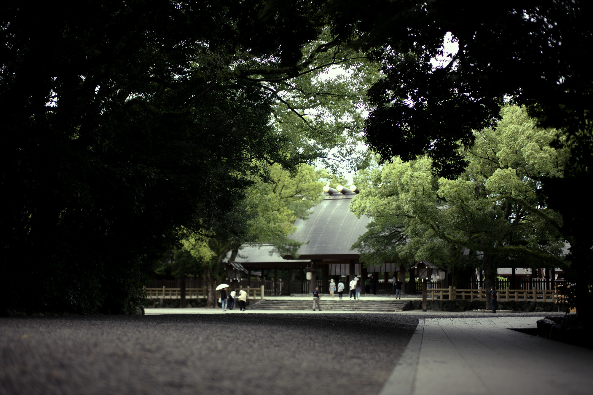 ATSUTA JINGU ///【LEICA M10-P ASC 100 Edition + SUMMILUX-M F1.4/50mm ASPH】2022年5月11日 火曜 熱田神宮 Wolfgang's Steakhouse Signature Aoyama WOLFGANS'S STEAKHOUSE ウルフギャング ステーキハウス Tボーンステーキ  東京都 港区 北青山 2-5-8　青山OM-SQUARE1F 03-5843-0822 100席 (ダイニング58席、個室A：10席、個室B：8席、バー＆ウイスキーラウンジ24席) THE RITZ-CARLTON TOKYO "CLUB LEVEL" // 2022.5.06-5.08 ザ・リッツ・カールトン クラブ®レベル ザ・リッツ・カールトンの最高峰のおもてなしを、最上級の空間と設備でご体験いただける「ザ・リッツ・カールトン クラブレベル」。そのおもてなしの中心となるクラブラウンジは、レジデンスをテーマにしたラウンジの概念を超えた空間です。 レセプション、ガーデンテラス、ダイニングルーム、ライブラリーラウンジの4つの エリアに分かれた「クラブラウンジ」では、時間帯によって多彩な趣きでお客様をお迎えいたしております。お客様のクラブレベルのステイをより快適なものにするクラブコンシェルジュは、お客様一人ひとりをお名前でお呼びし、それぞれのお好みに合わせたパーソナルなサービスをお届けいたします。お誕生日や記念日、プロポーズなど特別な日のご滞在には、ご要望に合わせて心に残るひとときを演出するプランをご提案します。 ザ・ロビーラウンジ ラウンジ ホテルの45階、お客様をお迎えするメインロビーに位置する「ザ・ロビーラウンジ」は、お待ち合わせや語らいの時間を特別なものにします。毎週金～日曜日の15時～16時20分の間、「ハープ＆アフタヌーンティー」を提供しております。確かな技術を有するハープ奏者が奏でる美しい音色を聴きながらペストリーシェフによるアフタヌーンティーをお召し上がり頂けます。夕暮れへと移ろいゆく美しい東京の景色と共に、ゆったりとした午後のひとときをお楽しみ下さい45階の開放的な空間で楽しむ伝統的なアフタヌーンティー ザ・リッツ・カールトン東京の45階、お客様をお迎えするメインロビーに位置する「ザ・ロビーラウンジ」は、お待ち合わせや語らいの時間を特別なものにします。 心地よいピアノの生演奏が流れるラグジュアリーな空間で、モダンなアフタヌーンティーセットや厳選された世界各地の茶葉によるティーセレクションと共に、優雅なひと時をお楽しみ下さい。東京の中心に位置する六本木というロケーションに相応しい、西洋と東洋のモダンな融合を表現したインテリアには、オリエンタルな紫、赤、モノトーンを基調とした配色や、和をモチーフとしたファブリックなどを用い、全体として和洋の調和を感じさせる空間となっており、時間の移ろいに合わせた生演奏が彩りを添えます。ISAIA Napoli TOKYO MIDTOWN イザイア ナポリ 東京ミッドタウン スーツ、ジャケット、シャツ、パンツ、シューズ、ネクタイ、チーフ、カバン 愛知 名古屋 Alto e Diritto altoediritto アルトエデリット 20224月19日 ミシュラン ヴァガボンド 2021年12月14日 LA VAGABONDE ラ・ヴァガボンド フレンチ フランス料理 鶴舞 ラヴァカボンド chef ryousuke iwamoto 岩本龍介 予約のとれないフレンチ 名店 美食家 放浪者 旅人 愛知県名古屋市中区千代田2丁目14-24 キャノンピア鶴舞 1F 愛知 名古屋 Alto e Diritto altoediritto アルトエデリット 超絶フレンチ ドレスコード ディナー 中華風家庭料理 ふーみん (表参道/中華料理)　〒107-0062 東京都港区南青山５丁目７−１７ 03-3498-4466　表参道・青山エリアの南青山の中華料理店、中華風家庭料理 ふーみんのオフィシャルページです　CHACOあまみや　千駄ヶ谷の有名なステーキ屋「CHACOあめみや」 炭焼きステーキ 〒151-0051 東京都渋谷区千駄ケ谷１丁目７−１２ 03-3402-6066 http://chacoamemiya.com/sp/ １９７９年（昭和５４年）に開店してから当時のままの姿の店内は重みを感じる。　（お客様からは「昭和の香りがする・・」と言われます）真っ白だった壁も年月を感じさせる趣がある。店内に入るとまず目に入るのが、大きな炭焼きの竈。営業当時からの肉の旨みを沢山吸い込んでいるかも・・・。１９７９年（昭和５４年）に開店してから当時のままの姿の店内は重みを感じる。　（お客様からは「昭和の香りがする・・」と言われます）真っ白だった壁も年月を感じさせる趣がある。店内に入るとまず目に入るのが、大きな炭焼きの竈。営業当時からの肉の旨みを沢山吸い込んでいるかも・・・。炭で焼かれたステーキのお皿は鉄板ではなく鋳物です。牛肉は融点が高いため冷めやすい鉄板ではすぐに肉が固くなってしまいます。チャコのお皿は長い時間温かいので柔らかい牛肉をゆっくりご賞味いただけます。ワイン片手に語らいながら心安らぐ美味しい時間をお過ごしください。LA BISBOCCIA　ラ・ビスボッチャ/LA BISBOCCIA (広尾/イタリアン) RISTORANTE LA BISBOCCIA 〒150-0013 東京都渋谷区恵比寿2-36-13 広尾MTRビル1F "イタリア政府公認レストラン"として選ばれた本格的イタリアン。スタッフもイタリア人が中心で、イタリアにいる気分になれそうな空間。 https://labisboccia.tokyo/ 愛知 名古屋 Vineria Cassini ヴィネリア カッシーニ 東別院 イタリアン 愛知県名古屋市中区伊勢山1-9-13 伊勢山ハイツ1F #1F Iseyamahaitsu, 1-9-13 Iseyama Naka-ku, Nagoya-shi, Aichi-ken 460-0026, Japan イタリアを旅するような気分で楽しむ郷土料理と様々なワイン "Vineria(ヴィネリア)とは、イタリア語でVino(ワイン)＋Osteria(食堂)を足した造語です。 イタリアの郷土料理とその土地で造られた様々なワインをイタリアを旅するような気分でお楽しみいただけます。 「イタリア現地の味」を目指した素材を生かすストレートかつ伝統的なイタリア料理をアラカルトもしくはコースでお楽しみください。 約200種類のイタリアワインの中から、ソムリエがベストなワインを選びます。お料理やお好みに合わせたグラスワインやワインコースもご用意しております。"2021年10月15日 煖 MEI メイ イタリアン 国際センター 名古屋市西区那古野1-23-2 四間道糸重3 mei-nagoya.com shikemichi サンタキアラ Santa Chiara コース 18時一斉スタート きのこ キノコ 森内敬子　モーゼ十戒　ナナツモリピノノワール 2016 pinot noir ドメーヌタカヒコ 曽我貴彦 北海道余市郡余市町登町1395  ワイン名古屋市東区徳川町　天然キノコ MEI 那古野 ネコ 猫　にゃんこ 愛知 名古屋 Alto e Diritto altoediritto アルトエデリット カウンター7席 えごま　味噌カツ ミソカツ みそかつ とんかつ 東別院 〒460-0021 愛知県名古屋市中区平和2丁目16-15 052-323-0963  鶴舞線のガード下にあるトンカツの美味しいお店 みそかつ えごま　和食 美奈登 ミナト 老舗焼肉店 神宮前/焼肉 レトロ モクモク 味噌ダレ とんちゃん 熱田 ホルモン ヤキニク とんねるず ペレ きたなシュラン 懐かし 名鉄堀田駅から徒歩20分 瑞穂区 〒467-0879 愛知県名古屋市瑞穂区平郷町2-6-2 LA VAGABONDE ラ・ヴァガボンド フレンチ フランス料理 鶴舞 ラヴァカボンド chef ryousuke iwamoto 岩本龍介 予約のとれないフレンチ 名店 美食家 放浪者 旅人 愛知県名古屋市中区千代田2丁目14-24 キャノンピア鶴舞 1F 愛知 名古屋 Alto e Diritto altoediritto アルトエデリット 超絶フレンチ ドレスコード ディナー STEAK HOUSE Beef Okuma ステーキハウス ビーフオークマ 名古屋店 霜降り黒毛和牛 サーロイン フィレ シャトーブリアン 仙台牛 宮城牛 近江牛 150g 200g ハンバーグ 松坂屋 名古屋店 愛知　名古屋 Alto e Diritto altoediritto  GW休暇 Alto e Diritto アルトエデリット altoediritto 愛知 名古屋 ゴールデンウィーク 休暇 炭火焼肉 煖  だん ダン 愛知 名古屋 焼き肉  名駅店 瑞穂本店 Alto e Diritto altoediritto アルトエデリット 夢 希望 Dream FREEMASONRY フリーメーソン AUDEMARS PIGUET オーデマピゲ SEX PISTOLS セックスピストルズ JOY DIVISION ジョイディヴィジョン DAVID BOWIE デヴィットボーウィ THE VELVET UNDERGROUND ザベルベットアンダーグラウンド THE ROLLING STONES ザローリングストーンズ QUEEN クイーン LED ZEPPELIN レッドツェッペリン Alto e Diritto アルトエデリット 愛知 名古屋 Italy MOORER ムーレー / BELVEST ベルベスト / ISAIA イザイア / LUCA GRASSIA ルカグラシア / Alfredo Rifugio アルフレードリフージオ / LARDINI ラルディーニ / De Petrillo デ・ペトリロ / TAGLIATORE タリアトーレ / Sealup シーラップ / EMMETI エンメティ / CINQUANTA チンクアンタ / SILENCE サイレンス / MOLEC モレック / Finamore フィナモレ / ORIAN オリアン / AVINO Laboratorio Napoletano アヴィーノ / INCOTEX インコテックス / INCOTEX SLACKS インコテックススラックス / PT TORINO ピーティートリノ / BERWICH ベルウィッチ / VIGANO ヴィガーノ / RICHARD J.BROWN リチャードJブラウン / FEDELI フェデーリ / MANRICO CASHMERE マンリコカシミヤ / ZANONE ザノーネ / Cruciani クルチアーニ / GRAN SASSO グランサッソ / Settefili Cashmere セッテフィーリカシミア / Girelli Bruni ジレリブルーニ / ENZO BONAFE エンツォボナフェ / FERRANTE フェランテ / GHOUD ゴード / ACATE アカーテ / Cisei シセイ / STEFANO RICCI ステファノリッチ / ALPO アル France Georges de Patricia ジョルジュドパトリシア / SAINT LAURENTサンローラン / CELINE セリーヌ / AUBERCY オーベルシー / lucien pellat-finet ルシアンペラフィネ / NATIONAL STANDARD ナショナルスタンダー U.S.A. South Paradiso Leather サウスパラディソ / JACQUESMARIEMAGE ジャックマリーマージュ / MARC MARMEL マークマーメル / WHITE'S BOOTS ホワイツブーツ / JUTTA NEUMANN ユッタニューマン England GRENFELL グレンフェル / J&M DAVIDSON ジェイアンドエムディヴィッドソン / JAMES GROSE ジェームスグロース / JOHN SMEDLEY ジョンスメドレー / Johnstons ジョンストンズ Other FIXER フィクサー / cuervo bopoha クエルボ ヴァローナ / BACKLASH The Line バックラッシュ ザライン / RIVORA リヴォラ / C.QP / Order Suit オーダースーツ 愛知 名古屋 Alto e Diritto altoediritto アルトエデリッライカM10 アポズミクロン 2021 October.27 21年目スタート 21年目からは楽しくゆっくりすごしてゆけたらなと思ってます ジョーストラマー 「10.26(tue)」,「10.27(wed)」 お休みとなります Thames LONDON / HERBIE YAMAGUCHI 1983 テムズ川 ロンドン ハービー山口 1983年 イギリス England イングランド 写真家 写真 Not Banksy ノットバンクシー BANKSY バンクシー 我々の敵はあなたの敵じゃない   共に生きよう LEICA // APO-SUMMICRON-M f2/35mm ASPH. ライカ アポ・ズミクロンM f2/35mm ASPH. 愛知 名古屋 Alto e Diritto altoediritto アルトエデリット 世界最高峰のレンズと称賛され続けているライカMレンズにおいて、アポ・ズミクロンM f2/35mm ASPH.もそのMレンズの名にふさわしい優れた性能を誇ります。さらに、アポ・ズミクロンMシリーズのレンズとしてはもちろんのこと、これまでにない新しいタイプのMレンズとして目をひく存在でもあります。その特長は、Mレンズの中で最短で唯一ともいえる最短撮影距離と、きわめてシャープな描写力、美しいボケ味、そして開放F値F2という明るさにあります。ドイツならではの高度な製造技術が生み出したこのレンズを活用すれば、M型カメラはもとより、「ライカSL2」や「ライカSL2-S」でも、優れた描写力を活用してあらゆるシーンでの撮影が楽しめます。 光学系の設計に全撮影距離で高画質が得られるフローティングシステムを採用しているため、近距離撮影でも高い描写力を発揮しながら、Mレンズでは唯一となるわずか30cmという最短撮影距離を実現しています。フォーカスリングの回転角は300°ときわめて大きく、最短撮影距離が短くなっているにも関わらず緻密なピント合わせが可能です。開放値はF2.0という明るさで、クリエイティブな作品づくりも多彩に楽しめます。その時々の貴重な瞬間を、ライカらしい高品位な写真として記録することができます。イギリスの写真家ヒュー・ジョン氏は、ポートレート撮影でもアポ・ズミクロンM f2/35mm ASPH.が威力を発揮することを実感しました。「被写界深度がこれほど浅くなるとは驚きました。まつげの部分が驚くほどシャープに描写され、そこから徐々にボケていく。これは元のサイズのまま一部をトリミングしたものですが、85mm、いや、105mmのレンズで撮影したかのような仕上がりです！」「アポ・ズミクロンM f2/35mm ASPH.は、美しいボケ味でポートレート写真に新たな可能性をもたらすレンズですね。それに接写もこなせるので、まさにオールラウンドな1本だと言えます。色の再現性も絶妙で、シャープな解像感も素晴らしい。これさえあれば他のレンズはいらないと言ってもいいかもしれません！」2021年8月18日 Leica Nagoya ライカ松坂屋名古屋店 ライカ名古屋 460-8430 愛知県中区栄3-16-1 松坂屋名古屋店 北館3Ｆ 052-264-2840 入鹿池　いるかいけ 名古屋近郊のボート釣りのメッカ 愛知県犬山市の入鹿、飛騨木曽川国定公園内にある人工の農業用ため池 わかさぎ釣り・ブラックバス釣りなら入鹿池にある見晴茶屋へ https://inuyama.gr.jp/miharashi.html 犬山観光情報  ワカサギやブラックバス釣りのメッカとして知られる入鹿池 ブラックバス釣果 犬山名物 でんがく 五平餅 見晴茶屋 愛知県犬山市堤下60 蓬ぜん 犬山 犬山口 愛知 名古屋名物 ひつまぶし http://houzen.s-d.jp/index.html 犬山城 ミシュランガイド愛知2019 あつた蓬莱軒 22年間修行 店主 うなぎ ウナギ 鰻 愛知県犬山市上坂町4-168 0568-39-5077 犬山市観光協会 ミシュラン 博多串焼き 八乃助  焼き鳥 焼鳥 愛知 名古屋 とみやBLOG 富屋酒店 とみやBLOG ライカ LEICA LEICA M10-p ASC100 EDITION ライカM10-P ズミルックス 2021年7月27日 煖 MEI メイ イタリアン 国際センター 名古屋市西区那古野1-23-2 四間道糸重3 mei-nagoya.com shikemichi サンタキアラ Santa Chiara コース 18時一斉スタート きのこ キノコ 森内敬子　モーゼ十戒　ナナツモリピノノワール 2016 pinot noir ドメーヌタカヒコ 曽我貴彦 北海道余市郡余市町登町1395  ワイン名古屋市東区徳川町　天然キノコ MEI 那古野 ネコ 猫　にゃんこ 愛知 名古屋 Alto e Diritto altoediritto アルトエデリット カウンター7席 えごま　味噌カツ ミソカツ みそかつ とんかつ 東別院 〒460-0021 愛知県名古屋市中区平和2丁目16-15 052-323-0963  鶴舞線のガード下にあるトンカツの美味しいお店 みそかつ えごま　和食 美奈登 ミナト 老舗焼肉店 神宮前/焼肉 レトロ モクモク 味噌ダレ とんちゃん 熱田 ホルモン ヤキニク とんねるず ペレ きたなシュラン 懐かし 名鉄堀田駅から徒歩20分 瑞穂区 〒467-0879 愛知県名古屋市瑞穂区平郷町2-6-2 LA VAGABONDE ラ・ヴァガボンド フレンチ フランス料理 鶴舞 ラヴァカボンド chef ryousuke iwamoto 岩本龍介 予約のとれないフレンチ 名店 美食家 放浪者 旅人 愛知県名古屋市中区千代田2丁目14-24 キャノンピア鶴舞 1F 愛知 名古屋 Alto e Diritto altoediritto アルトエデリット 超絶フレンチ ドレスコード ディナー STEAK HOUSE Beef Okuma ステーキハウス ビーフオークマ 名古屋店 霜降り黒毛和牛 サーロイン フィレ シャトーブリアン 仙台牛 宮城牛 近江牛 150g 200g ハンバーグ 松坂屋 名古屋店 愛知　名古屋 Alto e Diritto altoediritto  GW休暇 Alto e Diritto アルトエデリット altoediritto 愛知 名古屋 ゴールデンウィーク 休暇 炭火焼肉 煖  だん ダン 愛知 名古屋 焼き肉  名駅店 瑞穂本店 Alto e Diritto altoediritto アルトエデリット 夢 希望 Dream FREEMASONRY フリーメーソン AUDEMARS PIGUET オーデマピゲ SEX PISTOLS セックスピストルズ JOY DIVISION ジョイディヴィジョン DAVID BOWIE デヴィットボーウィ THE VELVET UNDERGROUND ザベルベットアンダーグラウンド THE ROLLING STONES ザローリングストーンズ QUEEN クイーン LED ZEPPELIN レッドツェッペリン Alto e Diritto アルトエデリット 愛知 名古屋 Italy MOORER ムーレー / BELVEST ベルベスト / ISAIA イザイア / LUCA GRASSIA ルカグラシア / Alfredo Rifugio アルフレードリフージオ / LARDINI ラルディーニ / De Petrillo デ・ペトリロ / TAGLIATORE タリアトーレ / Sealup シーラップ / EMMETI エンメティ / CINQUANTA チンクアンタ / SILENCE サイレンス / MOLEC モレック / Finamore フィナモレ / ORIAN オリアン / AVINO Laboratorio Napoletano アヴィーノ / INCOTEX インコテックス / INCOTEX SLACKS インコテックススラックス / PT TORINO ピーティートリノ / BERWICH ベルウィッチ / VIGANO ヴィガーノ / RICHARD J.BROWN リチャードJブラウン / FEDELI フェデーリ / MANRICO CASHMERE マンリコカシミヤ / ZANONE ザノーネ / Cruciani クルチアーニ / GRAN SASSO グランサッソ / Settefili Cashmere セッテフィーリカシミア / Girelli Bruni ジレリブルーニ / ENZO BONAFE エンツォボナフェ / FERRANTE フェランテ / GHOUD ゴード / ACATE アカーテ / Cisei シセイ / STEFANO RICCI ステファノリッチ / ALPO アル France Georges de Patricia ジョルジュドパトリシア / SAINT LAURENTサンローラン / CELINE セリーヌ / AUBERCY オーベルシー / lucien pellat-finet ルシアンペラフィネ / NATIONAL STANDARD ナショナルスタンダー U.S.A. South Paradiso Leather サウスパラディソ / JACQUESMARIEMAGE ジャックマリーマージュ / MARC MARMEL マークマーメル / WHITE'S BOOTS ホワイツブーツ / JUTTA NEUMANN ユッタニューマン England GRENFELL グレンフェル / J&M DAVIDSON ジェイアンドエムディヴィッドソン / JAMES GROSE ジェームスグロース / JOHN SMEDLEY ジョンスメドレー / Johnstons ジョンストンズ Other FIXER フィクサー / cuervo bopoha クエルボ ヴァローナ / BACKLASH The Line バックラッシュ ザライン / RIVORA リヴォラ / C.QP / Order Suit オーダースーツ 愛知 名古屋 Alto e Diritto altoediritto アルトエデリット