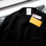 BIBLIOTHECA (ビブリオテカ) Baby Cashmere Crew Neck Sweater (ベビーカシミヤ クルーネック セーター) Loropiana (ロロピアーナ) Baby Cashmere 100% 7ゲージ ベビーカシミヤ ニット セーター BLACK (ブラック・22) MADE IN ITALY (イタリア製) 2022秋冬新作のイメージ