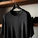 cuervo bopoha (クエルボ ヴァローナ) Sartoria Collection (サルトリア コレクション) Lewis (ルイス) Super 120’s Wool Comfort コンフォート ウォシャブルウール Tシャツ CHARCOAL (チャコール) MADE IN JAPAN (日本製) 2022のイメージ