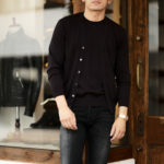 cuervo bopoha (クエルボ ヴァローナ) Sartoria Collection (サルトリア コレクション) Logan (ローガン) GIZA87 56/3 ギザコットン Vネック ニット カーディガン BLACK (ブラック) MADE IN JAPAN (日本製) 2022のイメージ