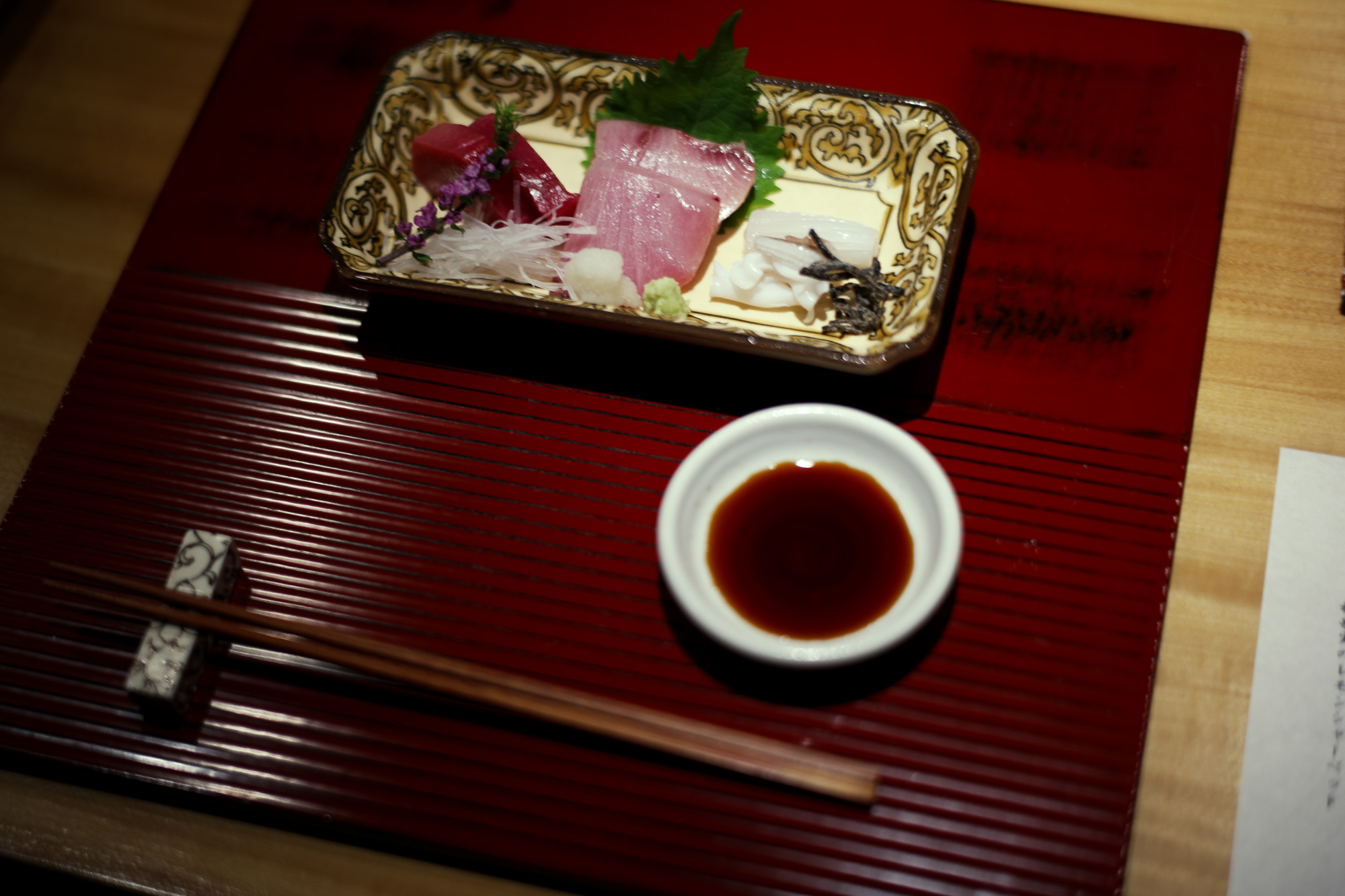 味処おおたに　割烹・小料理　愛知県名古屋市中村区豊国通4-7　https://ajidokoro-otani.com/　名古屋駅周辺の喧噪から程なく離れた所に位置する、名古屋市中村区の名所でもある「中村公園前の大鳥居」から南へ下った豊国通り沿いにございます。厳選素材の魅力溢れる季節の味に舌鼓。”旬”の日本料理を。食材そのものの魅力を引き出した《日本料理》。静かに流れる時間と清らかな雰囲気が、寛ぎのお食事をご演出。月替わり「お任せコース」では、その時期ならではの上質な”旬”食材をお手頃にご堪能頂けます。夜の部のお食事の〆には「真鯛と旬のお野菜の炊き込み御飯」もご用意。様々なシーンでご利用下さい。2022年10月12日 水曜日 多度大社 三重県桑名市多度町多度 上げ馬 LEICA ライカ LEICA M10-P ASC100 EDITION ASC Cine Classic モード Model shooting.  2022年10月10日 一升びん　https://www.isshobin.com/　「一升びん」店名の由来昭和37年の創業当時、松阪には飲食店も今ほどは無く、会食といえば家でご馳走を作って宴会というのが多かったそうです。円卓（ちゃぶ台）を大勢で囲んで、お酒の一升瓶を中心に置いて、わいわいと皆様に楽しんで食事をしていただける様な店にしたい！！そういう思いを込めて「一升びん」と名付けました。松阪牛「A5」といえば、言わずと知れた和牛の最高峰。一般的に、すき焼きやしゃぶしゃぶの最上級肉として供されるこのクラスは、焼肉用とされることはほぼありません。一升びんでは、その『松阪牛「A5」』を焼肉として提供！箸で掴んで近づけただけでも違いの分かる素晴らしい香りと、一口噛めば口中にほとばしる肉汁とともに、融けるような舌触りは、ちょっと他では味わえません！牛肉は（社）日本食肉格付協会によって格付が行われています。2つの等級があり、1つは歩留（ブド）まり等級、もう1つは肉質等級です。歩留まり等級はA･B･Cの3段階に分かれてAが最も良く、肉質等級は5・4・3・2・1の5段階に分かれ、5が最も良い等級となります。一升びん本店では格付けA5の松阪牛をご提供させて頂きます。牛肉は、脂の霜降り（サシ）がよく入っている部位が、ほんのり甘く、柔らかくて人気です。松阪牛がおいしいと評判なのは、肉やサシが独特の飼育法でまんべんなく体にまわっているから。食欲増進のためにビールを飲ませたり、血行をよくするためにマッサージをするなど、丹精こめて育てられ、とろけるほどの柔らかい上質の松阪肉ができるのです。一升びんの創業は、1962年（昭和37年）今の平生町店から始まりました。最高のお肉を更に美味しく召し上がっていただく秘密が秘伝の味噌ダレ！創業以来、脈々と伝わってきた門外不出の逸品です。その味わいは、こくのある自家製ダレでありながら、決して自己主張しすぎることはなく、あくまでも肉の味わいを最大限に引き立てる脇役に徹します。ぜひ、ご賞味下さい！松阪牛焼肉・ホルモン一升びん本店松阪牛すき焼・しゃぶしゃぶ一升びん本店"はなれ"松阪牛焼肉・ホルモン一升びん宮町店松坂牛焼肉・ホルモン一升びん平生町店松阪牛焼肉・ホルモン鍋一升びん塚本店松阪牛焼肉・ホルモン一升びん川井町店松阪牛焼肉・ホルモン一升びん久居インターガーデン店松阪牛焼肉一升びん名古屋ラシック店松阪牛焼肉・ホルモン一升びん鈴鹿店松阪牛焼肉一升びん伊勢松寿亭松阪牛焼肉・ホルモン一升びん四日市泊店松阪牛焼肉・すき焼・しゃぶしゃぶ・串焼き一升びん伊勢内宮店イオンモールNagoya Noritake Garden 1F回転焼肉　一升びん　名古屋則武新町店松阪牛一升びん名古屋名駅店 Chrome Hearts CHROME HEARTS クロムハーツ クロムハーツ名古屋 Chrome Hearts Nagoya ラシック 愛知 名古屋 https://www.chromehearts.com/ OFFEE CAKE "BONBON" ボンボン 洋菓子ボンボン BONBON https://cake-bonbon.com/ 名古屋の老舗洋菓子店「ボンボン」 喫茶ボンボン 1949年（昭和24年）創業。名古屋市東区の老舗洋菓子・純喫茶ボンボン。開店当時から「いいものをお値打ちで」という思いを込めて、素材にこだわったケーキをひとつひとつ丁寧に作り続けてまいります。当店でしか味わうことができない逸品の数々。昭和レトロ感漂う店内で是非ご堪能ください。  〒461-0001 愛知県名古屋市東区泉2-1-22 CHROME HEARTS "TAPE DISPENSER" クロムハーツ テープ　ディスペンサー 愛知 名古屋 Alto e Diritto altoediritto アルトエデリット セロハンテープ マネークリップ クロムハーツボールペン リチャードスターク CHROME HEARTS MONEY CLIP CH CROSS 925silver CHROME HEARTS “PEN 4COLOR FERNIE 925silver Wolfgang's Steakhouse Signature Aoyama WOLFGANS'S STEAKHOUSE ウルフギャング ステーキハウス Tボーンステーキ  東京都 港区 北青山 2-5-8　青山OM-SQUARE1F 03-5843-0822 100席 (ダイニング58席、個室A：10席、個室B：8席、バー＆ウイスキーラウンジ24席) BARONROUGE バロンルージュ 〒460-0008 愛知県名古屋市中区栄5丁目19番12 @nagoya_baronrouge 050-5872-9950 移転 renewal open 。大人がひっそりと訪れる酒と料理を嗜むお店 25年続くお店が少しだけ移転しリニューアルオープン。新築のビル2階に佇む大人のためのレストラン＆バー。大人の階段を上り重厚な扉を開けると1日の疲れをリセット。大人の日常にそっと手を差し伸べる程よい非日常空間。プロが作る美味い酒 と しっかり食べられる料理。酒だけでも 料理だけでも 会話だけでも お気軽に。初めてご来店の方も いつもの馴染みのお店にしてください。八乃助 ISAMUKATAYAMABACKLASH イサムカタヤマバックラッシュ 片山勇 バックラッシュ ATSUTA JINGU ///【LEICA M10-P ASC 100 Edition + SUMMILUX-M F1.4/50mm ASPH】2022年5月11日 火曜 熱田神宮 Wolfgang's Steakhouse Signature Aoyama WOLFGANS'S STEAKHOUSE ウルフギャング ステーキハウス Tボーンステーキ  東京都 港区 北青山 2-5-8　青山OM-SQUARE1F 03-5843-0822 100席 (ダイニング58席、個室A：10席、個室B：8席、バー＆ウイスキーラウンジ24席) THE RITZ-CARLTON TOKYO "CLUB LEVEL" // 2022.5.06-5.08 ザ・リッツ・カールトン クラブ®レベル ザ・リッツ・カールトンの最高峰のおもてなしを、最上級の空間と設備でご体験いただける「ザ・リッツ・カールトン クラブレベル」。そのおもてなしの中心となるクラブラウンジは、レジデンスをテーマにしたラウンジの概念を超えた空間です。 レセプション、ガーデンテラス、ダイニングルーム、ライブラリーラウンジの4つの エリアに分かれた「クラブラウンジ」では、時間帯によって多彩な趣きでお客様をお迎えいたしております。お客様のクラブレベルのステイをより快適なものにするクラブコンシェルジュは、お客様一人ひとりをお名前でお呼びし、それぞれのお好みに合わせたパーソナルなサービスをお届けいたします。お誕生日や記念日、プロポーズなど特別な日のご滞在には、ご要望に合わせて心に残るひとときを演出するプランをご提案します。 ザ・ロビーラウンジ ラウンジ ホテルの45階、お客様をお迎えするメインロビーに位置する「ザ・ロビーラウンジ」は、お待ち合わせや語らいの時間を特別なものにします。毎週金～日曜日の15時～16時20分の間、「ハープ＆アフタヌーンティー」を提供しております。確かな技術を有するハープ奏者が奏でる美しい音色を聴きながらペストリーシェフによるアフタヌーンティーをお召し上がり頂けます。夕暮れへと移ろいゆく美しい東京の景色と共に、ゆったりとした午後のひとときをお楽しみ下さい45階の開放的な空間で楽しむ伝統的なアフタヌーンティー ザ・リッツ・カールトン東京の45階、お客様をお迎えするメインロビーに位置する「ザ・ロビーラウンジ」は、お待ち合わせや語らいの時間を特別なものにします。 心地よいピアノの生演奏が流れるラグジュアリーな空間で、モダンなアフタヌーンティーセットや厳選された世界各地の茶葉によるティーセレクションと共に、優雅なひと時をお楽しみ下さい。東京の中心に位置する六本木というロケーションに相応しい、西洋と東洋のモダンな融合を表現したインテリアには、オリエンタルな紫、赤、モノトーンを基調とした配色や、和をモチーフとしたファブリックなどを用い、全体として和洋の調和を感じさせる空間となっており、時間の移ろいに合わせた生演奏が彩りを添えます。ISAIA Napoli TOKYO MIDTOWN イザイア ナポリ 東京ミッドタウン スーツ、ジャケット、シャツ、パンツ、シューズ、ネクタイ、チーフ、カバン 愛知 名古屋 Alto e Diritto altoediritto アルトエデリット 20224月19日 ミシュラン ヴァガボンド 2021年12月14日 LA VAGABONDE ラ・ヴァガボンド フレンチ フランス料理 鶴舞 ラヴァカボンド chef ryousuke iwamoto 岩本龍介 予約のとれないフレンチ 名店 美食家 放浪者 旅人 愛知県名古屋市中区千代田2丁目14-24 キャノンピア鶴舞 1F 愛知 名古屋 Alto e Diritto altoediritto アルトエデリット 超絶フレンチ ドレスコード ディナー 中華風家庭料理 ふーみん (表参道/中華料理)　〒107-0062 東京都港区南青山５丁目７−１７ 03-3498-4466　表参道・青山エリアの南青山の中華料理店、中華風家庭料理 ふーみんのオフィシャルページです　CHACOあまみや　千駄ヶ谷の有名なステーキ屋「CHACOあめみや」 炭焼きステーキ 〒151-0051 東京都渋谷区千駄ケ谷１丁目７−１２ 03-3402-6066 http://chacoamemiya.com/sp/ １９７９年（昭和５４年）に開店してから当時のままの姿の店内は重みを感じる。　（お客様からは「昭和の香りがする・・」と言われます）真っ白だった壁も年月を感じさせる趣がある。店内に入るとまず目に入るのが、大きな炭焼きの竈。営業当時からの肉の旨みを沢山吸い込んでいるかも・・・。１９７９年（昭和５４年）に開店してから当時のままの姿の店内は重みを感じる。　（お客様からは「昭和の香りがする・・」と言われます）真っ白だった壁も年月を感じさせる趣がある。店内に入るとまず目に入るのが、大きな炭焼きの竈。営業当時からの肉の旨みを沢山吸い込んでいるかも・・・。炭で焼かれたステーキのお皿は鉄板ではなく鋳物です。牛肉は融点が高いため冷めやすい鉄板ではすぐに肉が固くなってしまいます。チャコのお皿は長い時間温かいので柔らかい牛肉をゆっくりご賞味いただけます。ワイン片手に語らいながら心安らぐ美味しい時間をお過ごしください。LA BISBOCCIA　ラ・ビスボッチャ/LA BISBOCCIA (広尾/イタリアン) RISTORANTE LA BISBOCCIA 〒150-0013 東京都渋谷区恵比寿2-36-13 広尾MTRビル1F "イタリア政府公認レストラン"として選ばれた本格的イタリアン。スタッフもイタリア人が中心で、イタリアにいる気分になれそうな空間。 https://labisboccia.tokyo/ 愛知 名古屋 Vineria Cassini ヴィネリア カッシーニ 東別院 イタリアン 愛知県名古屋市中区伊勢山1-9-13 伊勢山ハイツ1F #1F Iseyamahaitsu, 1-9-13 Iseyama Naka-ku, Nagoya-shi, Aichi-ken 460-0026, Japan イタリアを旅するような気分で楽しむ郷土料理と様々なワイン "Vineria(ヴィネリア)とは、イタリア語でVino(ワイン)＋Osteria(食堂)を足した造語です。 イタリアの郷土料理とその土地で造られた様々なワインをイタリアを旅するような気分でお楽しみいただけます。 「イタリア現地の味」を目指した素材を生かすストレートかつ伝統的なイタリア料理をアラカルトもしくはコースでお楽しみください。 約200種類のイタリアワインの中から、ソムリエがベストなワインを選びます。お料理やお好みに合わせたグラスワインやワインコースもご用意しております。"2021年10月15日 煖 MEI メイ イタリアン 国際センター 名古屋市西区那古野1-23-2 四間道糸重3 mei-nagoya.com shikemichi サンタキアラ Santa Chiara コース 18時一斉スタート きのこ キノコ 森内敬子　モーゼ十戒　ナナツモリピノノワール 2016 pinot noir ドメーヌタカヒコ 曽我貴彦 北海道余市郡余市町登町1395  ワイン名古屋市東区徳川町　天然キノコ MEI 那古野 ネコ 猫　にゃんこ 愛知 名古屋 Alto e Diritto altoediritto アルトエデリット カウンター7席 えごま　味噌カツ ミソカツ みそかつ とんかつ 東別院 〒460-0021 愛知県名古屋市中区平和2丁目16-15 052-323-0963  鶴舞線のガード下にあるトンカツの美味しいお店 みそかつ えごま　和食 美奈登 ミナト 老舗焼肉店 神宮前/焼肉 レトロ モクモク 味噌ダレ とんちゃん 熱田 ホルモン ヤキニク とんねるず ペレ きたなシュラン 懐かし 名鉄堀田駅から徒歩20分 瑞穂区 〒467-0879 愛知県名古屋市瑞穂区平郷町2-6-2 LA VAGABONDE ラ・ヴァガボンド フレンチ フランス料理 鶴舞 ラヴァカボンド chef ryousuke iwamoto 岩本龍介 予約のとれないフレンチ 名店 美食家 放浪者 旅人 愛知県名古屋市中区千代田2丁目14-24 キャノンピア鶴舞 1F 愛知 名古屋 Alto e Diritto altoediritto アルトエデリット 超絶フレンチ ドレスコード ディナー STEAK HOUSE Beef Okuma ステーキハウス ビーフオークマ 名古屋店 霜降り黒毛和牛 サーロイン フィレ シャトーブリアン 仙台牛 宮城牛 近江牛 150g 200g ハンバーグ 松坂屋 名古屋店 愛知　名古屋 Alto e Diritto altoediritto  GW休暇 Alto e Diritto アルトエデリット altoediritto 愛知 名古屋 ゴールデンウィーク 休暇 炭火焼肉 煖  だん ダン 愛知 名古屋 焼き肉  名駅店 瑞穂本店 Alto e Diritto altoediritto アルトエデリット 夢 希望 Dream FREEMASONRY フリーメーソン AUDEMARS PIGUET オーデマピゲ SEX PISTOLS セックスピストルズ JOY DIVISION ジョイディヴィジョン DAVID BOWIE デヴィットボーウィ THE VELVET UNDERGROUND ザベルベットアンダーグラウンド THE ROLLING STONES ザローリングストーンズ QUEEN クイーン LED ZEPPELIN レッドツェッペリン Alto e Diritto アルトエデリット 愛知 名古屋 Italy MOORER ムーレー / BELVEST ベルベスト / ISAIA イザイア / LUCA GRASSIA ルカグラシア / Alfredo Rifugio アルフレードリフージオ / LARDINI ラルディーニ / De Petrillo デ・ペトリロ / TAGLIATORE タリアトーレ / Sealup シーラップ / EMMETI エンメティ / CINQUANTA チンクアンタ / SILENCE サイレンス / MOLEC モレック / Finamore フィナモレ / ORIAN オリアン / AVINO Laboratorio Napoletano アヴィーノ / INCOTEX インコテックス / INCOTEX SLACKS インコテックススラックス / PT TORINO ピーティートリノ / BERWICH ベルウィッチ / VIGANO ヴィガーノ / RICHARD J.BROWN リチャードJブラウン / FEDELI フェデーリ / MANRICO CASHMERE マンリコカシミヤ / ZANONE ザノーネ / Cruciani クルチアーニ / GRAN SASSO グランサッソ / Settefili Cashmere セッテフィーリカシミア / Girelli Bruni ジレリブルーニ / ENZO BONAFE エンツォボナフェ / FERRANTE フェランテ / GHOUD ゴード / ACATE アカーテ / Cisei シセイ / STEFANO RICCI ステファノリッチ / ALPO アル France Georges de Patricia ジョルジュドパトリシア / SAINT LAURENTサンローラン / CELINE セリーヌ / AUBERCY オーベルシー / lucien pellat-finet ルシアンペラフィネ / NATIONAL STANDARD ナショナルスタンダー U.S.A. South Paradiso Leather サウスパラディソ / JACQUESMARIEMAGE ジャックマリーマージュ / MARC MARMEL マークマーメル / WHITE'S BOOTS ホワイツブーツ / JUTTA NEUMANN ユッタニューマン England GRENFELL グレンフェル / J&M DAVIDSON ジェイアンドエムディヴィッドソン / JAMES GROSE ジェームスグロース / JOHN SMEDLEY ジョンスメドレー / Johnstons ジョンストンズ Other FIXER フィクサー / cuervo bopoha クエルボ ヴァローナ / BACKLASH The Line バックラッシュ ザライン / RIVORA リヴォラ / C.QP / Order Suit オーダースーツ 愛知 名古屋 Alto e Diritto altoediritto アルトエデリッライカM10 アポズミクロン 2021 October.27 21年目スタート 21年目からは楽しくゆっくりすごしてゆけたらなと思ってます ジョーストラマー 「10.26(tue)」,「10.27(wed)」 お休みとなります Thames LONDON / HERBIE YAMAGUCHI 1983 テムズ川 ロンドン ハービー山口 1983年 イギリス England イングランド 写真家 写真 Not Banksy ノットバンクシー BANKSY バンクシー 我々の敵はあなたの敵じゃない   共に生きよう LEICA // APO-SUMMICRON-M f2/35mm ASPH. ライカ アポ・ズミクロンM f2/35mm ASPH. 愛知 名古屋 Alto e Diritto altoediritto アルトエデリット 世界最高峰のレンズと称賛され続けているライカMレンズにおいて、アポ・ズミクロンM f2/35mm ASPH.もそのMレンズの名にふさわしい優れた性能を誇ります。さらに、アポ・ズミクロンMシリーズのレンズとしてはもちろんのこと、これまでにない新しいタイプのMレンズとして目をひく存在でもあります。その特長は、Mレンズの中で最短で唯一ともいえる最短撮影距離と、きわめてシャープな描写力、美しいボケ味、そして開放F値F2という明るさにあります。ドイツならではの高度な製造技術が生み出したこのレンズを活用すれば、M型カメラはもとより、「ライカSL2」や「ライカSL2-S」でも、優れた描写力を活用してあらゆるシーンでの撮影が楽しめます。 光学系の設計に全撮影距離で高画質が得られるフローティングシステムを採用しているため、近距離撮影でも高い描写力を発揮しながら、Mレンズでは唯一となるわずか30cmという最短撮影距離を実現しています。フォーカスリングの回転角は300°ときわめて大きく、最短撮影距離が短くなっているにも関わらず緻密なピント合わせが可能です。開放値はF2.0という明るさで、クリエイティブな作品づくりも多彩に楽しめます。その時々の貴重な瞬間を、ライカらしい高品位な写真として記録することができます。イギリスの写真家ヒュー・ジョン氏は、ポートレート撮影でもアポ・ズミクロンM f2/35mm ASPH.が威力を発揮することを実感しました。「被写界深度がこれほど浅くなるとは驚きました。まつげの部分が驚くほどシャープに描写され、そこから徐々にボケていく。これは元のサイズのまま一部をトリミングしたものですが、85mm、いや、105mmのレンズで撮影したかのような仕上がりです！」「アポ・ズミクロンM f2/35mm ASPH.は、美しいボケ味でポートレート写真に新たな可能性をもたらすレンズですね。それに接写もこなせるので、まさにオールラウンドな1本だと言えます。色の再現性も絶妙で、シャープな解像感も素晴らしい。これさえあれば他のレンズはいらないと言ってもいいかもしれません！」2021年8月18日 Leica Nagoya ライカ松坂屋名古屋店 ライカ名古屋 460-8430 愛知県中区栄3-16-1 松坂屋名古屋店 北館3Ｆ 052-264-2840 入鹿池　いるかいけ 名古屋近郊のボート釣りのメッカ 愛知県犬山市の入鹿、飛騨木曽川国定公園内にある人工の農業用ため池 わかさぎ釣り・ブラックバス釣りなら入鹿池にある見晴茶屋へ https://inuyama.gr.jp/miharashi.html 犬山観光情報  ワカサギやブラックバス釣りのメッカとして知られる入鹿池 ブラックバス釣果 犬山名物 でんがく 五平餅 見晴茶屋 愛知県犬山市堤下60 蓬ぜん 犬山 犬山口 愛知 名古屋名物 ひつまぶし http://houzen.s-d.jp/index.html 犬山城 ミシュランガイド愛知2019 あつた蓬莱軒 22年間修行 店主 うなぎ ウナギ 鰻 愛知県犬山市上坂町4-168 0568-39-5077 犬山市観光協会 ミシュラン 博多串焼き 八乃助  焼き鳥 焼鳥 愛知 名古屋 とみやBLOG 富屋酒店 とみやBLOG ライカ LEICA LEICA M10-p ASC100 EDITION ライカM10-P ズミルックス 2021年7月27日 煖 MEI メイ イタリアン 国際センター 名古屋市西区那古野1-23-2 四間道糸重3 mei-nagoya.com shikemichi サンタキアラ Santa Chiara コース 18時一斉スタート きのこ キノコ 森内敬子　モーゼ十戒　ナナツモリピノノワール 2016 pinot noir ドメーヌタカヒコ 曽我貴彦 北海道余市郡余市町登町1395  ワイン名古屋市東区徳川町　天然キノコ MEI 那古野 ネコ 猫　にゃんこ 愛知 名古屋 Alto e Diritto altoediritto アルトエデリット カウンター7席 えごま　味噌カツ ミソカツ みそかつ とんかつ 東別院 〒460-0021 愛知県名古屋市中区平和2丁目16-15 052-323-0963  鶴舞線のガード下にあるトンカツの美味しいお店 みそかつ えごま　和食 美奈登 ミナト 老舗焼肉店 神宮前/焼肉 レトロ モクモク 味噌ダレ とんちゃん 熱田 ホルモン ヤキニク とんねるず ペレ きたなシュラン 懐かし 名鉄堀田駅から徒歩20分 瑞穂区 〒467-0879 愛知県名古屋市瑞穂区平郷町2-6-2 LA VAGABONDE ラ・ヴァガボンド フレンチ フランス料理 鶴舞 ラヴァカボンド chef ryousuke iwamoto 岩本龍介 予約のとれないフレンチ 名店 美食家 放浪者 旅人 愛知県名古屋市中区千代田2丁目14-24 キャノンピア鶴舞 1F 愛知 名古屋 Alto e Diritto altoediritto アルトエデリット 超絶フレンチ ドレスコード ディナー STEAK HOUSE Beef Okuma ステーキハウス ビーフオークマ 名古屋店 霜降り黒毛和牛 サーロイン フィレ シャトーブリアン 仙台牛 宮城牛 近江牛 150g 200g ハンバーグ 松坂屋 名古屋店 愛知　名古屋 Alto e Diritto altoediritto  GW休暇 Alto e Diritto アルトエデリット altoediritto 愛知 名古屋 ゴールデンウィーク 休暇 炭火焼肉 煖  だん ダン 愛知 名古屋 焼き肉  名駅店 瑞穂本店 Alto e Diritto altoediritto アルトエデリット 夢 希望 Dream FREEMASONRY フリーメーソン AUDEMARS PIGUET オーデマピゲ SEX PISTOLS セックスピストルズ JOY DIVISION ジョイディヴィジョン DAVID BOWIE デヴィットボーウィ THE VELVET UNDERGROUND ザベルベットアンダーグラウンド THE ROLLING STONES ザローリングストーンズ QUEEN クイーン LED ZEPPELIN レッドツェッペリン Alto e Diritto アルトエデリット 愛知 名古屋 Italy MOORER ムーレー / BELVEST ベルベスト / ISAIA イザイア / LUCA GRASSIA ルカグラシア / Alfredo Rifugio アルフレードリフージオ / LARDINI ラルディーニ / De Petrillo デ・ペトリロ / TAGLIATORE タリアトーレ / Sealup シーラップ / EMMETI エンメティ / CINQUANTA チンクアンタ / SILENCE サイレンス / MOLEC モレック / Finamore フィナモレ / ORIAN オリアン / AVINO Laboratorio Napoletano アヴィーノ / INCOTEX インコテックス / INCOTEX SLACKS インコテックススラックス / PT TORINO ピーティートリノ / BERWICH ベルウィッチ / VIGANO ヴィガーノ / RICHARD J.BROWN リチャードJブラウン / FEDELI フェデーリ / MANRICO CASHMERE マンリコカシミヤ / ZANONE ザノーネ / Cruciani クルチアーニ / GRAN SASSO グランサッソ / Settefili Cashmere セッテフィーリカシミア / Girelli Bruni ジレリブルーニ / ENZO BONAFE エンツォボナフェ / FERRANTE フェランテ / GHOUD ゴード / ACATE アカーテ / Cisei シセイ / STEFANO RICCI ステファノリッチ / ALPO アル France Georges de Patricia ジョルジュドパトリシア / SAINT LAURENTサンローラン / CELINE セリーヌ / AUBERCY オーベルシー / lucien pellat-finet ルシアンペラフィネ / NATIONAL STANDARD ナショナルスタンダー U.S.A. South Paradiso Leather サウスパラディソ / JACQUESMARIEMAGE ジャックマリーマージュ / MARC MARMEL マークマーメル / WHITE'S BOOTS ホワイツブーツ / JUTTA NEUMANN ユッタニューマン England GRENFELL グレンフェル / J&M DAVIDSON ジェイアンドエムディヴィッドソン / JAMES GROSE ジェームスグロース / JOHN SMEDLEY ジョンスメドレー / Johnstons ジョンストンズ Other FIXER フィクサー / cuervo bopoha クエルボ ヴァローナ / BACKLASH The Line バックラッシュ ザライン / RIVORA リヴォラ / C.QP / Order Suit オーダースーツ 愛知 名古屋 Alto e Diritto altoediritto アルトエデリット G63 AMG DESERT SAND BENTLEY Continental GT V12 ベントレー コンチネンタルGT Hallmark グレー シルバー SAINT LAURENT サンローラン フリーメーソン 5711 1R ローズゴールド ノーチラスローズ FIXER イルミナティアイズリング 18Kゴールド PATEK PHILIPPE パテックフィリップ 3階建て ビル ヴィンテージビル アンティークビル 渋ビル NEW NOT BANKSY REALISATION // Covidian Death Cult Chimp "NNBRCDCCCC014" シルクスクリーン ペンキ プライウッド ED 1/1 2020年 NOT BANKSY STOT21stCplanB Scorpion Thunderbolt of the 21 Century Plan B L-13 スティーブロウ アダムウッド ユニット Harry Adams 2007年 NOT BANKSY 2018年 NOT NOT BANKSY 2019年 THE REAL NOT BANKSY FRONT 2020年 NEW NOT BANKSY REALISATION 2020年 THE NEW NOT BANKSY REALISATION 愛知 名古屋 Alto e Diritto altoediritto アルトエデリット バンクシー ノットバンクシー ノットノットバンクシー ニューノットバンクシー ロンドン LONDO FIXER イルミナティ アイズネックレス ROLEX ロレックス FREEMASONRY フリーメーソン AUDEMARS PIGUET オーデマピゲ SEX PISTOLS セックスピストルズ JOY DIVISION ジョイディヴィジョン DAVID BOWIE デヴィットボーウィ THE VELVET UNDERGROUND ザベルベットアンダーグラウンド THE ROLLING STONES ザローリングストーンズ QUEEN クイーン LED ZEPPELIN レッドツェッペリン Alto e Diritto アルトエデリット 愛知 名古屋 Italy MOORER ムーレー / BELVEST ベルベスト / ISAIA イザイア / LUCA GRASSIA ルカグラシア / Alfredo Rifugio アルフレードリフージオ / LARDINI ラルディーニ / De Petrillo デ・ペトリロ / TAGLIATORE タリアトーレ / Sealup シーラップ / EMMETI エンメティ / CINQUANTA チンクアンタ / SILENCE サイレンス / MOLEC モレック / Finamore フィナモレ / ORIAN オリアン / AVINO Laboratorio Napoletano アヴィーノ / INCOTEX インコテックス / INCOTEX SLACKS インコテックススラックス / PT TORINO ピーティートリノ / BERWICH ベルウィッチ / VIGANO ヴィガーノ / RICHARD J.BROWN リチャードJブラウン / FEDELI フェデーリ / MANRICO CASHMERE マンリコカシミヤ / ZANONE ザノーネ / Cruciani クルチアーニ / GRAN SASSO グランサッソ / Settefili Cashmere セッテフィーリカシミア / Girelli Bruni ジレリブルーニ / ENZO BONAFE エンツォボナフェ / FERRANTE フェランテ / GHOUD ゴード / ACATE アカーテ / Cisei シセイ / STEFANO RICCI ステファノリッチ / ALPO アル France Georges de Patricia ジョルジュドパトリシア / SAINT LAURENTサンローラン / CELINE セリーヌ / AUBERCY オーベルシー / lucien pellat-finet ルシアンペラフィネ / NATIONAL STANDARD ナショナルスタンダー U.S.A. South Paradiso Leather サウスパラディソ / JACQUESMARIEMAGE ジャックマリーマージュ / MARC MARMEL マークマーメル / WHITE'S BOOTS ホワイツブーツ / JUTTA NEUMANN ユッタニューマン England GRENFELL グレンフェル / J&M DAVIDSON ジェイアンドエムディヴィッドソン / JAMES GROSE ジェームスグロース / JOHN SMEDLEY ジョンスメドレー / Johnstons ジョンストンズ Other FIXER フィクサー / cuervo bopoha クエルボ ヴァローナ / BACKLASH The Line バックラッシュ ザライン / RIVORA リヴォラ / C.QP / Order Suit オーダースーツ