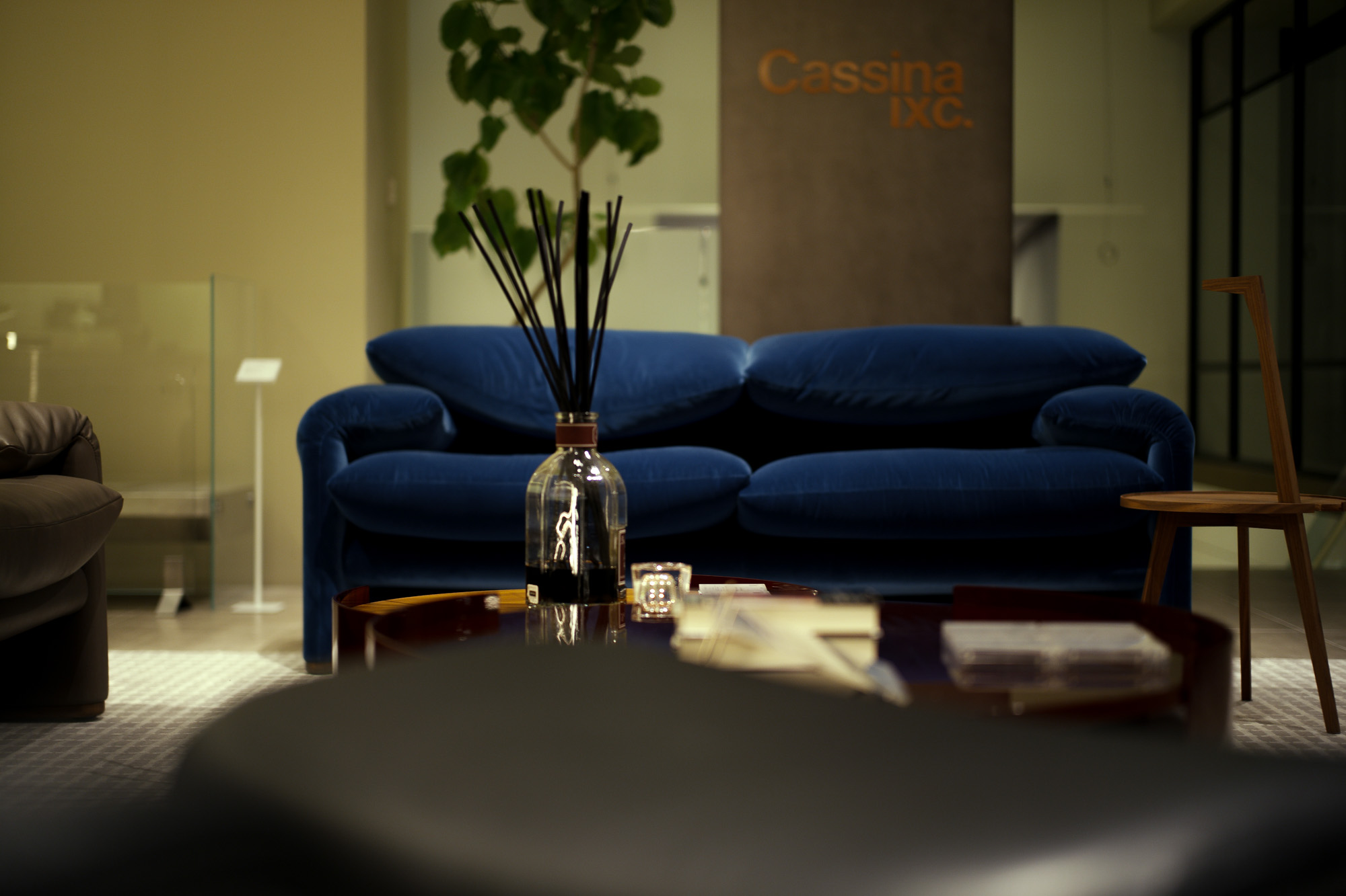 Cassina ixc. カッシーナ イクスシー 名古屋   〒460-0008 愛知県名古屋市中区栄５丁目２−２１５ カッシーナ・イクスシー名古屋店  675 MARALUNGA 40 MAXI MARALUNGA　マラルンガ MARALUNGA 40-MAXI 1973年の発表以来カッシーナのベストセラーであり続けるMARALUNGAソファ。発売40周年の際にはエッジにパイピングを施したMARALUNGA 40を発表し、デザインアイコンに新たな解釈を加えモダンでフレッシュな印象を与えました。このたび、より現代のライフスタイルに適応するよう、MALARUNGA 40 MAXIとして従来のサイズより幅が35％、奥行きが10％大きくなったニュージェネレーションが登場しました。多くの人に愛され続ける座り心地に加え、サイズが大きくなったことと背クッションが標準装備されることにより、その快適性を一段と高めています。