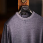 cuervo bopoha (クエルボ ヴァローナ) Sartoria Collection (サルトリア コレクション) Alternative (オルタナティブ) 27G STONE WASH WOOL (27ゲージストーンウォッシュウール) クルーネック セーター GRAY (グレー) made in italy (イタリア製) 2023秋冬新作 【入荷しました】【フリー分発売開始】のイメージ