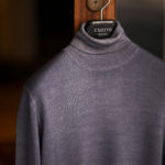 cuervo bopoha (クエルボ ヴァローナ) Sartoria Collection (サルトリア コレクション) John (ジョン) 27G STONE WASH WOOL (27ゲージストーンウォッシュウール) タートルネック セーター GRAY (グレー) made in italy (イタリア製) 2023秋冬新作 【入荷しました】【フリー分発売開始】のイメージ