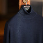 cuervo bopoha (クエルボ ヴァローナ) Sartoria Collection (サルトリア コレクション) John (ジョン) 27G STONE WASH WOOL (27ゲージストーンウォッシュウール) タートルネック セーター NAVY (ネイビー) made in italy (イタリア製) 2023秋冬新作 【入荷しました】【フリー分発売開始】のイメージ