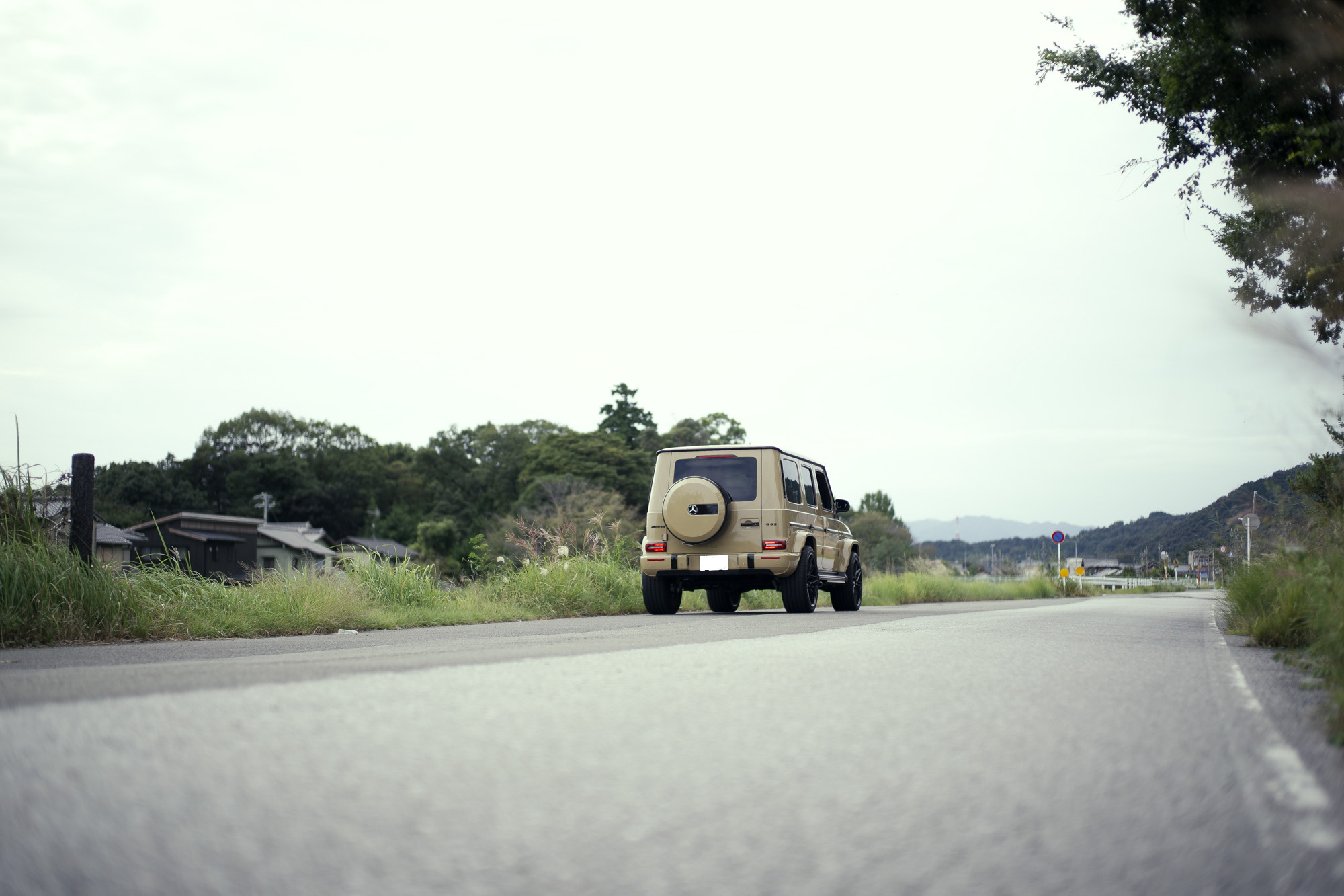 2022年10月12日 水曜日 多度大社 三重県桑名市多度町多度 上げ馬 LEICA ライカ LEICA M10-P ASC100 EDITION ASC Cine Classic モード Model shooting.  2022年10月10日 一升びん　https://www.isshobin.com/　「一升びん」店名の由来昭和37年の創業当時、松阪には飲食店も今ほどは無く、会食といえば家でご馳走を作って宴会というのが多かったそうです。円卓（ちゃぶ台）を大勢で囲んで、お酒の一升瓶を中心に置いて、わいわいと皆様に楽しんで食事をしていただける様な店にしたい！！そういう思いを込めて「一升びん」と名付けました。松阪牛「A5」といえば、言わずと知れた和牛の最高峰。一般的に、すき焼きやしゃぶしゃぶの最上級肉として供されるこのクラスは、焼肉用とされることはほぼありません。一升びんでは、その『松阪牛「A5」』を焼肉として提供！箸で掴んで近づけただけでも違いの分かる素晴らしい香りと、一口噛めば口中にほとばしる肉汁とともに、融けるような舌触りは、ちょっと他では味わえません！牛肉は（社）日本食肉格付協会によって格付が行われています。2つの等級があり、1つは歩留（ブド）まり等級、もう1つは肉質等級です。歩留まり等級はA･B･Cの3段階に分かれてAが最も良く、肉質等級は5・4・3・2・1の5段階に分かれ、5が最も良い等級となります。一升びん本店では格付けA5の松阪牛をご提供させて頂きます。牛肉は、脂の霜降り（サシ）がよく入っている部位が、ほんのり甘く、柔らかくて人気です。松阪牛がおいしいと評判なのは、肉やサシが独特の飼育法でまんべんなく体にまわっているから。食欲増進のためにビールを飲ませたり、血行をよくするためにマッサージをするなど、丹精こめて育てられ、とろけるほどの柔らかい上質の松阪肉ができるのです。一升びんの創業は、1962年（昭和37年）今の平生町店から始まりました。最高のお肉を更に美味しく召し上がっていただく秘密が秘伝の味噌ダレ！創業以来、脈々と伝わってきた門外不出の逸品です。その味わいは、こくのある自家製ダレでありながら、決して自己主張しすぎることはなく、あくまでも肉の味わいを最大限に引き立てる脇役に徹します。ぜひ、ご賞味下さい！松阪牛焼肉・ホルモン一升びん本店松阪牛すき焼・しゃぶしゃぶ一升びん本店"はなれ"松阪牛焼肉・ホルモン一升びん宮町店松坂牛焼肉・ホルモン一升びん平生町店松阪牛焼肉・ホルモン鍋一升びん塚本店松阪牛焼肉・ホルモン一升びん川井町店松阪牛焼肉・ホルモン一升びん久居インターガーデン店松阪牛焼肉一升びん名古屋ラシック店松阪牛焼肉・ホルモン一升びん鈴鹿店松阪牛焼肉一升びん伊勢松寿亭松阪牛焼肉・ホルモン一升びん四日市泊店松阪牛焼肉・すき焼・しゃぶしゃぶ・串焼き一升びん伊勢内宮店イオンモールNagoya Noritake Garden 1F回転焼肉　一升びん　名古屋則武新町店松阪牛一升びん名古屋名駅店 Chrome Hearts CHROME HEARTS クロムハーツ クロムハーツ名古屋 Chrome Hearts Nagoya ラシック 愛知 名古屋 https://www.chromehearts.com/ OFFEE CAKE "BONBON" ボンボン 洋菓子ボンボン BONBON https://cake-bonbon.com/ 名古屋の老舗洋菓子店「ボンボン」 喫茶ボンボン 1949年（昭和24年）創業。名古屋市東区の老舗洋菓子・純喫茶ボンボン。開店当時から「いいものをお値打ちで」という思いを込めて、素材にこだわったケーキをひとつひとつ丁寧に作り続けてまいります。当店でしか味わうことができない逸品の数々。昭和レトロ感漂う店内で是非ご堪能ください。  〒461-0001 愛知県名古屋市東区泉2-1-22 CHROME HEARTS "TAPE DISPENSER" クロムハーツ テープ　ディスペンサー 愛知 名古屋 Alto e Diritto altoediritto アルトエデリット セロハンテープ マネークリップ クロムハーツボールペン リチャードスターク CHROME HEARTS MONEY CLIP CH CROSS 925silver CHROME HEARTS “PEN 4COLOR FERNIE 925silver Wolfgang's Steakhouse Signature Aoyama WOLFGANS'S STEAKHOUSE ウルフギャング ステーキハウス Tボーンステーキ  東京都 港区 北青山 2-5-8　青山OM-SQUARE1F 03-5843-0822 100席 (ダイニング58席、個室A：10席、個室B：8席、バー＆ウイスキーラウンジ24席) BARONROUGE バロンルージュ 〒460-0008 愛知県名古屋市中区栄5丁目19番12 @nagoya_baronrouge 050-5872-9950 移転 renewal open 。大人がひっそりと訪れる酒と料理を嗜むお店 25年続くお店が少しだけ移転しリニューアルオープン。新築のビル2階に佇む大人のためのレストラン＆バー。大人の階段を上り重厚な扉を開けると1日の疲れをリセット。大人の日常にそっと手を差し伸べる程よい非日常空間。プロが作る美味い酒 と しっかり食べられる料理。酒だけでも 料理だけでも 会話だけでも お気軽に。初めてご来店の方も いつもの馴染みのお店にしてください。八乃助 ISAMUKATAYAMABACKLASH イサムカタヤマバックラッシュ 片山勇 バックラッシュ ATSUTA JINGU ///【LEICA M10-P ASC 100 Edition + SUMMILUX-M F1.4/50mm ASPH】2022年5月11日 火曜 熱田神宮 Wolfgang's Steakhouse Signature Aoyama WOLFGANS'S STEAKHOUSE ウルフギャング ステーキハウス Tボーンステーキ  東京都 港区 北青山 2-5-8　青山OM-SQUARE1F 03-5843-0822 100席 (ダイニング58席、個室A：10席、個室B：8席、バー＆ウイスキーラウンジ24席) THE RITZ-CARLTON TOKYO "CLUB LEVEL" // 2022.5.06-5.08 ザ・リッツ・カールトン クラブ®レベル ザ・リッツ・カールトンの最高峰のおもてなしを、最上級の空間と設備でご体験いただける「ザ・リッツ・カールトン クラブレベル」。そのおもてなしの中心となるクラブラウンジは、レジデンスをテーマにしたラウンジの概念を超えた空間です。 レセプション、ガーデンテラス、ダイニングルーム、ライブラリーラウンジの4つの エリアに分かれた「クラブラウンジ」では、時間帯によって多彩な趣きでお客様をお迎えいたしております。お客様のクラブレベルのステイをより快適なものにするクラブコンシェルジュは、お客様一人ひとりをお名前でお呼びし、それぞれのお好みに合わせたパーソナルなサービスをお届けいたします。お誕生日や記念日、プロポーズなど特別な日のご滞在には、ご要望に合わせて心に残るひとときを演出するプランをご提案します。 ザ・ロビーラウンジ ラウンジ ホテルの45階、お客様をお迎えするメインロビーに位置する「ザ・ロビーラウンジ」は、お待ち合わせや語らいの時間を特別なものにします。毎週金～日曜日の15時～16時20分の間、「ハープ＆アフタヌーンティー」を提供しております。確かな技術を有するハープ奏者が奏でる美しい音色を聴きながらペストリーシェフによるアフタヌーンティーをお召し上がり頂けます。夕暮れへと移ろいゆく美しい東京の景色と共に、ゆったりとした午後のひとときをお楽しみ下さい45階の開放的な空間で楽しむ伝統的なアフタヌーンティー ザ・リッツ・カールトン東京の45階、お客様をお迎えするメインロビーに位置する「ザ・ロビーラウンジ」は、お待ち合わせや語らいの時間を特別なものにします。 心地よいピアノの生演奏が流れるラグジュアリーな空間で、モダンなアフタヌーンティーセットや厳選された世界各地の茶葉によるティーセレクションと共に、優雅なひと時をお楽しみ下さい。東京の中心に位置する六本木というロケーションに相応しい、西洋と東洋のモダンな融合を表現したインテリアには、オリエンタルな紫、赤、モノトーンを基調とした配色や、和をモチーフとしたファブリックなどを用い、全体として和洋の調和を感じさせる空間となっており、時間の移ろいに合わせた生演奏が彩りを添えます。ISAIA Napoli TOKYO MIDTOWN イザイア ナポリ 東京ミッドタウン スーツ、ジャケット、シャツ、パンツ、シューズ、ネクタイ、チーフ、カバン 愛知 名古屋 Alto e Diritto altoediritto アルトエデリット 20224月19日 ミシュラン ヴァガボンド 2021年12月14日 LA VAGABONDE ラ・ヴァガボンド フレンチ フランス料理 鶴舞 ラヴァカボンド chef ryousuke iwamoto 岩本龍介 予約のとれないフレンチ 名店 美食家 放浪者 旅人 愛知県名古屋市中区千代田2丁目14-24 キャノンピア鶴舞 1F 愛知 名古屋 Alto e Diritto altoediritto アルトエデリット 超絶フレンチ ドレスコード ディナー 中華風家庭料理 ふーみん (表参道/中華料理)　〒107-0062 東京都港区南青山５丁目７−１７ 03-3498-4466　表参道・青山エリアの南青山の中華料理店、中華風家庭料理 ふーみんのオフィシャルページです　CHACOあまみや　千駄ヶ谷の有名なステーキ屋「CHACOあめみや」 炭焼きステーキ 〒151-0051 東京都渋谷区千駄ケ谷１丁目７−１２ 03-3402-6066 http://chacoamemiya.com/sp/ １９７９年（昭和５４年）に開店してから当時のままの姿の店内は重みを感じる。　（お客様からは「昭和の香りがする・・」と言われます）真っ白だった壁も年月を感じさせる趣がある。店内に入るとまず目に入るのが、大きな炭焼きの竈。営業当時からの肉の旨みを沢山吸い込んでいるかも・・・。１９７９年（昭和５４年）に開店してから当時のままの姿の店内は重みを感じる。　（お客様からは「昭和の香りがする・・」と言われます）真っ白だった壁も年月を感じさせる趣がある。店内に入るとまず目に入るのが、大きな炭焼きの竈。営業当時からの肉の旨みを沢山吸い込んでいるかも・・・。炭で焼かれたステーキのお皿は鉄板ではなく鋳物です。牛肉は融点が高いため冷めやすい鉄板ではすぐに肉が固くなってしまいます。チャコのお皿は長い時間温かいので柔らかい牛肉をゆっくりご賞味いただけます。ワイン片手に語らいながら心安らぐ美味しい時間をお過ごしください。LA BISBOCCIA　ラ・ビスボッチャ/LA BISBOCCIA (広尾/イタリアン) RISTORANTE LA BISBOCCIA 〒150-0013 東京都渋谷区恵比寿2-36-13 広尾MTRビル1F "イタリア政府公認レストラン"として選ばれた本格的イタリアン。スタッフもイタリア人が中心で、イタリアにいる気分になれそうな空間。 https://labisboccia.tokyo/ 愛知 名古屋 Vineria Cassini ヴィネリア カッシーニ 東別院 イタリアン 愛知県名古屋市中区伊勢山1-9-13 伊勢山ハイツ1F #1F Iseyamahaitsu, 1-9-13 Iseyama Naka-ku, Nagoya-shi, Aichi-ken 460-0026, Japan イタリアを旅するような気分で楽しむ郷土料理と様々なワイン "Vineria(ヴィネリア)とは、イタリア語でVino(ワイン)＋Osteria(食堂)を足した造語です。 イタリアの郷土料理とその土地で造られた様々なワインをイタリアを旅するような気分でお楽しみいただけます。 「イタリア現地の味」を目指した素材を生かすストレートかつ伝統的なイタリア料理をアラカルトもしくはコースでお楽しみください。 約200種類のイタリアワインの中から、ソムリエがベストなワインを選びます。お料理やお好みに合わせたグラスワインやワインコースもご用意しております。"2021年10月15日 煖 MEI メイ イタリアン 国際センター 名古屋市西区那古野1-23-2 四間道糸重3 mei-nagoya.com shikemichi サンタキアラ Santa Chiara コース 18時一斉スタート きのこ キノコ 森内敬子　モーゼ十戒　ナナツモリピノノワール 2016 pinot noir ドメーヌタカヒコ 曽我貴彦 北海道余市郡余市町登町1395  ワイン名古屋市東区徳川町　天然キノコ MEI 那古野 ネコ 猫　にゃんこ 愛知 名古屋 Alto e Diritto altoediritto アルトエデリット カウンター7席 えごま　味噌カツ ミソカツ みそかつ とんかつ 東別院 〒460-0021 愛知県名古屋市中区平和2丁目16-15 052-323-0963  鶴舞線のガード下にあるトンカツの美味しいお店 みそかつ えごま　和食 美奈登 ミナト 老舗焼肉店 神宮前/焼肉 レトロ モクモク 味噌ダレ とんちゃん 熱田 ホルモン ヤキニク とんねるず ペレ きたなシュラン 懐かし 名鉄堀田駅から徒歩20分 瑞穂区 〒467-0879 愛知県名古屋市瑞穂区平郷町2-6-2 LA VAGABONDE ラ・ヴァガボンド フレンチ フランス料理 鶴舞 ラヴァカボンド chef ryousuke iwamoto 岩本龍介 予約のとれないフレンチ 名店 美食家 放浪者 旅人 愛知県名古屋市中区千代田2丁目14-24 キャノンピア鶴舞 1F 愛知 名古屋 Alto e Diritto altoediritto アルトエデリット 超絶フレンチ ドレスコード ディナー STEAK HOUSE Beef Okuma ステーキハウス ビーフオークマ 名古屋店 霜降り黒毛和牛 サーロイン フィレ シャトーブリアン 仙台牛 宮城牛 近江牛 150g 200g ハンバーグ 松坂屋 名古屋店 愛知　名古屋 Alto e Diritto altoediritto  GW休暇 Alto e Diritto アルトエデリット altoediritto 愛知 名古屋 ゴールデンウィーク 休暇 炭火焼肉 煖  だん ダン 愛知 名古屋 焼き肉  名駅店 瑞穂本店 Alto e Diritto altoediritto アルトエデリット 夢 希望 Dream FREEMASONRY フリーメーソン AUDEMARS PIGUET オーデマピゲ SEX PISTOLS セックスピストルズ JOY DIVISION ジョイディヴィジョン DAVID BOWIE デヴィットボーウィ THE VELVET UNDERGROUND ザベルベットアンダーグラウンド THE ROLLING STONES ザローリングストーンズ QUEEN クイーン LED ZEPPELIN レッドツェッペリン Alto e Diritto アルトエデリット 愛知 名古屋 Italy MOORER ムーレー / BELVEST ベルベスト / ISAIA イザイア / LUCA GRASSIA ルカグラシア / Alfredo Rifugio アルフレードリフージオ / LARDINI ラルディーニ / De Petrillo デ・ペトリロ / TAGLIATORE タリアトーレ / Sealup シーラップ / EMMETI エンメティ / CINQUANTA チンクアンタ / SILENCE サイレンス / MOLEC モレック / Finamore フィナモレ / ORIAN オリアン / AVINO Laboratorio Napoletano アヴィーノ / INCOTEX インコテックス / INCOTEX SLACKS インコテックススラックス / PT TORINO ピーティートリノ / BERWICH ベルウィッチ / VIGANO ヴィガーノ / RICHARD J.BROWN リチャードJブラウン / FEDELI フェデーリ / MANRICO CASHMERE マンリコカシミヤ / ZANONE ザノーネ / Cruciani クルチアーニ / GRAN SASSO グランサッソ / Settefili Cashmere セッテフィーリカシミア / Girelli Bruni ジレリブルーニ / ENZO BONAFE エンツォボナフェ / FERRANTE フェランテ / GHOUD ゴード / ACATE アカーテ / Cisei シセイ / STEFANO RICCI ステファノリッチ / ALPO アル France Georges de Patricia ジョルジュドパトリシア / SAINT LAURENTサンローラン / CELINE セリーヌ / AUBERCY オーベルシー / lucien pellat-finet ルシアンペラフィネ / NATIONAL STANDARD ナショナルスタンダー U.S.A. South Paradiso Leather サウスパラディソ / JACQUESMARIEMAGE ジャックマリーマージュ / MARC MARMEL マークマーメル / WHITE'S BOOTS ホワイツブーツ / JUTTA NEUMANN ユッタニューマン England GRENFELL グレンフェル / J&M DAVIDSON ジェイアンドエムディヴィッドソン / JAMES GROSE ジェームスグロース / JOHN SMEDLEY ジョンスメドレー / Johnstons ジョンストンズ Other FIXER フィクサー / cuervo bopoha クエルボ ヴァローナ / BACKLASH The Line バックラッシュ ザライン / RIVORA リヴォラ / C.QP / Order Suit オーダースーツ 愛知 名古屋 Alto e Diritto altoediritto アルトエデリッライカM10 アポズミクロン 2021 October.27 21年目スタート 21年目からは楽しくゆっくりすごしてゆけたらなと思ってます ジョーストラマー 「10.26(tue)」,「10.27(wed)」 お休みとなります Thames LONDON / HERBIE YAMAGUCHI 1983 テムズ川 ロンドン ハービー山口 1983年 イギリス England イングランド 写真家 写真 Not Banksy ノットバンクシー BANKSY バンクシー 我々の敵はあなたの敵じゃない   共に生きよう LEICA // APO-SUMMICRON-M f2/35mm ASPH. ライカ アポ・ズミクロンM f2/35mm ASPH. 愛知 名古屋 Alto e Diritto altoediritto アルトエデリット 世界最高峰のレンズと称賛され続けているライカMレンズにおいて、アポ・ズミクロンM f2/35mm ASPH.もそのMレンズの名にふさわしい優れた性能を誇ります。さらに、アポ・ズミクロンMシリーズのレンズとしてはもちろんのこと、これまでにない新しいタイプのMレンズとして目をひく存在でもあります。その特長は、Mレンズの中で最短で唯一ともいえる最短撮影距離と、きわめてシャープな描写力、美しいボケ味、そして開放F値F2という明るさにあります。ドイツならではの高度な製造技術が生み出したこのレンズを活用すれば、M型カメラはもとより、「ライカSL2」や「ライカSL2-S」でも、優れた描写力を活用してあらゆるシーンでの撮影が楽しめます。 光学系の設計に全撮影距離で高画質が得られるフローティングシステムを採用しているため、近距離撮影でも高い描写力を発揮しながら、Mレンズでは唯一となるわずか30cmという最短撮影距離を実現しています。フォーカスリングの回転角は300°ときわめて大きく、最短撮影距離が短くなっているにも関わらず緻密なピント合わせが可能です。開放値はF2.0という明るさで、クリエイティブな作品づくりも多彩に楽しめます。その時々の貴重な瞬間を、ライカらしい高品位な写真として記録することができます。イギリスの写真家ヒュー・ジョン氏は、ポートレート撮影でもアポ・ズミクロンM f2/35mm ASPH.が威力を発揮することを実感しました。「被写界深度がこれほど浅くなるとは驚きました。まつげの部分が驚くほどシャープに描写され、そこから徐々にボケていく。これは元のサイズのまま一部をトリミングしたものですが、85mm、いや、105mmのレンズで撮影したかのような仕上がりです！」「アポ・ズミクロンM f2/35mm ASPH.は、美しいボケ味でポートレート写真に新たな可能性をもたらすレンズですね。それに接写もこなせるので、まさにオールラウンドな1本だと言えます。色の再現性も絶妙で、シャープな解像感も素晴らしい。これさえあれば他のレンズはいらないと言ってもいいかもしれません！」2021年8月18日 Leica Nagoya ライカ松坂屋名古屋店 ライカ名古屋 460-8430 愛知県中区栄3-16-1 松坂屋名古屋店 北館3Ｆ 052-264-2840 入鹿池　いるかいけ 名古屋近郊のボート釣りのメッカ 愛知県犬山市の入鹿、飛騨木曽川国定公園内にある人工の農業用ため池 わかさぎ釣り・ブラックバス釣りなら入鹿池にある見晴茶屋へ https://inuyama.gr.jp/miharashi.html 犬山観光情報  ワカサギやブラックバス釣りのメッカとして知られる入鹿池 ブラックバス釣果 犬山名物 でんがく 五平餅 見晴茶屋 愛知県犬山市堤下60 蓬ぜん 犬山 犬山口 愛知 名古屋名物 ひつまぶし http://houzen.s-d.jp/index.html 犬山城 ミシュランガイド愛知2019 あつた蓬莱軒 22年間修行 店主 うなぎ ウナギ 鰻 愛知県犬山市上坂町4-168 0568-39-5077 犬山市観光協会 ミシュラン 博多串焼き 八乃助  焼き鳥 焼鳥 愛知 名古屋 とみやBLOG 富屋酒店 とみやBLOG ライカ LEICA LEICA M10-p ASC100 EDITION ライカM10-P ズミルックス 2021年7月27日 煖 MEI メイ イタリアン 国際センター 名古屋市西区那古野1-23-2 四間道糸重3 mei-nagoya.com shikemichi サンタキアラ Santa Chiara コース 18時一斉スタート きのこ キノコ 森内敬子　モーゼ十戒　ナナツモリピノノワール 2016 pinot noir ドメーヌタカヒコ 曽我貴彦 北海道余市郡余市町登町1395  ワイン名古屋市東区徳川町　天然キノコ MEI 那古野 ネコ 猫　にゃんこ 愛知 名古屋 Alto e Diritto altoediritto アルトエデリット カウンター7席 えごま　味噌カツ ミソカツ みそかつ とんかつ 東別院 〒460-0021 愛知県名古屋市中区平和2丁目16-15 052-323-0963  鶴舞線のガード下にあるトンカツの美味しいお店 みそかつ えごま　和食 美奈登 ミナト 老舗焼肉店 神宮前/焼肉 レトロ モクモク 味噌ダレ とんちゃん 熱田 ホルモン ヤキニク とんねるず ペレ きたなシュラン 懐かし 名鉄堀田駅から徒歩20分 瑞穂区 〒467-0879 愛知県名古屋市瑞穂区平郷町2-6-2 LA VAGABONDE ラ・ヴァガボンド フレンチ フランス料理 鶴舞 ラヴァカボンド chef ryousuke iwamoto 岩本龍介 予約のとれないフレンチ 名店 美食家 放浪者 旅人 愛知県名古屋市中区千代田2丁目14-24 キャノンピア鶴舞 1F 愛知 名古屋 Alto e Diritto altoediritto アルトエデリット 超絶フレンチ ドレスコード ディナー STEAK HOUSE Beef Okuma ステーキハウス ビーフオークマ 名古屋店 霜降り黒毛和牛 サーロイン フィレ シャトーブリアン 仙台牛 宮城牛 近江牛 150g 200g ハンバーグ 松坂屋 名古屋店 愛知　名古屋 Alto e Diritto altoediritto  GW休暇 Alto e Diritto アルトエデリット altoediritto 愛知 名古屋 ゴールデンウィーク 休暇 炭火焼肉 煖  だん ダン 愛知 名古屋 焼き肉  名駅店 瑞穂本店 Alto e Diritto altoediritto アルトエデリット 夢 希望 Dream FREEMASONRY フリーメーソン AUDEMARS PIGUET オーデマピゲ SEX PISTOLS セックスピストルズ JOY DIVISION ジョイディヴィジョン DAVID BOWIE デヴィットボーウィ THE VELVET UNDERGROUND ザベルベットアンダーグラウンド THE ROLLING STONES ザローリングストーンズ QUEEN クイーン LED ZEPPELIN レッドツェッペリン Alto e Diritto アルトエデリット 愛知 名古屋 Italy MOORER ムーレー / BELVEST ベルベスト / ISAIA イザイア / LUCA GRASSIA ルカグラシア / Alfredo Rifugio アルフレードリフージオ / LARDINI ラルディーニ / De Petrillo デ・ペトリロ / TAGLIATORE タリアトーレ / Sealup シーラップ / EMMETI エンメティ / CINQUANTA チンクアンタ / SILENCE サイレンス / MOLEC モレック / Finamore フィナモレ / ORIAN オリアン / AVINO Laboratorio Napoletano アヴィーノ / INCOTEX インコテックス / INCOTEX SLACKS インコテックススラックス / PT TORINO ピーティートリノ / BERWICH ベルウィッチ / VIGANO ヴィガーノ / RICHARD J.BROWN リチャードJブラウン / FEDELI フェデーリ / MANRICO CASHMERE マンリコカシミヤ / ZANONE ザノーネ / Cruciani クルチアーニ / GRAN SASSO グランサッソ / Settefili Cashmere セッテフィーリカシミア / Girelli Bruni ジレリブルーニ / ENZO BONAFE エンツォボナフェ / FERRANTE フェランテ / GHOUD ゴード / ACATE アカーテ / Cisei シセイ / STEFANO RICCI ステファノリッチ / ALPO アル France Georges de Patricia ジョルジュドパトリシア / SAINT LAURENTサンローラン / CELINE セリーヌ / AUBERCY オーベルシー / lucien pellat-finet ルシアンペラフィネ / NATIONAL STANDARD ナショナルスタンダー U.S.A. South Paradiso Leather サウスパラディソ / JACQUESMARIEMAGE ジャックマリーマージュ / MARC MARMEL マークマーメル / WHITE'S BOOTS ホワイツブーツ / JUTTA NEUMANN ユッタニューマン England GRENFELL グレンフェル / J&M DAVIDSON ジェイアンドエムディヴィッドソン / JAMES GROSE ジェームスグロース / JOHN SMEDLEY ジョンスメドレー / Johnstons ジョンストンズ Other FIXER フィクサー / cuervo bopoha クエルボ ヴァローナ / BACKLASH The Line バックラッシュ ザライン / RIVORA リヴォラ / C.QP / Order Suit オーダースーツ 愛知 名古屋 Alto e Diritto altoediritto アルトエデリット G63 AMG DESERT SAND BENTLEY Continental GT V12 ベントレー コンチネンタルGT Hallmark グレー シルバー SAINT LAURENT サンローラン フリーメーソン 5711 1R ローズゴールド ノーチラスローズ FIXER イルミナティアイズリング 18Kゴールド PATEK PHILIPPE パテックフィリップ 3階建て ビル ヴィンテージビル アンティークビル 渋ビル NEW NOT BANKSY REALISATION // Covidian Death Cult Chimp "NNBRCDCCCC014" シルクスクリーン ペンキ プライウッド ED 1/1 2020年 NOT BANKSY STOT21stCplanB Scorpion Thunderbolt of the 21 Century Plan B L-13 スティーブロウ アダムウッド ユニット Harry Adams 2007年 NOT BANKSY 2018年 NOT NOT BANKSY 2019年 THE REAL NOT BANKSY FRONT 2020年 NEW NOT BANKSY REALISATION 2020年 THE NEW NOT BANKSY REALISATION 愛知 名古屋 Alto e Diritto altoediritto アルトエデリット バンクシー ノットバンクシー ノットノットバンクシー ニューノットバンクシー ロンドン LONDO FIXER イルミナティ アイズネックレス ROLEX ロレックス FREEMASONRY フリーメーソン AUDEMARS PIGUET オーデマピゲ SEX PISTOLS セックスピストルズ JOY DIVISION ジョイディヴィジョン DAVID BOWIE デヴィットボーウィ THE VELVET UNDERGROUND ザベルベットアンダーグラウンド THE ROLLING STONES ザローリングストーンズ QUEEN クイーン LED ZEPPELIN レッドツェッペリン Alto e Diritto アルトエデリット 愛知 名古屋 Italy MOORER ムーレー / BELVEST ベルベスト / ISAIA イザイア / LUCA GRASSIA ルカグラシア / Alfredo Rifugio アルフレードリフージオ / LARDINI ラルディーニ / De Petrillo デ・ペトリロ / TAGLIATORE タリアトーレ / Sealup シーラップ / EMMETI エンメティ / CINQUANTA チンクアンタ / SILENCE サイレンス / MOLEC モレック / Finamore フィナモレ / ORIAN オリアン / AVINO Laboratorio Napoletano アヴィーノ / INCOTEX インコテックス / INCOTEX SLACKS インコテックススラックス / PT TORINO ピーティートリノ / BERWICH ベルウィッチ / VIGANO ヴィガーノ / RICHARD J.BROWN リチャードJブラウン / FEDELI フェデーリ / MANRICO CASHMERE マンリコカシミヤ / ZANONE ザノーネ / Cruciani クルチアーニ / GRAN SASSO グランサッソ / Settefili Cashmere セッテフィーリカシミア / Girelli Bruni ジレリブルーニ / ENZO BONAFE エンツォボナフェ / FERRANTE フェランテ / GHOUD ゴード / ACATE アカーテ / Cisei シセイ / STEFANO RICCI ステファノリッチ / ALPO アル France Georges de Patricia ジョルジュドパトリシア / SAINT LAURENTサンローラン / CELINE セリーヌ / AUBERCY オーベルシー / lucien pellat-finet ルシアンペラフィネ / NATIONAL STANDARD ナショナルスタンダー U.S.A. South Paradiso Leather サウスパラディソ / JACQUESMARIEMAGE ジャックマリーマージュ / MARC MARMEL マークマーメル / WHITE'S BOOTS ホワイツブーツ / JUTTA NEUMANN ユッタニューマン England GRENFELL グレンフェル / J&M DAVIDSON ジェイアンドエムディヴィッドソン / JAMES GROSE ジェームスグロース / JOHN SMEDLEY ジョンスメドレー / Johnstons ジョンストンズ Other FIXER フィクサー / cuervo bopoha クエルボ ヴァローナ / BACKLASH The Line バックラッシュ ザライン / RIVORA リヴォラ / C.QP / Order Suit オーダースーツ