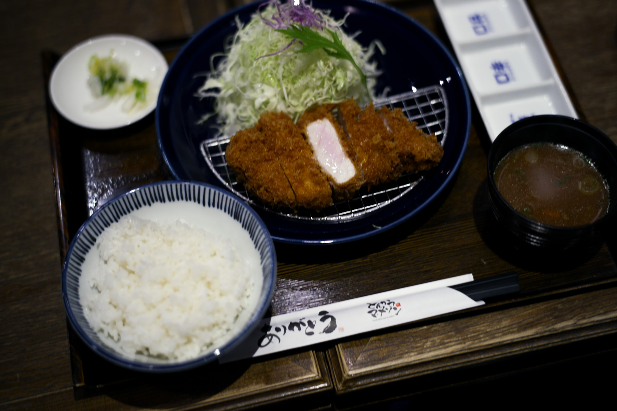 とんかつ マ・メゾン 名古屋市東区東桜２丁目17-11 とんかつ きなこ豚 ぶた トンカツ  世界の秘密 Vaundy 一升びん　https://www.isshobin.com/　「一升びん」店名の由来昭和37年の創業当時、松阪には飲食店も今ほどは無く、会食といえば家でご馳走を作って宴会というのが多かったそうです。円卓（ちゃぶ台）を大勢で囲んで、お酒の一升瓶を中心に置いて、わいわいと皆様に楽しんで食事をしていただける様な店にしたい！！そういう思いを込めて「一升びん」と名付けました。松阪牛「A5」といえば、言わずと知れた和牛の最高峰。一般的に、すき焼きやしゃぶしゃぶの最上級肉として供されるこのクラスは、焼肉用とされることはほぼありません。一升びんでは、その『松阪牛「A5」』を焼肉として提供！箸で掴んで近づけただけでも違いの分かる素晴らしい香りと、一口噛めば口中にほとばしる肉汁とともに、融けるような舌触りは、ちょっと他では味わえません！牛肉は（社）日本食肉格付協会によって格付が行われています。2つの等級があり、1つは歩留（ブド）まり等級、もう1つは肉質等級です。歩留まり等級はA･B･Cの3段階に分かれてAが最も良く、肉質等級は5・4・3・2・1の5段階に分かれ、5が最も良い等級となります。一升びん本店では格付けA5の松阪牛をご提供させて頂きます。牛肉は、脂の霜降り（サシ）がよく入っている部位が、ほんのり甘く、柔らかくて人気です。松阪牛がおいしいと評判なのは、肉やサシが独特の飼育法でまんべんなく体にまわっているから。食欲増進のためにビールを飲ませたり、血行をよくするためにマッサージをするなど、丹精こめて育てられ、とろけるほどの柔らかい上質の松阪肉ができるのです。一升びんの創業は、1962年（昭和37年）今の平生町店から始まりました。最高のお肉を更に美味しく召し上がっていただく秘密が秘伝の味噌ダレ！創業以来、脈々と伝わってきた門外不出の逸品です。その味わいは、こくのある自家製ダレでありながら、決して自己主張しすぎることはなく、あくまでも肉の味わいを最大限に引き立てる脇役に徹します。ぜひ、ご賞味下さい！松阪牛焼肉・ホルモン一升びん本店松阪牛すき焼・しゃぶしゃぶ一升びん本店"はなれ"松阪牛焼肉・ホルモン一升びん宮町店松坂牛焼肉・ホルモン一升びん平生町店松阪牛焼肉・ホルモン鍋一升びん塚本店松阪牛焼肉・ホルモン一升びん川井町店松阪牛焼肉・ホルモン一升びん久居インターガーデン店松阪牛焼肉一升びん名古屋ラシック店松阪牛焼肉・ホルモン一升びん鈴鹿店松阪牛焼肉一升びん伊勢松寿亭松阪牛焼肉・ホルモン一升びん四日市泊店松阪牛焼肉・すき焼・しゃぶしゃぶ・串焼き一升びん伊勢内宮店イオンモールNagoya Noritake Garden 1F回転焼肉　一升びん　名古屋則武新町店松阪牛一升びん名古屋名駅店 Chrome Hearts CHROME HEARTS クロムハーツ クロムハーツ名古屋 Chrome Hearts Nagoya ラシック 愛知 名古屋 https://www.chromehearts.com/ OFFEE CAKE "BONBON" ボンボン 洋菓子ボンボン BONBON https://cake-bonbon.com/ 名古屋の老舗洋菓子店「ボンボン」 喫茶ボンボン 1949年（昭和24年）創業。名古屋市東区の老舗洋菓子・純喫茶ボンボン。開店当時から「いいものをお値打ちで」という思いを込めて、素材にこだわったケーキをひとつひとつ丁寧に作り続けてまいります。当店でしか味わうことができない逸品の数々。昭和レトロ感漂う店内で是非ご堪能ください。  〒461-0001 愛知県名古屋市東区泉2-1-22 CHROME HEARTS "TAPE DISPENSER" クロムハーツ テープ　ディスペンサー 愛知 名古屋 Alto e Diritto altoediritto アルトエデリット セロハンテープ マネークリップ クロムハーツボールペン リチャードスターク CHROME HEARTS MONEY CLIP CH CROSS 925silver CHROME HEARTS “PEN 4COLOR FERNIE 925silver Wolfgang's Steakhouse Signature Aoyama WOLFGANS'S STEAKHOUSE ウルフギャング ステーキハウス Tボーンステーキ  東京都 港区 北青山 2-5-8　青山OM-SQUARE1F 03-5843-0822 100席 (ダイニング58席、個室A：10席、個室B：8席、バー＆ウイスキーラウンジ24席) BARONROUGE バロンルージュ 〒460-0008 愛知県名古屋市中区栄5丁目19番12 @nagoya_baronrouge 050-5872-9950 移転 renewal open 。大人がひっそりと訪れる酒と料理を嗜むお店 25年続くお店が少しだけ移転しリニューアルオープン。新築のビル2階に佇む大人のためのレストラン＆バー。大人の階段を上り重厚な扉を開けると1日の疲れをリセット。大人の日常にそっと手を差し伸べる程よい非日常空間。プロが作る美味い酒 と しっかり食べられる料理。酒だけでも 料理だけでも 会話だけでも お気軽に。初めてご来店の方も いつもの馴染みのお店にしてください。八乃助 ISAMUKATAYAMABACKLASH イサムカタヤマバックラッシュ 片山勇 バックラッシュ ATSUTA JINGU ///【LEICA M10-P ASC 100 Edition + SUMMILUX-M F1.4/50mm ASPH】2022年5月11日 火曜 熱田神宮 Wolfgang's Steakhouse Signature Aoyama WOLFGANS'S STEAKHOUSE ウルフギャング ステーキハウス Tボーンステーキ  東京都 港区 北青山 2-5-8　青山OM-SQUARE1F 03-5843-0822 100席 (ダイニング58席、個室A：10席、個室B：8席、バー＆ウイスキーラウンジ24席) THE RITZ-CARLTON TOKYO "CLUB LEVEL" // 2022.5.06-5.08 ザ・リッツ・カールトン クラブ®レベル ザ・リッツ・カールトンの最高峰のおもてなしを、最上級の空間と設備でご体験いただける「ザ・リッツ・カールトン クラブレベル」。そのおもてなしの中心となるクラブラウンジは、レジデンスをテーマにしたラウンジの概念を超えた空間です。 レセプション、ガーデンテラス、ダイニングルーム、ライブラリーラウンジの4つの エリアに分かれた「クラブラウンジ」では、時間帯によって多彩な趣きでお客様をお迎えいたしております。お客様のクラブレベルのステイをより快適なものにするクラブコンシェルジュは、お客様一人ひとりをお名前でお呼びし、それぞれのお好みに合わせたパーソナルなサービスをお届けいたします。お誕生日や記念日、プロポーズなど特別な日のご滞在には、ご要望に合わせて心に残るひとときを演出するプランをご提案します。 ザ・ロビーラウンジ ラウンジ ホテルの45階、お客様をお迎えするメインロビーに位置する「ザ・ロビーラウンジ」は、お待ち合わせや語らいの時間を特別なものにします。毎週金～日曜日の15時～16時20分の間、「ハープ＆アフタヌーンティー」を提供しております。確かな技術を有するハープ奏者が奏でる美しい音色を聴きながらペストリーシェフによるアフタヌーンティーをお召し上がり頂けます。夕暮れへと移ろいゆく美しい東京の景色と共に、ゆったりとした午後のひとときをお楽しみ下さい45階の開放的な空間で楽しむ伝統的なアフタヌーンティー ザ・リッツ・カールトン東京の45階、お客様をお迎えするメインロビーに位置する「ザ・ロビーラウンジ」は、お待ち合わせや語らいの時間を特別なものにします。 心地よいピアノの生演奏が流れるラグジュアリーな空間で、モダンなアフタヌーンティーセットや厳選された世界各地の茶葉によるティーセレクションと共に、優雅なひと時をお楽しみ下さい。東京の中心に位置する六本木というロケーションに相応しい、西洋と東洋のモダンな融合を表現したインテリアには、オリエンタルな紫、赤、モノトーンを基調とした配色や、和をモチーフとしたファブリックなどを用い、全体として和洋の調和を感じさせる空間となっており、時間の移ろいに合わせた生演奏が彩りを添えます。ISAIA Napoli TOKYO MIDTOWN イザイア ナポリ 東京ミッドタウン スーツ、ジャケット、シャツ、パンツ、シューズ、ネクタイ、チーフ、カバン 愛知 名古屋 Alto e Diritto altoediritto アルトエデリット 20224月19日 ミシュラン ヴァガボンド 2021年12月14日 LA VAGABONDE ラ・ヴァガボンド フレンチ フランス料理 鶴舞 ラヴァカボンド chef ryousuke iwamoto 岩本龍介 予約のとれないフレンチ 名店 美食家 放浪者 旅人 愛知県名古屋市中区千代田2丁目14-24 キャノンピア鶴舞 1F 愛知 名古屋 Alto e Diritto altoediritto アルトエデリット 超絶フレンチ ドレスコード ディナー 中華風家庭料理 ふーみん (表参道/中華料理)　〒107-0062 東京都港区南青山５丁目７−１７ 03-3498-4466　表参道・青山エリアの南青山の中華料理店、中華風家庭料理 ふーみんのオフィシャルページです　CHACOあまみや　千駄ヶ谷の有名なステーキ屋「CHACOあめみや」 炭焼きステーキ 〒151-0051 東京都渋谷区千駄ケ谷１丁目７−１２ 03-3402-6066 http://chacoamemiya.com/sp/ １９７９年（昭和５４年）に開店してから当時のままの姿の店内は重みを感じる。　（お客様からは「昭和の香りがする・・」と言われます）真っ白だった壁も年月を感じさせる趣がある。店内に入るとまず目に入るのが、大きな炭焼きの竈。営業当時からの肉の旨みを沢山吸い込んでいるかも・・・。１９７９年（昭和５４年）に開店してから当時のままの姿の店内は重みを感じる。　（お客様からは「昭和の香りがする・・」と言われます）真っ白だった壁も年月を感じさせる趣がある。店内に入るとまず目に入るのが、大きな炭焼きの竈。営業当時からの肉の旨みを沢山吸い込んでいるかも・・・。炭で焼かれたステーキのお皿は鉄板ではなく鋳物です。牛肉は融点が高いため冷めやすい鉄板ではすぐに肉が固くなってしまいます。チャコのお皿は長い時間温かいので柔らかい牛肉をゆっくりご賞味いただけます。ワイン片手に語らいながら心安らぐ美味しい時間をお過ごしください。LA BISBOCCIA　ラ・ビスボッチャ/LA BISBOCCIA (広尾/イタリアン) RISTORANTE LA BISBOCCIA 〒150-0013 東京都渋谷区恵比寿2-36-13 広尾MTRビル1F "イタリア政府公認レストラン"として選ばれた本格的イタリアン。スタッフもイタリア人が中心で、イタリアにいる気分になれそうな空間。 https://labisboccia.tokyo/ 愛知 名古屋 Vineria Cassini ヴィネリア カッシーニ 東別院 イタリアン 愛知県名古屋市中区伊勢山1-9-13 伊勢山ハイツ1F #1F Iseyamahaitsu, 1-9-13 Iseyama Naka-ku, Nagoya-shi, Aichi-ken 460-0026, Japan イタリアを旅するような気分で楽しむ郷土料理と様々なワイン "Vineria(ヴィネリア)とは、イタリア語でVino(ワイン)＋Osteria(食堂)を足した造語です。 イタリアの郷土料理とその土地で造られた様々なワインをイタリアを旅するような気分でお楽しみいただけます。 「イタリア現地の味」を目指した素材を生かすストレートかつ伝統的なイタリア料理をアラカルトもしくはコースでお楽しみください。 約200種類のイタリアワインの中から、ソムリエがベストなワインを選びます。お料理やお好みに合わせたグラスワインやワインコースもご用意しております。"2021年10月15日 煖 MEI メイ イタリアン 国際センター 名古屋市西区那古野1-23-2 四間道糸重3 mei-nagoya.com shikemichi サンタキアラ Santa Chiara コース 18時一斉スタート きのこ キノコ 森内敬子　モーゼ十戒　ナナツモリピノノワール 2016 pinot noir ドメーヌタカヒコ 曽我貴彦 北海道余市郡余市町登町1395  ワイン名古屋市東区徳川町　天然キノコ MEI 那古野 ネコ 猫　にゃんこ 愛知 名古屋 Alto e Diritto altoediritto アルトエデリット カウンター7席 えごま　味噌カツ ミソカツ みそかつ とんかつ 東別院 〒460-0021 愛知県名古屋市中区平和2丁目16-15 052-323-0963  鶴舞線のガード下にあるトンカツの美味しいお店 みそかつ えごま　和食 美奈登 ミナト 老舗焼肉店 神宮前/焼肉 レトロ モクモク 味噌ダレ とんちゃん 熱田 ホルモン ヤキニク とんねるず ペレ きたなシュラン 懐かし 名鉄堀田駅から徒歩20分 瑞穂区 〒467-0879 愛知県名古屋市瑞穂区平郷町2-6-2 LA VAGABONDE ラ・ヴァガボンド フレンチ フランス料理 鶴舞 ラヴァカボンド chef ryousuke iwamoto 岩本龍介 予約のとれないフレンチ 名店 美食家 放浪者 旅人 愛知県名古屋市中区千代田2丁目14-24 キャノンピア鶴舞 1F 愛知 名古屋 Alto e Diritto altoediritto アルトエデリット 超絶フレンチ ドレスコード ディナー STEAK HOUSE Beef Okuma ステーキハウス ビーフオークマ 名古屋店 霜降り黒毛和牛 サーロイン フィレ シャトーブリアン 仙台牛 宮城牛 近江牛 150g 200g ハンバーグ 松坂屋 名古屋店 愛知　名古屋 Alto e Diritto altoediritto  GW休暇 Alto e Diritto アルトエデリット altoediritto 愛知 名古屋 ゴールデンウィーク 休暇 炭火焼肉 煖  だん ダン 愛知 名古屋 焼き肉  名駅店 瑞穂本店 Alto e Diritto altoediritto アルトエデリット 夢 希望 Dream FREEMASONRY フリーメーソン AUDEMARS PIGUET オーデマピゲ SEX PISTOLS セックスピストルズ JOY DIVISION ジョイディヴィジョン DAVID BOWIE デヴィットボーウィ THE VELVET UNDERGROUND ザベルベットアンダーグラウンド THE ROLLING STONES ザローリングストーンズ QUEEN クイーン LED ZEPPELIN レッドツェッペリン Alto e Diritto アルトエデリット 愛知 名古屋 Italy MOORER ムーレー / BELVEST ベルベスト / ISAIA イザイア / LUCA GRASSIA ルカグラシア / Alfredo Rifugio アルフレードリフージオ / LARDINI ラルディーニ / De Petrillo デ・ペトリロ / TAGLIATORE タリアトーレ / Sealup シーラップ / EMMETI エンメティ / CINQUANTA チンクアンタ / SILENCE サイレンス / MOLEC モレック / Finamore フィナモレ / ORIAN オリアン / AVINO Laboratorio Napoletano アヴィーノ / INCOTEX インコテックス / INCOTEX SLACKS インコテックススラックス / PT TORINO ピーティートリノ / BERWICH ベルウィッチ / VIGANO ヴィガーノ / RICHARD J.BROWN リチャードJブラウン / FEDELI フェデーリ / MANRICO CASHMERE マンリコカシミヤ / ZANONE ザノーネ / Cruciani クルチアーニ / GRAN SASSO グランサッソ / Settefili Cashmere セッテフィーリカシミア / Girelli Bruni ジレリブルーニ / ENZO BONAFE エンツォボナフェ / FERRANTE フェランテ / GHOUD ゴード / ACATE アカーテ / Cisei シセイ / STEFANO RICCI ステファノリッチ / ALPO アル France Georges de Patricia ジョルジュドパトリシア / SAINT LAURENTサンローラン / CELINE セリーヌ / AUBERCY オーベルシー / lucien pellat-finet ルシアンペラフィネ / NATIONAL STANDARD ナショナルスタンダー U.S.A. South Paradiso Leather サウスパラディソ / JACQUESMARIEMAGE ジャックマリーマージュ / MARC MARMEL マークマーメル / WHITE'S BOOTS ホワイツブーツ / JUTTA NEUMANN ユッタニューマン England GRENFELL グレンフェル / J&M DAVIDSON ジェイアンドエムディヴィッドソン / JAMES GROSE ジェームスグロース / JOHN SMEDLEY ジョンスメドレー / Johnstons ジョンストンズ Other FIXER フィクサー / cuervo bopoha クエルボ ヴァローナ / BACKLASH The Line バックラッシュ ザライン / RIVORA リヴォラ / C.QP / Order Suit オーダースーツ 愛知 名古屋 Alto e Diritto altoediritto アルトエデリッライカM10 アポズミクロン 2021 October.27 21年目スタート 21年目からは楽しくゆっくりすごしてゆけたらなと思ってます ジョーストラマー 「10.26(tue)」,「10.27(wed)」 お休みとなります Thames LONDON / HERBIE YAMAGUCHI 1983 テムズ川 ロンドン ハービー山口 1983年 イギリス England イングランド 写真家 写真 Not Banksy ノットバンクシー BANKSY バンクシー 我々の敵はあなたの敵じゃない   共に生きよう LEICA // APO-SUMMICRON-M f2/35mm ASPH. ライカ アポ・ズミクロンM f2/35mm ASPH. 愛知 名古屋 Alto e Diritto altoediritto アルトエデリット 世界最高峰のレンズと称賛され続けているライカMレンズにおいて、アポ・ズミクロンM f2/35mm ASPH.もそのMレンズの名にふさわしい優れた性能を誇ります。さらに、アポ・ズミクロンMシリーズのレンズとしてはもちろんのこと、これまでにない新しいタイプのMレンズとして目をひく存在でもあります。その特長は、Mレンズの中で最短で唯一ともいえる最短撮影距離と、きわめてシャープな描写力、美しいボケ味、そして開放F値F2という明るさにあります。ドイツならではの高度な製造技術が生み出したこのレンズを活用すれば、M型カメラはもとより、「ライカSL2」や「ライカSL2-S」でも、優れた描写力を活用してあらゆるシーンでの撮影が楽しめます。 光学系の設計に全撮影距離で高画質が得られるフローティングシステムを採用しているため、近距離撮影でも高い描写力を発揮しながら、Mレンズでは唯一となるわずか30cmという最短撮影距離を実現しています。フォーカスリングの回転角は300°ときわめて大きく、最短撮影距離が短くなっているにも関わらず緻密なピント合わせが可能です。開放値はF2.0という明るさで、クリエイティブな作品づくりも多彩に楽しめます。その時々の貴重な瞬間を、ライカらしい高品位な写真として記録することができます。イギリスの写真家ヒュー・ジョン氏は、ポートレート撮影でもアポ・ズミクロンM f2/35mm ASPH.が威力を発揮することを実感しました。「被写界深度がこれほど浅くなるとは驚きました。まつげの部分が驚くほどシャープに描写され、そこから徐々にボケていく。これは元のサイズのまま一部をトリミングしたものですが、85mm、いや、105mmのレンズで撮影したかのような仕上がりです！」「アポ・ズミクロンM f2/35mm ASPH.は、美しいボケ味でポートレート写真に新たな可能性をもたらすレンズですね。それに接写もこなせるので、まさにオールラウンドな1本だと言えます。色の再現性も絶妙で、シャープな解像感も素晴らしい。これさえあれば他のレンズはいらないと言ってもいいかもしれません！」2021年8月18日 Leica Nagoya ライカ松坂屋名古屋店 ライカ名古屋 460-8430 愛知県中区栄3-16-1 松坂屋名古屋店 北館3Ｆ 052-264-2840 入鹿池　いるかいけ 名古屋近郊のボート釣りのメッカ 愛知県犬山市の入鹿、飛騨木曽川国定公園内にある人工の農業用ため池 わかさぎ釣り・ブラックバス釣りなら入鹿池にある見晴茶屋へ https://inuyama.gr.jp/miharashi.html 犬山観光情報  ワカサギやブラックバス釣りのメッカとして知られる入鹿池 ブラックバス釣果 犬山名物 でんがく 五平餅 見晴茶屋 愛知県犬山市堤下60 蓬ぜん 犬山 犬山口 愛知 名古屋名物 ひつまぶし http://houzen.s-d.jp/index.html 犬山城 ミシュランガイド愛知2019 あつた蓬莱軒 22年間修行 店主 うなぎ ウナギ 鰻 愛知県犬山市上坂町4-168 0568-39-5077 犬山市観光協会 ミシュラン 博多串焼き 八乃助  焼き鳥 焼鳥 愛知 名古屋 とみやBLOG 富屋酒店 とみやBLOG ライカ LEICA LEICA M10-p ASC100 EDITION ライカM10-P ズミルックス 2021年7月27日 煖 MEI メイ イタリアン 国際センター 名古屋市西区那古野1-23-2 四間道糸重3 mei-nagoya.com shikemichi サンタキアラ Santa Chiara コース 18時一斉スタート きのこ キノコ 森内敬子　モーゼ十戒　ナナツモリピノノワール 2016 pinot noir ドメーヌタカヒコ 曽我貴彦 北海道余市郡余市町登町1395  ワイン名古屋市東区徳川町　天然キノコ MEI 那古野 ネコ 猫　にゃんこ 愛知 名古屋 Alto e Diritto altoediritto アルトエデリット カウンター7席 えごま　味噌カツ ミソカツ みそかつ とんかつ 東別院 〒460-0021 愛知県名古屋市中区平和2丁目16-15 052-323-0963  鶴舞線のガード下にあるトンカツの美味しいお店 みそかつ えごま　和食 美奈登 ミナト 老舗焼肉店 神宮前/焼肉 レトロ モクモク 味噌ダレ とんちゃん 熱田 ホルモン ヤキニク とんねるず ペレ きたなシュラン 懐かし 名鉄堀田駅から徒歩20分 瑞穂区 〒467-0879 愛知県名古屋市瑞穂区平郷町2-6-2 LA VAGABONDE ラ・ヴァガボンド フレンチ フランス料理 鶴舞 ラヴァカボンド chef ryousuke iwamoto 岩本龍介 予約のとれないフレンチ 名店 美食家 放浪者 旅人 愛知県名古屋市中区千代田2丁目14-24 キャノンピア鶴舞 1F 愛知 名古屋 Alto e Diritto altoediritto アルトエデリット 超絶フレンチ ドレスコード ディナー STEAK HOUSE Beef Okuma ステーキハウス ビーフオークマ 名古屋店 霜降り黒毛和牛 サーロイン フィレ シャトーブリアン 仙台牛 宮城牛 近江牛 150g 200g ハンバーグ 松坂屋 名古屋店 愛知　名古屋 Alto e Diritto altoediritto  GW休暇 Alto e Diritto アルトエデリット altoediritto 愛知 名古屋 ゴールデンウィーク 休暇 炭火焼肉 煖  だん ダン 愛知 名古屋 焼き肉  名駅店 瑞穂本店 Alto e Diritto altoediritto アルトエデリット 夢 希望 Dream FREEMASONRY フリーメーソン AUDEMARS PIGUET オーデマピゲ SEX PISTOLS セックスピストルズ JOY DIVISION ジョイディヴィジョン DAVID BOWIE デヴィットボーウィ THE VELVET UNDERGROUND ザベルベットアンダーグラウンド THE ROLLING STONES ザローリングストーンズ QUEEN クイーン LED ZEPPELIN レッドツェッペリン Alto e Diritto アルトエデリット 愛知 名古屋 Italy MOORER ムーレー / BELVEST ベルベスト / ISAIA イザイア / LUCA GRASSIA ルカグラシア / Alfredo Rifugio アルフレードリフージオ / LARDINI ラルディーニ / De Petrillo デ・ペトリロ / TAGLIATORE タリアトーレ / Sealup シーラップ / EMMETI エンメティ / CINQUANTA チンクアンタ / SILENCE サイレンス / MOLEC モレック / Finamore フィナモレ / ORIAN オリアン / AVINO Laboratorio Napoletano アヴィーノ / INCOTEX インコテックス / INCOTEX SLACKS インコテックススラックス / PT TORINO ピーティートリノ / BERWICH ベルウィッチ / VIGANO ヴィガーノ / RICHARD J.BROWN リチャードJブラウン / FEDELI フェデーリ / MANRICO CASHMERE マンリコカシミヤ / ZANONE ザノーネ / Cruciani クルチアーニ / GRAN SASSO グランサッソ / Settefili Cashmere セッテフィーリカシミア / Girelli Bruni ジレリブルーニ / ENZO BONAFE エンツォボナフェ / FERRANTE フェランテ / GHOUD ゴード / ACATE アカーテ / Cisei シセイ / STEFANO RICCI ステファノリッチ / ALPO アル France Georges de Patricia ジョルジュドパトリシア / SAINT LAURENTサンローラン / CELINE セリーヌ / AUBERCY オーベルシー / lucien pellat-finet ルシアンペラフィネ / NATIONAL STANDARD ナショナルスタンダー U.S.A. South Paradiso Leather サウスパラディソ / JACQUESMARIEMAGE ジャックマリーマージュ / MARC MARMEL マークマーメル / WHITE'S BOOTS ホワイツブーツ / JUTTA NEUMANN ユッタニューマン England GRENFELL グレンフェル / J&M DAVIDSON ジェイアンドエムディヴィッドソン / JAMES GROSE ジェームスグロース / JOHN SMEDLEY ジョンスメドレー / Johnstons ジョンストンズ Other FIXER フィクサー / cuervo bopoha クエルボ ヴァローナ / BACKLASH The Line バックラッシュ ザライン / RIVORA リヴォラ / C.QP / Order Suit オーダースーツ 愛知 名古屋 Alto e Diritto altoediritto アルトエデリット