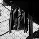ROYAL LUSTER (ロイヤルラスター) Noah (ノア) DOUBLE RIDERS Calf Leather ダブルライダース ジャケット BLACK (ブラック) レザージャケット 愛知 名古屋 Alto e Diritto altoediritto アルトエデリット 発売開始 2022年11月20日土曜 12時～ ロイヤルラスターとは【最上の輝き】の意。ロック、パンクス、サヴィルロウスタイルまで、深い歴史のあるブリティッシュカルチャーにインスパイアされたラグジュアリーなモダンブリティシュスタイルを提案します。テーラーリングの源流である英国のエッセンスをレザーアイテムに組み込むことで、立体的でシャープなカッティングにより体を美しく包み込みます。熟練された職人により一切の妥協なく作らたプロダクトは厳選された最高級の素材のみを使用し、究極的にミニマルな男らしいラグジュアリーを表現しています。ロイヤルラスターは熟練された職人によるテーラーリングと最高峰のレザーを融合することを一つの解としています。プロダクトに携わる職人も一握りの熟練者に限られ生産数がごく僅かの為、殆ど市場に出回ることはありません。使い込むほどに上品な色気を纏うプロダクトは、着用する方に【最上の輝き】を与えてくれることを祈って作られたブランドなのです。Noah (ノア) 旧約聖書の創世記にある洪水物語の主人公。正義の人と神に認められたとされ、当モデルはその名を冠した。無駄のないクラシカルなダブルブレストのモーターサイクルジャケット。テーラーリングテクニックを踏襲したカッティング。フロント3ジップポケット(＋隠しポケット)ジップカフス、サイドアジャスター英国CLIX(クリックス)ファスナーを使用。