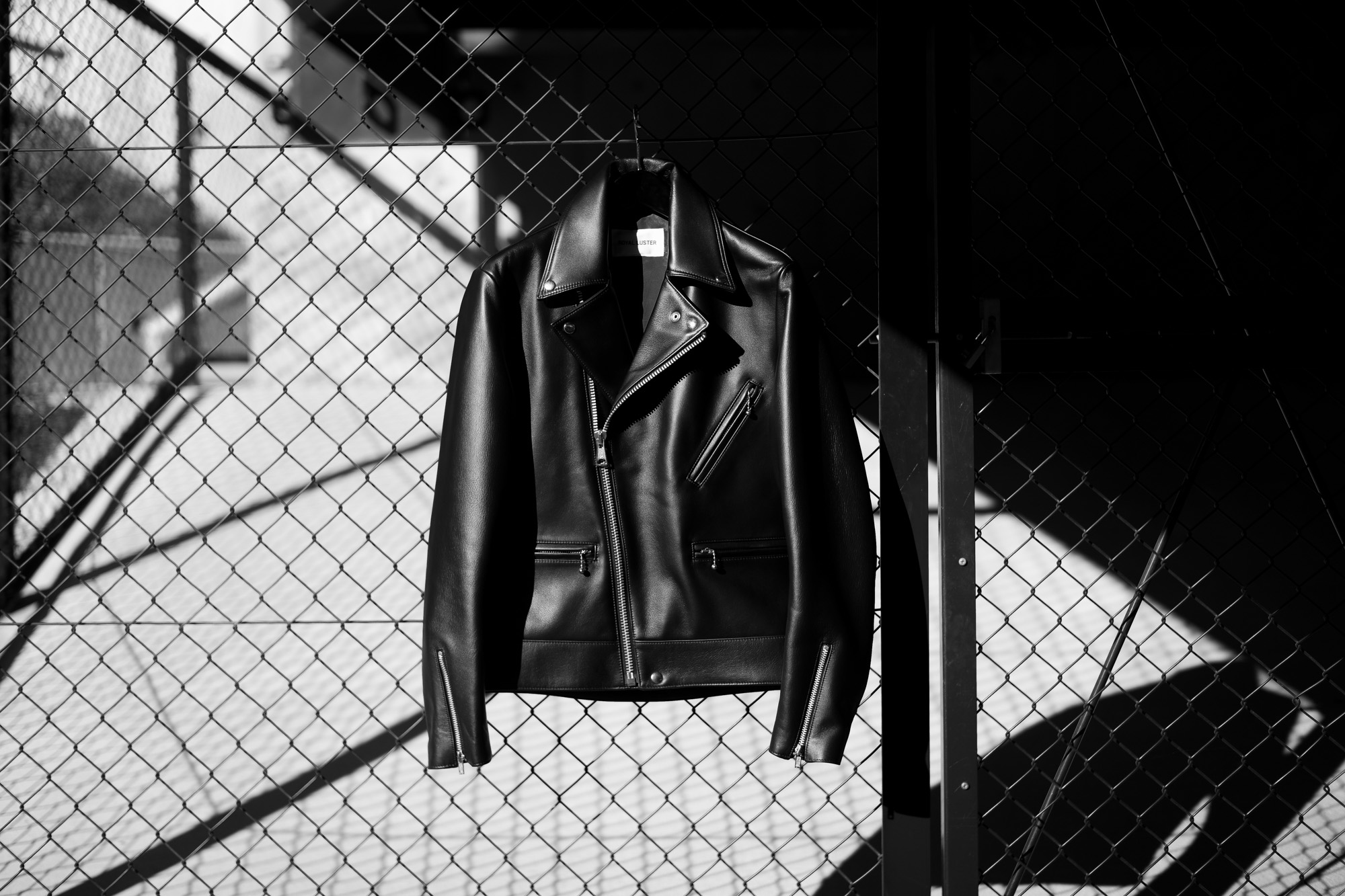 ROYAL LUSTER (ロイヤルラスター) Noah (ノア) DOUBLE RIDERS Calf Leather ダブルライダース ジャケット BLACK (ブラック) レザージャケット 愛知 名古屋 Alto e Diritto altoediritto アルトエデリット 発売開始 2022年11月20日土曜 12時～ ロイヤルラスターとは【最上の輝き】の意。ロック、パンクス、サヴィルロウスタイルまで、深い歴史のあるブリティッシュカルチャーにインスパイアされたラグジュアリーなモダンブリティシュスタイルを提案します。テーラーリングの源流である英国のエッセンスをレザーアイテムに組み込むことで、立体的でシャープなカッティングにより体を美しく包み込みます。熟練された職人により一切の妥協なく作らたプロダクトは厳選された最高級の素材のみを使用し、究極的にミニマルな男らしいラグジュアリーを表現しています。ロイヤルラスターは熟練された職人によるテーラーリングと最高峰のレザーを融合することを一つの解としています。プロダクトに携わる職人も一握りの熟練者に限られ生産数がごく僅かの為、殆ど市場に出回ることはありません。使い込むほどに上品な色気を纏うプロダクトは、着用する方に【最上の輝き】を与えてくれることを祈って作られたブランドなのです。Noah (ノア) 旧約聖書の創世記にある洪水物語の主人公。正義の人と神に認められたとされ、当モデルはその名を冠した。無駄のないクラシカルなダブルブレストのモーターサイクルジャケット。テーラーリングテクニックを踏襲したカッティング。フロント3ジップポケット(＋隠しポケット)ジップカフス、サイドアジャスター英国CLIX(クリックス)ファスナーを使用。