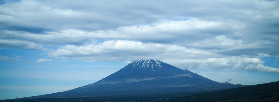 2022年11月26日 土曜 世界の秘密 Vaundy 一升びん　https://www.isshobin.com/　「一升びん」店名の由来昭和37年の創業当時、松阪には飲食店も今ほどは無く、会食といえば家でご馳走を作って宴会というのが多かったそうです。円卓（ちゃぶ台）を大勢で囲んで、お酒の一升瓶を中心に置いて、わいわいと皆様に楽しんで食事をしていただける様な店にしたい！！そういう思いを込めて「一升びん」と名付けました。松阪牛「A5」といえば、言わずと知れた和牛の最高峰。一般的に、すき焼きやしゃぶしゃぶの最上級肉として供されるこのクラスは、焼肉用とされることはほぼありません。一升びんでは、その『松阪牛「A5」』を焼肉として提供！箸で掴んで近づけただけでも違いの分かる素晴らしい香りと、一口噛めば口中にほとばしる肉汁とともに、融けるような舌触りは、ちょっと他では味わえません！牛肉は（社）日本食肉格付協会によって格付が行われています。2つの等級があり、1つは歩留（ブド）まり等級、もう1つは肉質等級です。歩留まり等級はA･B･Cの3段階に分かれてAが最も良く、肉質等級は5・4・3・2・1の5段階に分かれ、5が最も良い等級となります。一升びん本店では格付けA5の松阪牛をご提供させて頂きます。牛肉は、脂の霜降り（サシ）がよく入っている部位が、ほんのり甘く、柔らかくて人気です。松阪牛がおいしいと評判なのは、肉やサシが独特の飼育法でまんべんなく体にまわっているから。食欲増進のためにビールを飲ませたり、血行をよくするためにマッサージをするなど、丹精こめて育てられ、とろけるほどの柔らかい上質の松阪肉ができるのです。一升びんの創業は、1962年（昭和37年）今の平生町店から始まりました。最高のお肉を更に美味しく召し上がっていただく秘密が秘伝の味噌ダレ！創業以来、脈々と伝わってきた門外不出の逸品です。その味わいは、こくのある自家製ダレでありながら、決して自己主張しすぎることはなく、あくまでも肉の味わいを最大限に引き立てる脇役に徹します。ぜひ、ご賞味下さい！松阪牛焼肉・ホルモン一升びん本店松阪牛すき焼・しゃぶしゃぶ一升びん本店"はなれ"松阪牛焼肉・ホルモン一升びん宮町店松坂牛焼肉・ホルモン一升びん平生町店松阪牛焼肉・ホルモン鍋一升びん塚本店松阪牛焼肉・ホルモン一升びん川井町店松阪牛焼肉・ホルモン一升びん久居インターガーデン店松阪牛焼肉一升びん名古屋ラシック店松阪牛焼肉・ホルモン一升びん鈴鹿店松阪牛焼肉一升びん伊勢松寿亭松阪牛焼肉・ホルモン一升びん四日市泊店松阪牛焼肉・すき焼・しゃぶしゃぶ・串焼き一升びん伊勢内宮店イオンモールNagoya Noritake Garden 1F回転焼肉　一升びん　名古屋則武新町店松阪牛一升びん名古屋名駅店 Chrome Hearts CHROME HEARTS クロムハーツ クロムハーツ名古屋 Chrome Hearts Nagoya ラシック 愛知 名古屋 https://www.chromehearts.com/ OFFEE CAKE "BONBON" ボンボン 洋菓子ボンボン BONBON https://cake-bonbon.com/ 名古屋の老舗洋菓子店「ボンボン」 喫茶ボンボン 1949年（昭和24年）創業。名古屋市東区の老舗洋菓子・純喫茶ボンボン。開店当時から「いいものをお値打ちで」という思いを込めて、素材にこだわったケーキをひとつひとつ丁寧に作り続けてまいります。当店でしか味わうことができない逸品の数々。昭和レトロ感漂う店内で是非ご堪能ください。 〒461-0001 愛知県名古屋市東区泉2-1-22 CHROME HEARTS "TAPE DISPENSER" クロムハーツ テープ　ディスペンサー 愛知 名古屋 Alto e Diritto altoediritto アルトエデリット セロハンテープ マネークリップ クロムハーツボールペン リチャードスターク CHROME HEARTS MONEY CLIP CH CROSS 925silver CHROME HEARTS “PEN 4COLOR FERNIE 925silver Wolfgang's Steakhouse Signature Aoyama WOLFGANS'S STEAKHOUSE ウルフギャング ステーキハウス Tボーンステーキ 東京都 港区 北青山 2-5-8　青山OM-SQUARE1F 03-5843-0822 100席 (ダイニング58席、個室A：10席、個室B：8席、バー＆ウイスキーラウンジ24席) BARONROUGE バロンルージュ 〒460-0008 愛知県名古屋市中区栄5丁目19番12 @nagoya_baronrouge 050-5872-9950 移転 renewal open 。大人がひっそりと訪れる酒と料理を嗜むお店 25年続くお店が少しだけ移転しリニューアルオープン。新築のビル2階に佇む大人のためのレストラン＆バー。大人の階段を上り重厚な扉を開けると1日の疲れをリセット。大人の日常にそっと手を差し伸べる程よい非日常空間。プロが作る美味い酒 と しっかり食べられる料理。酒だけでも 料理だけでも 会話だけでも お気軽に。初めてご来店の方も いつもの馴染みのお店にしてください。八乃助 ISAMUKATAYAMABACKLASH イサムカタヤマバックラッシュ 片山勇 バックラッシュ ATSUTA JINGU ///【LEICA M10-P ASC 100 Edition + SUMMILUX-M F1.4/50mm ASPH】2022年5月11日 火曜 熱田神宮 Wolfgang's Steakhouse Signature Aoyama WOLFGANS'S STEAKHOUSE ウルフギャング ステーキハウス Tボーンステーキ 東京都 港区 北青山 2-5-8　青山OM-SQUARE1F 03-5843-0822 100席 (ダイニング58席、個室A：10席、個室B：8席、バー＆ウイスキーラウンジ24席) THE RITZ-CARLTON TOKYO "CLUB LEVEL" // 2022.5.06-5.08 ザ・リッツ・カールトン クラブ®レベル ザ・リッツ・カールトンの最高峰のおもてなしを、最上級の空間と設備でご体験いただける「ザ・リッツ・カールトン クラブレベル」。そのおもてなしの中心となるクラブラウンジは、レジデンスをテーマにしたラウンジの概念を超えた空間です。 レセプション、ガーデンテラス、ダイニングルーム、ライブラリーラウンジの4つの エリアに分かれた「クラブラウンジ」では、時間帯によって多彩な趣きでお客様をお迎えいたしております。お客様のクラブレベルのステイをより快適なものにするクラブコンシェルジュは、お客様一人ひとりをお名前でお呼びし、それぞれのお好みに合わせたパーソナルなサービスをお届けいたします。お誕生日や記念日、プロポーズなど特別な日のご滞在には、ご要望に合わせて心に残るひとときを演出するプランをご提案します。 ザ・ロビーラウンジ ラウンジ ホテルの45階、お客様をお迎えするメインロビーに位置する「ザ・ロビーラウンジ」は、お待ち合わせや語らいの時間を特別なものにします。毎週金～日曜日の15時～16時20分の間、「ハープ＆アフタヌーンティー」を提供しております。確かな技術を有するハープ奏者が奏でる美しい音色を聴きながらペストリーシェフによるアフタヌーンティーをお召し上がり頂けます。夕暮れへと移ろいゆく美しい東京の景色と共に、ゆったりとした午後のひとときをお楽しみ下さい45階の開放的な空間で楽しむ伝統的なアフタヌーンティー ザ・リッツ・カールトン東京の45階、お客様をお迎えするメインロビーに位置する「ザ・ロビーラウンジ」は、お待ち合わせや語らいの時間を特別なものにします。 心地よいピアノの生演奏が流れるラグジュアリーな空間で、モダンなアフタヌーンティーセットや厳選された世界各地の茶葉によるティーセレクションと共に、優雅なひと時をお楽しみ下さい。東京の中心に位置する六本木というロケーションに相応しい、西洋と東洋のモダンな融合を表現したインテリアには、オリエンタルな紫、赤、モノトーンを基調とした配色や、和をモチーフとしたファブリックなどを用い、全体として和洋の調和を感じさせる空間となっており、時間の移ろいに合わせた生演奏が彩りを添えます。ISAIA Napoli TOKYO MIDTOWN イザイア ナポリ 東京ミッドタウン スーツ、ジャケット、シャツ、パンツ、シューズ、ネクタイ、チーフ、カバン 愛知 名古屋 Alto e Diritto altoediritto アルトエデリット 20224月19日 ミシュラン ヴァガボンド 2021年12月14日 LA VAGABONDE ラ・ヴァガボンド フレンチ フランス料理 鶴舞 ラヴァカボンド chef ryousuke iwamoto 岩本龍介 予約のとれないフレンチ 名店 美食家 放浪者 旅人 愛知県名古屋市中区千代田2丁目14-24 キャノンピア鶴舞 1F 愛知 名古屋 Alto e Diritto altoediritto アルトエデリット 超絶フレンチ ドレスコード ディナー 中華風家庭料理 ふーみん (表参道/中華料理)　〒107-0062 東京都港区南青山５丁目７−１７ 03-3498-4466　表参道・青山エリアの南青山の中華料理店、中華風家庭料理 ふーみんのオフィシャルページです　CHACOあまみや　千駄ヶ谷の有名なステーキ屋「CHACOあめみや」 炭焼きステーキ 〒151-0051 東京都渋谷区千駄ケ谷１丁目７−１２ 03-3402-6066 http://chacoamemiya.com/sp/ １９７９年（昭和５４年）に開店してから当時のままの姿の店内は重みを感じる。　（お客様からは「昭和の香りがする・・」と言われます）真っ白だった壁も年月を感じさせる趣がある。店内に入るとまず目に入るのが、大きな炭焼きの竈。営業当時からの肉の旨みを沢山吸い込んでいるかも・・・。１９７９年（昭和５４年）に開店してから当時のままの姿の店内は重みを感じる。　（お客様からは「昭和の香りがする・・」と言われます）真っ白だった壁も年月を感じさせる趣がある。店内に入るとまず目に入るのが、大きな炭焼きの竈。営業当時からの肉の旨みを沢山吸い込んでいるかも・・・。炭で焼かれたステーキのお皿は鉄板ではなく鋳物です。牛肉は融点が高いため冷めやすい鉄板ではすぐに肉が固くなってしまいます。チャコのお皿は長い時間温かいので柔らかい牛肉をゆっくりご賞味いただけます。ワイン片手に語らいながら心安らぐ美味しい時間をお過ごしください。LA BISBOCCIA　ラ・ビスボッチャ/LA BISBOCCIA (広尾/イタリアン) RISTORANTE LA BISBOCCIA 〒150-0013 東京都渋谷区恵比寿2-36-13 広尾MTRビル1F "イタリア政府公認レストラン"として選ばれた本格的イタリアン。スタッフもイタリア人が中心で、イタリアにいる気分になれそうな空間。 https://labisboccia.tokyo/ 愛知 名古屋 Vineria Cassini ヴィネリア カッシーニ 東別院 イタリアン 愛知県名古屋市中区伊勢山1-9-13 伊勢山ハイツ1F #1F Iseyamahaitsu, 1-9-13 Iseyama Naka-ku, Nagoya-shi, Aichi-ken 460-0026, Japan イタリアを旅するような気分で楽しむ郷土料理と様々なワイン "Vineria(ヴィネリア)とは、イタリア語でVino(ワイン)＋Osteria(食堂)を足した造語です。 イタリアの郷土料理とその土地で造られた様々なワインをイタリアを旅するような気分でお楽しみいただけます。 「イタリア現地の味」を目指した素材を生かすストレートかつ伝統的なイタリア料理をアラカルトもしくはコースでお楽しみください。 約200種類のイタリアワインの中から、ソムリエがベストなワインを選びます。お料理やお好みに合わせたグラスワインやワインコースもご用意しております。"2021年10月15日 煖 MEI メイ イタリアン 国際センター 名古屋市西区那古野1-23-2 四間道糸重3 mei-nagoya.com shikemichi サンタキアラ Santa Chiara コース 18時一斉スタート きのこ キノコ 森内敬子　モーゼ十戒　ナナツモリピノノワール 2016 pinot noir ドメーヌタカヒコ 曽我貴彦 北海道余市郡余市町登町1395 ワイン名古屋市東区徳川町　天然キノコ MEI 那古野 ネコ 猫　にゃんこ 愛知 名古屋 Alto e Diritto altoediritto アルトエデリット カウンター7席 えごま　味噌カツ ミソカツ みそかつ とんかつ 東別院 〒460-0021 愛知県名古屋市中区平和2丁目16-15 052-323-0963 鶴舞線のガード下にあるトンカツの美味しいお店 みそかつ えごま　和食 美奈登 ミナト 老舗焼肉店 神宮前/焼肉 レトロ モクモク 味噌ダレ とんちゃん 熱田 ホルモン ヤキニク とんねるず ペレ きたなシュラン 懐かし 名鉄堀田駅から徒歩20分 瑞穂区 〒467-0879 愛知県名古屋市瑞穂区平郷町2-6-2 LA VAGABONDE ラ・ヴァガボンド フレンチ フランス料理 鶴舞 ラヴァカボンド chef ryousuke iwamoto 岩本龍介 予約のとれないフレンチ 名店 美食家 放浪者 旅人 愛知県名古屋市中区千代田2丁目14-24 キャノンピア鶴舞 1F 愛知 名古屋 Alto e Diritto altoediritto アルトエデリット 超絶フレンチ ドレスコード ディナー STEAK HOUSE Beef Okuma ステーキハウス ビーフオークマ 名古屋店 霜降り黒毛和牛 サーロイン フィレ シャトーブリアン 仙台牛 宮城牛 近江牛 150g 200g ハンバーグ 松坂屋 名古屋店 愛知　名古屋 Alto e Diritto altoediritto GW休暇 Alto e Diritto アルトエデリット altoediritto 愛知 名古屋 ゴールデンウィーク 休暇 炭火焼肉 煖 だん ダン 愛知 名古屋 焼き肉 名駅店 瑞穂本店 Alto e Diritto altoediritto アルトエデリット 夢 希望 Dream FREEMASONRY フリーメーソン AUDEMARS PIGUET オーデマピゲ SEX PISTOLS セックスピストルズ JOY DIVISION ジョイディヴィジョン DAVID BOWIE デヴィットボーウィ THE VELVET UNDERGROUND ザベルベットアンダーグラウンド THE ROLLING STONES ザローリングストーンズ QUEEN クイーン LED ZEPPELIN レッドツェッペリン Alto e Diritto アルトエデリット 愛知 名古屋 Italy MOORER ムーレー / BELVEST ベルベスト / ISAIA イザイア / LUCA GRASSIA ルカグラシア / Alfredo Rifugio アルフレードリフージオ / LARDINI ラルディーニ / De Petrillo デ・ペトリロ / TAGLIATORE タリアトーレ / Sealup シーラップ / EMMETI エンメティ / CINQUANTA チンクアンタ / SILENCE サイレンス / MOLEC モレック / Finamore フィナモレ / ORIAN オリアン / AVINO Laboratorio Napoletano アヴィーノ / INCOTEX インコテックス / INCOTEX SLACKS インコテックススラックス / PT TORINO ピーティートリノ / BERWICH ベルウィッチ / VIGANO ヴィガーノ / RICHARD J.BROWN リチャードJブラウン / FEDELI フェデーリ / MANRICO CASHMERE マンリコカシミヤ / ZANONE ザノーネ / Cruciani クルチアーニ / GRAN SASSO グランサッソ / Settefili Cashmere セッテフィーリカシミア / Girelli Bruni ジレリブルーニ / ENZO BONAFE エンツォボナフェ / FERRANTE フェランテ / GHOUD ゴード / ACATE アカーテ / Cisei シセイ / STEFANO RICCI ステファノリッチ / ALPO アル France Georges de Patricia ジョルジュドパトリシア / SAINT LAURENTサンローラン / CELINE セリーヌ / AUBERCY オーベルシー / lucien pellat-finet ルシアンペラフィネ / NATIONAL STANDARD ナショナルスタンダー U.S.A. South Paradiso Leather サウスパラディソ / JACQUESMARIEMAGE ジャックマリーマージュ / MARC MARMEL マークマーメル / WHITE'S BOOTS ホワイツブーツ / JUTTA NEUMANN ユッタニューマン England GRENFELL グレンフェル / J&M DAVIDSON ジェイアンドエムディヴィッドソン / JAMES GROSE ジェームスグロース / JOHN SMEDLEY ジョンスメドレー / Johnstons ジョンストンズ Other FIXER フィクサー / cuervo bopoha クエルボ ヴァローナ / BACKLASH The Line バックラッシュ ザライン / RIVORA リヴォラ / C.QP / Order Suit オーダースーツ 愛知 名古屋 Alto e Diritto altoediritto アルトエデリッライカM10 アポズミクロン 2021 October.27 21年目スタート 21年目からは楽しくゆっくりすごしてゆけたらなと思ってます ジョーストラマー 「10.26(tue)」,「10.27(wed)」 お休みとなります Thames LONDON / HERBIE YAMAGUCHI 1983 テムズ川 ロンドン ハービー山口 1983年 イギリス England イングランド 写真家 写真 Not Banksy ノットバンクシー BANKSY バンクシー 我々の敵はあなたの敵じゃない 共に生きよう LEICA // APO-SUMMICRON-M f2/35mm ASPH. ライカ アポ・ズミクロンM f2/35mm ASPH. 愛知 名古屋 Alto e Diritto altoediritto アルトエデリット 世界最高峰のレンズと称賛され続けているライカMレンズにおいて、アポ・ズミクロンM f2/35mm ASPH.もそのMレンズの名にふさわしい優れた性能を誇ります。さらに、アポ・ズミクロンMシリーズのレンズとしてはもちろんのこと、これまでにない新しいタイプのMレンズとして目をひく存在でもあります。その特長は、Mレンズの中で最短で唯一ともいえる最短撮影距離と、きわめてシャープな描写力、美しいボケ味、そして開放F値F2という明るさにあります。ドイツならではの高度な製造技術が生み出したこのレンズを活用すれば、M型カメラはもとより、「ライカSL2」や「ライカSL2-S」でも、優れた描写力を活用してあらゆるシーンでの撮影が楽しめます。 光学系の設計に全撮影距離で高画質が得られるフローティングシステムを採用しているため、近距離撮影でも高い描写力を発揮しながら、Mレンズでは唯一となるわずか30cmという最短撮影距離を実現しています。フォーカスリングの回転角は300°ときわめて大きく、最短撮影距離が短くなっているにも関わらず緻密なピント合わせが可能です。開放値はF2.0という明るさで、クリエイティブな作品づくりも多彩に楽しめます。その時々の貴重な瞬間を、ライカらしい高品位な写真として記録することができます。イギリスの写真家ヒュー・ジョン氏は、ポートレート撮影でもアポ・ズミクロンM f2/35mm ASPH.が威力を発揮することを実感しました。「被写界深度がこれほど浅くなるとは驚きました。まつげの部分が驚くほどシャープに描写され、そこから徐々にボケていく。これは元のサイズのまま一部をトリミングしたものですが、85mm、いや、105mmのレンズで撮影したかのような仕上がりです！」「アポ・ズミクロンM f2/35mm ASPH.は、美しいボケ味でポートレート写真に新たな可能性をもたらすレンズですね。それに接写もこなせるので、まさにオールラウンドな1本だと言えます。色の再現性も絶妙で、シャープな解像感も素晴らしい。これさえあれば他のレンズはいらないと言ってもいいかもしれません！」2021年8月18日 Leica Nagoya ライカ松坂屋名古屋店 ライカ名古屋 460-8430 愛知県中区栄3-16-1 松坂屋名古屋店 北館3Ｆ 052-264-2840 入鹿池　いるかいけ 名古屋近郊のボート釣りのメッカ 愛知県犬山市の入鹿、飛騨木曽川国定公園内にある人工の農業用ため池 わかさぎ釣り・ブラックバス釣りなら入鹿池にある見晴茶屋へ https://inuyama.gr.jp/miharashi.html 犬山観光情報 ワカサギやブラックバス釣りのメッカとして知られる入鹿池 ブラックバス釣果 犬山名物 でんがく 五平餅 見晴茶屋 愛知県犬山市堤下60 蓬ぜん 犬山 犬山口 愛知 名古屋名物 ひつまぶし http://houzen.s-d.jp/index.html 犬山城 ミシュランガイド愛知2019 あつた蓬莱軒 22年間修行 店主 うなぎ ウナギ 鰻 愛知県犬山市上坂町4-168 0568-39-5077 犬山市観光協会 ミシュラン 博多串焼き 八乃助 焼き鳥 焼鳥 愛知 名古屋 とみやBLOG 富屋酒店 とみやBLOG ライカ LEICA LEICA M10-p ASC100 EDITION ライカM10-P ズミルックス 2021年7月27日 煖 MEI メイ イタリアン 国際センター 名古屋市西区那古野1-23-2 四間道糸重3 mei-nagoya.com shikemichi サンタキアラ Santa Chiara コース 18時一斉スタート きのこ キノコ 森内敬子　モーゼ十戒　ナナツモリピノノワール 2016 pinot noir ドメーヌタカヒコ 曽我貴彦 北海道余市郡余市町登町1395 ワイン名古屋市東区徳川町　天然キノコ MEI 那古野 ネコ 猫　にゃんこ 愛知 名古屋 Alto e Diritto altoediritto アルトエデリット カウンター7席 えごま　味噌カツ ミソカツ みそかつ とんかつ 東別院 〒460-0021 愛知県名古屋市中区平和2丁目16-15 052-323-0963 鶴舞線のガード下にあるトンカツの美味しいお店 みそかつ えごま　和食 美奈登 ミナト 老舗焼肉店 神宮前/焼肉 レトロ モクモク 味噌ダレ とんちゃん 熱田 ホルモン ヤキニク とんねるず ペレ きたなシュラン 懐かし 名鉄堀田駅から徒歩20分 瑞穂区 〒467-0879 愛知県名古屋市瑞穂区平郷町2-6-2 LA VAGABONDE ラ・ヴァガボンド フレンチ フランス料理 鶴舞 ラヴァカボンド chef ryousuke iwamoto 岩本龍介 予約のとれないフレンチ 名店 美食家 放浪者 旅人 愛知県名古屋市中区千代田2丁目14-24 キャノンピア鶴舞 1F 愛知 名古屋 Alto e Diritto altoediritto アルトエデリット 超絶フレンチ ドレスコード ディナー STEAK HOUSE Beef Okuma ステーキハウス ビーフオークマ 名古屋店 霜降り黒毛和牛 サーロイン フィレ シャトーブリアン 仙台牛 宮城牛 近江牛 150g 200g ハンバーグ 松坂屋 名古屋店 愛知　名古屋 Alto e Diritto altoediritto GW休暇 Alto e Diritto アルトエデリット altoediritto 愛知 名古屋 ゴールデンウィーク 休暇 炭火焼肉 煖 だん ダン 愛知 名古屋 焼き肉 名駅店 瑞穂本店 Alto e Diritto altoediritto アルトエデリット 夢 希望 Dream FREEMASONRY フリーメーソン AUDEMARS PIGUET オーデマピゲ SEX PISTOLS セックスピストルズ JOY DIVISION ジョイディヴィジョン DAVID BOWIE デヴィットボーウィ THE VELVET UNDERGROUND ザベルベットアンダーグラウンド THE ROLLING STONES ザローリングストーンズ QUEEN クイーン LED ZEPPELIN レッドツェッペリン Alto e Diritto アルトエデリット 愛知 名古屋 Italy MOORER ムーレー / BELVEST ベルベスト / ISAIA イザイア / LUCA GRASSIA ルカグラシア / Alfredo Rifugio アルフレードリフージオ / LARDINI ラルディーニ / De Petrillo デ・ペトリロ / TAGLIATORE タリアトーレ / Sealup シーラップ / EMMETI エンメティ / CINQUANTA チンクアンタ / SILENCE サイレンス / MOLEC モレック / Finamore フィナモレ / ORIAN オリアン / AVINO Laboratorio Napoletano アヴィーノ / INCOTEX インコテックス / INCOTEX SLACKS インコテックススラックス / PT TORINO ピーティートリノ / BERWICH ベルウィッチ / VIGANO ヴィガーノ / RICHARD J.BROWN リチャードJブラウン / FEDELI フェデーリ / MANRICO CASHMERE マンリコカシミヤ / ZANONE ザノーネ / Cruciani クルチアーニ / GRAN SASSO グランサッソ / Settefili Cashmere セッテフィーリカシミア / Girelli Bruni ジレリブルーニ / ENZO BONAFE エンツォボナフェ / FERRANTE フェランテ / GHOUD ゴード / ACATE アカーテ / Cisei シセイ / STEFANO RICCI ステファノリッチ / ALPO アル France Georges de Patricia ジョルジュドパトリシア / SAINT LAURENTサンローラン / CELINE セリーヌ / AUBERCY オーベルシー / lucien pellat-finet ルシアンペラフィネ / NATIONAL STANDARD ナショナルスタンダー U.S.A. South Paradiso Leather サウスパラディソ / JACQUESMARIEMAGE ジャックマリーマージュ / MARC MARMEL マークマーメル / WHITE'S BOOTS ホワイツブーツ / JUTTA NEUMANN ユッタニューマン England GRENFELL グレンフェル / J&M DAVIDSON ジェイアンドエムディヴィッドソン / JAMES GROSE ジェームスグロース / JOHN SMEDLEY ジョンスメドレー / Johnstons ジョンストンズ Other FIXER フィクサー / cuervo bopoha クエルボ ヴァローナ / BACKLASH The Line バックラッシュ ザライン / RIVORA リヴォラ / C.QP / Order Suit オーダースーツ 愛知 名古屋 Alto e Diritto altoediritto アルトエデリット