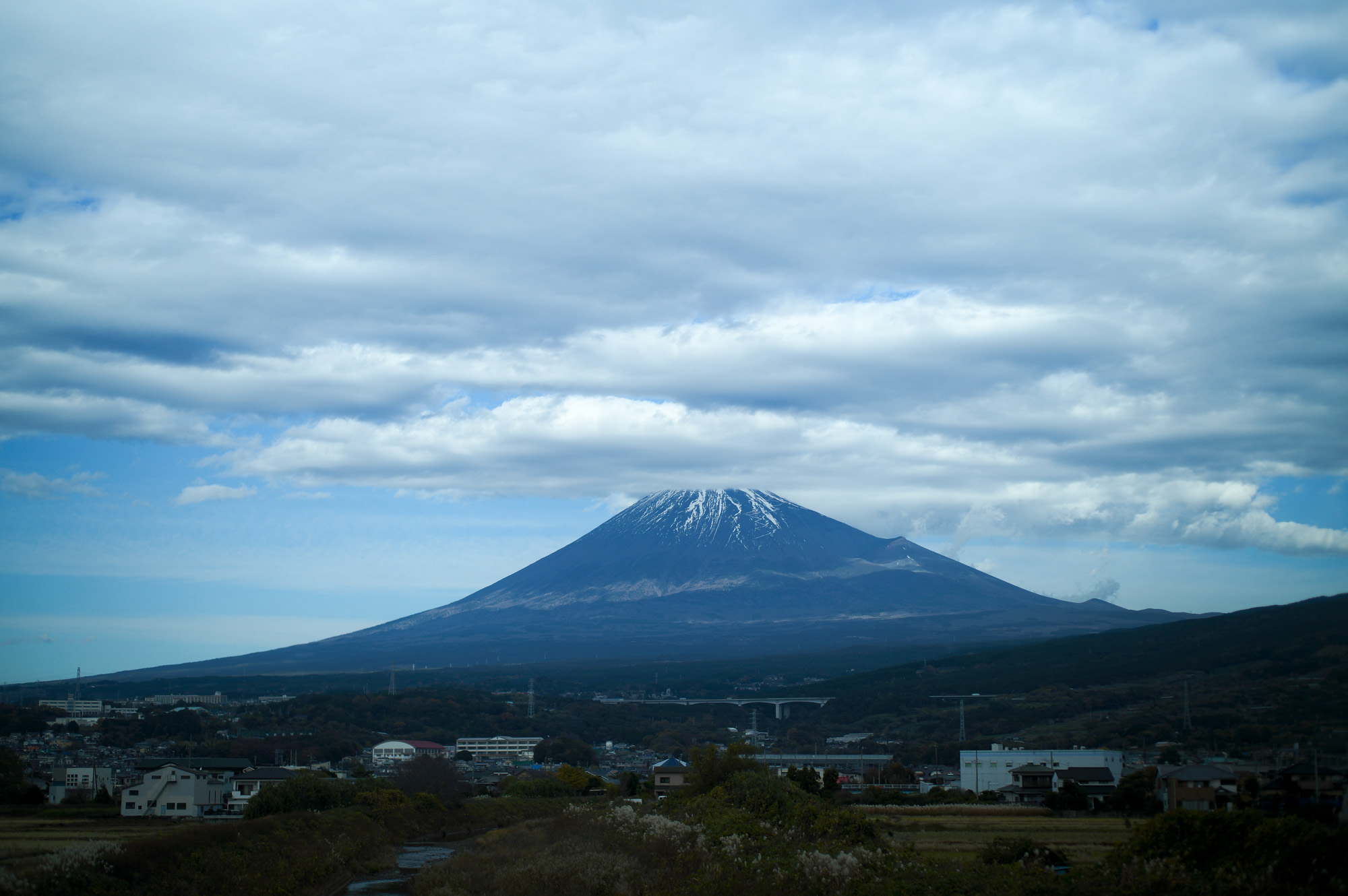 2022年11月26日 土曜 世界の秘密 Vaundy 一升びん　https://www.isshobin.com/　「一升びん」店名の由来昭和37年の創業当時、松阪には飲食店も今ほどは無く、会食といえば家でご馳走を作って宴会というのが多かったそうです。円卓（ちゃぶ台）を大勢で囲んで、お酒の一升瓶を中心に置いて、わいわいと皆様に楽しんで食事をしていただける様な店にしたい！！そういう思いを込めて「一升びん」と名付けました。松阪牛「A5」といえば、言わずと知れた和牛の最高峰。一般的に、すき焼きやしゃぶしゃぶの最上級肉として供されるこのクラスは、焼肉用とされることはほぼありません。一升びんでは、その『松阪牛「A5」』を焼肉として提供！箸で掴んで近づけただけでも違いの分かる素晴らしい香りと、一口噛めば口中にほとばしる肉汁とともに、融けるような舌触りは、ちょっと他では味わえません！牛肉は（社）日本食肉格付協会によって格付が行われています。2つの等級があり、1つは歩留（ブド）まり等級、もう1つは肉質等級です。歩留まり等級はA･B･Cの3段階に分かれてAが最も良く、肉質等級は5・4・3・2・1の5段階に分かれ、5が最も良い等級となります。一升びん本店では格付けA5の松阪牛をご提供させて頂きます。牛肉は、脂の霜降り（サシ）がよく入っている部位が、ほんのり甘く、柔らかくて人気です。松阪牛がおいしいと評判なのは、肉やサシが独特の飼育法でまんべんなく体にまわっているから。食欲増進のためにビールを飲ませたり、血行をよくするためにマッサージをするなど、丹精こめて育てられ、とろけるほどの柔らかい上質の松阪肉ができるのです。一升びんの創業は、1962年（昭和37年）今の平生町店から始まりました。最高のお肉を更に美味しく召し上がっていただく秘密が秘伝の味噌ダレ！創業以来、脈々と伝わってきた門外不出の逸品です。その味わいは、こくのある自家製ダレでありながら、決して自己主張しすぎることはなく、あくまでも肉の味わいを最大限に引き立てる脇役に徹します。ぜひ、ご賞味下さい！松阪牛焼肉・ホルモン一升びん本店松阪牛すき焼・しゃぶしゃぶ一升びん本店"はなれ"松阪牛焼肉・ホルモン一升びん宮町店松坂牛焼肉・ホルモン一升びん平生町店松阪牛焼肉・ホルモン鍋一升びん塚本店松阪牛焼肉・ホルモン一升びん川井町店松阪牛焼肉・ホルモン一升びん久居インターガーデン店松阪牛焼肉一升びん名古屋ラシック店松阪牛焼肉・ホルモン一升びん鈴鹿店松阪牛焼肉一升びん伊勢松寿亭松阪牛焼肉・ホルモン一升びん四日市泊店松阪牛焼肉・すき焼・しゃぶしゃぶ・串焼き一升びん伊勢内宮店イオンモールNagoya Noritake Garden 1F回転焼肉　一升びん　名古屋則武新町店松阪牛一升びん名古屋名駅店 Chrome Hearts CHROME HEARTS クロムハーツ クロムハーツ名古屋 Chrome Hearts Nagoya ラシック 愛知 名古屋 https://www.chromehearts.com/ OFFEE CAKE "BONBON" ボンボン 洋菓子ボンボン BONBON https://cake-bonbon.com/ 名古屋の老舗洋菓子店「ボンボン」 喫茶ボンボン 1949年（昭和24年）創業。名古屋市東区の老舗洋菓子・純喫茶ボンボン。開店当時から「いいものをお値打ちで」という思いを込めて、素材にこだわったケーキをひとつひとつ丁寧に作り続けてまいります。当店でしか味わうことができない逸品の数々。昭和レトロ感漂う店内で是非ご堪能ください。  〒461-0001 愛知県名古屋市東区泉2-1-22 CHROME HEARTS "TAPE DISPENSER" クロムハーツ テープ　ディスペンサー 愛知 名古屋 Alto e Diritto altoediritto アルトエデリット セロハンテープ マネークリップ クロムハーツボールペン リチャードスターク CHROME HEARTS MONEY CLIP CH CROSS 925silver CHROME HEARTS “PEN 4COLOR FERNIE 925silver Wolfgang's Steakhouse Signature Aoyama WOLFGANS'S STEAKHOUSE ウルフギャング ステーキハウス Tボーンステーキ  東京都 港区 北青山 2-5-8　青山OM-SQUARE1F 03-5843-0822 100席 (ダイニング58席、個室A：10席、個室B：8席、バー＆ウイスキーラウンジ24席) BARONROUGE バロンルージュ 〒460-0008 愛知県名古屋市中区栄5丁目19番12 @nagoya_baronrouge 050-5872-9950 移転 renewal open 。大人がひっそりと訪れる酒と料理を嗜むお店 25年続くお店が少しだけ移転しリニューアルオープン。新築のビル2階に佇む大人のためのレストラン＆バー。大人の階段を上り重厚な扉を開けると1日の疲れをリセット。大人の日常にそっと手を差し伸べる程よい非日常空間。プロが作る美味い酒 と しっかり食べられる料理。酒だけでも 料理だけでも 会話だけでも お気軽に。初めてご来店の方も いつもの馴染みのお店にしてください。八乃助 ISAMUKATAYAMABACKLASH イサムカタヤマバックラッシュ 片山勇 バックラッシュ ATSUTA JINGU ///【LEICA M10-P ASC 100 Edition + SUMMILUX-M F1.4/50mm ASPH】2022年5月11日 火曜 熱田神宮 Wolfgang's Steakhouse Signature Aoyama WOLFGANS'S STEAKHOUSE ウルフギャング ステーキハウス Tボーンステーキ  東京都 港区 北青山 2-5-8　青山OM-SQUARE1F 03-5843-0822 100席 (ダイニング58席、個室A：10席、個室B：8席、バー＆ウイスキーラウンジ24席) THE RITZ-CARLTON TOKYO "CLUB LEVEL" // 2022.5.06-5.08 ザ・リッツ・カールトン クラブ®レベル ザ・リッツ・カールトンの最高峰のおもてなしを、最上級の空間と設備でご体験いただける「ザ・リッツ・カールトン クラブレベル」。そのおもてなしの中心となるクラブラウンジは、レジデンスをテーマにしたラウンジの概念を超えた空間です。 レセプション、ガーデンテラス、ダイニングルーム、ライブラリーラウンジの4つの エリアに分かれた「クラブラウンジ」では、時間帯によって多彩な趣きでお客様をお迎えいたしております。お客様のクラブレベルのステイをより快適なものにするクラブコンシェルジュは、お客様一人ひとりをお名前でお呼びし、それぞれのお好みに合わせたパーソナルなサービスをお届けいたします。お誕生日や記念日、プロポーズなど特別な日のご滞在には、ご要望に合わせて心に残るひとときを演出するプランをご提案します。 ザ・ロビーラウンジ ラウンジ ホテルの45階、お客様をお迎えするメインロビーに位置する「ザ・ロビーラウンジ」は、お待ち合わせや語らいの時間を特別なものにします。毎週金～日曜日の15時～16時20分の間、「ハープ＆アフタヌーンティー」を提供しております。確かな技術を有するハープ奏者が奏でる美しい音色を聴きながらペストリーシェフによるアフタヌーンティーをお召し上がり頂けます。夕暮れへと移ろいゆく美しい東京の景色と共に、ゆったりとした午後のひとときをお楽しみ下さい45階の開放的な空間で楽しむ伝統的なアフタヌーンティー ザ・リッツ・カールトン東京の45階、お客様をお迎えするメインロビーに位置する「ザ・ロビーラウンジ」は、お待ち合わせや語らいの時間を特別なものにします。 心地よいピアノの生演奏が流れるラグジュアリーな空間で、モダンなアフタヌーンティーセットや厳選された世界各地の茶葉によるティーセレクションと共に、優雅なひと時をお楽しみ下さい。東京の中心に位置する六本木というロケーションに相応しい、西洋と東洋のモダンな融合を表現したインテリアには、オリエンタルな紫、赤、モノトーンを基調とした配色や、和をモチーフとしたファブリックなどを用い、全体として和洋の調和を感じさせる空間となっており、時間の移ろいに合わせた生演奏が彩りを添えます。ISAIA Napoli TOKYO MIDTOWN イザイア ナポリ 東京ミッドタウン スーツ、ジャケット、シャツ、パンツ、シューズ、ネクタイ、チーフ、カバン 愛知 名古屋 Alto e Diritto altoediritto アルトエデリット 20224月19日 ミシュラン ヴァガボンド 2021年12月14日 LA VAGABONDE ラ・ヴァガボンド フレンチ フランス料理 鶴舞 ラヴァカボンド chef ryousuke iwamoto 岩本龍介 予約のとれないフレンチ 名店 美食家 放浪者 旅人 愛知県名古屋市中区千代田2丁目14-24 キャノンピア鶴舞 1F 愛知 名古屋 Alto e Diritto altoediritto アルトエデリット 超絶フレンチ ドレスコード ディナー 中華風家庭料理 ふーみん (表参道/中華料理)　〒107-0062 東京都港区南青山５丁目７−１７ 03-3498-4466　表参道・青山エリアの南青山の中華料理店、中華風家庭料理 ふーみんのオフィシャルページです　CHACOあまみや　千駄ヶ谷の有名なステーキ屋「CHACOあめみや」 炭焼きステーキ 〒151-0051 東京都渋谷区千駄ケ谷１丁目７−１２ 03-3402-6066 http://chacoamemiya.com/sp/ １９７９年（昭和５４年）に開店してから当時のままの姿の店内は重みを感じる。　（お客様からは「昭和の香りがする・・」と言われます）真っ白だった壁も年月を感じさせる趣がある。店内に入るとまず目に入るのが、大きな炭焼きの竈。営業当時からの肉の旨みを沢山吸い込んでいるかも・・・。１９７９年（昭和５４年）に開店してから当時のままの姿の店内は重みを感じる。　（お客様からは「昭和の香りがする・・」と言われます）真っ白だった壁も年月を感じさせる趣がある。店内に入るとまず目に入るのが、大きな炭焼きの竈。営業当時からの肉の旨みを沢山吸い込んでいるかも・・・。炭で焼かれたステーキのお皿は鉄板ではなく鋳物です。牛肉は融点が高いため冷めやすい鉄板ではすぐに肉が固くなってしまいます。チャコのお皿は長い時間温かいので柔らかい牛肉をゆっくりご賞味いただけます。ワイン片手に語らいながら心安らぐ美味しい時間をお過ごしください。LA BISBOCCIA　ラ・ビスボッチャ/LA BISBOCCIA (広尾/イタリアン) RISTORANTE LA BISBOCCIA 〒150-0013 東京都渋谷区恵比寿2-36-13 広尾MTRビル1F "イタリア政府公認レストラン"として選ばれた本格的イタリアン。スタッフもイタリア人が中心で、イタリアにいる気分になれそうな空間。 https://labisboccia.tokyo/ 愛知 名古屋 Vineria Cassini ヴィネリア カッシーニ 東別院 イタリアン 愛知県名古屋市中区伊勢山1-9-13 伊勢山ハイツ1F #1F Iseyamahaitsu, 1-9-13 Iseyama Naka-ku, Nagoya-shi, Aichi-ken 460-0026, Japan イタリアを旅するような気分で楽しむ郷土料理と様々なワイン "Vineria(ヴィネリア)とは、イタリア語でVino(ワイン)＋Osteria(食堂)を足した造語です。 イタリアの郷土料理とその土地で造られた様々なワインをイタリアを旅するような気分でお楽しみいただけます。 「イタリア現地の味」を目指した素材を生かすストレートかつ伝統的なイタリア料理をアラカルトもしくはコースでお楽しみください。 約200種類のイタリアワインの中から、ソムリエがベストなワインを選びます。お料理やお好みに合わせたグラスワインやワインコースもご用意しております。"2021年10月15日 煖 MEI メイ イタリアン 国際センター 名古屋市西区那古野1-23-2 四間道糸重3 mei-nagoya.com shikemichi サンタキアラ Santa Chiara コース 18時一斉スタート きのこ キノコ 森内敬子　モーゼ十戒　ナナツモリピノノワール 2016 pinot noir ドメーヌタカヒコ 曽我貴彦 北海道余市郡余市町登町1395  ワイン名古屋市東区徳川町　天然キノコ MEI 那古野 ネコ 猫　にゃんこ 愛知 名古屋 Alto e Diritto altoediritto アルトエデリット カウンター7席 えごま　味噌カツ ミソカツ みそかつ とんかつ 東別院 〒460-0021 愛知県名古屋市中区平和2丁目16-15 052-323-0963  鶴舞線のガード下にあるトンカツの美味しいお店 みそかつ えごま　和食 美奈登 ミナト 老舗焼肉店 神宮前/焼肉 レトロ モクモク 味噌ダレ とんちゃん 熱田 ホルモン ヤキニク とんねるず ペレ きたなシュラン 懐かし 名鉄堀田駅から徒歩20分 瑞穂区 〒467-0879 愛知県名古屋市瑞穂区平郷町2-6-2 LA VAGABONDE ラ・ヴァガボンド フレンチ フランス料理 鶴舞 ラヴァカボンド chef ryousuke iwamoto 岩本龍介 予約のとれないフレンチ 名店 美食家 放浪者 旅人 愛知県名古屋市中区千代田2丁目14-24 キャノンピア鶴舞 1F 愛知 名古屋 Alto e Diritto altoediritto アルトエデリット 超絶フレンチ ドレスコード ディナー STEAK HOUSE Beef Okuma ステーキハウス ビーフオークマ 名古屋店 霜降り黒毛和牛 サーロイン フィレ シャトーブリアン 仙台牛 宮城牛 近江牛 150g 200g ハンバーグ 松坂屋 名古屋店 愛知　名古屋 Alto e Diritto altoediritto  GW休暇 Alto e Diritto アルトエデリット altoediritto 愛知 名古屋 ゴールデンウィーク 休暇 炭火焼肉 煖  だん ダン 愛知 名古屋 焼き肉  名駅店 瑞穂本店 Alto e Diritto altoediritto アルトエデリット 夢 希望 Dream FREEMASONRY フリーメーソン AUDEMARS PIGUET オーデマピゲ SEX PISTOLS セックスピストルズ JOY DIVISION ジョイディヴィジョン DAVID BOWIE デヴィットボーウィ THE VELVET UNDERGROUND ザベルベットアンダーグラウンド THE ROLLING STONES ザローリングストーンズ QUEEN クイーン LED ZEPPELIN レッドツェッペリン Alto e Diritto アルトエデリット 愛知 名古屋 Italy MOORER ムーレー / BELVEST ベルベスト / ISAIA イザイア / LUCA GRASSIA ルカグラシア / Alfredo Rifugio アルフレードリフージオ / LARDINI ラルディーニ / De Petrillo デ・ペトリロ / TAGLIATORE タリアトーレ / Sealup シーラップ / EMMETI エンメティ / CINQUANTA チンクアンタ / SILENCE サイレンス / MOLEC モレック / Finamore フィナモレ / ORIAN オリアン / AVINO Laboratorio Napoletano アヴィーノ / INCOTEX インコテックス / INCOTEX SLACKS インコテックススラックス / PT TORINO ピーティートリノ / BERWICH ベルウィッチ / VIGANO ヴィガーノ / RICHARD J.BROWN リチャードJブラウン / FEDELI フェデーリ / MANRICO CASHMERE マンリコカシミヤ / ZANONE ザノーネ / Cruciani クルチアーニ / GRAN SASSO グランサッソ / Settefili Cashmere セッテフィーリカシミア / Girelli Bruni ジレリブルーニ / ENZO BONAFE エンツォボナフェ / FERRANTE フェランテ / GHOUD ゴード / ACATE アカーテ / Cisei シセイ / STEFANO RICCI ステファノリッチ / ALPO アル France Georges de Patricia ジョルジュドパトリシア / SAINT LAURENTサンローラン / CELINE セリーヌ / AUBERCY オーベルシー / lucien pellat-finet ルシアンペラフィネ / NATIONAL STANDARD ナショナルスタンダー U.S.A. South Paradiso Leather サウスパラディソ / JACQUESMARIEMAGE ジャックマリーマージュ / MARC MARMEL マークマーメル / WHITE'S BOOTS ホワイツブーツ / JUTTA NEUMANN ユッタニューマン England GRENFELL グレンフェル / J&M DAVIDSON ジェイアンドエムディヴィッドソン / JAMES GROSE ジェームスグロース / JOHN SMEDLEY ジョンスメドレー / Johnstons ジョンストンズ Other FIXER フィクサー / cuervo bopoha クエルボ ヴァローナ / BACKLASH The Line バックラッシュ ザライン / RIVORA リヴォラ / C.QP / Order Suit オーダースーツ 愛知 名古屋 Alto e Diritto altoediritto アルトエデリッライカM10 アポズミクロン 2021 October.27 21年目スタート 21年目からは楽しくゆっくりすごしてゆけたらなと思ってます ジョーストラマー 「10.26(tue)」,「10.27(wed)」 お休みとなります Thames LONDON / HERBIE YAMAGUCHI 1983 テムズ川 ロンドン ハービー山口 1983年 イギリス England イングランド 写真家 写真 Not Banksy ノットバンクシー BANKSY バンクシー 我々の敵はあなたの敵じゃない   共に生きよう LEICA // APO-SUMMICRON-M f2/35mm ASPH. ライカ アポ・ズミクロンM f2/35mm ASPH. 愛知 名古屋 Alto e Diritto altoediritto アルトエデリット 世界最高峰のレンズと称賛され続けているライカMレンズにおいて、アポ・ズミクロンM f2/35mm ASPH.もそのMレンズの名にふさわしい優れた性能を誇ります。さらに、アポ・ズミクロンMシリーズのレンズとしてはもちろんのこと、これまでにない新しいタイプのMレンズとして目をひく存在でもあります。その特長は、Mレンズの中で最短で唯一ともいえる最短撮影距離と、きわめてシャープな描写力、美しいボケ味、そして開放F値F2という明るさにあります。ドイツならではの高度な製造技術が生み出したこのレンズを活用すれば、M型カメラはもとより、「ライカSL2」や「ライカSL2-S」でも、優れた描写力を活用してあらゆるシーンでの撮影が楽しめます。 光学系の設計に全撮影距離で高画質が得られるフローティングシステムを採用しているため、近距離撮影でも高い描写力を発揮しながら、Mレンズでは唯一となるわずか30cmという最短撮影距離を実現しています。フォーカスリングの回転角は300°ときわめて大きく、最短撮影距離が短くなっているにも関わらず緻密なピント合わせが可能です。開放値はF2.0という明るさで、クリエイティブな作品づくりも多彩に楽しめます。その時々の貴重な瞬間を、ライカらしい高品位な写真として記録することができます。イギリスの写真家ヒュー・ジョン氏は、ポートレート撮影でもアポ・ズミクロンM f2/35mm ASPH.が威力を発揮することを実感しました。「被写界深度がこれほど浅くなるとは驚きました。まつげの部分が驚くほどシャープに描写され、そこから徐々にボケていく。これは元のサイズのまま一部をトリミングしたものですが、85mm、いや、105mmのレンズで撮影したかのような仕上がりです！」「アポ・ズミクロンM f2/35mm ASPH.は、美しいボケ味でポートレート写真に新たな可能性をもたらすレンズですね。それに接写もこなせるので、まさにオールラウンドな1本だと言えます。色の再現性も絶妙で、シャープな解像感も素晴らしい。これさえあれば他のレンズはいらないと言ってもいいかもしれません！」2021年8月18日 Leica Nagoya ライカ松坂屋名古屋店 ライカ名古屋 460-8430 愛知県中区栄3-16-1 松坂屋名古屋店 北館3Ｆ 052-264-2840 入鹿池　いるかいけ 名古屋近郊のボート釣りのメッカ 愛知県犬山市の入鹿、飛騨木曽川国定公園内にある人工の農業用ため池 わかさぎ釣り・ブラックバス釣りなら入鹿池にある見晴茶屋へ https://inuyama.gr.jp/miharashi.html 犬山観光情報  ワカサギやブラックバス釣りのメッカとして知られる入鹿池 ブラックバス釣果 犬山名物 でんがく 五平餅 見晴茶屋 愛知県犬山市堤下60 蓬ぜん 犬山 犬山口 愛知 名古屋名物 ひつまぶし http://houzen.s-d.jp/index.html 犬山城 ミシュランガイド愛知2019 あつた蓬莱軒 22年間修行 店主 うなぎ ウナギ 鰻 愛知県犬山市上坂町4-168 0568-39-5077 犬山市観光協会 ミシュラン 博多串焼き 八乃助  焼き鳥 焼鳥 愛知 名古屋 とみやBLOG 富屋酒店 とみやBLOG ライカ LEICA LEICA M10-p ASC100 EDITION ライカM10-P ズミルックス 2021年7月27日 煖 MEI メイ イタリアン 国際センター 名古屋市西区那古野1-23-2 四間道糸重3 mei-nagoya.com shikemichi サンタキアラ Santa Chiara コース 18時一斉スタート きのこ キノコ 森内敬子　モーゼ十戒　ナナツモリピノノワール 2016 pinot noir ドメーヌタカヒコ 曽我貴彦 北海道余市郡余市町登町1395  ワイン名古屋市東区徳川町　天然キノコ MEI 那古野 ネコ 猫　にゃんこ 愛知 名古屋 Alto e Diritto altoediritto アルトエデリット カウンター7席 えごま　味噌カツ ミソカツ みそかつ とんかつ 東別院 〒460-0021 愛知県名古屋市中区平和2丁目16-15 052-323-0963  鶴舞線のガード下にあるトンカツの美味しいお店 みそかつ えごま　和食 美奈登 ミナト 老舗焼肉店 神宮前/焼肉 レトロ モクモク 味噌ダレ とんちゃん 熱田 ホルモン ヤキニク とんねるず ペレ きたなシュラン 懐かし 名鉄堀田駅から徒歩20分 瑞穂区 〒467-0879 愛知県名古屋市瑞穂区平郷町2-6-2 LA VAGABONDE ラ・ヴァガボンド フレンチ フランス料理 鶴舞 ラヴァカボンド chef ryousuke iwamoto 岩本龍介 予約のとれないフレンチ 名店 美食家 放浪者 旅人 愛知県名古屋市中区千代田2丁目14-24 キャノンピア鶴舞 1F 愛知 名古屋 Alto e Diritto altoediritto アルトエデリット 超絶フレンチ ドレスコード ディナー STEAK HOUSE Beef Okuma ステーキハウス ビーフオークマ 名古屋店 霜降り黒毛和牛 サーロイン フィレ シャトーブリアン 仙台牛 宮城牛 近江牛 150g 200g ハンバーグ 松坂屋 名古屋店 愛知　名古屋 Alto e Diritto altoediritto  GW休暇 Alto e Diritto アルトエデリット altoediritto 愛知 名古屋 ゴールデンウィーク 休暇 炭火焼肉 煖  だん ダン 愛知 名古屋 焼き肉  名駅店 瑞穂本店 Alto e Diritto altoediritto アルトエデリット 夢 希望 Dream FREEMASONRY フリーメーソン AUDEMARS PIGUET オーデマピゲ SEX PISTOLS セックスピストルズ JOY DIVISION ジョイディヴィジョン DAVID BOWIE デヴィットボーウィ THE VELVET UNDERGROUND ザベルベットアンダーグラウンド THE ROLLING STONES ザローリングストーンズ QUEEN クイーン LED ZEPPELIN レッドツェッペリン Alto e Diritto アルトエデリット 愛知 名古屋 Italy MOORER ムーレー / BELVEST ベルベスト / ISAIA イザイア / LUCA GRASSIA ルカグラシア / Alfredo Rifugio アルフレードリフージオ / LARDINI ラルディーニ / De Petrillo デ・ペトリロ / TAGLIATORE タリアトーレ / Sealup シーラップ / EMMETI エンメティ / CINQUANTA チンクアンタ / SILENCE サイレンス / MOLEC モレック / Finamore フィナモレ / ORIAN オリアン / AVINO Laboratorio Napoletano アヴィーノ / INCOTEX インコテックス / INCOTEX SLACKS インコテックススラックス / PT TORINO ピーティートリノ / BERWICH ベルウィッチ / VIGANO ヴィガーノ / RICHARD J.BROWN リチャードJブラウン / FEDELI フェデーリ / MANRICO CASHMERE マンリコカシミヤ / ZANONE ザノーネ / Cruciani クルチアーニ / GRAN SASSO グランサッソ / Settefili Cashmere セッテフィーリカシミア / Girelli Bruni ジレリブルーニ / ENZO BONAFE エンツォボナフェ / FERRANTE フェランテ / GHOUD ゴード / ACATE アカーテ / Cisei シセイ / STEFANO RICCI ステファノリッチ / ALPO アル France Georges de Patricia ジョルジュドパトリシア / SAINT LAURENTサンローラン / CELINE セリーヌ / AUBERCY オーベルシー / lucien pellat-finet ルシアンペラフィネ / NATIONAL STANDARD ナショナルスタンダー U.S.A. South Paradiso Leather サウスパラディソ / JACQUESMARIEMAGE ジャックマリーマージュ / MARC MARMEL マークマーメル / WHITE'S BOOTS ホワイツブーツ / JUTTA NEUMANN ユッタニューマン England GRENFELL グレンフェル / J&M DAVIDSON ジェイアンドエムディヴィッドソン / JAMES GROSE ジェームスグロース / JOHN SMEDLEY ジョンスメドレー / Johnstons ジョンストンズ Other FIXER フィクサー / cuervo bopoha クエルボ ヴァローナ / BACKLASH The Line バックラッシュ ザライン / RIVORA リヴォラ / C.QP / Order Suit オーダースーツ 愛知 名古屋 Alto e Diritto altoediritto アルトエデリット