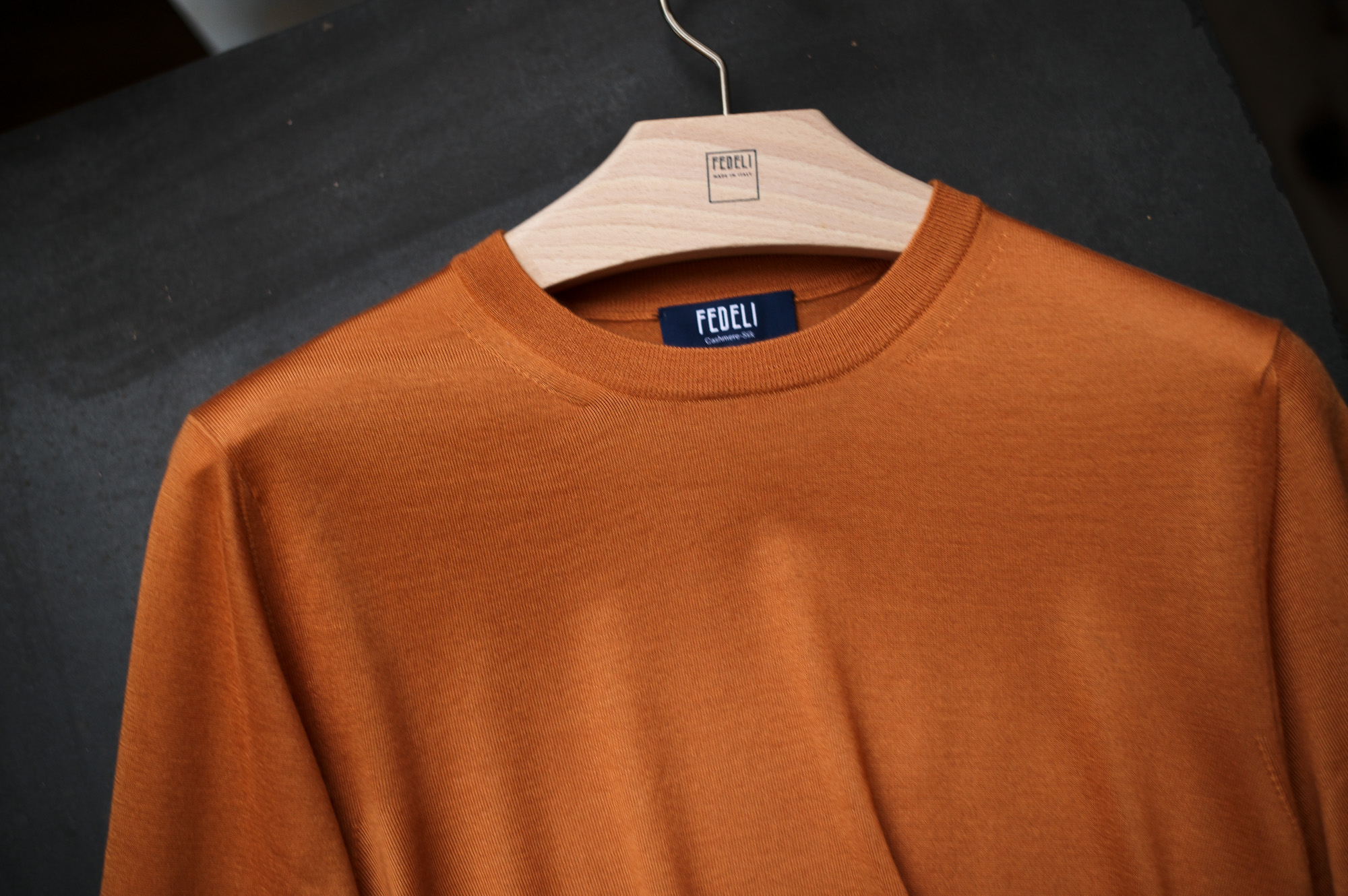 FEDELI (フェデリ) Silk Cashmere Crew Neck Sweater シルクカシミア クルーネック セーター ORANGE(オレンジ・52) , ECRU(ホワイト・22) , BLACK (ブラック・9) made in italy (イタリア製) 2023秋冬 【ご予約開始】愛知 名古屋 Alto e Diritto altoediritto アルトエデリット 