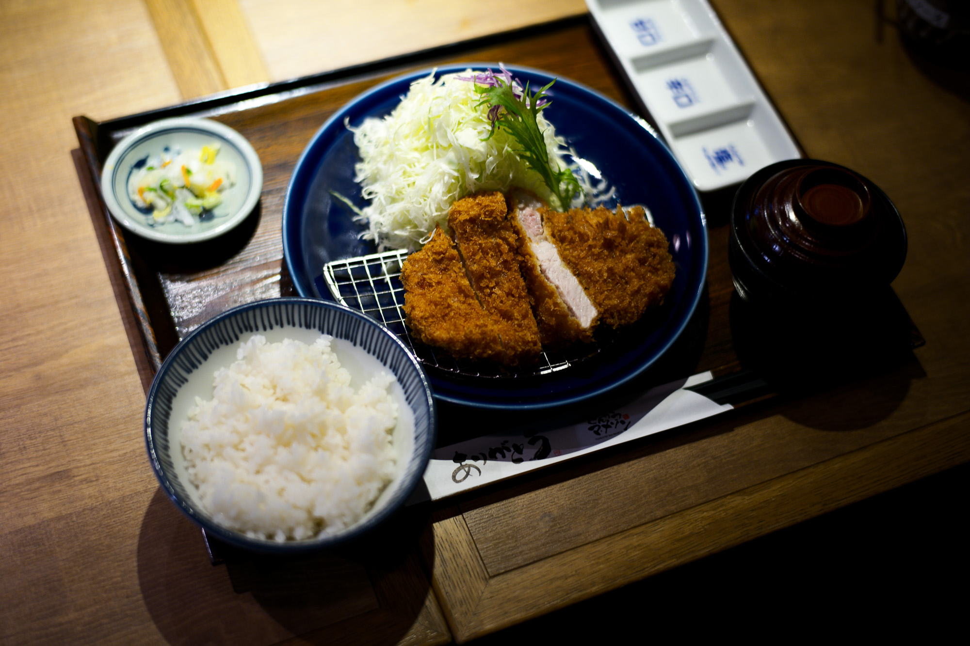 とんかつ マ・メゾン 名古屋市東区東桜２丁目17-11 とんかつ きなこ豚 ぶた トンカツ  世界の秘密 Vaundy 一升びん　https://www.isshobin.com/　「一升びん」店名の由来昭和37年の創業当時、松阪には飲食店も今ほどは無く、会食といえば家でご馳走を作って宴会というのが多かったそうです。円卓（ちゃぶ台）を大勢で囲んで、お酒の一升瓶を中心に置いて、わいわいと皆様に楽しんで食事をしていただける様な店にしたい！！そういう思いを込めて「一升びん」と名付けました。松阪牛「A5」といえば、言わずと知れた和牛の最高峰。一般的に、すき焼きやしゃぶしゃぶの最上級肉として供されるこのクラスは、焼肉用とされることはほぼありません。一升びんでは、その『松阪牛「A5」』を焼肉として提供！箸で掴んで近づけただけでも違いの分かる素晴らしい香りと、一口噛めば口中にほとばしる肉汁とともに、融けるような舌触りは、ちょっと他では味わえません！牛肉は（社）日本食肉格付協会によって格付が行われています。2つの等級があり、1つは歩留（ブド）まり等級、もう1つは肉質等級です。歩留まり等級はA･B･Cの3段階に分かれてAが最も良く、肉質等級は5・4・3・2・1の5段階に分かれ、5が最も良い等級となります。一升びん本店では格付けA5の松阪牛をご提供させて頂きます。牛肉は、脂の霜降り（サシ）がよく入っている部位が、ほんのり甘く、柔らかくて人気です。松阪牛がおいしいと評判なのは、肉やサシが独特の飼育法でまんべんなく体にまわっているから。食欲増進のためにビールを飲ませたり、血行をよくするためにマッサージをするなど、丹精こめて育てられ、とろけるほどの柔らかい上質の松阪肉ができるのです。一升びんの創業は、1962年（昭和37年）今の平生町店から始まりました。最高のお肉を更に美味しく召し上がっていただく秘密が秘伝の味噌ダレ！創業以来、脈々と伝わってきた門外不出の逸品です。その味わいは、こくのある自家製ダレでありながら、決して自己主張しすぎることはなく、あくまでも肉の味わいを最大限に引き立てる脇役に徹します。ぜひ、ご賞味下さい！松阪牛焼肉・ホルモン一升びん本店松阪牛すき焼・しゃぶしゃぶ一升びん本店"はなれ"松阪牛焼肉・ホルモン一升びん宮町店松坂牛焼肉・ホルモン一升びん平生町店松阪牛焼肉・ホルモン鍋一升びん塚本店松阪牛焼肉・ホルモン一升びん川井町店松阪牛焼肉・ホルモン一升びん久居インターガーデン店松阪牛焼肉一升びん名古屋ラシック店松阪牛焼肉・ホルモン一升びん鈴鹿店松阪牛焼肉一升びん伊勢松寿亭松阪牛焼肉・ホルモン一升びん四日市泊店松阪牛焼肉・すき焼・しゃぶしゃぶ・串焼き一升びん伊勢内宮店イオンモールNagoya Noritake Garden 1F回転焼肉　一升びん　名古屋則武新町店松阪牛一升びん名古屋名駅店 Chrome Hearts CHROME HEARTS クロムハーツ クロムハーツ名古屋 Chrome Hearts Nagoya ラシック 愛知 名古屋 https://www.chromehearts.com/ OFFEE CAKE "BONBON" ボンボン 洋菓子ボンボン BONBON https://cake-bonbon.com/ 名古屋の老舗洋菓子店「ボンボン」 喫茶ボンボン 1949年（昭和24年）創業。名古屋市東区の老舗洋菓子・純喫茶ボンボン。開店当時から「いいものをお値打ちで」という思いを込めて、素材にこだわったケーキをひとつひとつ丁寧に作り続けてまいります。当店でしか味わうことができない逸品の数々。昭和レトロ感漂う店内で是非ご堪能ください。  〒461-0001 愛知県名古屋市東区泉2-1-22 CHROME HEARTS "TAPE DISPENSER" クロムハーツ テープ　ディスペンサー 愛知 名古屋 Alto e Diritto altoediritto アルトエデリット セロハンテープ マネークリップ クロムハーツボールペン リチャードスターク CHROME HEARTS MONEY CLIP CH CROSS 925silver CHROME HEARTS “PEN 4COLOR FERNIE 925silver Wolfgang's Steakhouse Signature Aoyama WOLFGANS'S STEAKHOUSE ウルフギャング ステーキハウス Tボーンステーキ  東京都 港区 北青山 2-5-8　青山OM-SQUARE1F 03-5843-0822 100席 (ダイニング58席、個室A：10席、個室B：8席、バー＆ウイスキーラウンジ24席) BARONROUGE バロンルージュ 〒460-0008 愛知県名古屋市中区栄5丁目19番12 @nagoya_baronrouge 050-5872-9950 移転 renewal open 。大人がひっそりと訪れる酒と料理を嗜むお店 25年続くお店が少しだけ移転しリニューアルオープン。新築のビル2階に佇む大人のためのレストラン＆バー。大人の階段を上り重厚な扉を開けると1日の疲れをリセット。大人の日常にそっと手を差し伸べる程よい非日常空間。プロが作る美味い酒 と しっかり食べられる料理。酒だけでも 料理だけでも 会話だけでも お気軽に。初めてご来店の方も いつもの馴染みのお店にしてください。八乃助 ISAMUKATAYAMABACKLASH イサムカタヤマバックラッシュ 片山勇 バックラッシュ ATSUTA JINGU ///【LEICA M10-P ASC 100 Edition + SUMMILUX-M F1.4/50mm ASPH】2022年5月11日 火曜 熱田神宮 Wolfgang's Steakhouse Signature Aoyama WOLFGANS'S STEAKHOUSE ウルフギャング ステーキハウス Tボーンステーキ  東京都 港区 北青山 2-5-8　青山OM-SQUARE1F 03-5843-0822 100席 (ダイニング58席、個室A：10席、個室B：8席、バー＆ウイスキーラウンジ24席) THE RITZ-CARLTON TOKYO "CLUB LEVEL" // 2022.5.06-5.08 ザ・リッツ・カールトン クラブ®レベル ザ・リッツ・カールトンの最高峰のおもてなしを、最上級の空間と設備でご体験いただける「ザ・リッツ・カールトン クラブレベル」。そのおもてなしの中心となるクラブラウンジは、レジデンスをテーマにしたラウンジの概念を超えた空間です。 レセプション、ガーデンテラス、ダイニングルーム、ライブラリーラウンジの4つの エリアに分かれた「クラブラウンジ」では、時間帯によって多彩な趣きでお客様をお迎えいたしております。お客様のクラブレベルのステイをより快適なものにするクラブコンシェルジュは、お客様一人ひとりをお名前でお呼びし、それぞれのお好みに合わせたパーソナルなサービスをお届けいたします。お誕生日や記念日、プロポーズなど特別な日のご滞在には、ご要望に合わせて心に残るひとときを演出するプランをご提案します。 ザ・ロビーラウンジ ラウンジ ホテルの45階、お客様をお迎えするメインロビーに位置する「ザ・ロビーラウンジ」は、お待ち合わせや語らいの時間を特別なものにします。毎週金～日曜日の15時～16時20分の間、「ハープ＆アフタヌーンティー」を提供しております。確かな技術を有するハープ奏者が奏でる美しい音色を聴きながらペストリーシェフによるアフタヌーンティーをお召し上がり頂けます。夕暮れへと移ろいゆく美しい東京の景色と共に、ゆったりとした午後のひとときをお楽しみ下さい45階の開放的な空間で楽しむ伝統的なアフタヌーンティー ザ・リッツ・カールトン東京の45階、お客様をお迎えするメインロビーに位置する「ザ・ロビーラウンジ」は、お待ち合わせや語らいの時間を特別なものにします。 心地よいピアノの生演奏が流れるラグジュアリーな空間で、モダンなアフタヌーンティーセットや厳選された世界各地の茶葉によるティーセレクションと共に、優雅なひと時をお楽しみ下さい。東京の中心に位置する六本木というロケーションに相応しい、西洋と東洋のモダンな融合を表現したインテリアには、オリエンタルな紫、赤、モノトーンを基調とした配色や、和をモチーフとしたファブリックなどを用い、全体として和洋の調和を感じさせる空間となっており、時間の移ろいに合わせた生演奏が彩りを添えます。ISAIA Napoli TOKYO MIDTOWN イザイア ナポリ 東京ミッドタウン スーツ、ジャケット、シャツ、パンツ、シューズ、ネクタイ、チーフ、カバン 愛知 名古屋 Alto e Diritto altoediritto アルトエデリット 20224月19日 ミシュラン ヴァガボンド 2021年12月14日 LA VAGABONDE ラ・ヴァガボンド フレンチ フランス料理 鶴舞 ラヴァカボンド chef ryousuke iwamoto 岩本龍介 予約のとれないフレンチ 名店 美食家 放浪者 旅人 愛知県名古屋市中区千代田2丁目14-24 キャノンピア鶴舞 1F 愛知 名古屋 Alto e Diritto altoediritto アルトエデリット 超絶フレンチ ドレスコード ディナー 中華風家庭料理 ふーみん (表参道/中華料理)　〒107-0062 東京都港区南青山５丁目７−１７ 03-3498-4466　表参道・青山エリアの南青山の中華料理店、中華風家庭料理 ふーみんのオフィシャルページです　CHACOあまみや　千駄ヶ谷の有名なステーキ屋「CHACOあめみや」 炭焼きステーキ 〒151-0051 東京都渋谷区千駄ケ谷１丁目７−１２ 03-3402-6066 http://chacoamemiya.com/sp/ １９７９年（昭和５４年）に開店してから当時のままの姿の店内は重みを感じる。　（お客様からは「昭和の香りがする・・」と言われます）真っ白だった壁も年月を感じさせる趣がある。店内に入るとまず目に入るのが、大きな炭焼きの竈。営業当時からの肉の旨みを沢山吸い込んでいるかも・・・。１９７９年（昭和５４年）に開店してから当時のままの姿の店内は重みを感じる。　（お客様からは「昭和の香りがする・・」と言われます）真っ白だった壁も年月を感じさせる趣がある。店内に入るとまず目に入るのが、大きな炭焼きの竈。営業当時からの肉の旨みを沢山吸い込んでいるかも・・・。炭で焼かれたステーキのお皿は鉄板ではなく鋳物です。牛肉は融点が高いため冷めやすい鉄板ではすぐに肉が固くなってしまいます。チャコのお皿は長い時間温かいので柔らかい牛肉をゆっくりご賞味いただけます。ワイン片手に語らいながら心安らぐ美味しい時間をお過ごしください。LA BISBOCCIA　ラ・ビスボッチャ/LA BISBOCCIA (広尾/イタリアン) RISTORANTE LA BISBOCCIA 〒150-0013 東京都渋谷区恵比寿2-36-13 広尾MTRビル1F "イタリア政府公認レストラン"として選ばれた本格的イタリアン。スタッフもイタリア人が中心で、イタリアにいる気分になれそうな空間。 https://labisboccia.tokyo/ 愛知 名古屋 Vineria Cassini ヴィネリア カッシーニ 東別院 イタリアン 愛知県名古屋市中区伊勢山1-9-13 伊勢山ハイツ1F #1F Iseyamahaitsu, 1-9-13 Iseyama Naka-ku, Nagoya-shi, Aichi-ken 460-0026, Japan イタリアを旅するような気分で楽しむ郷土料理と様々なワイン "Vineria(ヴィネリア)とは、イタリア語でVino(ワイン)＋Osteria(食堂)を足した造語です。 イタリアの郷土料理とその土地で造られた様々なワインをイタリアを旅するような気分でお楽しみいただけます。 「イタリア現地の味」を目指した素材を生かすストレートかつ伝統的なイタリア料理をアラカルトもしくはコースでお楽しみください。 約200種類のイタリアワインの中から、ソムリエがベストなワインを選びます。お料理やお好みに合わせたグラスワインやワインコースもご用意しております。"2021年10月15日 煖 MEI メイ イタリアン 国際センター 名古屋市西区那古野1-23-2 四間道糸重3 mei-nagoya.com shikemichi サンタキアラ Santa Chiara コース 18時一斉スタート きのこ キノコ 森内敬子　モーゼ十戒　ナナツモリピノノワール 2016 pinot noir ドメーヌタカヒコ 曽我貴彦 北海道余市郡余市町登町1395  ワイン名古屋市東区徳川町　天然キノコ MEI 那古野 ネコ 猫　にゃんこ 愛知 名古屋 Alto e Diritto altoediritto アルトエデリット カウンター7席 えごま　味噌カツ ミソカツ みそかつ とんかつ 東別院 〒460-0021 愛知県名古屋市中区平和2丁目16-15 052-323-0963  鶴舞線のガード下にあるトンカツの美味しいお店 みそかつ えごま　和食 美奈登 ミナト 老舗焼肉店 神宮前/焼肉 レトロ モクモク 味噌ダレ とんちゃん 熱田 ホルモン ヤキニク とんねるず ペレ きたなシュラン 懐かし 名鉄堀田駅から徒歩20分 瑞穂区 〒467-0879 愛知県名古屋市瑞穂区平郷町2-6-2 LA VAGABONDE ラ・ヴァガボンド フレンチ フランス料理 鶴舞 ラヴァカボンド chef ryousuke iwamoto 岩本龍介 予約のとれないフレンチ 名店 美食家 放浪者 旅人 愛知県名古屋市中区千代田2丁目14-24 キャノンピア鶴舞 1F 愛知 名古屋 Alto e Diritto altoediritto アルトエデリット 超絶フレンチ ドレスコード ディナー STEAK HOUSE Beef Okuma ステーキハウス ビーフオークマ 名古屋店 霜降り黒毛和牛 サーロイン フィレ シャトーブリアン 仙台牛 宮城牛 近江牛 150g 200g ハンバーグ 松坂屋 名古屋店 愛知　名古屋 Alto e Diritto altoediritto  GW休暇 Alto e Diritto アルトエデリット altoediritto 愛知 名古屋 ゴールデンウィーク 休暇 炭火焼肉 煖  だん ダン 愛知 名古屋 焼き肉  名駅店 瑞穂本店 Alto e Diritto altoediritto アルトエデリット 夢 希望 Dream FREEMASONRY フリーメーソン AUDEMARS PIGUET オーデマピゲ SEX PISTOLS セックスピストルズ JOY DIVISION ジョイディヴィジョン DAVID BOWIE デヴィットボーウィ THE VELVET UNDERGROUND ザベルベットアンダーグラウンド THE ROLLING STONES ザローリングストーンズ QUEEN クイーン LED ZEPPELIN レッドツェッペリン Alto e Diritto アルトエデリット 愛知 名古屋 Italy MOORER ムーレー / BELVEST ベルベスト / ISAIA イザイア / LUCA GRASSIA ルカグラシア / Alfredo Rifugio アルフレードリフージオ / LARDINI ラルディーニ / De Petrillo デ・ペトリロ / TAGLIATORE タリアトーレ / Sealup シーラップ / EMMETI エンメティ / CINQUANTA チンクアンタ / SILENCE サイレンス / MOLEC モレック / Finamore フィナモレ / ORIAN オリアン / AVINO Laboratorio Napoletano アヴィーノ / INCOTEX インコテックス / INCOTEX SLACKS インコテックススラックス / PT TORINO ピーティートリノ / BERWICH ベルウィッチ / VIGANO ヴィガーノ / RICHARD J.BROWN リチャードJブラウン / FEDELI フェデーリ / MANRICO CASHMERE マンリコカシミヤ / ZANONE ザノーネ / Cruciani クルチアーニ / GRAN SASSO グランサッソ / Settefili Cashmere セッテフィーリカシミア / Girelli Bruni ジレリブルーニ / ENZO BONAFE エンツォボナフェ / FERRANTE フェランテ / GHOUD ゴード / ACATE アカーテ / Cisei シセイ / STEFANO RICCI ステファノリッチ / ALPO アル France Georges de Patricia ジョルジュドパトリシア / SAINT LAURENTサンローラン / CELINE セリーヌ / AUBERCY オーベルシー / lucien pellat-finet ルシアンペラフィネ / NATIONAL STANDARD ナショナルスタンダー U.S.A. South Paradiso Leather サウスパラディソ / JACQUESMARIEMAGE ジャックマリーマージュ / MARC MARMEL マークマーメル / WHITE'S BOOTS ホワイツブーツ / JUTTA NEUMANN ユッタニューマン England GRENFELL グレンフェル / J&M DAVIDSON ジェイアンドエムディヴィッドソン / JAMES GROSE ジェームスグロース / JOHN SMEDLEY ジョンスメドレー / Johnstons ジョンストンズ Other FIXER フィクサー / cuervo bopoha クエルボ ヴァローナ / BACKLASH The Line バックラッシュ ザライン / RIVORA リヴォラ / C.QP / Order Suit オーダースーツ 愛知 名古屋 Alto e Diritto altoediritto アルトエデリッライカM10 アポズミクロン 2021 October.27 21年目スタート 21年目からは楽しくゆっくりすごしてゆけたらなと思ってます ジョーストラマー 「10.26(tue)」,「10.27(wed)」 お休みとなります Thames LONDON / HERBIE YAMAGUCHI 1983 テムズ川 ロンドン ハービー山口 1983年 イギリス England イングランド 写真家 写真 Not Banksy ノットバンクシー BANKSY バンクシー 我々の敵はあなたの敵じゃない   共に生きよう LEICA // APO-SUMMICRON-M f2/35mm ASPH. ライカ アポ・ズミクロンM f2/35mm ASPH. 愛知 名古屋 Alto e Diritto altoediritto アルトエデリット 世界最高峰のレンズと称賛され続けているライカMレンズにおいて、アポ・ズミクロンM f2/35mm ASPH.もそのMレンズの名にふさわしい優れた性能を誇ります。さらに、アポ・ズミクロンMシリーズのレンズとしてはもちろんのこと、これまでにない新しいタイプのMレンズとして目をひく存在でもあります。その特長は、Mレンズの中で最短で唯一ともいえる最短撮影距離と、きわめてシャープな描写力、美しいボケ味、そして開放F値F2という明るさにあります。ドイツならではの高度な製造技術が生み出したこのレンズを活用すれば、M型カメラはもとより、「ライカSL2」や「ライカSL2-S」でも、優れた描写力を活用してあらゆるシーンでの撮影が楽しめます。 光学系の設計に全撮影距離で高画質が得られるフローティングシステムを採用しているため、近距離撮影でも高い描写力を発揮しながら、Mレンズでは唯一となるわずか30cmという最短撮影距離を実現しています。フォーカスリングの回転角は300°ときわめて大きく、最短撮影距離が短くなっているにも関わらず緻密なピント合わせが可能です。開放値はF2.0という明るさで、クリエイティブな作品づくりも多彩に楽しめます。その時々の貴重な瞬間を、ライカらしい高品位な写真として記録することができます。イギリスの写真家ヒュー・ジョン氏は、ポートレート撮影でもアポ・ズミクロンM f2/35mm ASPH.が威力を発揮することを実感しました。「被写界深度がこれほど浅くなるとは驚きました。まつげの部分が驚くほどシャープに描写され、そこから徐々にボケていく。これは元のサイズのまま一部をトリミングしたものですが、85mm、いや、105mmのレンズで撮影したかのような仕上がりです！」「アポ・ズミクロンM f2/35mm ASPH.は、美しいボケ味でポートレート写真に新たな可能性をもたらすレンズですね。それに接写もこなせるので、まさにオールラウンドな1本だと言えます。色の再現性も絶妙で、シャープな解像感も素晴らしい。これさえあれば他のレンズはいらないと言ってもいいかもしれません！」2021年8月18日 Leica Nagoya ライカ松坂屋名古屋店 ライカ名古屋 460-8430 愛知県中区栄3-16-1 松坂屋名古屋店 北館3Ｆ 052-264-2840 入鹿池　いるかいけ 名古屋近郊のボート釣りのメッカ 愛知県犬山市の入鹿、飛騨木曽川国定公園内にある人工の農業用ため池 わかさぎ釣り・ブラックバス釣りなら入鹿池にある見晴茶屋へ https://inuyama.gr.jp/miharashi.html 犬山観光情報  ワカサギやブラックバス釣りのメッカとして知られる入鹿池 ブラックバス釣果 犬山名物 でんがく 五平餅 見晴茶屋 愛知県犬山市堤下60 蓬ぜん 犬山 犬山口 愛知 名古屋名物 ひつまぶし http://houzen.s-d.jp/index.html 犬山城 ミシュランガイド愛知2019 あつた蓬莱軒 22年間修行 店主 うなぎ ウナギ 鰻 愛知県犬山市上坂町4-168 0568-39-5077 犬山市観光協会 ミシュラン 博多串焼き 八乃助  焼き鳥 焼鳥 愛知 名古屋 とみやBLOG 富屋酒店 とみやBLOG ライカ LEICA LEICA M10-p ASC100 EDITION ライカM10-P ズミルックス 2021年7月27日 煖 MEI メイ イタリアン 国際センター 名古屋市西区那古野1-23-2 四間道糸重3 mei-nagoya.com shikemichi サンタキアラ Santa Chiara コース 18時一斉スタート きのこ キノコ 森内敬子　モーゼ十戒　ナナツモリピノノワール 2016 pinot noir ドメーヌタカヒコ 曽我貴彦 北海道余市郡余市町登町1395  ワイン名古屋市東区徳川町　天然キノコ MEI 那古野 ネコ 猫　にゃんこ 愛知 名古屋 Alto e Diritto altoediritto アルトエデリット カウンター7席 えごま　味噌カツ ミソカツ みそかつ とんかつ 東別院 〒460-0021 愛知県名古屋市中区平和2丁目16-15 052-323-0963  鶴舞線のガード下にあるトンカツの美味しいお店 みそかつ えごま　和食 美奈登 ミナト 老舗焼肉店 神宮前/焼肉 レトロ モクモク 味噌ダレ とんちゃん 熱田 ホルモン ヤキニク とんねるず ペレ きたなシュラン 懐かし 名鉄堀田駅から徒歩20分 瑞穂区 〒467-0879 愛知県名古屋市瑞穂区平郷町2-6-2 LA VAGABONDE ラ・ヴァガボンド フレンチ フランス料理 鶴舞 ラヴァカボンド chef ryousuke iwamoto 岩本龍介 予約のとれないフレンチ 名店 美食家 放浪者 旅人 愛知県名古屋市中区千代田2丁目14-24 キャノンピア鶴舞 1F 愛知 名古屋 Alto e Diritto altoediritto アルトエデリット 超絶フレンチ ドレスコード ディナー STEAK HOUSE Beef Okuma ステーキハウス ビーフオークマ 名古屋店 霜降り黒毛和牛 サーロイン フィレ シャトーブリアン 仙台牛 宮城牛 近江牛 150g 200g ハンバーグ 松坂屋 名古屋店 愛知　名古屋 Alto e Diritto altoediritto  GW休暇 Alto e Diritto アルトエデリット altoediritto 愛知 名古屋 ゴールデンウィーク 休暇 炭火焼肉 煖  だん ダン 愛知 名古屋 焼き肉  名駅店 瑞穂本店 Alto e Diritto altoediritto アルトエデリット 夢 希望 Dream FREEMASONRY フリーメーソン AUDEMARS PIGUET オーデマピゲ SEX PISTOLS セックスピストルズ JOY DIVISION ジョイディヴィジョン DAVID BOWIE デヴィットボーウィ THE VELVET UNDERGROUND ザベルベットアンダーグラウンド THE ROLLING STONES ザローリングストーンズ QUEEN クイーン LED ZEPPELIN レッドツェッペリン Alto e Diritto アルトエデリット 愛知 名古屋 Italy MOORER ムーレー / BELVEST ベルベスト / ISAIA イザイア / LUCA GRASSIA ルカグラシア / Alfredo Rifugio アルフレードリフージオ / LARDINI ラルディーニ / De Petrillo デ・ペトリロ / TAGLIATORE タリアトーレ / Sealup シーラップ / EMMETI エンメティ / CINQUANTA チンクアンタ / SILENCE サイレンス / MOLEC モレック / Finamore フィナモレ / ORIAN オリアン / AVINO Laboratorio Napoletano アヴィーノ / INCOTEX インコテックス / INCOTEX SLACKS インコテックススラックス / PT TORINO ピーティートリノ / BERWICH ベルウィッチ / VIGANO ヴィガーノ / RICHARD J.BROWN リチャードJブラウン / FEDELI フェデーリ / MANRICO CASHMERE マンリコカシミヤ / ZANONE ザノーネ / Cruciani クルチアーニ / GRAN SASSO グランサッソ / Settefili Cashmere セッテフィーリカシミア / Girelli Bruni ジレリブルーニ / ENZO BONAFE エンツォボナフェ / FERRANTE フェランテ / GHOUD ゴード / ACATE アカーテ / Cisei シセイ / STEFANO RICCI ステファノリッチ / ALPO アル France Georges de Patricia ジョルジュドパトリシア / SAINT LAURENTサンローラン / CELINE セリーヌ / AUBERCY オーベルシー / lucien pellat-finet ルシアンペラフィネ / NATIONAL STANDARD ナショナルスタンダー U.S.A. South Paradiso Leather サウスパラディソ / JACQUESMARIEMAGE ジャックマリーマージュ / MARC MARMEL マークマーメル / WHITE'S BOOTS ホワイツブーツ / JUTTA NEUMANN ユッタニューマン England GRENFELL グレンフェル / J&M DAVIDSON ジェイアンドエムディヴィッドソン / JAMES GROSE ジェームスグロース / JOHN SMEDLEY ジョンスメドレー / Johnstons ジョンストンズ Other FIXER フィクサー / cuervo bopoha クエルボ ヴァローナ / BACKLASH The Line バックラッシュ ザライン / RIVORA リヴォラ / C.QP / Order Suit オーダースーツ 愛知 名古屋 Alto e Diritto altoediritto アルトエデリット