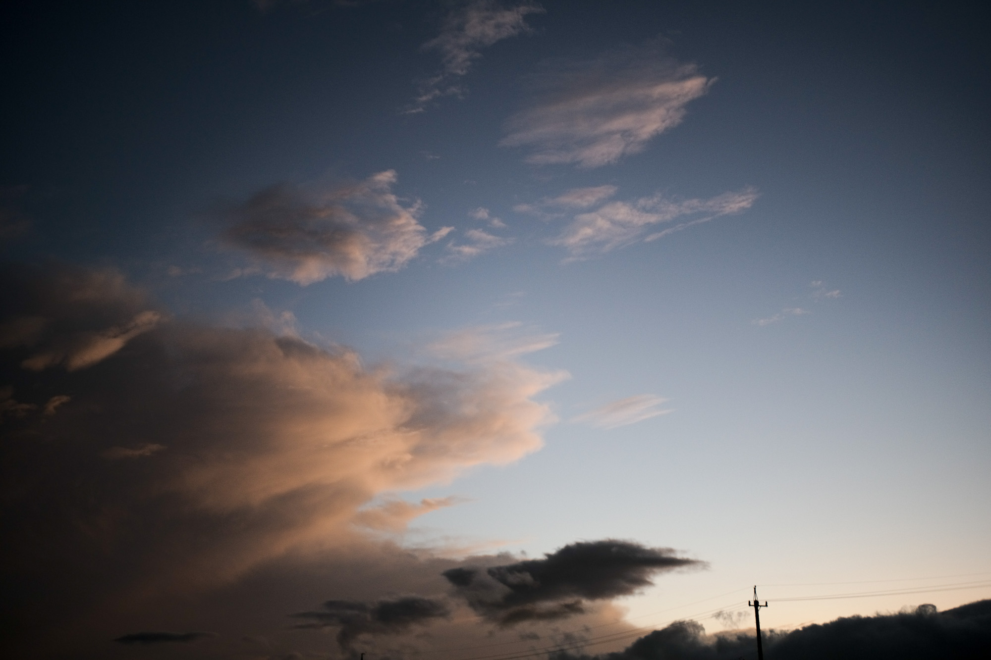 west 西 夕焼け 夕方 夕暮れ 西向き 最高な時間 とんかつ マ・メゾン 名古屋市東区東桜２丁目17-11 とんかつ きなこ豚 ぶた トンカツ  世界の秘密 Vaundy 一升びん　https://www.isshobin.com/　「一升びん」店名の由来昭和37年の創業当時、松阪には飲食店も今ほどは無く、会食といえば家でご馳走を作って宴会というのが多かったそうです。円卓（ちゃぶ台）を大勢で囲んで、お酒の一升瓶を中心に置いて、わいわいと皆様に楽しんで食事をしていただける様な店にしたい！！そういう思いを込めて「一升びん」と名付けました。松阪牛「A5」といえば、言わずと知れた和牛の最高峰。一般的に、すき焼きやしゃぶしゃぶの最上級肉として供されるこのクラスは、焼肉用とされることはほぼありません。一升びんでは、その『松阪牛「A5」』を焼肉として提供！箸で掴んで近づけただけでも違いの分かる素晴らしい香りと、一口噛めば口中にほとばしる肉汁とともに、融けるような舌触りは、ちょっと他では味わえません！牛肉は（社）日本食肉格付協会によって格付が行われています。2つの等級があり、1つは歩留（ブド）まり等級、もう1つは肉質等級です。歩留まり等級はA･B･Cの3段階に分かれてAが最も良く、肉質等級は5・4・3・2・1の5段階に分かれ、5が最も良い等級となります。一升びん本店では格付けA5の松阪牛をご提供させて頂きます。牛肉は、脂の霜降り（サシ）がよく入っている部位が、ほんのり甘く、柔らかくて人気です。松阪牛がおいしいと評判なのは、肉やサシが独特の飼育法でまんべんなく体にまわっているから。食欲増進のためにビールを飲ませたり、血行をよくするためにマッサージをするなど、丹精こめて育てられ、とろけるほどの柔らかい上質の松阪肉ができるのです。一升びんの創業は、1962年（昭和37年）今の平生町店から始まりました。最高のお肉を更に美味しく召し上がっていただく秘密が秘伝の味噌ダレ！創業以来、脈々と伝わってきた門外不出の逸品です。その味わいは、こくのある自家製ダレでありながら、決して自己主張しすぎることはなく、あくまでも肉の味わいを最大限に引き立てる脇役に徹します。ぜひ、ご賞味下さい！松阪牛焼肉・ホルモン一升びん本店松阪牛すき焼・しゃぶしゃぶ一升びん本店"はなれ"松阪牛焼肉・ホルモン一升びん宮町店松坂牛焼肉・ホルモン一升びん平生町店松阪牛焼肉・ホルモン鍋一升びん塚本店松阪牛焼肉・ホルモン一升びん川井町店松阪牛焼肉・ホルモン一升びん久居インターガーデン店松阪牛焼肉一升びん名古屋ラシック店松阪牛焼肉・ホルモン一升びん鈴鹿店松阪牛焼肉一升びん伊勢松寿亭松阪牛焼肉・ホルモン一升びん四日市泊店松阪牛焼肉・すき焼・しゃぶしゃぶ・串焼き一升びん伊勢内宮店イオンモールNagoya Noritake Garden 1F回転焼肉　一升びん　名古屋則武新町店松阪牛一升びん名古屋名駅店 Chrome Hearts CHROME HEARTS クロムハーツ クロムハーツ名古屋 Chrome Hearts Nagoya ラシック 愛知 名古屋 https://www.chromehearts.com/ OFFEE CAKE "BONBON" ボンボン 洋菓子ボンボン BONBON https://cake-bonbon.com/ 名古屋の老舗洋菓子店「ボンボン」 喫茶ボンボン 1949年（昭和24年）創業。名古屋市東区の老舗洋菓子・純喫茶ボンボン。開店当時から「いいものをお値打ちで」という思いを込めて、素材にこだわったケーキをひとつひとつ丁寧に作り続けてまいります。当店でしか味わうことができない逸品の数々。昭和レトロ感漂う店内で是非ご堪能ください。  〒461-0001 愛知県名古屋市東区泉2-1-22 CHROME HEARTS "TAPE DISPENSER" クロムハーツ テープ　ディスペンサー 愛知 名古屋 Alto e Diritto altoediritto アルトエデリット セロハンテープ マネークリップ クロムハーツボールペン リチャードスターク CHROME HEARTS MONEY CLIP CH CROSS 925silver CHROME HEARTS “PEN 4COLOR FERNIE 925silver Wolfgang's Steakhouse Signature Aoyama WOLFGANS'S STEAKHOUSE ウルフギャング ステーキハウス Tボーンステーキ  東京都 港区 北青山 2-5-8　青山OM-SQUARE1F 03-5843-0822 100席 (ダイニング58席、個室A：10席、個室B：8席、バー＆ウイスキーラウンジ24席) BARONROUGE バロンルージュ 〒460-0008 愛知県名古屋市中区栄5丁目19番12 @nagoya_baronrouge 050-5872-9950 移転 renewal open 。大人がひっそりと訪れる酒と料理を嗜むお店 25年続くお店が少しだけ移転しリニューアルオープン。新築のビル2階に佇む大人のためのレストラン＆バー。大人の階段を上り重厚な扉を開けると1日の疲れをリセット。大人の日常にそっと手を差し伸べる程よい非日常空間。プロが作る美味い酒 と しっかり食べられる料理。酒だけでも 料理だけでも 会話だけでも お気軽に。初めてご来店の方も いつもの馴染みのお店にしてください。八乃助 ISAMUKATAYAMABACKLASH イサムカタヤマバックラッシュ 片山勇 バックラッシュ ATSUTA JINGU ///【LEICA M10-P ASC 100 Edition + SUMMILUX-M F1.4/50mm ASPH】2022年5月11日 火曜 熱田神宮 Wolfgang's Steakhouse Signature Aoyama WOLFGANS'S STEAKHOUSE ウルフギャング ステーキハウス Tボーンステーキ  東京都 港区 北青山 2-5-8　青山OM-SQUARE1F 03-5843-0822 100席 (ダイニング58席、個室A：10席、個室B：8席、バー＆ウイスキーラウンジ24席) THE RITZ-CARLTON TOKYO "CLUB LEVEL" // 2022.5.06-5.08 ザ・リッツ・カールトン クラブ®レベル ザ・リッツ・カールトンの最高峰のおもてなしを、最上級の空間と設備でご体験いただける「ザ・リッツ・カールトン クラブレベル」。そのおもてなしの中心となるクラブラウンジは、レジデンスをテーマにしたラウンジの概念を超えた空間です。 レセプション、ガーデンテラス、ダイニングルーム、ライブラリーラウンジの4つの エリアに分かれた「クラブラウンジ」では、時間帯によって多彩な趣きでお客様をお迎えいたしております。お客様のクラブレベルのステイをより快適なものにするクラブコンシェルジュは、お客様一人ひとりをお名前でお呼びし、それぞれのお好みに合わせたパーソナルなサービスをお届けいたします。お誕生日や記念日、プロポーズなど特別な日のご滞在には、ご要望に合わせて心に残るひとときを演出するプランをご提案します。 ザ・ロビーラウンジ ラウンジ ホテルの45階、お客様をお迎えするメインロビーに位置する「ザ・ロビーラウンジ」は、お待ち合わせや語らいの時間を特別なものにします。毎週金～日曜日の15時～16時20分の間、「ハープ＆アフタヌーンティー」を提供しております。確かな技術を有するハープ奏者が奏でる美しい音色を聴きながらペストリーシェフによるアフタヌーンティーをお召し上がり頂けます。夕暮れへと移ろいゆく美しい東京の景色と共に、ゆったりとした午後のひとときをお楽しみ下さい45階の開放的な空間で楽しむ伝統的なアフタヌーンティー ザ・リッツ・カールトン東京の45階、お客様をお迎えするメインロビーに位置する「ザ・ロビーラウンジ」は、お待ち合わせや語らいの時間を特別なものにします。 心地よいピアノの生演奏が流れるラグジュアリーな空間で、モダンなアフタヌーンティーセットや厳選された世界各地の茶葉によるティーセレクションと共に、優雅なひと時をお楽しみ下さい。東京の中心に位置する六本木というロケーションに相応しい、西洋と東洋のモダンな融合を表現したインテリアには、オリエンタルな紫、赤、モノトーンを基調とした配色や、和をモチーフとしたファブリックなどを用い、全体として和洋の調和を感じさせる空間となっており、時間の移ろいに合わせた生演奏が彩りを添えます。ISAIA Napoli TOKYO MIDTOWN イザイア ナポリ 東京ミッドタウン スーツ、ジャケット、シャツ、パンツ、シューズ、ネクタイ、チーフ、カバン 愛知 名古屋 Alto e Diritto altoediritto アルトエデリット 20224月19日 ミシュラン ヴァガボンド 2021年12月14日 LA VAGABONDE ラ・ヴァガボンド フレンチ フランス料理 鶴舞 ラヴァカボンド chef ryousuke iwamoto 岩本龍介 予約のとれないフレンチ 名店 美食家 放浪者 旅人 愛知県名古屋市中区千代田2丁目14-24 キャノンピア鶴舞 1F 愛知 名古屋 Alto e Diritto altoediritto アルトエデリット 超絶フレンチ ドレスコード ディナー 中華風家庭料理 ふーみん (表参道/中華料理)　〒107-0062 東京都港区南青山５丁目７−１７ 03-3498-4466　表参道・青山エリアの南青山の中華料理店、中華風家庭料理 ふーみんのオフィシャルページです　CHACOあまみや　千駄ヶ谷の有名なステーキ屋「CHACOあめみや」 炭焼きステーキ 〒151-0051 東京都渋谷区千駄ケ谷１丁目７−１２ 03-3402-6066 http://chacoamemiya.com/sp/ １９７９年（昭和５４年）に開店してから当時のままの姿の店内は重みを感じる。　（お客様からは「昭和の香りがする・・」と言われます）真っ白だった壁も年月を感じさせる趣がある。店内に入るとまず目に入るのが、大きな炭焼きの竈。営業当時からの肉の旨みを沢山吸い込んでいるかも・・・。１９７９年（昭和５４年）に開店してから当時のままの姿の店内は重みを感じる。　（お客様からは「昭和の香りがする・・」と言われます）真っ白だった壁も年月を感じさせる趣がある。店内に入るとまず目に入るのが、大きな炭焼きの竈。営業当時からの肉の旨みを沢山吸い込んでいるかも・・・。炭で焼かれたステーキのお皿は鉄板ではなく鋳物です。牛肉は融点が高いため冷めやすい鉄板ではすぐに肉が固くなってしまいます。チャコのお皿は長い時間温かいので柔らかい牛肉をゆっくりご賞味いただけます。ワイン片手に語らいながら心安らぐ美味しい時間をお過ごしください。LA BISBOCCIA　ラ・ビスボッチャ/LA BISBOCCIA (広尾/イタリアン) RISTORANTE LA BISBOCCIA 〒150-0013 東京都渋谷区恵比寿2-36-13 広尾MTRビル1F "イタリア政府公認レストラン"として選ばれた本格的イタリアン。スタッフもイタリア人が中心で、イタリアにいる気分になれそうな空間。 https://labisboccia.tokyo/ 愛知 名古屋 Vineria Cassini ヴィネリア カッシーニ 東別院 イタリアン 愛知県名古屋市中区伊勢山1-9-13 伊勢山ハイツ1F #1F Iseyamahaitsu, 1-9-13 Iseyama Naka-ku, Nagoya-shi, Aichi-ken 460-0026, Japan イタリアを旅するような気分で楽しむ郷土料理と様々なワイン "Vineria(ヴィネリア)とは、イタリア語でVino(ワイン)＋Osteria(食堂)を足した造語です。 イタリアの郷土料理とその土地で造られた様々なワインをイタリアを旅するような気分でお楽しみいただけます。 「イタリア現地の味」を目指した素材を生かすストレートかつ伝統的なイタリア料理をアラカルトもしくはコースでお楽しみください。 約200種類のイタリアワインの中から、ソムリエがベストなワインを選びます。お料理やお好みに合わせたグラスワインやワインコースもご用意しております。"2021年10月15日 煖 MEI メイ イタリアン 国際センター 名古屋市西区那古野1-23-2 四間道糸重3 mei-nagoya.com shikemichi サンタキアラ Santa Chiara コース 18時一斉スタート きのこ キノコ 森内敬子　モーゼ十戒　ナナツモリピノノワール 2016 pinot noir ドメーヌタカヒコ 曽我貴彦 北海道余市郡余市町登町1395  ワイン名古屋市東区徳川町　天然キノコ MEI 那古野 ネコ 猫　にゃんこ 愛知 名古屋 Alto e Diritto altoediritto アルトエデリット カウンター7席 えごま　味噌カツ ミソカツ みそかつ とんかつ 東別院 〒460-0021 愛知県名古屋市中区平和2丁目16-15 052-323-0963  鶴舞線のガード下にあるトンカツの美味しいお店 みそかつ えごま　和食 美奈登 ミナト 老舗焼肉店 神宮前/焼肉 レトロ モクモク 味噌ダレ とんちゃん 熱田 ホルモン ヤキニク とんねるず ペレ きたなシュラン 懐かし 名鉄堀田駅から徒歩20分 瑞穂区 〒467-0879 愛知県名古屋市瑞穂区平郷町2-6-2 LA VAGABONDE ラ・ヴァガボンド フレンチ フランス料理 鶴舞 ラヴァカボンド chef ryousuke iwamoto 岩本龍介 予約のとれないフレンチ 名店 美食家 放浪者 旅人 愛知県名古屋市中区千代田2丁目14-24 キャノンピア鶴舞 1F 愛知 名古屋 Alto e Diritto altoediritto アルトエデリット 超絶フレンチ ドレスコード ディナー STEAK HOUSE Beef Okuma ステーキハウス ビーフオークマ 名古屋店 霜降り黒毛和牛 サーロイン フィレ シャトーブリアン 仙台牛 宮城牛 近江牛 150g 200g ハンバーグ 松坂屋 名古屋店 愛知　名古屋 Alto e Diritto altoediritto  GW休暇 Alto e Diritto アルトエデリット altoediritto 愛知 名古屋 ゴールデンウィーク 休暇 炭火焼肉 煖  だん ダン 愛知 名古屋 焼き肉  名駅店 瑞穂本店 Alto e Diritto altoediritto アルトエデリット 夢 希望 Dream FREEMASONRY フリーメーソン AUDEMARS PIGUET オーデマピゲ SEX PISTOLS セックスピストルズ JOY DIVISION ジョイディヴィジョン DAVID BOWIE デヴィットボーウィ THE VELVET UNDERGROUND ザベルベットアンダーグラウンド THE ROLLING STONES ザローリングストーンズ QUEEN クイーン LED ZEPPELIN レッドツェッペリン Alto e Diritto アルトエデリット 愛知 名古屋 Italy MOORER ムーレー / BELVEST ベルベスト / ISAIA イザイア / LUCA GRASSIA ルカグラシア / Alfredo Rifugio アルフレードリフージオ / LARDINI ラルディーニ / De Petrillo デ・ペトリロ / TAGLIATORE タリアトーレ / Sealup シーラップ / EMMETI エンメティ / CINQUANTA チンクアンタ / SILENCE サイレンス / MOLEC モレック / Finamore フィナモレ / ORIAN オリアン / AVINO Laboratorio Napoletano アヴィーノ / INCOTEX インコテックス / INCOTEX SLACKS インコテックススラックス / PT TORINO ピーティートリノ / BERWICH ベルウィッチ / VIGANO ヴィガーノ / RICHARD J.BROWN リチャードJブラウン / FEDELI フェデーリ / MANRICO CASHMERE マンリコカシミヤ / ZANONE ザノーネ / Cruciani クルチアーニ / GRAN SASSO グランサッソ / Settefili Cashmere セッテフィーリカシミア / Girelli Bruni ジレリブルーニ / ENZO BONAFE エンツォボナフェ / FERRANTE フェランテ / GHOUD ゴード / ACATE アカーテ / Cisei シセイ / STEFANO RICCI ステファノリッチ / ALPO アル France Georges de Patricia ジョルジュドパトリシア / SAINT LAURENTサンローラン / CELINE セリーヌ / AUBERCY オーベルシー / lucien pellat-finet ルシアンペラフィネ / NATIONAL STANDARD ナショナルスタンダー U.S.A. South Paradiso Leather サウスパラディソ / JACQUESMARIEMAGE ジャックマリーマージュ / MARC MARMEL マークマーメル / WHITE'S BOOTS ホワイツブーツ / JUTTA NEUMANN ユッタニューマン England GRENFELL グレンフェル / J&M DAVIDSON ジェイアンドエムディヴィッドソン / JAMES GROSE ジェームスグロース / JOHN SMEDLEY ジョンスメドレー / Johnstons ジョンストンズ Other FIXER フィクサー / cuervo bopoha クエルボ ヴァローナ / BACKLASH The Line バックラッシュ ザライン / RIVORA リヴォラ / C.QP / Order Suit オーダースーツ 愛知 名古屋 Alto e Diritto altoediritto アルトエデリッライカM10 アポズミクロン 2021 October.27 21年目スタート 21年目からは楽しくゆっくりすごしてゆけたらなと思ってます ジョーストラマー 「10.26(tue)」,「10.27(wed)」 お休みとなります Thames LONDON / HERBIE YAMAGUCHI 1983 テムズ川 ロンドン ハービー山口 1983年 イギリス England イングランド 写真家 写真 Not Banksy ノットバンクシー BANKSY バンクシー 我々の敵はあなたの敵じゃない   共に生きよう LEICA // APO-SUMMICRON-M f2/35mm ASPH. ライカ アポ・ズミクロンM f2/35mm ASPH. 愛知 名古屋 Alto e Diritto altoediritto アルトエデリット 世界最高峰のレンズと称賛され続けているライカMレンズにおいて、アポ・ズミクロンM f2/35mm ASPH.もそのMレンズの名にふさわしい優れた性能を誇ります。さらに、アポ・ズミクロンMシリーズのレンズとしてはもちろんのこと、これまでにない新しいタイプのMレンズとして目をひく存在でもあります。その特長は、Mレンズの中で最短で唯一ともいえる最短撮影距離と、きわめてシャープな描写力、美しいボケ味、そして開放F値F2という明るさにあります。ドイツならではの高度な製造技術が生み出したこのレンズを活用すれば、M型カメラはもとより、「ライカSL2」や「ライカSL2-S」でも、優れた描写力を活用してあらゆるシーンでの撮影が楽しめます。 光学系の設計に全撮影距離で高画質が得られるフローティングシステムを採用しているため、近距離撮影でも高い描写力を発揮しながら、Mレンズでは唯一となるわずか30cmという最短撮影距離を実現しています。フォーカスリングの回転角は300°ときわめて大きく、最短撮影距離が短くなっているにも関わらず緻密なピント合わせが可能です。開放値はF2.0という明るさで、クリエイティブな作品づくりも多彩に楽しめます。その時々の貴重な瞬間を、ライカらしい高品位な写真として記録することができます。イギリスの写真家ヒュー・ジョン氏は、ポートレート撮影でもアポ・ズミクロンM f2/35mm ASPH.が威力を発揮することを実感しました。「被写界深度がこれほど浅くなるとは驚きました。まつげの部分が驚くほどシャープに描写され、そこから徐々にボケていく。これは元のサイズのまま一部をトリミングしたものですが、85mm、いや、105mmのレンズで撮影したかのような仕上がりです！」「アポ・ズミクロンM f2/35mm ASPH.は、美しいボケ味でポートレート写真に新たな可能性をもたらすレンズですね。それに接写もこなせるので、まさにオールラウンドな1本だと言えます。色の再現性も絶妙で、シャープな解像感も素晴らしい。これさえあれば他のレンズはいらないと言ってもいいかもしれません！」2021年8月18日 Leica Nagoya ライカ松坂屋名古屋店 ライカ名古屋 460-8430 愛知県中区栄3-16-1 松坂屋名古屋店 北館3Ｆ 052-264-2840 入鹿池　いるかいけ 名古屋近郊のボート釣りのメッカ 愛知県犬山市の入鹿、飛騨木曽川国定公園内にある人工の農業用ため池 わかさぎ釣り・ブラックバス釣りなら入鹿池にある見晴茶屋へ https://inuyama.gr.jp/miharashi.html 犬山観光情報  ワカサギやブラックバス釣りのメッカとして知られる入鹿池 ブラックバス釣果 犬山名物 でんがく 五平餅 見晴茶屋 愛知県犬山市堤下60 蓬ぜん 犬山 犬山口 愛知 名古屋名物 ひつまぶし http://houzen.s-d.jp/index.html 犬山城 ミシュランガイド愛知2019 あつた蓬莱軒 22年間修行 店主 うなぎ ウナギ 鰻 愛知県犬山市上坂町4-168 0568-39-5077 犬山市観光協会 ミシュラン 博多串焼き 八乃助  焼き鳥 焼鳥 愛知 名古屋 とみやBLOG 富屋酒店 とみやBLOG ライカ LEICA LEICA M10-p ASC100 EDITION ライカM10-P ズミルックス 2021年7月27日 煖 MEI メイ イタリアン 国際センター 名古屋市西区那古野1-23-2 四間道糸重3 mei-nagoya.com shikemichi サンタキアラ Santa Chiara コース 18時一斉スタート きのこ キノコ 森内敬子　モーゼ十戒　ナナツモリピノノワール 2016 pinot noir ドメーヌタカヒコ 曽我貴彦 北海道余市郡余市町登町1395  ワイン名古屋市東区徳川町　天然キノコ MEI 那古野 ネコ 猫　にゃんこ 愛知 名古屋 Alto e Diritto altoediritto アルトエデリット カウンター7席 えごま　味噌カツ ミソカツ みそかつ とんかつ 東別院 〒460-0021 愛知県名古屋市中区平和2丁目16-15 052-323-0963  鶴舞線のガード下にあるトンカツの美味しいお店 みそかつ えごま　和食 美奈登 ミナト 老舗焼肉店 神宮前/焼肉 レトロ モクモク 味噌ダレ とんちゃん 熱田 ホルモン ヤキニク とんねるず ペレ きたなシュラン 懐かし 名鉄堀田駅から徒歩20分 瑞穂区 〒467-0879 愛知県名古屋市瑞穂区平郷町2-6-2 LA VAGABONDE ラ・ヴァガボンド フレンチ フランス料理 鶴舞 ラヴァカボンド chef ryousuke iwamoto 岩本龍介 予約のとれないフレンチ 名店 美食家 放浪者 旅人 愛知県名古屋市中区千代田2丁目14-24 キャノンピア鶴舞 1F 愛知 名古屋 Alto e Diritto altoediritto アルトエデリット 超絶フレンチ ドレスコード ディナー STEAK HOUSE Beef Okuma ステーキハウス ビーフオークマ 名古屋店 霜降り黒毛和牛 サーロイン フィレ シャトーブリアン 仙台牛 宮城牛 近江牛 150g 200g ハンバーグ 松坂屋 名古屋店 愛知　名古屋 Alto e Diritto altoediritto  GW休暇 Alto e Diritto アルトエデリット altoediritto 愛知 名古屋 ゴールデンウィーク 休暇 炭火焼肉 煖  だん ダン 愛知 名古屋 焼き肉  名駅店 瑞穂本店 Alto e Diritto altoediritto アルトエデリット 夢 希望 Dream FREEMASONRY フリーメーソン AUDEMARS PIGUET オーデマピゲ SEX PISTOLS セックスピストルズ JOY DIVISION ジョイディヴィジョン DAVID BOWIE デヴィットボーウィ THE VELVET UNDERGROUND ザベルベットアンダーグラウンド THE ROLLING STONES ザローリングストーンズ QUEEN クイーン LED ZEPPELIN レッドツェッペリン Alto e Diritto アルトエデリット 愛知 名古屋 Italy MOORER ムーレー / BELVEST ベルベスト / ISAIA イザイア / LUCA GRASSIA ルカグラシア / Alfredo Rifugio アルフレードリフージオ / LARDINI ラルディーニ / De Petrillo デ・ペトリロ / TAGLIATORE タリアトーレ / Sealup シーラップ / EMMETI エンメティ / CINQUANTA チンクアンタ / SILENCE サイレンス / MOLEC モレック / Finamore フィナモレ / ORIAN オリアン / AVINO Laboratorio Napoletano アヴィーノ / INCOTEX インコテックス / INCOTEX SLACKS インコテックススラックス / PT TORINO ピーティートリノ / BERWICH ベルウィッチ / VIGANO ヴィガーノ / RICHARD J.BROWN リチャードJブラウン / FEDELI フェデーリ / MANRICO CASHMERE マンリコカシミヤ / ZANONE ザノーネ / Cruciani クルチアーニ / GRAN SASSO グランサッソ / Settefili Cashmere セッテフィーリカシミア / Girelli Bruni ジレリブルーニ / ENZO BONAFE エンツォボナフェ / FERRANTE フェランテ / GHOUD ゴード / ACATE アカーテ / Cisei シセイ / STEFANO RICCI ステファノリッチ / ALPO アル France Georges de Patricia ジョルジュドパトリシア / SAINT LAURENTサンローラン / CELINE セリーヌ / AUBERCY オーベルシー / lucien pellat-finet ルシアンペラフィネ / NATIONAL STANDARD ナショナルスタンダー U.S.A. South Paradiso Leather サウスパラディソ / JACQUESMARIEMAGE ジャックマリーマージュ / MARC MARMEL マークマーメル / WHITE'S BOOTS ホワイツブーツ / JUTTA NEUMANN ユッタニューマン England GRENFELL グレンフェル / J&M DAVIDSON ジェイアンドエムディヴィッドソン / JAMES GROSE ジェームスグロース / JOHN SMEDLEY ジョンスメドレー / Johnstons ジョンストンズ Other FIXER フィクサー / cuervo bopoha クエルボ ヴァローナ / BACKLASH The Line バックラッシュ ザライン / RIVORA リヴォラ / C.QP / Order Suit オーダースーツ 愛知 名古屋 Alto e Diritto altoediritto アルトエデリット