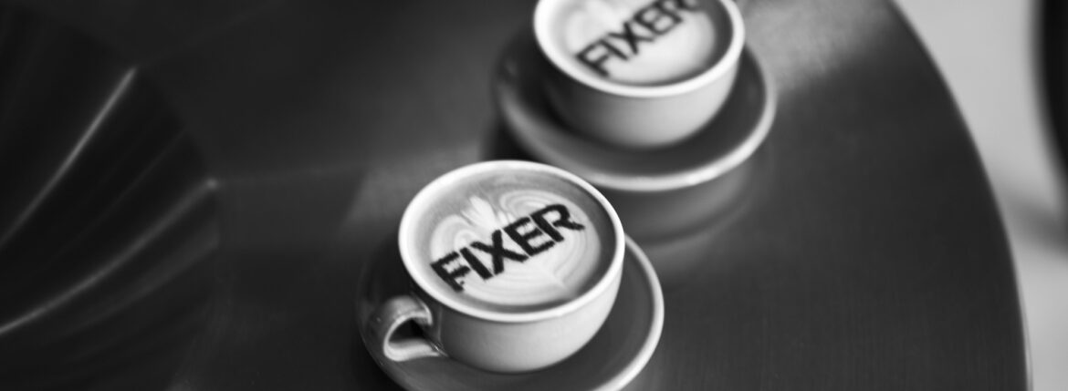 FIXER COFFEE ESPRESSO BLEND-01 フィクサーコーヒー エスプレッソブレンド 愛知 名古屋 Alto e Diritto altoediritto アルトエデリット コーヒー FIXER 01 espresso blend（中深煎り) wine、nuts、chocolate 世界各地より厳選された4つの産地、精製違いを数えると5種類の上質な珈琲豆を使用し、複雑に調合。 カフェラテに適した、飲みやすい中深煎りのエスプレッソブレンドです。温度により変化するワインのような華やかな香り、チョコレートのような甘み、そしてナッツのようなコクを感じていただけます。明るく華やかな香り高い印象を与えるコロンビアは、ナチュラル精製による甘味の凝縮と、アナエロビック製法による類を見ない香りをオフェンシブに。守りの土台にはグアテマラ。ボディ感を焙煎で表現し、軽いコーヒーにならないようブレンドの長所を引き立たせる重要な役割をに担う。コーヒーの味わいがしっかりと出るブラジルが、複雑な味わいの緩衝材となる中盤のポジションをとり、同様に酸味の調和をホンジュラスがさりげなく馴染ませることでまとめ上げた、超絶スペシャルなコーヒー豆。