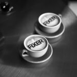FIXER COFFEE ESPRESSO BLEND-01 フィクサーコーヒー エスプレッソブレンド 愛知 名古屋 Alto e Diritto altoediritto アルトエデリット コーヒー FIXER 01 espresso blend（中深煎り) wine、nuts、chocolate 世界各地より厳選された4つの産地、精製違いを数えると5種類の上質な珈琲豆を使用し、複雑に調合。 カフェラテに適した、飲みやすい中深煎りのエスプレッソブレンドです。温度により変化するワインのような華やかな香り、チョコレートのような甘み、そしてナッツのようなコクを感じていただけます。明るく華やかな香り高い印象を与えるコロンビアは、ナチュラル精製による甘味の凝縮と、アナエロビック製法による類を見ない香りをオフェンシブに。守りの土台にはグアテマラ。ボディ感を焙煎で表現し、軽いコーヒーにならないようブレンドの長所を引き立たせる重要な役割をに担う。コーヒーの味わいがしっかりと出るブラジルが、複雑な味わいの緩衝材となる中盤のポジションをとり、同様に酸味の調和をホンジュラスがさりげなく馴染ませることでまとめ上げた、超絶スペシャルなコーヒー豆。