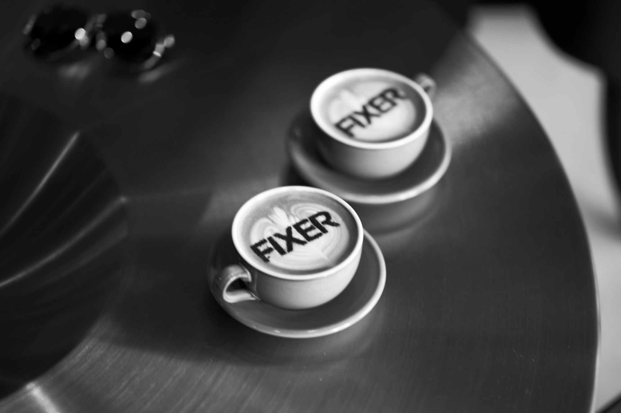FIXER COFFEE ESPRESSO BLEND-01 フィクサーコーヒー エスプレッソブレンド 愛知 名古屋 Alto e Diritto altoediritto アルトエデリット コーヒー  FIXER 01 espresso blend（中深煎り) wine、nuts、chocolate 世界各地より厳選された4つの産地、精製違いを数えると5種類の上質な珈琲豆を使用し、複雑に調合。 カフェラテに適した、飲みやすい中深煎りのエスプレッソブレンドです。温度により変化するワインのような華やかな香り、チョコレートのような甘み、そしてナッツのようなコクを感じていただけます。明るく華やかな香り高い印象を与えるコロンビアは、ナチュラル精製による甘味の凝縮と、アナエロビック製法による類を見ない香りをオフェンシブに。守りの土台にはグアテマラ。ボディ感を焙煎で表現し、軽いコーヒーにならないようブレンドの長所を引き立たせる重要な役割をに担う。コーヒーの味わいがしっかりと出るブラジルが、複雑な味わいの緩衝材となる中盤のポジションをとり、同様に酸味の調和をホンジュラスがさりげなく馴染ませることでまとめ上げた、超絶スペシャルなコーヒー豆。