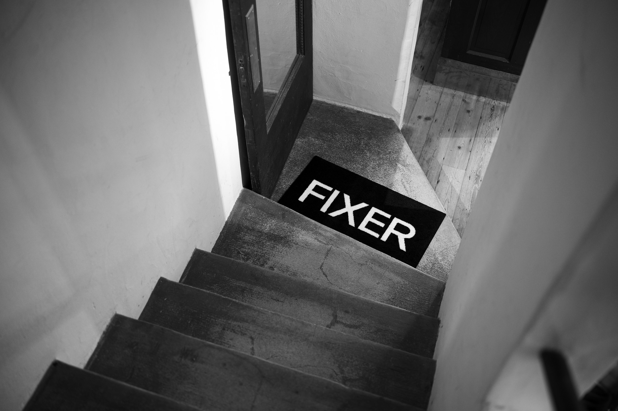 FIXER LOGO MAT BLACK × WHITE フィクサー ロゴマット 愛知 名古屋 Alto e Diritto altoediritto ラグマット RUG