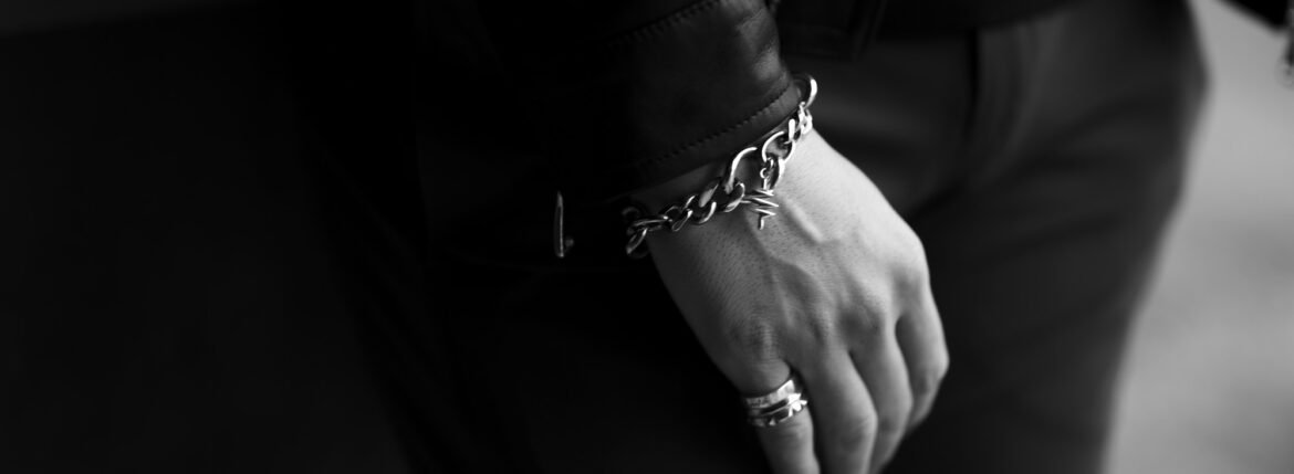 NOISE JEWEL "Ref No1320" BRACELET 925 SILVER ノイズジュエル ブレスレット 925シルバー 愛知 名古屋 Alto e Diritto altoediritto アルトエデリット NOISE JEWEL (ノイズジュエル) Ref No1320 BRACELET 925 SILVER ブレスレット / Detail ニューヨークのジュエリーアーティスト集団「NOISE JEWEL」。925 SILVERを使用したブレスレット。多種類のチェーンの駒をランダムに配置したアシンメトリーデザイン。ノイズジュエルのアイコンであるグラフィックチャーム付き。「NOISE JEWEL」のブレスレットは、単独で身に着けても、他のアイテムと組み合わせても、洗練された魅力を放ちます。 MADE IN USA 素材表示：925 SILVER 最小チェーン幅：11.0mm 最大チェーン幅：20.0mmSサイズ (16.0cm) Mサイズ (18.0cm) Lサイズ (20.0cm)