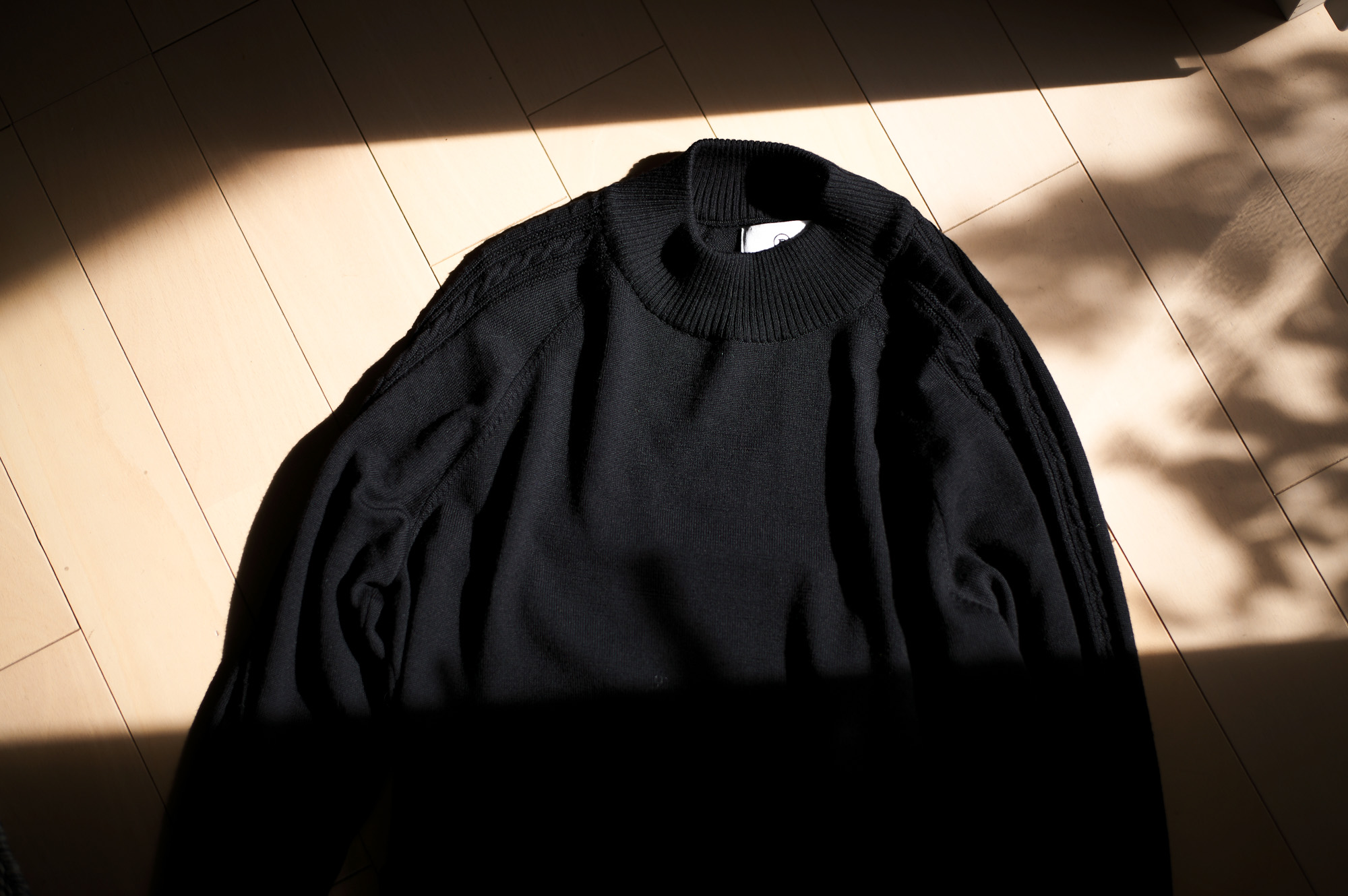 RIVORA / リヴォラ (2023 秋冬 展示会) 愛知 名古屋 Alto e Diritto altoediritto アルトエデリット SIDE CABLE Mock Neck Pull Over Black Gray Khaki 18G Wool Silk Crew Neck Pull Over Blue Red Yellow Black 18G Wool Silk Turtle Neck Pull Over Blue Red Yellow Black Wool Knit hoodie Black White Wool Knit Full Zip Parka Black