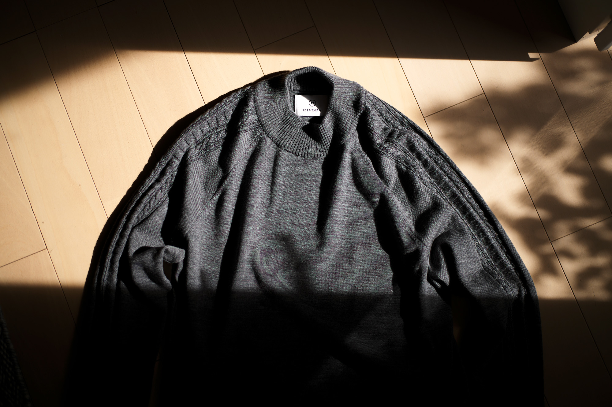 RIVORA / リヴォラ (2023 秋冬 展示会) 愛知 名古屋 Alto e Diritto altoediritto アルトエデリット SIDE CABLE Mock Neck Pull Over Black Gray Khaki 18G Wool Silk Crew Neck Pull Over Blue Red Yellow Black 18G Wool Silk Turtle Neck Pull Over Blue Red Yellow Black Wool Knit hoodie Black White Wool Knit Full Zip Parka Black