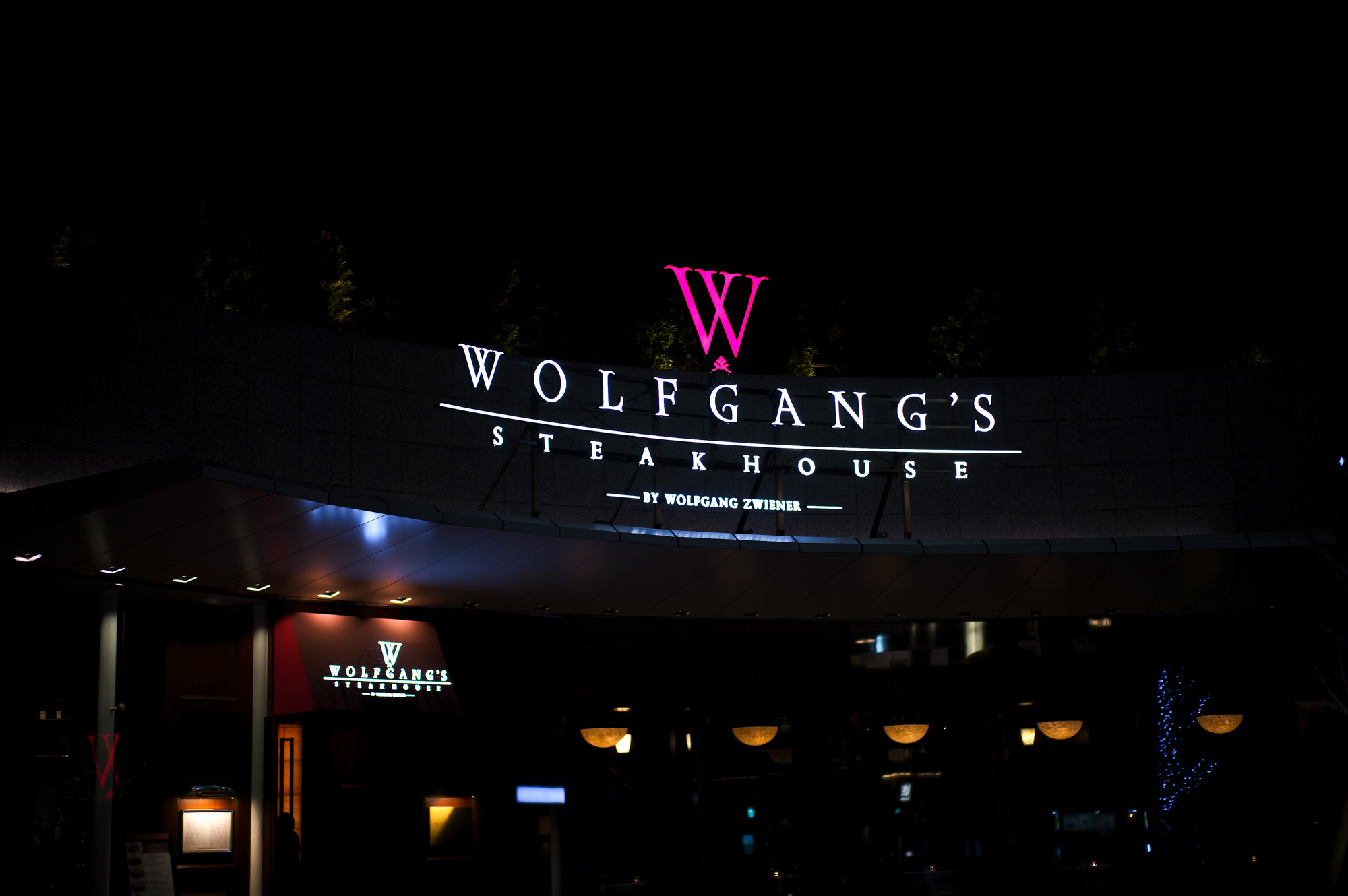 Wolfgang's Steakhouse Signature Aoyama WOLFGANS'S STEAKHOUSE ウルフギャング ステーキハウス Tボーンステーキ  東京都 港区 北青山 2-5-8　青山OM-SQUARE1F 03-5843-0822 100席 (ダイニング58席、個室A：10席、個室B：8席、バー＆ウイスキーラウンジ24席) BARONROUGE バロンルージュ 〒460-0008 愛知県名古屋市中区栄5丁目19番12 @nagoya_baronrouge 050-5872-9950 移転 renewal open 。大人がひっそりと訪れる酒と料理を嗜むお店 25年続くお店が少しだけ移転しリニューアルオープン。新築のビル2階に佇む大人のためのレストラン＆バー。大人の階段を上り重厚な扉を開けると1日の疲れをリセット。大人の日常にそっと手を差し伸べる程よい非日常空間。プロが作る美味い酒 と しっかり食べられる料理。酒だけでも 料理だけでも 会話だけでも お気軽に。初めてご来店の方も いつもの馴染みのお店にしてください。八乃助 ISAMUKATAYAMABACKLASH イサムカタヤマバックラッシュ 片山勇 バックラッシュ ATSUTA JINGU ///【LEICA M10-P ASC 100 Edition + SUMMILUX-M F1.4/50mm ASPH】2022年5月11日 火曜 熱田神宮 Wolfgang's Steakhouse Signature Aoyama WOLFGANS'S STEAKHOUSE ウルフギャング ステーキハウス Tボーンステーキ  東京都 港区 北青山 2-5-8　青山OM-SQUARE1F 03-5843-0822 100席 (ダイニング58席、個室A：10席、個室B：8席、バー＆ウイスキーラウンジ24席) THE RITZ-CARLTON TOKYO "CLUB LEVEL" // 2022.5.06-5.08 ザ・リッツ・カールトン クラブ®レベル ザ・リッツ・カールトンの最高峰のおもてなしを、最上級の空間と設備でご体験いただける「ザ・リッツ・カールトン クラブレベル」。そのおもてなしの中心となるクラブラウンジは、レジデンスをテーマにしたラウンジの概念を超えた空間です。 レセプション、ガーデンテラス、ダイニングルーム、ライブラリーラウンジの4つの エリアに分かれた「クラブラウンジ」では、時間帯によって多彩な趣きでお客様をお迎えいたしております。お客様のクラブレベルのステイをより快適なものにするクラブコンシェルジュは、お客様一人ひとりをお名前でお呼びし、それぞれのお好みに合わせたパーソナルなサービスをお届けいたします。お誕生日や記念日、プロポーズなど特別な日のご滞在には、ご要望に合わせて心に残るひとときを演出するプランをご提案します。 ザ・ロビーラウンジ ラウンジ ホテルの45階、お客様をお迎えするメインロビーに位置する「ザ・ロビーラウンジ」は、お待ち合わせや語らいの時間を特別なものにします。毎週金～日曜日の15時～16時20分の間、「ハープ＆アフタヌーンティー」を提供しております。確かな技術を有するハープ奏者が奏でる美しい音色を聴きながらペストリーシェフによるアフタヌーンティーをお召し上がり頂けます。夕暮れへと移ろいゆく美しい東京の景色と共に、ゆったりとした午後のひとときをお楽しみ下さい45階の開放的な空間で楽しむ伝統的なアフタヌーンティー ザ・リッツ・カールトン東京の45階、お客様をお迎えするメインロビーに位置する「ザ・ロビーラウンジ」は、お待ち合わせや語らいの時間を特別なものにします。 心地よいピアノの生演奏が流れるラグジュアリーな空間で、モダンなアフタヌーンティーセットや厳選された世界各地の茶葉によるティーセレクションと共に、優雅なひと時をお楽しみ下さい。東京の中心に位置する六本木というロケーションに相応しい、西洋と東洋のモダンな融合を表現したインテリアには、オリエンタルな紫、赤、モノトーンを基調とした配色や、和をモチーフとしたファブリックなどを用い、全体として和洋の調和を感じさせる空間となっており、時間の移ろいに合わせた生演奏が彩りを添えます。ISAIA Napoli TOKYO MIDTOWN イザイア ナポリ 東京ミッドタウン スーツ、ジャケット、シャツ、パンツ、シューズ、ネクタイ、チーフ、カバン 愛知 名古屋 Alto e Diritto altoediritto アルトエデリット 20224月19日 ミシュラン ヴァガボンド 2021年12月14日 LA VAGABONDE ラ・ヴァガボンド フレンチ フランス料理 鶴舞 ラヴァカボンド chef ryousuke iwamoto 岩本龍介 予約のとれないフレンチ 名店 美食家 放浪者 旅人 愛知県名古屋市中区千代田2丁目14-24 キャノンピア鶴舞 1F 愛知 名古屋 Alto e Diritto altoediritto アルトエデリット 超絶フレンチ ドレスコード ディナー 中華風家庭料理 ふーみん (表参道/中華料理)　〒107-0062 東京都港区南青山５丁目７−１７ 03-3498-4466　表参道・青山エリアの南青山の中華料理店、中華風家庭料理 ふーみんのオフィシャルページです　CHACOあまみや　千駄ヶ谷の有名なステーキ屋「CHACOあめみや」 炭焼きステーキ 〒151-0051 東京都渋谷区千駄ケ谷１丁目７−１２ 03-3402-6066 http://chacoamemiya.com/sp/ １９７９年（昭和５４年）に開店してから当時のままの姿の店内は重みを感じる。　（お客様からは「昭和の香りがする・・」と言われます）真っ白だった壁も年月を感じさせる趣がある。店内に入るとまず目に入るのが、大きな炭焼きの竈。営業当時からの肉の旨みを沢山吸い込んでいるかも・・・。１９７９年（昭和５４年）に開店してから当時のままの姿の店内は重みを感じる。　（お客様からは「昭和の香りがする・・」と言われます）真っ白だった壁も年月を感じさせる趣がある。店内に入るとまず目に入るのが、大きな炭焼きの竈。営業当時からの肉の旨みを沢山吸い込んでいるかも・・・。炭で焼かれたステーキのお皿は鉄板ではなく鋳物です。牛肉は融点が高いため冷めやすい鉄板ではすぐに肉が固くなってしまいます。チャコのお皿は長い時間温かいので柔らかい牛肉をゆっくりご賞味いただけます。ワイン片手に語らいながら心安らぐ美味しい時間をお過ごしください。LA BISBOCCIA　ラ・ビスボッチャ/LA BISBOCCIA (広尾/イタリアン) RISTORANTE LA BISBOCCIA 〒150-0013 東京都渋谷区恵比寿2-36-13 広尾MTRビル1F "イタリア政府公認レストラン"として選ばれた本格的イタリアン。スタッフもイタリア人が中心で、イタリアにいる気分になれそうな空間。 https://labisboccia.tokyo/ 愛知 名古屋 Vineria Cassini ヴィネリア カッシーニ 東別院 イタリアン 愛知県名古屋市中区伊勢山1-9-13 伊勢山ハイツ1F #1F Iseyamahaitsu, 1-9-13 Iseyama Naka-ku, Nagoya-shi, Aichi-ken 460-0026, Japan イタリアを旅するような気分で楽しむ郷土料理と様々なワイン "Vineria(ヴィネリア)とは、イタリア語でVino(ワイン)＋Osteria(食堂)を足した造語です。 イタリアの郷土料理とその土地で造られた様々なワインをイタリアを旅するような気分でお楽しみいただけます。 「イタリア現地の味」を目指した素材を生かすストレートかつ伝統的なイタリア料理をアラカルトもしくはコースでお楽しみください。 約200種類のイタリアワインの中から、ソムリエがベストなワインを選びます。お料理やお好みに合わせたグラスワインやワインコースもご用意しております。"2021年10月15日 煖 MEI メイ イタリアン 国際センター 名古屋市西区那古野1-23-2 四間道糸重3 mei-nagoya.com shikemichi サンタキアラ Santa Chiara コース 18時一斉スタート きのこ キノコ 森内敬子　モーゼ十戒　ナナツモリピノノワール 2016 pinot noir ドメーヌタカヒコ 曽我貴彦 北海道余市郡余市町登町1395  ワイン名古屋市東区徳川町　天然キノコ MEI 那古野 ネコ 猫　にゃんこ 愛知 名古屋 Alto e Diritto altoediritto アルトエデリット カウンター7席 えごま　味噌カツ ミソカツ みそかつ とんかつ 東別院 〒460-0021 愛知県名古屋市中区平和2丁目16-15 052-323-0963  鶴舞線のガード下にあるトンカツの美味しいお店 みそかつ えごま　和食 美奈登 ミナト 老舗焼肉店 神宮前/焼肉 レトロ モクモク 味噌ダレ とんちゃん 熱田 ホルモン ヤキニク とんねるず ペレ きたなシュラン 懐かし 名鉄堀田駅から徒歩20分 瑞穂区 〒467-0879 愛知県名古屋市瑞穂区平郷町2-6-2 LA VAGABONDE ラ・ヴァガボンド フレンチ フランス料理 鶴舞 ラヴァカボンド chef ryousuke iwamoto 岩本龍介 予約のとれないフレンチ 名店 美食家 放浪者 旅人 愛知県名古屋市中区千代田2丁目14-24 キャノンピア鶴舞 1F 愛知 名古屋 Alto e Diritto altoediritto アルトエデリット 超絶フレンチ ドレスコード ディナー STEAK HOUSE Beef Okuma ステーキハウス ビーフオークマ 名古屋店 霜降り黒毛和牛 サーロイン フィレ シャトーブリアン 仙台牛 宮城牛 近江牛 150g 200g ハンバーグ 松坂屋 名古屋店 愛知　名古屋 Alto e Diritto altoediritto  GW休暇 Alto e Diritto アルトエデリット altoediritto 愛知 名古屋 ゴールデンウィーク 休暇 炭火焼肉 煖  だん ダン 愛知 名古屋 焼き肉  名駅店 瑞穂本店 Alto e Diritto altoediritto アルトエデリット 夢 希望 Dream FREEMASONRY フリーメーソン AUDEMARS PIGUET オーデマピゲ SEX PISTOLS セックスピストルズ JOY DIVISION ジョイディヴィジョン DAVID BOWIE デヴィットボーウィ THE VELVET UNDERGROUND ザベルベットアンダーグラウンド THE ROLLING STONES ザローリングストーンズ QUEEN クイーン LED ZEPPELIN レッドツェッペリン Alto e Diritto アルトエデリット 愛知 名古屋 Italy MOORER ムーレー / BELVEST ベルベスト / ISAIA イザイア / LUCA GRASSIA ルカグラシア / Alfredo Rifugio アルフレードリフージオ / LARDINI ラルディーニ / De Petrillo デ・ペトリロ / TAGLIATORE タリアトーレ / Sealup シーラップ / EMMETI エンメティ / CINQUANTA チンクアンタ / SILENCE サイレンス / MOLEC モレック / Finamore フィナモレ / ORIAN オリアン / AVINO Laboratorio Napoletano アヴィーノ / INCOTEX インコテックス / INCOTEX SLACKS インコテックススラックス / PT TORINO ピーティートリノ / BERWICH ベルウィッチ / VIGANO ヴィガーノ / RICHARD J.BROWN リチャードJブラウン / FEDELI フェデーリ / MANRICO CASHMERE マンリコカシミヤ / ZANONE ザノーネ / Cruciani クルチアーニ / GRAN SASSO グランサッソ / Settefili Cashmere セッテフィーリカシミア / Girelli Bruni ジレリブルーニ / ENZO BONAFE エンツォボナフェ / FERRANTE フェランテ / GHOUD ゴード / ACATE アカーテ / Cisei シセイ / STEFANO RICCI ステファノリッチ / ALPO アル France Georges de Patricia ジョルジュドパトリシア / SAINT LAURENTサンローラン / CELINE セリーヌ / AUBERCY オーベルシー / lucien pellat-finet ルシアンペラフィネ / NATIONAL STANDARD ナショナルスタンダー U.S.A. South Paradiso Leather サウスパラディソ / JACQUESMARIEMAGE ジャックマリーマージュ / MARC MARMEL マークマーメル / WHITE'S BOOTS ホワイツブーツ / JUTTA NEUMANN ユッタニューマン England GRENFELL グレンフェル / J&M DAVIDSON ジェイアンドエムディヴィッドソン / JAMES GROSE ジェームスグロース / JOHN SMEDLEY ジョンスメドレー / Johnstons ジョンストンズ Other FIXER フィクサー / cuervo bopoha クエルボ ヴァローナ / BACKLASH The Line バックラッシュ ザライン / RIVORA リヴォラ / C.QP / Order Suit オーダースーツ 愛知 名古屋 Alto e Diritto altoediritto アルトエデリッライカM10 アポズミクロン 2021 October.27 21年目スタート 21年目からは楽しくゆっくりすごしてゆけたらなと思ってます ジョーストラマー 「10.26(tue)」,「10.27(wed)」 お休みとなります Thames LONDON / HERBIE YAMAGUCHI 1983 テムズ川 ロンドン ハービー山口 1983年 イギリス England イングランド 写真家 写真 Not Banksy ノットバンクシー BANKSY バンクシー 我々の敵はあなたの敵じゃない   共に生きよう LEICA // APO-SUMMICRON-M f2/35mm ASPH. ライカ アポ・ズミクロンM f2/35mm ASPH. 愛知 名古屋 Alto e Diritto altoediritto アルトエデリット 世界最高峰のレンズと称賛され続けているライカMレンズにおいて、アポ・ズミクロンM f2/35mm ASPH.もそのMレンズの名にふさわしい優れた性能を誇ります。さらに、アポ・ズミクロンMシリーズのレンズとしてはもちろんのこと、これまでにない新しいタイプのMレンズとして目をひく存在でもあります。その特長は、Mレンズの中で最短で唯一ともいえる最短撮影距離と、きわめてシャープな描写力、美しいボケ味、そして開放F値F2という明るさにあります。ドイツならではの高度な製造技術が生み出したこのレンズを活用すれば、M型カメラはもとより、「ライカSL2」や「ライカSL2-S」でも、優れた描写力を活用してあらゆるシーンでの撮影が楽しめます。 光学系の設計に全撮影距離で高画質が得られるフローティングシステムを採用しているため、近距離撮影でも高い描写力を発揮しながら、Mレンズでは唯一となるわずか30cmという最短撮影距離を実現しています。フォーカスリングの回転角は300°ときわめて大きく、最短撮影距離が短くなっているにも関わらず緻密なピント合わせが可能です。開放値はF2.0という明るさで、クリエイティブな作品づくりも多彩に楽しめます。その時々の貴重な瞬間を、ライカらしい高品位な写真として記録することができます。イギリスの写真家ヒュー・ジョン氏は、ポートレート撮影でもアポ・ズミクロンM f2/35mm ASPH.が威力を発揮することを実感しました。「被写界深度がこれほど浅くなるとは驚きました。まつげの部分が驚くほどシャープに描写され、そこから徐々にボケていく。これは元のサイズのまま一部をトリミングしたものですが、85mm、いや、105mmのレンズで撮影したかのような仕上がりです！」「アポ・ズミクロンM f2/35mm ASPH.は、美しいボケ味でポートレート写真に新たな可能性をもたらすレンズですね。それに接写もこなせるので、まさにオールラウンドな1本だと言えます。色の再現性も絶妙で、シャープな解像感も素晴らしい。これさえあれば他のレンズはいらないと言ってもいいかもしれません！」2021年8月18日 Leica Nagoya ライカ松坂屋名古屋店 ライカ名古屋 460-8430 愛知県中区栄3-16-1 松坂屋名古屋店 北館3Ｆ 052-264-2840 入鹿池　いるかいけ 名古屋近郊のボート釣りのメッカ 愛知県犬山市の入鹿、飛騨木曽川国定公園内にある人工の農業用ため池 わかさぎ釣り・ブラックバス釣りなら入鹿池にある見晴茶屋へ https://inuyama.gr.jp/miharashi.html 犬山観光情報  ワカサギやブラックバス釣りのメッカとして知られる入鹿池 ブラックバス釣果 犬山名物 でんがく 五平餅 見晴茶屋 愛知県犬山市堤下60 蓬ぜん 犬山 犬山口 愛知 名古屋名物 ひつまぶし http://houzen.s-d.jp/index.html 犬山城 ミシュランガイド愛知2019 あつた蓬莱軒 22年間修行 店主 うなぎ ウナギ 鰻 愛知県犬山市上坂町4-168 0568-39-5077 犬山市観光協会 ミシュラン 博多串焼き 八乃助  焼き鳥 焼鳥 愛知 名古屋 とみやBLOG 富屋酒店 とみやBLOG ライカ LEICA LEICA M10-p ASC100 EDITION ライカM10-P ズミルックス 2021年7月27日 煖 MEI メイ イタリアン 国際センター 名古屋市西区那古野1-23-2 四間道糸重3 mei-nagoya.com shikemichi サンタキアラ Santa Chiara コース 18時一斉スタート きのこ キノコ 森内敬子　モーゼ十戒　ナナツモリピノノワール 2016 pinot noir ドメーヌタカヒコ 曽我貴彦 北海道余市郡余市町登町1395  ワイン名古屋市東区徳川町　天然キノコ MEI 那古野 ネコ 猫　にゃんこ 愛知 名古屋 Alto e Diritto altoediritto アルトエデリット カウンター7席 えごま　味噌カツ ミソカツ みそかつ とんかつ 東別院 〒460-0021 愛知県名古屋市中区平和2丁目16-15 052-323-0963  鶴舞線のガード下にあるトンカツの美味しいお店 みそかつ えごま　和食 美奈登 ミナト 老舗焼肉店 神宮前/焼肉 レトロ モクモク 味噌ダレ とんちゃん 熱田 ホルモン ヤキニク とんねるず ペレ きたなシュラン 懐かし 名鉄堀田駅から徒歩20分 瑞穂区 〒467-0879 愛知県名古屋市瑞穂区平郷町2-6-2 LA VAGABONDE ラ・ヴァガボンド フレンチ フランス料理 鶴舞 ラヴァカボンド chef ryousuke iwamoto 岩本龍介 予約のとれないフレンチ 名店 美食家 放浪者 旅人 愛知県名古屋市中区千代田2丁目14-24 キャノンピア鶴舞 1F 愛知 名古屋 Alto e Diritto altoediritto アルトエデリット 超絶フレンチ ドレスコード ディナー STEAK HOUSE Beef Okuma ステーキハウス ビーフオークマ 名古屋店 霜降り黒毛和牛 サーロイン フィレ シャトーブリアン 仙台牛 宮城牛 近江牛 150g 200g ハンバーグ 松坂屋 名古屋店 愛知　名古屋 Alto e Diritto altoediritto  GW休暇 Alto e Diritto アルトエデリット altoediritto 愛知 名古屋 ゴールデンウィーク 休暇 炭火焼肉 煖  だん ダン 愛知 名古屋 焼き肉  名駅店 瑞穂本店 Alto e Diritto altoediritto アルトエデリット 夢 希望 Dream FREEMASONRY フリーメーソン AUDEMARS PIGUET オーデマピゲ SEX PISTOLS セックスピストルズ JOY DIVISION ジョイディヴィジョン DAVID BOWIE デヴィットボーウィ THE VELVET UNDERGROUND ザベルベットアンダーグラウンド THE ROLLING STONES ザローリングストーンズ QUEEN クイーン LED ZEPPELIN レッドツェッペリン Alto e Diritto アルトエデリット 愛知 名古屋 Italy MOORER ムーレー / BELVEST ベルベスト / ISAIA イザイア / LUCA GRASSIA ルカグラシア / Alfredo Rifugio アルフレードリフージオ / LARDINI ラルディーニ / De Petrillo デ・ペトリロ / TAGLIATORE タリアトーレ / Sealup シーラップ / EMMETI エンメティ / CINQUANTA チンクアンタ / SILENCE サイレンス / MOLEC モレック / Finamore フィナモレ / ORIAN オリアン / AVINO Laboratorio Napoletano アヴィーノ / INCOTEX インコテックス / INCOTEX SLACKS インコテックススラックス / PT TORINO ピーティートリノ / BERWICH ベルウィッチ / VIGANO ヴィガーノ / RICHARD J.BROWN リチャードJブラウン / FEDELI フェデーリ / MANRICO CASHMERE マンリコカシミヤ / ZANONE ザノーネ / Cruciani クルチアーニ / GRAN SASSO グランサッソ / Settefili Cashmere セッテフィーリカシミア / Girelli Bruni ジレリブルーニ / ENZO BONAFE エンツォボナフェ / FERRANTE フェランテ / GHOUD ゴード / ACATE アカーテ / Cisei シセイ / STEFANO RICCI ステファノリッチ / ALPO アル France Georges de Patricia ジョルジュドパトリシア / SAINT LAURENTサンローラン / CELINE セリーヌ / AUBERCY オーベルシー / lucien pellat-finet ルシアンペラフィネ / NATIONAL STANDARD ナショナルスタンダー U.S.A. South Paradiso Leather サウスパラディソ / JACQUESMARIEMAGE ジャックマリーマージュ / MARC MARMEL マークマーメル / WHITE'S BOOTS ホワイツブーツ / JUTTA NEUMANN ユッタニューマン England GRENFELL グレンフェル / J&M DAVIDSON ジェイアンドエムディヴィッドソン / JAMES GROSE ジェームスグロース / JOHN SMEDLEY ジョンスメドレー / Johnstons ジョンストンズ Other FIXER フィクサー / cuervo bopoha クエルボ ヴァローナ / BACKLASH The Line バックラッシュ ザライン / RIVORA リヴォラ / C.QP / Order Suit オーダースーツ 愛知 名古屋 Alto e Diritto altoediritto アルトエデリット