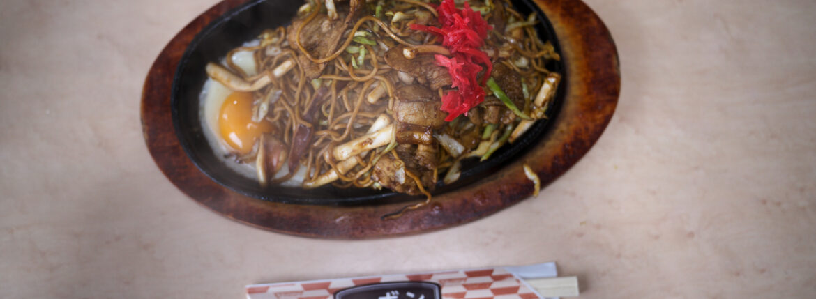 喫茶ボン 甚目寺 喫茶店 愛知県あま市下宣津平島12 焼きそば みそかつ定食 スパゲッティ イタリアン ミート カレーソース 大盛り ハンバーグ 目玉焼き カキフライ 赤だし 海老フライ 魚フライ カツライス 唐揚げ ハムエッグ ピラフ 海老カレー バタートースト あんトースト ジャムトースト ハムトースト エッグトースト 野菜サンド ハムサンド エッグサンド ミックスサンド カツサンド コーヒーセット アイスクリーム あんみつ豆 クリームあんみつ フルーツみつ豆 チョコレートパフェ フルーツパフェ 小倉パフェ ALPHARD LM アルファード 2023 alphard LM 愛知 名古屋 Alto e Diritto altoediritto アルトエデリット TOYOTA トヨタ 「3.21(tue)」,「3.22(wed)」お休みとなります PATEK PHILIPPE 5270J グランドコンプリケーション 情熱の薔薇 THE BLUE HEARTS ザ・ブルーハーツ ヒロト 甲本ヒロト ブルーハーツ Rose of Passion 「2.27(mon)」,「2.28(tue)」,「3.01(wed)」 お休みとなります ROLEX DAYDATE 18028 White Roman Dial ロレックス デイデイト ホワイト アラビック Mickey MR.BRAINWASH 2010 ミッキー ミスターブレインウォッシュ Mickey / MR.BRAINWASH 2010 ミッキー ミッキーマウス ミスターブレインウォッシュ Banksy Thrower / MR.BRAINWASH バンクシー Flower Thrower Banksy ミスターブレインウォッシュ 愛知 名古屋 Alto e Diritto altoediritto アルトエデリット ART アート BANKSY ミスターブレインウォッシュの名を広く世に知らしめたのは、ストリートアーティスト・バンクシーの初監督作品にしてアカデミー賞にノミネートされたドキュメンタリー映画「イグジットスルーザギフトショップ」（2010年公開）でした。 この映画が、アートの本質や意義を問うと共に、監督であるバンクシーや奇しくも”アーティスト”となったミスターブレインウォッシュの存在を広め、そして昨今に及ぶストリートアートのムーブメントに繋がる大きな役割を担ったことは、言うまでもありません。ＭR．BRAINWASH（ミスターブレインウォッシュ）ストリートアーティスト/映像作家。本名ティエリー・グウェッタ。フランス生まれ、1980年代にLAへ移住。2007年から映像作家としてキャリアをスタート。出演したバンクシー映画「イグジット・スルー・ザ・ギフトショップ」をきっかけに本格的にストリートアーティストとして活動をはじめる。 ミニチュアダックスフント チョコ「1.17(tue)」,「1.18(wed)」 お休みとなります 2022年11月26日 土曜 世界の秘密 Vaundy 一升びん　https://www.isshobin.com/　「一升びん」店名の由来昭和37年の創業当時、松阪には飲食店も今ほどは無く、会食といえば家でご馳走を作って宴会というのが多かったそうです。円卓（ちゃぶ台）を大勢で囲んで、お酒の一升瓶を中心に置いて、わいわいと皆様に楽しんで食事をしていただける様な店にしたい！！そういう思いを込めて「一升びん」と名付けました。松阪牛「A5」といえば、言わずと知れた和牛の最高峰。一般的に、すき焼きやしゃぶしゃぶの最上級肉として供されるこのクラスは、焼肉用とされることはほぼありません。一升びんでは、その『松阪牛「A5」』を焼肉として提供！箸で掴んで近づけただけでも違いの分かる素晴らしい香りと、一口噛めば口中にほとばしる肉汁とともに、融けるような舌触りは、ちょっと他では味わえません！牛肉は（社）日本食肉格付協会によって格付が行われています。2つの等級があり、1つは歩留（ブド）まり等級、もう1つは肉質等級です。歩留まり等級はA･B･Cの3段階に分かれてAが最も良く、肉質等級は5・4・3・2・1の5段階に分かれ、5が最も良い等級となります。一升びん本店では格付けA5の松阪牛をご提供させて頂きます。牛肉は、脂の霜降り（サシ）がよく入っている部位が、ほんのり甘く、柔らかくて人気です。松阪牛がおいしいと評判なのは、肉やサシが独特の飼育法でまんべんなく体にまわっているから。食欲増進のためにビールを飲ませたり、血行をよくするためにマッサージをするなど、丹精こめて育てられ、とろけるほどの柔らかい上質の松阪肉ができるのです。一升びんの創業は、1962年（昭和37年）今の平生町店から始まりました。最高のお肉を更に美味しく召し上がっていただく秘密が秘伝の味噌ダレ！創業以来、脈々と伝わってきた門外不出の逸品です。その味わいは、こくのある自家製ダレでありながら、決して自己主張しすぎることはなく、あくまでも肉の味わいを最大限に引き立てる脇役に徹します。ぜひ、ご賞味下さい！松阪牛焼肉・ホルモン一升びん本店松阪牛すき焼・しゃぶしゃぶ一升びん本店"はなれ"松阪牛焼肉・ホルモン一升びん宮町店松坂牛焼肉・ホルモン一升びん平生町店松阪牛焼肉・ホルモン鍋一升びん塚本店松阪牛焼肉・ホルモン一升びん川井町店松阪牛焼肉・ホルモン一升びん久居インターガーデン店松阪牛焼肉一升びん名古屋ラシック店松阪牛焼肉・ホルモン一升びん鈴鹿店松阪牛焼肉一升びん伊勢松寿亭松阪牛焼肉・ホルモン一升びん四日市泊店松阪牛焼肉・すき焼・しゃぶしゃぶ・串焼き一升びん伊勢内宮店イオンモールNagoya Noritake Garden 1F回転焼肉　一升びん　名古屋則武新町店松阪牛一升びん名古屋名駅店 Chrome Hearts CHROME HEARTS クロムハーツ クロムハーツ名古屋 Chrome Hearts Nagoya ラシック 愛知 名古屋 https://www.chromehearts.com/ OFFEE CAKE "BONBON" ボンボン 洋菓子ボンボン BONBON https://cake-bonbon.com/ 名古屋の老舗洋菓子店「ボンボン」 喫茶ボンボン 1949年（昭和24年）創業。名古屋市東区の老舗洋菓子・純喫茶ボンボン。開店当時から「いいものをお値打ちで」という思いを込めて、素材にこだわったケーキをひとつひとつ丁寧に作り続けてまいります。当店でしか味わうことができない逸品の数々。昭和レトロ感漂う店内で是非ご堪能ください。 〒461-0001 愛知県名古屋市東区泉2-1-22 CHROME HEARTS "TAPE DISPENSER" クロムハーツ テープ　ディスペンサー 愛知 名古屋 Alto e Diritto altoediritto アルトエデリット セロハンテープ マネークリップ クロムハーツボールペン リチャードスターク CHROME HEARTS MONEY CLIP CH CROSS 925silver CHROME HEARTS “PEN 4COLOR FERNIE 925silver Wolfgang's Steakhouse Signature Aoyama WOLFGANS'S STEAKHOUSE ウルフギャング ステーキハウス Tボーンステーキ 東京都 港区 北青山 2-5-8　青山OM-SQUARE1F 03-5843-0822 100席 (ダイニング58席、個室A：10席、個室B：8席、バー＆ウイスキーラウンジ24席) BARONROUGE バロンルージュ 〒460-0008 愛知県名古屋市中区栄5丁目19番12 @nagoya_baronrouge 050-5872-9950 移転 renewal open 。大人がひっそりと訪れる酒と料理を嗜むお店 25年続くお店が少しだけ移転しリニューアルオープン。新築のビル2階に佇む大人のためのレストラン＆バー。大人の階段を上り重厚な扉を開けると1日の疲れをリセット。大人の日常にそっと手を差し伸べる程よい非日常空間。プロが作る美味い酒 と しっかり食べられる料理。酒だけでも 料理だけでも 会話だけでも お気軽に。初めてご来店の方も いつもの馴染みのお店にしてください。八乃助 ISAMUKATAYAMABACKLASH イサムカタヤマバックラッシュ 片山勇 バックラッシュ ATSUTA JINGU ///【LEICA M10-P ASC 100 Edition + SUMMILUX-M F1.4/50mm ASPH】2022年5月11日 火曜 熱田神宮 Wolfgang's Steakhouse Signature Aoyama WOLFGANS'S STEAKHOUSE ウルフギャング ステーキハウス Tボーンステーキ 東京都 港区 北青山 2-5-8　青山OM-SQUARE1F 03-5843-0822 100席 (ダイニング58席、個室A：10席、個室B：8席、バー＆ウイスキーラウンジ24席) THE RITZ-CARLTON TOKYO "CLUB LEVEL" // 2022.5.06-5.08 ザ・リッツ・カールトン クラブ®レベル ザ・リッツ・カールトンの最高峰のおもてなしを、最上級の空間と設備でご体験いただける「ザ・リッツ・カールトン クラブレベル」。そのおもてなしの中心となるクラブラウンジは、レジデンスをテーマにしたラウンジの概念を超えた空間です。 レセプション、ガーデンテラス、ダイニングルーム、ライブラリーラウンジの4つの エリアに分かれた「クラブラウンジ」では、時間帯によって多彩な趣きでお客様をお迎えいたしております。お客様のクラブレベルのステイをより快適なものにするクラブコンシェルジュは、お客様一人ひとりをお名前でお呼びし、それぞれのお好みに合わせたパーソナルなサービスをお届けいたします。お誕生日や記念日、プロポーズなど特別な日のご滞在には、ご要望に合わせて心に残るひとときを演出するプランをご提案します。 ザ・ロビーラウンジ ラウンジ ホテルの45階、お客様をお迎えするメインロビーに位置する「ザ・ロビーラウンジ」は、お待ち合わせや語らいの時間を特別なものにします。毎週金～日曜日の15時～16時20分の間、「ハープ＆アフタヌーンティー」を提供しております。確かな技術を有するハープ奏者が奏でる美しい音色を聴きながらペストリーシェフによるアフタヌーンティーをお召し上がり頂けます。夕暮れへと移ろいゆく美しい東京の景色と共に、ゆったりとした午後のひとときをお楽しみ下さい45階の開放的な空間で楽しむ伝統的なアフタヌーンティー ザ・リッツ・カールトン東京の45階、お客様をお迎えするメインロビーに位置する「ザ・ロビーラウンジ」は、お待ち合わせや語らいの時間を特別なものにします。 心地よいピアノの生演奏が流れるラグジュアリーな空間で、モダンなアフタヌーンティーセットや厳選された世界各地の茶葉によるティーセレクションと共に、優雅なひと時をお楽しみ下さい。東京の中心に位置する六本木というロケーションに相応しい、西洋と東洋のモダンな融合を表現したインテリアには、オリエンタルな紫、赤、モノトーンを基調とした配色や、和をモチーフとしたファブリックなどを用い、全体として和洋の調和を感じさせる空間となっており、時間の移ろいに合わせた生演奏が彩りを添えます。ISAIA Napoli TOKYO MIDTOWN イザイア ナポリ 東京ミッドタウン スーツ、ジャケット、シャツ、パンツ、シューズ、ネクタイ、チーフ、カバン 愛知 名古屋 Alto e Diritto altoediritto アルトエデリット 20224月19日 ミシュラン ヴァガボンド 2021年12月14日 LA VAGABONDE ラ・ヴァガボンド フレンチ フランス料理 鶴舞 ラヴァカボンド chef ryousuke iwamoto 岩本龍介 予約のとれないフレンチ 名店 美食家 放浪者 旅人 愛知県名古屋市中区千代田2丁目14-24 キャノンピア鶴舞 1F 愛知 名古屋 Alto e Diritto altoediritto アルトエデリット 超絶フレンチ ドレスコード ディナー 中華風家庭料理 ふーみん (表参道/中華料理)　〒107-0062 東京都港区南青山５丁目７−１７ 03-3498-4466　表参道・青山エリアの南青山の中華料理店、中華風家庭料理 ふーみんのオフィシャルページです　CHACOあまみや　千駄ヶ谷の有名なステーキ屋「CHACOあめみや」 炭焼きステーキ 〒151-0051 東京都渋谷区千駄ケ谷１丁目７−１２ 03-3402-6066 http://chacoamemiya.com/sp/ １９７９年（昭和５４年）に開店してから当時のままの姿の店内は重みを感じる。　（お客様からは「昭和の香りがする・・」と言われます）真っ白だった壁も年月を感じさせる趣がある。店内に入るとまず目に入るのが、大きな炭焼きの竈。営業当時からの肉の旨みを沢山吸い込んでいるかも・・・。１９７９年（昭和５４年）に開店してから当時のままの姿の店内は重みを感じる。　（お客様からは「昭和の香りがする・・」と言われます）真っ白だった壁も年月を感じさせる趣がある。店内に入るとまず目に入るのが、大きな炭焼きの竈。営業当時からの肉の旨みを沢山吸い込んでいるかも・・・。炭で焼かれたステーキのお皿は鉄板ではなく鋳物です。牛肉は融点が高いため冷めやすい鉄板ではすぐに肉が固くなってしまいます。チャコのお皿は長い時間温かいので柔らかい牛肉をゆっくりご賞味いただけます。ワイン片手に語らいながら心安らぐ美味しい時間をお過ごしください。LA BISBOCCIA　ラ・ビスボッチャ/LA BISBOCCIA (広尾/イタリアン) RISTORANTE LA BISBOCCIA 〒150-0013 東京都渋谷区恵比寿2-36-13 広尾MTRビル1F "イタリア政府公認レストラン"として選ばれた本格的イタリアン。スタッフもイタリア人が中心で、イタリアにいる気分になれそうな空間。 https://labisboccia.tokyo/ 愛知 名古屋 Vineria Cassini ヴィネリア カッシーニ 東別院 イタリアン 愛知県名古屋市中区伊勢山1-9-13 伊勢山ハイツ1F #1F Iseyamahaitsu, 1-9-13 Iseyama Naka-ku, Nagoya-shi, Aichi-ken 460-0026, Japan イタリアを旅するような気分で楽しむ郷土料理と様々なワイン "Vineria(ヴィネリア)とは、イタリア語でVino(ワイン)＋Osteria(食堂)を足した造語です。 イタリアの郷土料理とその土地で造られた様々なワインをイタリアを旅するような気分でお楽しみいただけます。 「イタリア現地の味」を目指した素材を生かすストレートかつ伝統的なイタリア料理をアラカルトもしくはコースでお楽しみください。 約200種類のイタリアワインの中から、ソムリエがベストなワインを選びます。お料理やお好みに合わせたグラスワインやワインコースもご用意しております。"2021年10月15日 煖 MEI メイ イタリアン 国際センター 名古屋市西区那古野1-23-2 四間道糸重3 mei-nagoya.com shikemichi サンタキアラ Santa Chiara コース 18時一斉スタート きのこ キノコ 森内敬子　モーゼ十戒　ナナツモリピノノワール 2016 pinot noir ドメーヌタカヒコ 曽我貴彦 北海道余市郡余市町登町1395 ワイン名古屋市東区徳川町　天然キノコ MEI 那古野 ネコ 猫　にゃんこ 愛知 名古屋 Alto e Diritto altoediritto アルトエデリット カウンター7席 えごま　味噌カツ ミソカツ みそかつ とんかつ 東別院 〒460-0021 愛知県名古屋市中区平和2丁目16-15 052-323-0963 鶴舞線のガード下にあるトンカツの美味しいお店 みそかつ えごま　和食 美奈登 ミナト 老舗焼肉店 神宮前/焼肉 レトロ モクモク 味噌ダレ とんちゃん 熱田 ホルモン ヤキニク とんねるず ペレ きたなシュラン 懐かし 名鉄堀田駅から徒歩20分 瑞穂区 〒467-0879 愛知県名古屋市瑞穂区平郷町2-6-2 LA VAGABONDE ラ・ヴァガボンド フレンチ フランス料理 鶴舞 ラヴァカボンド chef ryousuke iwamoto 岩本龍介 予約のとれないフレンチ 名店 美食家 放浪者 旅人 愛知県名古屋市中区千代田2丁目14-24 キャノンピア鶴舞 1F 愛知 名古屋 Alto e Diritto altoediritto アルトエデリット 超絶フレンチ ドレスコード ディナー STEAK HOUSE Beef Okuma ステーキハウス ビーフオークマ 名古屋店 霜降り黒毛和牛 サーロイン フィレ シャトーブリアン 仙台牛 宮城牛 近江牛 150g 200g ハンバーグ 松坂屋 名古屋店 愛知　名古屋 Alto e Diritto altoediritto GW休暇 Alto e Diritto アルトエデリット altoediritto 愛知 名古屋 ゴールデンウィーク 休暇 炭火焼肉 煖 だん ダン 愛知 名古屋 焼き肉 名駅店 瑞穂本店 Alto e Diritto altoediritto アルトエデリット 夢 希望 Dream FREEMASONRY フリーメーソン AUDEMARS PIGUET オーデマピゲ SEX PISTOLS セックスピストルズ JOY DIVISION ジョイディヴィジョン DAVID BOWIE デヴィットボーウィ THE VELVET UNDERGROUND ザベルベットアンダーグラウンド THE ROLLING STONES ザローリングストーンズ QUEEN クイーン LED ZEPPELIN レッドツェッペリン Alto e Diritto アルトエデリット 愛知 名古屋 Italy MOORER ムーレー / BELVEST ベルベスト / ISAIA イザイア / LUCA GRASSIA ルカグラシア / Alfredo Rifugio アルフレードリフージオ / LARDINI ラルディーニ / De Petrillo デ・ペトリロ / TAGLIATORE タリアトーレ / Sealup シーラップ / EMMETI エンメティ / CINQUANTA チンクアンタ / SILENCE サイレンス / MOLEC モレック / Finamore フィナモレ / ORIAN オリアン / AVINO Laboratorio Napoletano アヴィーノ / INCOTEX インコテックス / INCOTEX SLACKS インコテックススラックス / PT TORINO ピーティートリノ / BERWICH ベルウィッチ / VIGANO ヴィガーノ / RICHARD J.BROWN リチャードJブラウン / FEDELI フェデーリ / MANRICO CASHMERE マンリコカシミヤ / ZANONE ザノーネ / Cruciani クルチアーニ / GRAN SASSO グランサッソ / Settefili Cashmere セッテフィーリカシミア / Girelli Bruni ジレリブルーニ / ENZO BONAFE エンツォボナフェ / FERRANTE フェランテ / GHOUD ゴード / ACATE アカーテ / Cisei シセイ / STEFANO RICCI ステファノリッチ / ALPO アル France Georges de Patricia ジョルジュドパトリシア / SAINT LAURENTサンローラン / CELINE セリーヌ / AUBERCY オーベルシー / lucien pellat-finet ルシアンペラフィネ / NATIONAL STANDARD ナショナルスタンダー U.S.A. South Paradiso Leather サウスパラディソ / JACQUESMARIEMAGE ジャックマリーマージュ / MARC MARMEL マークマーメル / WHITE'S BOOTS ホワイツブーツ / JUTTA NEUMANN ユッタニューマン England GRENFELL グレンフェル / J&M DAVIDSON ジェイアンドエムディヴィッドソン / JAMES GROSE ジェームスグロース / JOHN SMEDLEY ジョンスメドレー / Johnstons ジョンストンズ Other FIXER フィクサー / cuervo bopoha クエルボ ヴァローナ / BACKLASH The Line バックラッシュ ザライン / RIVORA リヴォラ / C.QP / Order Suit オーダースーツ 愛知 名古屋 Alto e Diritto altoediritto アルトエデリッライカM10 アポズミクロン 2021 October.27 21年目スタート 21年目からは楽しくゆっくりすごしてゆけたらなと思ってます ジョーストラマー 「10.26(tue)」,「10.27(wed)」 お休みとなります Thames LONDON / HERBIE YAMAGUCHI 1983 テムズ川 ロンドン ハービー山口 1983年 イギリス England イングランド 写真家 写真 Not Banksy ノットバンクシー BANKSY バンクシー 我々の敵はあなたの敵じゃない 共に生きよう LEICA // APO-SUMMICRON-M f2/35mm ASPH. ライカ アポ・ズミクロンM f2/35mm ASPH. 愛知 名古屋 Alto e Diritto altoediritto アルトエデリット 世界最高峰のレンズと称賛され続けているライカMレンズにおいて、アポ・ズミクロンM f2/35mm ASPH.もそのMレンズの名にふさわしい優れた性能を誇ります。さらに、アポ・ズミクロンMシリーズのレンズとしてはもちろんのこと、これまでにない新しいタイプのMレンズとして目をひく存在でもあります。その特長は、Mレンズの中で最短で唯一ともいえる最短撮影距離と、きわめてシャープな描写力、美しいボケ味、そして開放F値F2という明るさにあります。ドイツならではの高度な製造技術が生み出したこのレンズを活用すれば、M型カメラはもとより、「ライカSL2」や「ライカSL2-S」でも、優れた描写力を活用してあらゆるシーンでの撮影が楽しめます。 光学系の設計に全撮影距離で高画質が得られるフローティングシステムを採用しているため、近距離撮影でも高い描写力を発揮しながら、Mレンズでは唯一となるわずか30cmという最短撮影距離を実現しています。フォーカスリングの回転角は300°ときわめて大きく、最短撮影距離が短くなっているにも関わらず緻密なピント合わせが可能です。開放値はF2.0という明るさで、クリエイティブな作品づくりも多彩に楽しめます。その時々の貴重な瞬間を、ライカらしい高品位な写真として記録することができます。イギリスの写真家ヒュー・ジョン氏は、ポートレート撮影でもアポ・ズミクロンM f2/35mm ASPH.が威力を発揮することを実感しました。「被写界深度がこれほど浅くなるとは驚きました。まつげの部分が驚くほどシャープに描写され、そこから徐々にボケていく。これは元のサイズのまま一部をトリミングしたものですが、85mm、いや、105mmのレンズで撮影したかのような仕上がりです！」「アポ・ズミクロンM f2/35mm ASPH.は、美しいボケ味でポートレート写真に新たな可能性をもたらすレンズですね。それに接写もこなせるので、まさにオールラウンドな1本だと言えます。色の再現性も絶妙で、シャープな解像感も素晴らしい。これさえあれば他のレンズはいらないと言ってもいいかもしれません！」2021年8月18日 Leica Nagoya ライカ松坂屋名古屋店 ライカ名古屋 460-8430 愛知県中区栄3-16-1 松坂屋名古屋店 北館3Ｆ 052-264-2840 入鹿池　いるかいけ 名古屋近郊のボート釣りのメッカ 愛知県犬山市の入鹿、飛騨木曽川国定公園内にある人工の農業用ため池 わかさぎ釣り・ブラックバス釣りなら入鹿池にある見晴茶屋へ https://inuyama.gr.jp/miharashi.html 犬山観光情報 ワカサギやブラックバス釣りのメッカとして知られる入鹿池 ブラックバス釣果 犬山名物 でんがく 五平餅 見晴茶屋 愛知県犬山市堤下60 蓬ぜん 犬山 犬山口 愛知 名古屋名物 ひつまぶし http://houzen.s-d.jp/index.html 犬山城 ミシュランガイド愛知2019 あつた蓬莱軒 22年間修行 店主 うなぎ ウナギ 鰻 愛知県犬山市上坂町4-168 0568-39-5077 犬山市観光協会 ミシュラン 博多串焼き 八乃助 焼き鳥 焼鳥 愛知 名古屋 とみやBLOG 富屋酒店 とみやBLOG ライカ LEICA LEICA M10-p ASC100 EDITION ライカM10-P ズミルックス 2021年7月27日 煖 MEI メイ イタリアン 国際センター 名古屋市西区那古野1-23-2 四間道糸重3 mei-nagoya.com shikemichi サンタキアラ Santa Chiara コース 18時一斉スタート きのこ キノコ 森内敬子　モーゼ十戒　ナナツモリピノノワール 2016 pinot noir ドメーヌタカヒコ 曽我貴彦 北海道余市郡余市町登町1395 ワイン名古屋市東区徳川町　天然キノコ MEI 那古野 ネコ 猫　にゃんこ 愛知 名古屋 Alto e Diritto altoediritto アルトエデリット カウンター7席 えごま　味噌カツ ミソカツ みそかつ とんかつ 東別院 〒460-0021 愛知県名古屋市中区平和2丁目16-15 052-323-0963 鶴舞線のガード下にあるトンカツの美味しいお店 みそかつ えごま　和食 美奈登 ミナト 老舗焼肉店 神宮前/焼肉 レトロ モクモク 味噌ダレ とんちゃん 熱田 ホルモン ヤキニク とんねるず ペレ きたなシュラン 懐かし 名鉄堀田駅から徒歩20分 瑞穂区 〒467-0879 愛知県名古屋市瑞穂区平郷町2-6-2 LA VAGABONDE ラ・ヴァガボンド フレンチ フランス料理 鶴舞 ラヴァカボンド chef ryousuke iwamoto 岩本龍介 予約のとれないフレンチ 名店 美食家 放浪者 旅人 愛知県名古屋市中区千代田2丁目14-24 キャノンピア鶴舞 1F 愛知 名古屋 Alto e Diritto altoediritto アルトエデリット 超絶フレンチ ドレスコード ディナー STEAK HOUSE Beef Okuma ステーキハウス ビーフオークマ 名古屋店 霜降り黒毛和牛 サーロイン フィレ シャトーブリアン 仙台牛 宮城牛 近江牛 150g 200g ハンバーグ 松坂屋 名古屋店 愛知　名古屋 Alto e Diritto altoediritto GW休暇 Alto e Diritto アルトエデリット altoediritto 愛知 名古屋 ゴールデンウィーク 休暇 炭火焼肉 煖 だん ダン 愛知 名古屋 焼き肉 名駅店 瑞穂本店 Alto e Diritto altoediritto アルトエデリット 夢 希望 Dream FREEMASONRY フリーメーソン AUDEMARS PIGUET オーデマピゲ SEX PISTOLS セックスピストルズ JOY DIVISION ジョイディヴィジョン DAVID BOWIE デヴィットボーウィ THE VELVET UNDERGROUND ザベルベットアンダーグラウンド THE ROLLING STONES ザローリングストーンズ QUEEN クイーン LED ZEPPELIN レッドツェッペリン Alto e Diritto アルトエデリット 愛知 名古屋 Italy MOORER ムーレー / BELVEST ベルベスト / ISAIA イザイア / LUCA GRASSIA ルカグラシア / Alfredo Rifugio アルフレードリフージオ / LARDINI ラルディーニ / De Petrillo デ・ペトリロ / TAGLIATORE タリアトーレ / Sealup シーラップ / EMMETI エンメティ / CINQUANTA チンクアンタ / SILENCE サイレンス / MOLEC モレック / Finamore フィナモレ / ORIAN オリアン / AVINO Laboratorio Napoletano アヴィーノ / INCOTEX インコテックス / INCOTEX SLACKS インコテックススラックス / PT TORINO ピーティートリノ / BERWICH ベルウィッチ / VIGANO ヴィガーノ / RICHARD J.BROWN リチャードJブラウン / FEDELI フェデーリ / MANRICO CASHMERE マンリコカシミヤ / ZANONE ザノーネ / Cruciani クルチアーニ / GRAN SASSO グランサッソ / Settefili Cashmere セッテフィーリカシミア / Girelli Bruni ジレリブルーニ / ENZO BONAFE エンツォボナフェ / FERRANTE フェランテ / GHOUD ゴード / ACATE アカーテ / Cisei シセイ / STEFANO RICCI ステファノリッチ / ALPO アル France Georges de Patricia ジョルジュドパトリシア / SAINT LAURENTサンローラン / CELINE セリーヌ / AUBERCY オーベルシー / lucien pellat-finet ルシアンペラフィネ / NATIONAL STANDARD ナショナルスタンダー U.S.A. South Paradiso Leather サウスパラディソ / JACQUESMARIEMAGE ジャックマリーマージュ / MARC MARMEL マークマーメル / WHITE'S BOOTS ホワイツブーツ / JUTTA NEUMANN ユッタニューマン England GRENFELL グレンフェル / J&M DAVIDSON ジェイアンドエムディヴィッドソン / JAMES GROSE ジェームスグロース / JOHN SMEDLEY ジョンスメドレー / Johnstons ジョンストンズ Other FIXER フィクサー / cuervo bopoha クエルボ ヴァローナ / BACKLASH The Line バックラッシュ ザライン / RIVORA リヴォラ / C.QP / Order Suit オーダースーツ 愛知 名古屋 Alto e Diritto altoediritto アルトエデリット